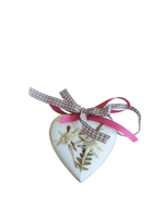 cuore-bianco-di-legno-con-fiocco-assortito-e-stelle-alpine-vere