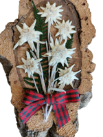 fetta-in-legno-di-sughero-decorata-a-mano-con-stelle-alpine-vere-e-fiocco