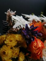 tronchetto-decorato-a-mano-con-fiori-secchi-e-stelle-alpine-vere