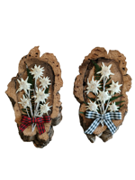 fetta-in-legno-di-sughero-decorata-a-mano-con-stelle-alpine-vere-e-fiocco