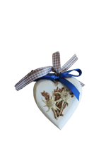 cuore-bianco-di-legno-con-fiocco-assortito-e-stelle-alpine-vere