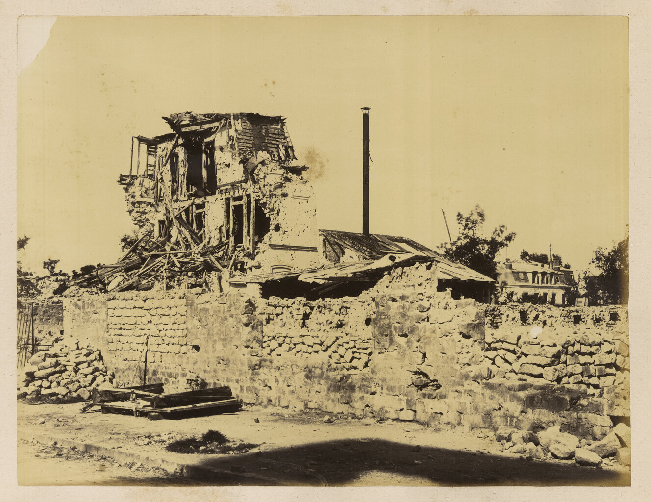 In the surroundings of Paris the fighting is now continuous.