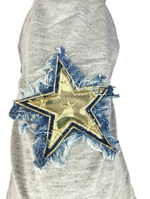modello-roccia-maglia-grigia-con-dettagli-camouflage