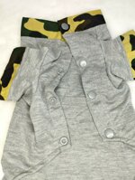 modello-roccia-maglia-grigia-con-dettagli-camouflage