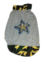modello-roccia-maglia-grigia-con-dettagli-camouflage