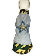 modello-roccia-maglia-grigia-con-dettagli-camouflage
