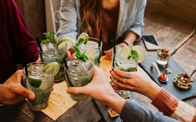 Al bar, il calcio e la politica dominano il confronto