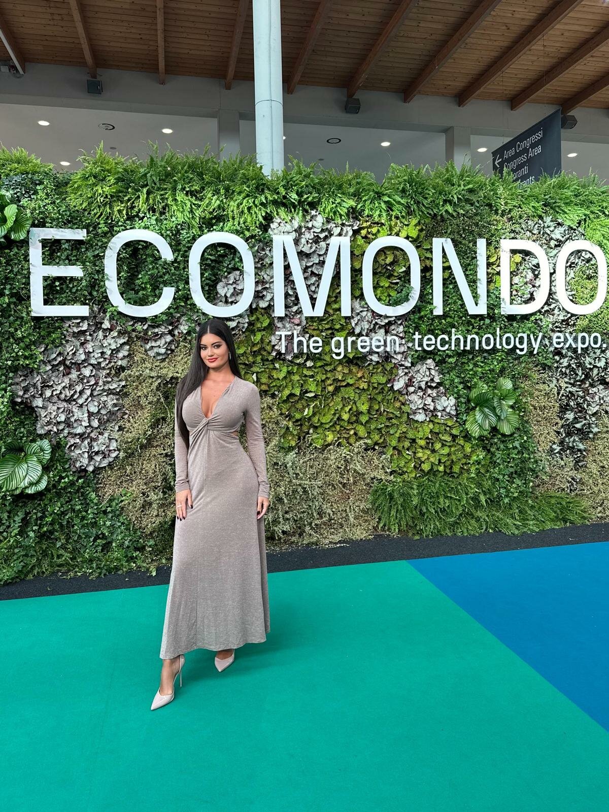 hostess.jpeg hostess.jpeg