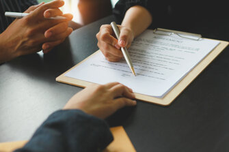 Cliente firma la proposta di acquisto per una casa, assistito da un agente immobiliare di ZeroCommissioni. Cliente firma la proposta di acquisto per una casa, assistito da un agente immobiliare di ZeroCommissioni.