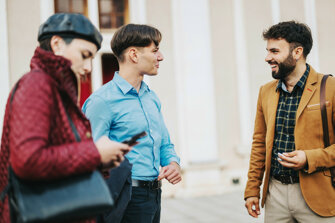 Programma segnalatori immobiliari di ZeroCommissioni: un uomo spiega agli amici come guadagnare una commissione segnalando contatti. Programma segnalatori immobiliari di ZeroCommissioni: un uomo spiega agli amici come guadagnare una commissione segnalando contatti.