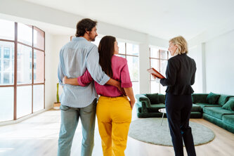 Agente immobiliare di ZeroCommissioni mostra un appartamento in vendita in zona Porta Venezia a Milano a una coppia. Agente immobiliare di ZeroCommissioni mostra un appartamento in vendita in zona Porta Venezia a Milano a una coppia.