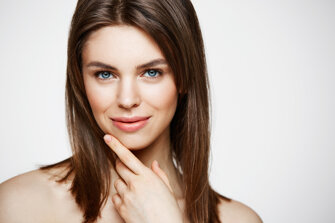 giovane-bella-donna-nuda-con-sorridere-naturale-di-trucco-cosmetologia-e-spa-trattamento-facciale.jpeg giovane-bella-donna-nuda-con-sorridere-naturale-di-trucco-cosmetologia-e-spa-trattamento-facciale.jpeg