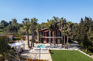 JTdCJTIyaXQlMjIlM0ElMjJWaWxsYSUyME51bnppYXRpbmElMjAlQzMlQTglMjB1bmElMjBzcGxlbmRpZGElMjB2aWxsYSUyMGltbWVyc2ElMjBuZWwlMjB2ZXJkZSUyQyUyMHNpdHVhdGElMjBpbiUyMHVuYSUyMHBvc2l6aW9uZSUyMHN0cmF0ZWdpY2ElMjB0cmElMjBDYXRhbmlhJTIwZSUyMFNpcmFjdXNhJTJDJTIwdmljaW5vJTIwYSUyMENhcmxlbnRpbmklMkMlMjBpZGVhbGUlMjBwZXIlMjBjaGklMjBkZXNpZGVyYSUyMHVuJTIwYW1iaWVudGUlMjB0cmFucXVpbGxvJTIwZSUyMHJpc2VydmF0byUyMHBlciUyMGNlbGVicmFyZSUyMG1hdHJpbW9uaSUyMGVkJTIwZXZlbnRpJTIwaW5kaW1lbnRpY2FiaWxpLiUyMCUyMExhJTIwdmlsbGElMjBvZmZyZSUyMGFtcGklMjBzcGF6aSUyMGVzdGVybmklMkMlMjB0cmElMjBjdWklM0ElMjAlMjBVbmElMjB6b25hJTIwYWRpYWNlbnRlJTIwYWxsYSUyMHBpc2NpbmElMkMlMjBwZXJmZXR0YSUyMHBlciUyMGNvY2t0YWlsJTIwZGklMjBiZW52ZW51dG8lMkMlMjBhcGVyaXRpdmklMjBvJTIwbW9tZW50aSUyMGRpJTIwcmVsYXglMjBpbW1lcnNpJTIwbmVsbGElMjBsdWNlJTIwZGVsJTIwc29sZS4lMjAlMjBVbiUyMGdyYW5kZSUyMHNwYXppbyUyMHZlcmRlJTIwZGklMjA2NTAlMjBtcSUyQyUyMGlkZWFsZSUyMHBlciUyMGFsbGVzdGltZW50aSUyMGRpJTIwYmFuY2hldHRpJTJDJTIwcHJhbnppJTIwZSUyMGNlbmUlMjBhbGwlRTIlODAlOTlhcGVydG8lMkMlMjBjb24lMjBsYSUyMHBvc3NpYmlsaXQlQzMlQTAlMjBkaSUyMG9yZ2FuaXp6YXJlJTIwbGElMjBkaXNwb3NpemlvbmUlMjBkZWdsaSUyMG9zcGl0aSUyMGluJTIwdG90YWxlJTIwbGliZXJ0JUMzJUEwLiUyMCUyMFVuJTIwc3VnZ2VzdGl2byUyMGJvc2NvJTJDJTIwdXRpbGl6emFiaWxlJTIwcGVyJTIwYnVmZmV0JTJDJTIwbW9tZW50aSUyMGNvbnZpdmlhbGklMjBvJTIwcGVyJTIwY2VsZWJyYXJlJTIwcml0aSUyMHNpbWJvbGljaSUyMGUlMjBjZXJpbW9uaWUlMjBpbiUyMHVuJUUyJTgwJTk5YXRtb3NmZXJhJTIwbmF0dXJhbGUlMjBlJTIwaW50aW1hLiUyMCUyMFNlcnZpemlvJTIwZ29sZiUyMGNhciUyMEFtcGlhJTIwcGFsZXN0cmElMjAlMjAlMjBMYSUyMHBhcnRlJTIwZGVkaWNhdGElMjBhbGxhJTIwYmFuY2hldHRpc3RpY2ElMjAlQzMlQTglMjBzZXJ2aXRhJTIwZGElMjBzZXJ2aXppJTIwaWdpZW5pY2klMjBzZXBhcmF0aSUyQyUyMGNvbW9kYW1lbnRlJTIwdmljaW5pJTIwYWxsJUUyJTgwJTk5YXJlYSUyQyUyMGdhcmFudGVuZG8lMjBwcmF0aWNpdCVDMyVBMCUyMGUlMjBjb21mb3J0JTIwYWdsaSUyMG9zcGl0aS4lMjAlMjBMYSUyMHZpbGxhJTIwZGlzcG9uZSUyMGFuY2hlJTIwZGklMjBwYXJjaGVnZ2lvJTIwcGVyJTIwZ2xpJTIwb3NwaXRpJTIwZSUyMG9mZnJlJTIwbGElMjBwb3NzaWJpbGl0JUMzJUEwJTIwZGklMjB1c3VmcnVpcmUlMjBkZWdsaSUyMHNwYXppJTIwaW50ZXJuaSUyMHBlciUyMHRyZSUyMGdpb3JuaSUyMGNvbnNlY3V0aXZpJTJDJTIwcHJldmlvJTIwYWNjb3JkbyUyMGUlMjBwcmVub3RhemlvbmUuJTIwUXVlc3RhJTIwb3B6aW9uZSUyMGNvbnNlbnRlJTIwYWdsaSUyMHNwb3NpJTIwZSUyMGFsbGUlMjBwZXJzb25lJTIwcGklQzMlQjklMjBjYXJlJTIwZGklMjB2aXZlcmUlMjBsJUUyJTgwJTk5aW50ZXJhJTIwZXNwZXJpZW56YSUyMGRlbCUyMG1hdHJpbW9uaW8lMjBpbiUyMHRvdGFsZSUyMHByaXZhY3klMjBlJTIwY29tb2RpdCVDMyVBMC4lMjAlMjBJbW1lcnNhJTIwaW4lMjB1biUyMGNvbnRlc3RvJTIwc2lsZW56aW9zbyUyMGUlMjBuYXR1cmFsZSUyQyUyMFZpbGxhJTIwTnVuemlhdGluYSUyMCVDMyVBOCUyMHBlcmZldHRhJTIwcGVyJTIwZm90b2dyYWZpZSUyMGUlMjByaXByZXNlJTIwZGFsbCVFMiU4MCU5OWFsdG8lMkMlMjBvZmZyZW5kbyUyMHNjZW5hcmklMjBlbGVnYW50aSUyMGUlMjBzdWdnZXN0aXZpJTIwcGVyJTIwY2F0dHVyYXJlJTIwb2duaSUyMG1vbWVudG8lMjBzcGVjaWFsZS4lMjAlMjBTRVJWSVpJJTIwJTIwVmlsbGElMjBOdW56aWF0aW5hJTIwb2ZmcmUlMjBhbXBpJTIwc3BhemklMjBlc3Rlcm5pJTIwZSUyMGFtYmllbnRpJTIwcmFmZmluYXRpJTJDJTIwaWRlYWxpJTIwcGVyJTIwYWNjb2dsaWVyZSUyMG1hdHJpbW9uaSUyMGVkJTIwZXZlbnRpJTIwZXNjbHVzaXZpJTNBJTIwJTVDdCVFMiU4MCVBMiU1Q3RBcmVhJTIwcGlzY2luYSUyMGNvbiUyMHpvbmElMjBhZGlhY2VudGUlMkMlMjBwZXJmZXR0YSUyMHBlciUyMGNvY2t0YWlsJTJDJTIwYXBlcml0aXZpJTIwbyUyMG1vbWVudGklMjBkaSUyMHJlbGF4JTIwaW1tZXJzaSUyMG5lbGxhJTIwbmF0dXJhJTIwZSUyMG5lbGxhJTIwbHVjZSUyMGRlbCUyMHNvbGUuJTIwJTVDdCVFMiU4MCVBMiU1Q3RBbXBpbyUyMGdpYXJkaW5vJTIwZGklMjA2NTAlMjBtcSUyQyUyMGlkZWFsZSUyMHBlciUyMGJhbmNoZXR0aSUyQyUyMHByYW56aSUyMGUlMjBjZW5lJTIwYWxsJUUyJTgwJTk5YXBlcnRvJTJDJTIwY29uJTIwbGElMjBwb3NzaWJpbGl0JUMzJUEwJTIwZGklMjBwZXJzb25hbGl6emFyZSUyMGxlJTIwZGlzcG9zaXppb25pJTIwaW4lMjBiYXNlJTIwYWxsZSUyMGVzaWdlbnplJTIwZGVnbGklMjBvc3BpdGkuJTIwJTVDdCVFMiU4MCVBMiU1Q3RCb3NjbyUyMHN1Z2dlc3Rpdm8lMkMlMjB1dGlsaXp6YWJpbGUlMjBwZXIlMjBidWZmZXQlMkMlMjBtb21lbnRpJTIwY29udml2aWFsaSUyMG8lMjBwZXIlMjByaXRpJTIwc2ltYm9saWNpJTIwZSUyMGNlcmltb25pZSUyMGluJTIwdW4lRTIlODAlOTlhdG1vc2ZlcmElMjBuYXR1cmFsZSUyMGUlMjBpbnRpbWEuJTIwJTVDdCVFMiU4MCVBMiU1Q3RQaWFubyUyMEIlMjBnYXJhbnRpdG8lM0ElMjBpbiUyMGNhc28lMjBkaSUyMGNvbmRpemlvbmklMjBtZXRlb3JvbG9naWNoZSUyMGF2dmVyc2UlMkMlMjAlQzMlQTglMjBkaXNwb25pYmlsZSUyMHVuYSUyMHRlbnNvc3RydXR0dXJhJTIwY29wZXJ0YSUyMChDcmlzdGFsKSUyMGNvbiUyMHVuYSUyMGNhcGllbnphJTIwZmlubyUyMGElMjAyNTAlMjBwZXJzb25lLiUyMChJbnNlcmlyZSUyMGZvdG8lMjB0ZW5kb3N0cnV0dHVyYSUyMENyaXN0YWwpJTIwJTIwRG90YXppb25pJTIwJTVDdCVFMiU4MCVBMiU1Q3RQaXNjaW5hJTIwJTVDdCVFMiU4MCVBMiU1Q3Rab25hJTIwc29sYXJpdW0lMjAlNUN0JUUyJTgwJUEyJTVDdEdpYXJkaW5vJTIwJTVDdCVFMiU4MCVBMiU1Q3RQYXJjaGVnZ2lvJTIwcHJpdmF0byUyMCU1Q3QlRTIlODAlQTIlNUN0QXJlYSUyMGZpdG5lc3MlMjAlNUN0JUUyJTgwJUEyJTVDdFdpLUZpJTIwJTVDdCVFMiU4MCVBMiU1Q3RBcmVhJTIwcmljZXZpbWVudGklMjAlNUN0JUUyJTgwJUEyJTVDdFNlcnZpemlvJTIwZ29sZiUyMGNhcnQlMjAlMjBDYW1lcmUlMjAlNUN0JUUyJTgwJUEyJTVDdDElMjBTdWl0ZSUyMFN1cGVyaW9yJTIwY29uJTIwdmFzY2ElMjBpZHJvbWFzc2FnZ2lvJTIwaW4lMjBjYW1lcmElMjAlNUN0JUUyJTgwJUEyJTVDdDElMjBDYW1lcmElMjBEZWx1eGUlMjAlNUN0JUUyJTgwJUEyJTVDdDElMjBDYW1lcmElMjBTdGFuZGFyZCUyMGNvbiUyMG1hbnNhcmRhJTIwJUYwJTlGJTkxJTg5JTIwVG90YWxlJTNBJTIwNyUyMHBvc3RpJTIwbGV0dG8lMjAlMjAlRTIlQjglQkIlMjAlMjBTRVJWSVpJJTIwQUdHSVVOVElWSSUyMCUyMFBlciUyMHJlbmRlcmUlMjBsJUUyJTgwJTk5ZXNwZXJpZW56YSUyMGFuY29yYSUyMHBpJUMzJUI5JTIwZXNjbHVzaXZhJTJDJTIwbGElMjB2aWxsYSUyMG1ldHRlJTIwYSUyMGRpc3Bvc2l6aW9uZSUyMHVuYSUyMHNlbGV6aW9uZSUyMGRpJTIwc2Vydml6aSUyMHByZW1pdW0lMjBmb3JuaXRpJTIwZGElMjBwYXJ0bmVyJTIwZXN0ZXJuaSUyMHF1YWxpZmljYXRpJTNBJTIwJTVDdCVFMiU4MCVBMiU1Q3RNYXNzYWdnaW8lMjBkaSUyMGNvcHBpYSUyMGNvbiUyMHZpc3RhJTIwcGFub3JhbWljYSUyMCU1Q3QlRTIlODAlQTIlNUN0UGl6emElMjBQYXJ0eSUyMCU1Q3QlRTIlODAlQTIlNUN0UG9vbCUyMFBhcnR5JTIwQnJ1bmNoJTIwJTVDdCVFMiU4MCVBMiU1Q3RUcmFzcG9ydG8lMjBwcml2YXRvJTIwJTVDdCVFMiU4MCVBMiU1Q3ROb2xlZ2dpbyUyMHlhY2h0JTIwJTIwJTIwJTIwJTIwJTIwJTIwJUUyJTgwJUEyJTIwJTIwJTIwJTIwJTIwJTIwQXV0byUyMGQlRTIlODAlOTllcG9jYSUyMCUyMCUyMCVFMiVCOCVCQiUyMCUyMENISSUyMFNJQU1PJTIwJTIwSW1tZXJzYSUyMG5lbCUyMHZlcmRlJTIwZSUyMHNpdHVhdGElMjBpbiUyMHVuYSUyMHBvc2l6aW9uZSUyMHN0cmF0ZWdpY2ElMjB0cmElMjBDYXRhbmlhJTIwZSUyMFNpcmFjdXNhJTJDJTIwYSUyMHBvY2hpJTIwcGFzc2klMjBkYSUyMENhcmxlbnRpbmklMkMlMjBWaWxsYSUyME51bnppYXRpbmElMjAlQzMlQTglMjBsYSUyMHNjZWx0YSUyMGlkZWFsZSUyMHBlciUyMGNoaSUyMGRlc2lkZXJhJTIwdW4lMjBhbWJpZW50ZSUyMHRyYW5xdWlsbG8lMjBlJTIwcmlzZXJ2YXRvJTIwcGVyJTIwY2VsZWJyYXJlJTIwbWF0cmltb25pJTIwZWQlMjBldmVudGklMjBpbmRpbWVudGljYWJpbGkuJTIwJTIwTGElMjB2aWxsYSUyMGRpc3BvbmUlMjBkaSUyMHNwYXppJTIwdmVyc2F0aWxpJTIwZSUyMHN1Z2dlc3RpdmklM0ElMjBsJUUyJTgwJTk5YXJlYSUyMHBpc2NpbmElMjBwZXIlMjBhY2NvZ2xpZXJlJTIwZ2xpJTIwb3NwaXRpJTIwY29uJTIwY29ja3RhaWwlMjBlJTIwYXBlcml0aXZpJTJDJTIwaWwlMjBnaWFyZGlubyUyMGRpJTIwNjUwJTIwbXElMjBwZXIlMjBwcmFuemklMjBlJTIwY2VuZSUyMGFsbCVFMiU4MCU5OWFwZXJ0byUyMGUlMjB1biUyMGJvc2NvJTIwaW5jYW50ZXZvbGUlMjBwZXJmZXR0byUyMHBlciUyMHJpdGklMjBzaW1ib2xpY2klMjBvJTIwbW9tZW50aSUyMGNvbnZpdmlhbGklMjBpbiUyMHVuJUUyJTgwJTk5YXRtb3NmZXJhJTIwaW50aW1hJTIwZSUyMG5hdHVyYWxlLiUyMCUyMEdsaSUyMHNwYXppJTIwaW50ZXJuaSUyQyUyMGRpc3BvbmliaWxpJTIwc3UlMjBwcmVub3RhemlvbmUlMjBwZXIlMjB1biUyMHNvZ2dpb3JubyUyMGZpbm8lMjBhJTIwdHJlJTIwZ2lvcm5pJTIwY29uc2VjdXRpdmklMkMlMjBjb25zZW50b25vJTIwYWdsaSUyMHNwb3NpJTIwZSUyMGFpJTIwbG9ybyUyMGNhcmklMjBkaSUyMHZpdmVyZSUyMGwlRTIlODAlOTlpbnRlcmElMjBlc3BlcmllbnphJTIwZGVsJTIwbWF0cmltb25pbyUyMGluJTIwdG90YWxlJTIwcHJpdmFjeSUyMGUlMjBjb21mb3J0LiUyMCUyMEdyYXppZSUyMGFsbGElMjBzdWElMjBwb3NpemlvbmUlMjBwcml2aWxlZ2lhdGElMjBlJTIwYWklMjBwYWVzYWdnaSUyMGNpcmNvc3RhbnRpJTJDJTIwVmlsbGElMjBOdW56aWF0aW5hJTIwcmFwcHJlc2VudGElMjBhbmNoZSUyMHVuYSUyMGNvcm5pY2UlMjBpZGVhbGUlMjBwZXIlMjBmb3RvZ3JhZmllJTIwZSUyMHJpcHJlc2UlMjBhZXJlZSUyQyUyMHJlZ2FsYW5kbyUyMHNjZW5hcmklMjBlbGVnYW50aSUyMGUlMjBzZW56YSUyMHRlbXBvLiUyMiU3RA== JTdCJTIyaXQlMjIlM0ElMjJWaWxsYSUyME51bnppYXRpbmElMjAlQzMlQTglMjB1bmElMjBzcGxlbmRpZGElMjB2aWxsYSUyMGltbWVyc2ElMjBuZWwlMjB2ZXJkZSUyQyUyMHNpdHVhdGElMjBpbiUyMHVuYSUyMHBvc2l6aW9uZSUyMHN0cmF0ZWdpY2ElMjB0cmElMjBDYXRhbmlhJTIwZSUyMFNpcmFjdXNhJTJDJTIwdmljaW5vJTIwYSUyMENhcmxlbnRpbmklMkMlMjBpZGVhbGUlMjBwZXIlMjBjaGklMjBkZXNpZGVyYSUyMHVuJTIwYW1iaWVudGUlMjB0cmFucXVpbGxvJTIwZSUyMHJpc2VydmF0byUyMHBlciUyMGNlbGVicmFyZSUyMG1hdHJpbW9uaSUyMGVkJTIwZXZlbnRpJTIwaW5kaW1lbnRpY2FiaWxpLiUyMCUyMExhJTIwdmlsbGElMjBvZmZyZSUyMGFtcGklMjBzcGF6aSUyMGVzdGVybmklMkMlMjB0cmElMjBjdWklM0ElMjAlMjBVbmElMjB6b25hJTIwYWRpYWNlbnRlJTIwYWxsYSUyMHBpc2NpbmElMkMlMjBwZXJmZXR0YSUyMHBlciUyMGNvY2t0YWlsJTIwZGklMjBiZW52ZW51dG8lMkMlMjBhcGVyaXRpdmklMjBvJTIwbW9tZW50aSUyMGRpJTIwcmVsYXglMjBpbW1lcnNpJTIwbmVsbGElMjBsdWNlJTIwZGVsJTIwc29sZS4lMjAlMjBVbiUyMGdyYW5kZSUyMHNwYXppbyUyMHZlcmRlJTIwZGklMjA2NTAlMjBtcSUyQyUyMGlkZWFsZSUyMHBlciUyMGFsbGVzdGltZW50aSUyMGRpJTIwYmFuY2hldHRpJTJDJTIwcHJhbnppJTIwZSUyMGNlbmUlMjBhbGwlRTIlODAlOTlhcGVydG8lMkMlMjBjb24lMjBsYSUyMHBvc3NpYmlsaXQlQzMlQTAlMjBkaSUyMG9yZ2FuaXp6YXJlJTIwbGElMjBkaXNwb3NpemlvbmUlMjBkZWdsaSUyMG9zcGl0aSUyMGluJTIwdG90YWxlJTIwbGliZXJ0JUMzJUEwLiUyMCUyMFVuJTIwc3VnZ2VzdGl2byUyMGJvc2NvJTJDJTIwdXRpbGl6emFiaWxlJTIwcGVyJTIwYnVmZmV0JTJDJTIwbW9tZW50aSUyMGNvbnZpdmlhbGklMjBvJTIwcGVyJTIwY2VsZWJyYXJlJTIwcml0aSUyMHNpbWJvbGljaSUyMGUlMjBjZXJpbW9uaWUlMjBpbiUyMHVuJUUyJTgwJTk5YXRtb3NmZXJhJTIwbmF0dXJhbGUlMjBlJTIwaW50aW1hLiUyMCUyMFNlcnZpemlvJTIwZ29sZiUyMGNhciUyMEFtcGlhJTIwcGFsZXN0cmElMjAlMjAlMjBMYSUyMHBhcnRlJTIwZGVkaWNhdGElMjBhbGxhJTIwYmFuY2hldHRpc3RpY2ElMjAlQzMlQTglMjBzZXJ2aXRhJTIwZGElMjBzZXJ2aXppJTIwaWdpZW5pY2klMjBzZXBhcmF0aSUyQyUyMGNvbW9kYW1lbnRlJTIwdmljaW5pJTIwYWxsJUUyJTgwJTk5YXJlYSUyQyUyMGdhcmFudGVuZG8lMjBwcmF0aWNpdCVDMyVBMCUyMGUlMjBjb21mb3J0JTIwYWdsaSUyMG9zcGl0aS4lMjAlMjBMYSUyMHZpbGxhJTIwZGlzcG9uZSUyMGFuY2hlJTIwZGklMjBwYXJjaGVnZ2lvJTIwcGVyJTIwZ2xpJTIwb3NwaXRpJTIwZSUyMG9mZnJlJTIwbGElMjBwb3NzaWJpbGl0JUMzJUEwJTIwZGklMjB1c3VmcnVpcmUlMjBkZWdsaSUyMHNwYXppJTIwaW50ZXJuaSUyMHBlciUyMHRyZSUyMGdpb3JuaSUyMGNvbnNlY3V0aXZpJTJDJTIwcHJldmlvJTIwYWNjb3JkbyUyMGUlMjBwcmVub3RhemlvbmUuJTIwUXVlc3RhJTIwb3B6aW9uZSUyMGNvbnNlbnRlJTIwYWdsaSUyMHNwb3NpJTIwZSUyMGFsbGUlMjBwZXJzb25lJTIwcGklQzMlQjklMjBjYXJlJTIwZGklMjB2aXZlcmUlMjBsJUUyJTgwJTk5aW50ZXJhJTIwZXNwZXJpZW56YSUyMGRlbCUyMG1hdHJpbW9uaW8lMjBpbiUyMHRvdGFsZSUyMHByaXZhY3klMjBlJTIwY29tb2RpdCVDMyVBMC4lMjAlMjBJbW1lcnNhJTIwaW4lMjB1biUyMGNvbnRlc3RvJTIwc2lsZW56aW9zbyUyMGUlMjBuYXR1cmFsZSUyQyUyMFZpbGxhJTIwTnVuemlhdGluYSUyMCVDMyVBOCUyMHBlcmZldHRhJTIwcGVyJTIwZm90b2dyYWZpZSUyMGUlMjByaXByZXNlJTIwZGFsbCVFMiU4MCU5OWFsdG8lMkMlMjBvZmZyZW5kbyUyMHNjZW5hcmklMjBlbGVnYW50aSUyMGUlMjBzdWdnZXN0aXZpJTIwcGVyJTIwY2F0dHVyYXJlJTIwb2duaSUyMG1vbWVudG8lMjBzcGVjaWFsZS4lMjAlMjBTRVJWSVpJJTIwJTIwVmlsbGElMjBOdW56aWF0aW5hJTIwb2ZmcmUlMjBhbXBpJTIwc3BhemklMjBlc3Rlcm5pJTIwZSUyMGFtYmllbnRpJTIwcmFmZmluYXRpJTJDJTIwaWRlYWxpJTIwcGVyJTIwYWNjb2dsaWVyZSUyMG1hdHJpbW9uaSUyMGVkJTIwZXZlbnRpJTIwZXNjbHVzaXZpJTNBJTIwJTVDdCVFMiU4MCVBMiU1Q3RBcmVhJTIwcGlzY2luYSUyMGNvbiUyMHpvbmElMjBhZGlhY2VudGUlMkMlMjBwZXJmZXR0YSUyMHBlciUyMGNvY2t0YWlsJTJDJTIwYXBlcml0aXZpJTIwbyUyMG1vbWVudGklMjBkaSUyMHJlbGF4JTIwaW1tZXJzaSUyMG5lbGxhJTIwbmF0dXJhJTIwZSUyMG5lbGxhJTIwbHVjZSUyMGRlbCUyMHNvbGUuJTIwJTVDdCVFMiU4MCVBMiU1Q3RBbXBpbyUyMGdpYXJkaW5vJTIwZGklMjA2NTAlMjBtcSUyQyUyMGlkZWFsZSUyMHBlciUyMGJhbmNoZXR0aSUyQyUyMHByYW56aSUyMGUlMjBjZW5lJTIwYWxsJUUyJTgwJTk5YXBlcnRvJTJDJTIwY29uJTIwbGElMjBwb3NzaWJpbGl0JUMzJUEwJTIwZGklMjBwZXJzb25hbGl6emFyZSUyMGxlJTIwZGlzcG9zaXppb25pJTIwaW4lMjBiYXNlJTIwYWxsZSUyMGVzaWdlbnplJTIwZGVnbGklMjBvc3BpdGkuJTIwJTVDdCVFMiU4MCVBMiU1Q3RCb3NjbyUyMHN1Z2dlc3Rpdm8lMkMlMjB1dGlsaXp6YWJpbGUlMjBwZXIlMjBidWZmZXQlMkMlMjBtb21lbnRpJTIwY29udml2aWFsaSUyMG8lMjBwZXIlMjByaXRpJTIwc2ltYm9saWNpJTIwZSUyMGNlcmltb25pZSUyMGluJTIwdW4lRTIlODAlOTlhdG1vc2ZlcmElMjBuYXR1cmFsZSUyMGUlMjBpbnRpbWEuJTIwJTVDdCVFMiU4MCVBMiU1Q3RQaWFubyUyMEIlMjBnYXJhbnRpdG8lM0ElMjBpbiUyMGNhc28lMjBkaSUyMGNvbmRpemlvbmklMjBtZXRlb3JvbG9naWNoZSUyMGF2dmVyc2UlMkMlMjAlQzMlQTglMjBkaXNwb25pYmlsZSUyMHVuYSUyMHRlbnNvc3RydXR0dXJhJTIwY29wZXJ0YSUyMChDcmlzdGFsKSUyMGNvbiUyMHVuYSUyMGNhcGllbnphJTIwZmlubyUyMGElMjAyNTAlMjBwZXJzb25lLiUyMChJbnNlcmlyZSUyMGZvdG8lMjB0ZW5kb3N0cnV0dHVyYSUyMENyaXN0YWwpJTIwJTIwRG90YXppb25pJTIwJTVDdCVFMiU4MCVBMiU1Q3RQaXNjaW5hJTIwJTVDdCVFMiU4MCVBMiU1Q3Rab25hJTIwc29sYXJpdW0lMjAlNUN0JUUyJTgwJUEyJTVDdEdpYXJkaW5vJTIwJTVDdCVFMiU4MCVBMiU1Q3RQYXJjaGVnZ2lvJTIwcHJpdmF0byUyMCU1Q3QlRTIlODAlQTIlNUN0QXJlYSUyMGZpdG5lc3MlMjAlNUN0JUUyJTgwJUEyJTVDdFdpLUZpJTIwJTVDdCVFMiU4MCVBMiU1Q3RBcmVhJTIwcmljZXZpbWVudGklMjAlNUN0JUUyJTgwJUEyJTVDdFNlcnZpemlvJTIwZ29sZiUyMGNhcnQlMjAlMjBDYW1lcmUlMjAlNUN0JUUyJTgwJUEyJTVDdDElMjBTdWl0ZSUyMFN1cGVyaW9yJTIwY29uJTIwdmFzY2ElMjBpZHJvbWFzc2FnZ2lvJTIwaW4lMjBjYW1lcmElMjAlNUN0JUUyJTgwJUEyJTVDdDElMjBDYW1lcmElMjBEZWx1eGUlMjAlNUN0JUUyJTgwJUEyJTVDdDElMjBDYW1lcmElMjBTdGFuZGFyZCUyMGNvbiUyMG1hbnNhcmRhJTIwJUYwJTlGJTkxJTg5JTIwVG90YWxlJTNBJTIwNyUyMHBvc3RpJTIwbGV0dG8lMjAlMjAlRTIlQjglQkIlMjAlMjBTRVJWSVpJJTIwQUdHSVVOVElWSSUyMCUyMFBlciUyMHJlbmRlcmUlMjBsJUUyJTgwJTk5ZXNwZXJpZW56YSUyMGFuY29yYSUyMHBpJUMzJUI5JTIwZXNjbHVzaXZhJTJDJTIwbGElMjB2aWxsYSUyMG1ldHRlJTIwYSUyMGRpc3Bvc2l6aW9uZSUyMHVuYSUyMHNlbGV6aW9uZSUyMGRpJTIwc2Vydml6aSUyMHByZW1pdW0lMjBmb3JuaXRpJTIwZGElMjBwYXJ0bmVyJTIwZXN0ZXJuaSUyMHF1YWxpZmljYXRpJTNBJTIwJTVDdCVFMiU4MCVBMiU1Q3RNYXNzYWdnaW8lMjBkaSUyMGNvcHBpYSUyMGNvbiUyMHZpc3RhJTIwcGFub3JhbWljYSUyMCU1Q3QlRTIlODAlQTIlNUN0UGl6emElMjBQYXJ0eSUyMCU1Q3QlRTIlODAlQTIlNUN0UG9vbCUyMFBhcnR5JTIwQnJ1bmNoJTIwJTVDdCVFMiU4MCVBMiU1Q3RUcmFzcG9ydG8lMjBwcml2YXRvJTIwJTVDdCVFMiU4MCVBMiU1Q3ROb2xlZ2dpbyUyMHlhY2h0JTIwJTIwJTIwJTIwJTIwJTIwJTIwJUUyJTgwJUEyJTIwJTIwJTIwJTIwJTIwJTIwQXV0byUyMGQlRTIlODAlOTllcG9jYSUyMCUyMCUyMCVFMiVCOCVCQiUyMCUyMENISSUyMFNJQU1PJTIwJTIwSW1tZXJzYSUyMG5lbCUyMHZlcmRlJTIwZSUyMHNpdHVhdGElMjBpbiUyMHVuYSUyMHBvc2l6aW9uZSUyMHN0cmF0ZWdpY2ElMjB0cmElMjBDYXRhbmlhJTIwZSUyMFNpcmFjdXNhJTJDJTIwYSUyMHBvY2hpJTIwcGFzc2klMjBkYSUyMENhcmxlbnRpbmklMkMlMjBWaWxsYSUyME51bnppYXRpbmElMjAlQzMlQTglMjBsYSUyMHNjZWx0YSUyMGlkZWFsZSUyMHBlciUyMGNoaSUyMGRlc2lkZXJhJTIwdW4lMjBhbWJpZW50ZSUyMHRyYW5xdWlsbG8lMjBlJTIwcmlzZXJ2YXRvJTIwcGVyJTIwY2VsZWJyYXJlJTIwbWF0cmltb25pJTIwZWQlMjBldmVudGklMjBpbmRpbWVudGljYWJpbGkuJTIwJTIwTGElMjB2aWxsYSUyMGRpc3BvbmUlMjBkaSUyMHNwYXppJTIwdmVyc2F0aWxpJTIwZSUyMHN1Z2dlc3RpdmklM0ElMjBsJUUyJTgwJTk5YXJlYSUyMHBpc2NpbmElMjBwZXIlMjBhY2NvZ2xpZXJlJTIwZ2xpJTIwb3NwaXRpJTIwY29uJTIwY29ja3RhaWwlMjBlJTIwYXBlcml0aXZpJTJDJTIwaWwlMjBnaWFyZGlubyUyMGRpJTIwNjUwJTIwbXElMjBwZXIlMjBwcmFuemklMjBlJTIwY2VuZSUyMGFsbCVFMiU4MCU5OWFwZXJ0byUyMGUlMjB1biUyMGJvc2NvJTIwaW5jYW50ZXZvbGUlMjBwZXJmZXR0byUyMHBlciUyMHJpdGklMjBzaW1ib2xpY2klMjBvJTIwbW9tZW50aSUyMGNvbnZpdmlhbGklMjBpbiUyMHVuJUUyJTgwJTk5YXRtb3NmZXJhJTIwaW50aW1hJTIwZSUyMG5hdHVyYWxlLiUyMCUyMEdsaSUyMHNwYXppJTIwaW50ZXJuaSUyQyUyMGRpc3BvbmliaWxpJTIwc3UlMjBwcmVub3RhemlvbmUlMjBwZXIlMjB1biUyMHNvZ2dpb3JubyUyMGZpbm8lMjBhJTIwdHJlJTIwZ2lvcm5pJTIwY29uc2VjdXRpdmklMkMlMjBjb25zZW50b25vJTIwYWdsaSUyMHNwb3NpJTIwZSUyMGFpJTIwbG9ybyUyMGNhcmklMjBkaSUyMHZpdmVyZSUyMGwlRTIlODAlOTlpbnRlcmElMjBlc3BlcmllbnphJTIwZGVsJTIwbWF0cmltb25pbyUyMGluJTIwdG90YWxlJTIwcHJpdmFjeSUyMGUlMjBjb21mb3J0LiUyMCUyMEdyYXppZSUyMGFsbGElMjBzdWElMjBwb3NpemlvbmUlMjBwcml2aWxlZ2lhdGElMjBlJTIwYWklMjBwYWVzYWdnaSUyMGNpcmNvc3RhbnRpJTJDJTIwVmlsbGElMjBOdW56aWF0aW5hJTIwcmFwcHJlc2VudGElMjBhbmNoZSUyMHVuYSUyMGNvcm5pY2UlMjBpZGVhbGUlMjBwZXIlMjBmb3RvZ3JhZmllJTIwZSUyMHJpcHJlc2UlMjBhZXJlZSUyQyUyMHJlZ2FsYW5kbyUyMHNjZW5hcmklMjBlbGVnYW50aSUyMGUlMjBzZW56YSUyMHRlbXBvLiUyMiU3RA==