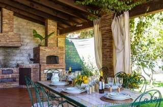 JTdCJTIyaXQlMjIlM0ElMjJWaWxsYSUyME51bnppYXRpbmElMjAlQzMlQTglMjB1bmElMjBzcGxlbmRpZGElMjB2aWxsYSUyMGltbWVyc2ElMjBuZWwlMjB2ZXJkZSUyQyUyMHNpdHVhdGElMjBpbiUyMHVuYSUyMHBvc2l6aW9uZSUyMHN0cmF0ZWdpY2ElMjB0cmElMjBDYXRhbmlhJTIwZSUyMFNpcmFjdXNhJTJDJTIwdmljaW5vJTIwYSUyMENhcmxlbnRpbmklMkMlMjBpZGVhbGUlMjBwZXIlMjBjaGklMjBkZXNpZGVyYSUyMHVuJTIwYW1iaWVudGUlMjB0cmFucXVpbGxvJTIwZSUyMHJpc2VydmF0byUyMHBlciUyMGNlbGVicmFyZSUyMG1hdHJpbW9uaSUyMGVkJTIwZXZlbnRpJTIwaW5kaW1lbnRpY2FiaWxpLiUyMCUyMExhJTIwdmlsbGElMjBvZmZyZSUyMGFtcGklMjBzcGF6aSUyMGVzdGVybmklMkMlMjB0cmElMjBjdWklM0ElMjAlMjBVbmElMjB6b25hJTIwYWRpYWNlbnRlJTIwYWxsYSUyMHBpc2NpbmElMkMlMjBwZXJmZXR0YSUyMHBlciUyMGNvY2t0YWlsJTIwZGklMjBiZW52ZW51dG8lMkMlMjBhcGVyaXRpdmklMjBvJTIwbW9tZW50aSUyMGRpJTIwcmVsYXglMjBpbW1lcnNpJTIwbmVsbGElMjBsdWNlJTIwZGVsJTIwc29sZS4lMjAlMjBVbiUyMGdyYW5kZSUyMHNwYXppbyUyMHZlcmRlJTIwZGklMjA2NTAlMjBtcSUyQyUyMGlkZWFsZSUyMHBlciUyMGFsbGVzdGltZW50aSUyMGRpJTIwYmFuY2hldHRpJTJDJTIwcHJhbnppJTIwZSUyMGNlbmUlMjBhbGwlRTIlODAlOTlhcGVydG8lMkMlMjBjb24lMjBsYSUyMHBvc3NpYmlsaXQlQzMlQTAlMjBkaSUyMG9yZ2FuaXp6YXJlJTIwbGElMjBkaXNwb3NpemlvbmUlMjBkZWdsaSUyMG9zcGl0aSUyMGluJTIwdG90YWxlJTIwbGliZXJ0JUMzJUEwLiUyMCUyMFVuJTIwc3VnZ2VzdGl2byUyMGJvc2NvJTJDJTIwdXRpbGl6emFiaWxlJTIwcGVyJTIwYnVmZmV0JTJDJTIwbW9tZW50aSUyMGNvbnZpdmlhbGklMjBvJTIwcGVyJTIwY2VsZWJyYXJlJTIwcml0aSUyMHNpbWJvbGljaSUyMGUlMjBjZXJpbW9uaWUlMjBpbiUyMHVuJUUyJTgwJTk5YXRtb3NmZXJhJTIwbmF0dXJhbGUlMjBlJTIwaW50aW1hLiUyMCUyMFNlcnZpemlvJTIwZ29sZiUyMGNhciUyMEFtcGlhJTIwcGFsZXN0cmElMjAlMjAlMjBMYSUyMHBhcnRlJTIwZGVkaWNhdGElMjBhbGxhJTIwYmFuY2hldHRpc3RpY2ElMjAlQzMlQTglMjBzZXJ2aXRhJTIwZGElMjBzZXJ2aXppJTIwaWdpZW5pY2klMjBzZXBhcmF0aSUyQyUyMGNvbW9kYW1lbnRlJTIwdmljaW5pJTIwYWxsJUUyJTgwJTk5YXJlYSUyQyUyMGdhcmFudGVuZG8lMjBwcmF0aWNpdCVDMyVBMCUyMGUlMjBjb21mb3J0JTIwYWdsaSUyMG9zcGl0aS4lMjAlMjBMYSUyMHZpbGxhJTIwZGlzcG9uZSUyMGFuY2hlJTIwZGklMjBwYXJjaGVnZ2lvJTIwcGVyJTIwZ2xpJTIwb3NwaXRpJTIwZSUyMG9mZnJlJTIwbGElMjBwb3NzaWJpbGl0JUMzJUEwJTIwZGklMjB1c3VmcnVpcmUlMjBkZWdsaSUyMHNwYXppJTIwaW50ZXJuaSUyMHBlciUyMHRyZSUyMGdpb3JuaSUyMGNvbnNlY3V0aXZpJTJDJTIwcHJldmlvJTIwYWNjb3JkbyUyMGUlMjBwcmVub3RhemlvbmUuJTIwUXVlc3RhJTIwb3B6aW9uZSUyMGNvbnNlbnRlJTIwYWdsaSUyMHNwb3NpJTIwZSUyMGFsbGUlMjBwZXJzb25lJTIwcGklQzMlQjklMjBjYXJlJTIwZGklMjB2aXZlcmUlMjBsJUUyJTgwJTk5aW50ZXJhJTIwZXNwZXJpZW56YSUyMGRlbCUyMG1hdHJpbW9uaW8lMjBpbiUyMHRvdGFsZSUyMHByaXZhY3klMjBlJTIwY29tb2RpdCVDMyVBMC4lMjAlMjBJbW1lcnNhJTIwaW4lMjB1biUyMGNvbnRlc3RvJTIwc2lsZW56aW9zbyUyMGUlMjBuYXR1cmFsZSUyQyUyMFZpbGxhJTIwTnVuemlhdGluYSUyMCVDMyVBOCUyMHBlcmZldHRhJTIwcGVyJTIwZm90b2dyYWZpZSUyMGUlMjByaXByZXNlJTIwZGFsbCVFMiU4MCU5OWFsdG8lMkMlMjBvZmZyZW5kbyUyMHNjZW5hcmklMjBlbGVnYW50aSUyMGUlMjBzdWdnZXN0aXZpJTIwcGVyJTIwY2F0dHVyYXJlJTIwb2duaSUyMG1vbWVudG8lMjBzcGVjaWFsZS4lMjAlMjBTRVJWSVpJJTIwJTIwVmlsbGElMjBOdW56aWF0aW5hJTIwb2ZmcmUlMjBhbXBpJTIwc3BhemklMjBlc3Rlcm5pJTIwZSUyMGFtYmllbnRpJTIwcmFmZmluYXRpJTJDJTIwaWRlYWxpJTIwcGVyJTIwYWNjb2dsaWVyZSUyMG1hdHJpbW9uaSUyMGVkJTIwZXZlbnRpJTIwZXNjbHVzaXZpJTNBJTIwJTVDdCVFMiU4MCVBMiU1Q3RBcmVhJTIwcGlzY2luYSUyMGNvbiUyMHpvbmElMjBhZGlhY2VudGUlMkMlMjBwZXJmZXR0YSUyMHBlciUyMGNvY2t0YWlsJTJDJTIwYXBlcml0aXZpJTIwbyUyMG1vbWVudGklMjBkaSUyMHJlbGF4JTIwaW1tZXJzaSUyMG5lbGxhJTIwbmF0dXJhJTIwZSUyMG5lbGxhJTIwbHVjZSUyMGRlbCUyMHNvbGUuJTIwJTVDdCVFMiU4MCVBMiU1Q3RBbXBpbyUyMGdpYXJkaW5vJTIwZGklMjA2NTAlMjBtcSUyQyUyMGlkZWFsZSUyMHBlciUyMGJhbmNoZXR0aSUyQyUyMHByYW56aSUyMGUlMjBjZW5lJTIwYWxsJUUyJTgwJTk5YXBlcnRvJTJDJTIwY29uJTIwbGElMjBwb3NzaWJpbGl0JUMzJUEwJTIwZGklMjBwZXJzb25hbGl6emFyZSUyMGxlJTIwZGlzcG9zaXppb25pJTIwaW4lMjBiYXNlJTIwYWxsZSUyMGVzaWdlbnplJTIwZGVnbGklMjBvc3BpdGkuJTIwJTVDdCVFMiU4MCVBMiU1Q3RCb3NjbyUyMHN1Z2dlc3Rpdm8lMkMlMjB1dGlsaXp6YWJpbGUlMjBwZXIlMjBidWZmZXQlMkMlMjBtb21lbnRpJTIwY29udml2aWFsaSUyMG8lMjBwZXIlMjByaXRpJTIwc2ltYm9saWNpJTIwZSUyMGNlcmltb25pZSUyMGluJTIwdW4lRTIlODAlOTlhdG1vc2ZlcmElMjBuYXR1cmFsZSUyMGUlMjBpbnRpbWEuJTIwJTVDdCVFMiU4MCVBMiU1Q3RQaWFubyUyMEIlMjBnYXJhbnRpdG8lM0ElMjBpbiUyMGNhc28lMjBkaSUyMGNvbmRpemlvbmklMjBtZXRlb3JvbG9naWNoZSUyMGF2dmVyc2UlMkMlMjAlQzMlQTglMjBkaXNwb25pYmlsZSUyMHVuYSUyMHRlbnNvc3RydXR0dXJhJTIwY29wZXJ0YSUyMChDcmlzdGFsKSUyMGNvbiUyMHVuYSUyMGNhcGllbnphJTIwZmlubyUyMGElMjAyNTAlMjBwZXJzb25lLiUyMChJbnNlcmlyZSUyMGZvdG8lMjB0ZW5kb3N0cnV0dHVyYSUyMENyaXN0YWwpJTIwJTIwRG90YXppb25pJTIwJTVDdCVFMiU4MCVBMiU1Q3RQaXNjaW5hJTIwJTVDdCVFMiU4MCVBMiU1Q3Rab25hJTIwc29sYXJpdW0lMjAlNUN0JUUyJTgwJUEyJTVDdEdpYXJkaW5vJTIwJTVDdCVFMiU4MCVBMiU1Q3RQYXJjaGVnZ2lvJTIwcHJpdmF0byUyMCU1Q3QlRTIlODAlQTIlNUN0QXJlYSUyMGZpdG5lc3MlMjAlNUN0JUUyJTgwJUEyJTVDdFdpLUZpJTIwJTVDdCVFMiU4MCVBMiU1Q3RBcmVhJTIwcmljZXZpbWVudGklMjAlNUN0JUUyJTgwJUEyJTVDdFNlcnZpemlvJTIwZ29sZiUyMGNhcnQlMjAlMjBDYW1lcmUlMjAlNUN0JUUyJTgwJUEyJTVDdDElMjBTdWl0ZSUyMFN1cGVyaW9yJTIwY29uJTIwdmFzY2ElMjBpZHJvbWFzc2FnZ2lvJTIwaW4lMjBjYW1lcmElMjAlNUN0JUUyJTgwJUEyJTVDdDElMjBDYW1lcmElMjBEZWx1eGUlMjAlNUN0JUUyJTgwJUEyJTVDdDElMjBDYW1lcmElMjBTdGFuZGFyZCUyMGNvbiUyMG1hbnNhcmRhJTIwJUYwJTlGJTkxJTg5JTIwVG90YWxlJTNBJTIwNyUyMHBvc3RpJTIwbGV0dG8lMjAlMjAlRTIlQjglQkIlMjAlMjBTRVJWSVpJJTIwQUdHSVVOVElWSSUyMCUyMFBlciUyMHJlbmRlcmUlMjBsJUUyJTgwJTk5ZXNwZXJpZW56YSUyMGFuY29yYSUyMHBpJUMzJUI5JTIwZXNjbHVzaXZhJTJDJTIwbGElMjB2aWxsYSUyMG1ldHRlJTIwYSUyMGRpc3Bvc2l6aW9uZSUyMHVuYSUyMHNlbGV6aW9uZSUyMGRpJTIwc2Vydml6aSUyMHByZW1pdW0lMjBmb3JuaXRpJTIwZGElMjBwYXJ0bmVyJTIwZXN0ZXJuaSUyMHF1YWxpZmljYXRpJTNBJTIwJTVDdCVFMiU4MCVBMiU1Q3RNYXNzYWdnaW8lMjBkaSUyMGNvcHBpYSUyMGNvbiUyMHZpc3RhJTIwcGFub3JhbWljYSUyMCU1Q3QlRTIlODAlQTIlNUN0UGl6emElMjBQYXJ0eSUyMCU1Q3QlRTIlODAlQTIlNUN0UG9vbCUyMFBhcnR5JTIwQnJ1bmNoJTIwJTVDdCVFMiU4MCVBMiU1Q3RUcmFzcG9ydG8lMjBwcml2YXRvJTIwJTVDdCVFMiU4MCVBMiU1Q3ROb2xlZ2dpbyUyMHlhY2h0JTIwJTIwJTIwJTIwJTIwJTIwJTIwJUUyJTgwJUEyJTIwJTIwJTIwJTIwJTIwJTIwQXV0byUyMGQlRTIlODAlOTllcG9jYSUyMCUyMCUyMCVFMiVCOCVCQiUyMCUyMENISSUyMFNJQU1PJTIwJTIwSW1tZXJzYSUyMG5lbCUyMHZlcmRlJTIwZSUyMHNpdHVhdGElMjBpbiUyMHVuYSUyMHBvc2l6aW9uZSUyMHN0cmF0ZWdpY2ElMjB0cmElMjBDYXRhbmlhJTIwZSUyMFNpcmFjdXNhJTJDJTIwYSUyMHBvY2hpJTIwcGFzc2klMjBkYSUyMENhcmxlbnRpbmklMkMlMjBWaWxsYSUyME51bnppYXRpbmElMjAlQzMlQTglMjBsYSUyMHNjZWx0YSUyMGlkZWFsZSUyMHBlciUyMGNoaSUyMGRlc2lkZXJhJTIwdW4lMjBhbWJpZW50ZSUyMHRyYW5xdWlsbG8lMjBlJTIwcmlzZXJ2YXRvJTIwcGVyJTIwY2VsZWJyYXJlJTIwbWF0cmltb25pJTIwZWQlMjBldmVudGklMjBpbmRpbWVudGljYWJpbGkuJTIwJTIwTGElMjB2aWxsYSUyMGRpc3BvbmUlMjBkaSUyMHNwYXppJTIwdmVyc2F0aWxpJTIwZSUyMHN1Z2dlc3RpdmklM0ElMjBsJUUyJTgwJTk5YXJlYSUyMHBpc2NpbmElMjBwZXIlMjBhY2NvZ2xpZXJlJTIwZ2xpJTIwb3NwaXRpJTIwY29uJTIwY29ja3RhaWwlMjBlJTIwYXBlcml0aXZpJTJDJTIwaWwlMjBnaWFyZGlubyUyMGRpJTIwNjUwJTIwbXElMjBwZXIlMjBwcmFuemklMjBlJTIwY2VuZSUyMGFsbCVFMiU4MCU5OWFwZXJ0byUyMGUlMjB1biUyMGJvc2NvJTIwaW5jYW50ZXZvbGUlMjBwZXJmZXR0byUyMHBlciUyMHJpdGklMjBzaW1ib2xpY2klMjBvJTIwbW9tZW50aSUyMGNvbnZpdmlhbGklMjBpbiUyMHVuJUUyJTgwJTk5YXRtb3NmZXJhJTIwaW50aW1hJTIwZSUyMG5hdHVyYWxlLiUyMCUyMEdsaSUyMHNwYXppJTIwaW50ZXJuaSUyQyUyMGRpc3BvbmliaWxpJTIwc3UlMjBwcmVub3RhemlvbmUlMjBwZXIlMjB1biUyMHNvZ2dpb3JubyUyMGZpbm8lMjBhJTIwdHJlJTIwZ2lvcm5pJTIwY29uc2VjdXRpdmklMkMlMjBjb25zZW50b25vJTIwYWdsaSUyMHNwb3NpJTIwZSUyMGFpJTIwbG9ybyUyMGNhcmklMjBkaSUyMHZpdmVyZSUyMGwlRTIlODAlOTlpbnRlcmElMjBlc3BlcmllbnphJTIwZGVsJTIwbWF0cmltb25pbyUyMGluJTIwdG90YWxlJTIwcHJpdmFjeSUyMGUlMjBjb21mb3J0LiUyMCUyMEdyYXppZSUyMGFsbGElMjBzdWElMjBwb3NpemlvbmUlMjBwcml2aWxlZ2lhdGElMjBlJTIwYWklMjBwYWVzYWdnaSUyMGNpcmNvc3RhbnRpJTJDJTIwVmlsbGElMjBOdW56aWF0aW5hJTIwcmFwcHJlc2VudGElMjBhbmNoZSUyMHVuYSUyMGNvcm5pY2UlMjBpZGVhbGUlMjBwZXIlMjBmb3RvZ3JhZmllJTIwZSUyMHJpcHJlc2UlMjBhZXJlZSUyQyUyMHJlZ2FsYW5kbyUyMHNjZW5hcmklMjBlbGVnYW50aSUyMGUlMjBzZW56YSUyMHRlbXBvLiUyMiU3RA== JTdCJTIyaXQlMjIlM0ElMjJWaWxsYSUyME51bnppYXRpbmElMjAlQzMlQTglMjB1bmElMjBzcGxlbmRpZGElMjB2aWxsYSUyMGltbWVyc2ElMjBuZWwlMjB2ZXJkZSUyQyUyMHNpdHVhdGElMjBpbiUyMHVuYSUyMHBvc2l6aW9uZSUyMHN0cmF0ZWdpY2ElMjB0cmElMjBDYXRhbmlhJTIwZSUyMFNpcmFjdXNhJTJDJTIwdmljaW5vJTIwYSUyMENhcmxlbnRpbmklMkMlMjBpZGVhbGUlMjBwZXIlMjBjaGklMjBkZXNpZGVyYSUyMHVuJTIwYW1iaWVudGUlMjB0cmFucXVpbGxvJTIwZSUyMHJpc2VydmF0byUyMHBlciUyMGNlbGVicmFyZSUyMG1hdHJpbW9uaSUyMGVkJTIwZXZlbnRpJTIwaW5kaW1lbnRpY2FiaWxpLiUyMCUyMExhJTIwdmlsbGElMjBvZmZyZSUyMGFtcGklMjBzcGF6aSUyMGVzdGVybmklMkMlMjB0cmElMjBjdWklM0ElMjAlMjBVbmElMjB6b25hJTIwYWRpYWNlbnRlJTIwYWxsYSUyMHBpc2NpbmElMkMlMjBwZXJmZXR0YSUyMHBlciUyMGNvY2t0YWlsJTIwZGklMjBiZW52ZW51dG8lMkMlMjBhcGVyaXRpdmklMjBvJTIwbW9tZW50aSUyMGRpJTIwcmVsYXglMjBpbW1lcnNpJTIwbmVsbGElMjBsdWNlJTIwZGVsJTIwc29sZS4lMjAlMjBVbiUyMGdyYW5kZSUyMHNwYXppbyUyMHZlcmRlJTIwZGklMjA2NTAlMjBtcSUyQyUyMGlkZWFsZSUyMHBlciUyMGFsbGVzdGltZW50aSUyMGRpJTIwYmFuY2hldHRpJTJDJTIwcHJhbnppJTIwZSUyMGNlbmUlMjBhbGwlRTIlODAlOTlhcGVydG8lMkMlMjBjb24lMjBsYSUyMHBvc3NpYmlsaXQlQzMlQTAlMjBkaSUyMG9yZ2FuaXp6YXJlJTIwbGElMjBkaXNwb3NpemlvbmUlMjBkZWdsaSUyMG9zcGl0aSUyMGluJTIwdG90YWxlJTIwbGliZXJ0JUMzJUEwLiUyMCUyMFVuJTIwc3VnZ2VzdGl2byUyMGJvc2NvJTJDJTIwdXRpbGl6emFiaWxlJTIwcGVyJTIwYnVmZmV0JTJDJTIwbW9tZW50aSUyMGNvbnZpdmlhbGklMjBvJTIwcGVyJTIwY2VsZWJyYXJlJTIwcml0aSUyMHNpbWJvbGljaSUyMGUlMjBjZXJpbW9uaWUlMjBpbiUyMHVuJUUyJTgwJTk5YXRtb3NmZXJhJTIwbmF0dXJhbGUlMjBlJTIwaW50aW1hLiUyMCUyMFNlcnZpemlvJTIwZ29sZiUyMGNhciUyMEFtcGlhJTIwcGFsZXN0cmElMjAlMjAlMjBMYSUyMHBhcnRlJTIwZGVkaWNhdGElMjBhbGxhJTIwYmFuY2hldHRpc3RpY2ElMjAlQzMlQTglMjBzZXJ2aXRhJTIwZGElMjBzZXJ2aXppJTIwaWdpZW5pY2klMjBzZXBhcmF0aSUyQyUyMGNvbW9kYW1lbnRlJTIwdmljaW5pJTIwYWxsJUUyJTgwJTk5YXJlYSUyQyUyMGdhcmFudGVuZG8lMjBwcmF0aWNpdCVDMyVBMCUyMGUlMjBjb21mb3J0JTIwYWdsaSUyMG9zcGl0aS4lMjAlMjBMYSUyMHZpbGxhJTIwZGlzcG9uZSUyMGFuY2hlJTIwZGklMjBwYXJjaGVnZ2lvJTIwcGVyJTIwZ2xpJTIwb3NwaXRpJTIwZSUyMG9mZnJlJTIwbGElMjBwb3NzaWJpbGl0JUMzJUEwJTIwZGklMjB1c3VmcnVpcmUlMjBkZWdsaSUyMHNwYXppJTIwaW50ZXJuaSUyMHBlciUyMHRyZSUyMGdpb3JuaSUyMGNvbnNlY3V0aXZpJTJDJTIwcHJldmlvJTIwYWNjb3JkbyUyMGUlMjBwcmVub3RhemlvbmUuJTIwUXVlc3RhJTIwb3B6aW9uZSUyMGNvbnNlbnRlJTIwYWdsaSUyMHNwb3NpJTIwZSUyMGFsbGUlMjBwZXJzb25lJTIwcGklQzMlQjklMjBjYXJlJTIwZGklMjB2aXZlcmUlMjBsJUUyJTgwJTk5aW50ZXJhJTIwZXNwZXJpZW56YSUyMGRlbCUyMG1hdHJpbW9uaW8lMjBpbiUyMHRvdGFsZSUyMHByaXZhY3klMjBlJTIwY29tb2RpdCVDMyVBMC4lMjAlMjBJbW1lcnNhJTIwaW4lMjB1biUyMGNvbnRlc3RvJTIwc2lsZW56aW9zbyUyMGUlMjBuYXR1cmFsZSUyQyUyMFZpbGxhJTIwTnVuemlhdGluYSUyMCVDMyVBOCUyMHBlcmZldHRhJTIwcGVyJTIwZm90b2dyYWZpZSUyMGUlMjByaXByZXNlJTIwZGFsbCVFMiU4MCU5OWFsdG8lMkMlMjBvZmZyZW5kbyUyMHNjZW5hcmklMjBlbGVnYW50aSUyMGUlMjBzdWdnZXN0aXZpJTIwcGVyJTIwY2F0dHVyYXJlJTIwb2duaSUyMG1vbWVudG8lMjBzcGVjaWFsZS4lMjAlMjBTRVJWSVpJJTIwJTIwVmlsbGElMjBOdW56aWF0aW5hJTIwb2ZmcmUlMjBhbXBpJTIwc3BhemklMjBlc3Rlcm5pJTIwZSUyMGFtYmllbnRpJTIwcmFmZmluYXRpJTJDJTIwaWRlYWxpJTIwcGVyJTIwYWNjb2dsaWVyZSUyMG1hdHJpbW9uaSUyMGVkJTIwZXZlbnRpJTIwZXNjbHVzaXZpJTNBJTIwJTVDdCVFMiU4MCVBMiU1Q3RBcmVhJTIwcGlzY2luYSUyMGNvbiUyMHpvbmElMjBhZGlhY2VudGUlMkMlMjBwZXJmZXR0YSUyMHBlciUyMGNvY2t0YWlsJTJDJTIwYXBlcml0aXZpJTIwbyUyMG1vbWVudGklMjBkaSUyMHJlbGF4JTIwaW1tZXJzaSUyMG5lbGxhJTIwbmF0dXJhJTIwZSUyMG5lbGxhJTIwbHVjZSUyMGRlbCUyMHNvbGUuJTIwJTVDdCVFMiU4MCVBMiU1Q3RBbXBpbyUyMGdpYXJkaW5vJTIwZGklMjA2NTAlMjBtcSUyQyUyMGlkZWFsZSUyMHBlciUyMGJhbmNoZXR0aSUyQyUyMHByYW56aSUyMGUlMjBjZW5lJTIwYWxsJUUyJTgwJTk5YXBlcnRvJTJDJTIwY29uJTIwbGElMjBwb3NzaWJpbGl0JUMzJUEwJTIwZGklMjBwZXJzb25hbGl6emFyZSUyMGxlJTIwZGlzcG9zaXppb25pJTIwaW4lMjBiYXNlJTIwYWxsZSUyMGVzaWdlbnplJTIwZGVnbGklMjBvc3BpdGkuJTIwJTVDdCVFMiU4MCVBMiU1Q3RCb3NjbyUyMHN1Z2dlc3Rpdm8lMkMlMjB1dGlsaXp6YWJpbGUlMjBwZXIlMjBidWZmZXQlMkMlMjBtb21lbnRpJTIwY29udml2aWFsaSUyMG8lMjBwZXIlMjByaXRpJTIwc2ltYm9saWNpJTIwZSUyMGNlcmltb25pZSUyMGluJTIwdW4lRTIlODAlOTlhdG1vc2ZlcmElMjBuYXR1cmFsZSUyMGUlMjBpbnRpbWEuJTIwJTVDdCVFMiU4MCVBMiU1Q3RQaWFubyUyMEIlMjBnYXJhbnRpdG8lM0ElMjBpbiUyMGNhc28lMjBkaSUyMGNvbmRpemlvbmklMjBtZXRlb3JvbG9naWNoZSUyMGF2dmVyc2UlMkMlMjAlQzMlQTglMjBkaXNwb25pYmlsZSUyMHVuYSUyMHRlbnNvc3RydXR0dXJhJTIwY29wZXJ0YSUyMChDcmlzdGFsKSUyMGNvbiUyMHVuYSUyMGNhcGllbnphJTIwZmlubyUyMGElMjAyNTAlMjBwZXJzb25lLiUyMChJbnNlcmlyZSUyMGZvdG8lMjB0ZW5kb3N0cnV0dHVyYSUyMENyaXN0YWwpJTIwJTIwRG90YXppb25pJTIwJTVDdCVFMiU4MCVBMiU1Q3RQaXNjaW5hJTIwJTVDdCVFMiU4MCVBMiU1Q3Rab25hJTIwc29sYXJpdW0lMjAlNUN0JUUyJTgwJUEyJTVDdEdpYXJkaW5vJTIwJTVDdCVFMiU4MCVBMiU1Q3RQYXJjaGVnZ2lvJTIwcHJpdmF0byUyMCU1Q3QlRTIlODAlQTIlNUN0QXJlYSUyMGZpdG5lc3MlMjAlNUN0JUUyJTgwJUEyJTVDdFdpLUZpJTIwJTVDdCVFMiU4MCVBMiU1Q3RBcmVhJTIwcmljZXZpbWVudGklMjAlNUN0JUUyJTgwJUEyJTVDdFNlcnZpemlvJTIwZ29sZiUyMGNhcnQlMjAlMjBDYW1lcmUlMjAlNUN0JUUyJTgwJUEyJTVDdDElMjBTdWl0ZSUyMFN1cGVyaW9yJTIwY29uJTIwdmFzY2ElMjBpZHJvbWFzc2FnZ2lvJTIwaW4lMjBjYW1lcmElMjAlNUN0JUUyJTgwJUEyJTVDdDElMjBDYW1lcmElMjBEZWx1eGUlMjAlNUN0JUUyJTgwJUEyJTVDdDElMjBDYW1lcmElMjBTdGFuZGFyZCUyMGNvbiUyMG1hbnNhcmRhJTIwJUYwJTlGJTkxJTg5JTIwVG90YWxlJTNBJTIwNyUyMHBvc3RpJTIwbGV0dG8lMjAlMjAlRTIlQjglQkIlMjAlMjBTRVJWSVpJJTIwQUdHSVVOVElWSSUyMCUyMFBlciUyMHJlbmRlcmUlMjBsJUUyJTgwJTk5ZXNwZXJpZW56YSUyMGFuY29yYSUyMHBpJUMzJUI5JTIwZXNjbHVzaXZhJTJDJTIwbGElMjB2aWxsYSUyMG1ldHRlJTIwYSUyMGRpc3Bvc2l6aW9uZSUyMHVuYSUyMHNlbGV6aW9uZSUyMGRpJTIwc2Vydml6aSUyMHByZW1pdW0lMjBmb3JuaXRpJTIwZGElMjBwYXJ0bmVyJTIwZXN0ZXJuaSUyMHF1YWxpZmljYXRpJTNBJTIwJTVDdCVFMiU4MCVBMiU1Q3RNYXNzYWdnaW8lMjBkaSUyMGNvcHBpYSUyMGNvbiUyMHZpc3RhJTIwcGFub3JhbWljYSUyMCU1Q3QlRTIlODAlQTIlNUN0UGl6emElMjBQYXJ0eSUyMCU1Q3QlRTIlODAlQTIlNUN0UG9vbCUyMFBhcnR5JTIwQnJ1bmNoJTIwJTVDdCVFMiU4MCVBMiU1Q3RUcmFzcG9ydG8lMjBwcml2YXRvJTIwJTVDdCVFMiU4MCVBMiU1Q3ROb2xlZ2dpbyUyMHlhY2h0JTIwJTIwJTIwJTIwJTIwJTIwJTIwJUUyJTgwJUEyJTIwJTIwJTIwJTIwJTIwJTIwQXV0byUyMGQlRTIlODAlOTllcG9jYSUyMCUyMCUyMCVFMiVCOCVCQiUyMCUyMENISSUyMFNJQU1PJTIwJTIwSW1tZXJzYSUyMG5lbCUyMHZlcmRlJTIwZSUyMHNpdHVhdGElMjBpbiUyMHVuYSUyMHBvc2l6aW9uZSUyMHN0cmF0ZWdpY2ElMjB0cmElMjBDYXRhbmlhJTIwZSUyMFNpcmFjdXNhJTJDJTIwYSUyMHBvY2hpJTIwcGFzc2klMjBkYSUyMENhcmxlbnRpbmklMkMlMjBWaWxsYSUyME51bnppYXRpbmElMjAlQzMlQTglMjBsYSUyMHNjZWx0YSUyMGlkZWFsZSUyMHBlciUyMGNoaSUyMGRlc2lkZXJhJTIwdW4lMjBhbWJpZW50ZSUyMHRyYW5xdWlsbG8lMjBlJTIwcmlzZXJ2YXRvJTIwcGVyJTIwY2VsZWJyYXJlJTIwbWF0cmltb25pJTIwZWQlMjBldmVudGklMjBpbmRpbWVudGljYWJpbGkuJTIwJTIwTGElMjB2aWxsYSUyMGRpc3BvbmUlMjBkaSUyMHNwYXppJTIwdmVyc2F0aWxpJTIwZSUyMHN1Z2dlc3RpdmklM0ElMjBsJUUyJTgwJTk5YXJlYSUyMHBpc2NpbmElMjBwZXIlMjBhY2NvZ2xpZXJlJTIwZ2xpJTIwb3NwaXRpJTIwY29uJTIwY29ja3RhaWwlMjBlJTIwYXBlcml0aXZpJTJDJTIwaWwlMjBnaWFyZGlubyUyMGRpJTIwNjUwJTIwbXElMjBwZXIlMjBwcmFuemklMjBlJTIwY2VuZSUyMGFsbCVFMiU4MCU5OWFwZXJ0byUyMGUlMjB1biUyMGJvc2NvJTIwaW5jYW50ZXZvbGUlMjBwZXJmZXR0byUyMHBlciUyMHJpdGklMjBzaW1ib2xpY2klMjBvJTIwbW9tZW50aSUyMGNvbnZpdmlhbGklMjBpbiUyMHVuJUUyJTgwJTk5YXRtb3NmZXJhJTIwaW50aW1hJTIwZSUyMG5hdHVyYWxlLiUyMCUyMEdsaSUyMHNwYXppJTIwaW50ZXJuaSUyQyUyMGRpc3BvbmliaWxpJTIwc3UlMjBwcmVub3RhemlvbmUlMjBwZXIlMjB1biUyMHNvZ2dpb3JubyUyMGZpbm8lMjBhJTIwdHJlJTIwZ2lvcm5pJTIwY29uc2VjdXRpdmklMkMlMjBjb25zZW50b25vJTIwYWdsaSUyMHNwb3NpJTIwZSUyMGFpJTIwbG9ybyUyMGNhcmklMjBkaSUyMHZpdmVyZSUyMGwlRTIlODAlOTlpbnRlcmElMjBlc3BlcmllbnphJTIwZGVsJTIwbWF0cmltb25pbyUyMGluJTIwdG90YWxlJTIwcHJpdmFjeSUyMGUlMjBjb21mb3J0LiUyMCUyMEdyYXppZSUyMGFsbGElMjBzdWElMjBwb3NpemlvbmUlMjBwcml2aWxlZ2lhdGElMjBlJTIwYWklMjBwYWVzYWdnaSUyMGNpcmNvc3RhbnRpJTJDJTIwVmlsbGElMjBOdW56aWF0aW5hJTIwcmFwcHJlc2VudGElMjBhbmNoZSUyMHVuYSUyMGNvcm5pY2UlMjBpZGVhbGUlMjBwZXIlMjBmb3RvZ3JhZmllJTIwZSUyMHJpcHJlc2UlMjBhZXJlZSUyQyUyMHJlZ2FsYW5kbyUyMHNjZW5hcmklMjBlbGVnYW50aSUyMGUlMjBzZW56YSUyMHRlbXBvLiUyMiU3RA==