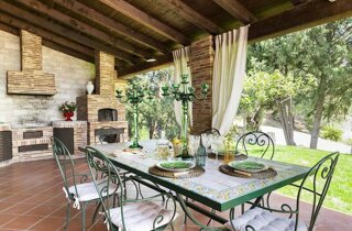 JTdCJTIyaXQlMjIlM0ElMjJWaWxsYSUyME51bnppYXRpbmElMjAlQzMlQTglMjB1bmElMjBzcGxlbmRpZGElMjB2aWxsYSUyMGltbWVyc2ElMjBuZWwlMjB2ZXJkZSUyQyUyMHNpdHVhdGElMjBpbiUyMHVuYSUyMHBvc2l6aW9uZSUyMHN0cmF0ZWdpY2ElMjB0cmElMjBDYXRhbmlhJTIwZSUyMFNpcmFjdXNhJTJDJTIwdmljaW5vJTIwYSUyMENhcmxlbnRpbmklMkMlMjBpZGVhbGUlMjBwZXIlMjBjaGklMjBkZXNpZGVyYSUyMHVuJTIwYW1iaWVudGUlMjB0cmFucXVpbGxvJTIwZSUyMHJpc2VydmF0byUyMHBlciUyMGNlbGVicmFyZSUyMG1hdHJpbW9uaSUyMGVkJTIwZXZlbnRpJTIwaW5kaW1lbnRpY2FiaWxpLiUyMCUyMExhJTIwdmlsbGElMjBvZmZyZSUyMGFtcGklMjBzcGF6aSUyMGVzdGVybmklMkMlMjB0cmElMjBjdWklM0ElMjAlMjBVbmElMjB6b25hJTIwYWRpYWNlbnRlJTIwYWxsYSUyMHBpc2NpbmElMkMlMjBwZXJmZXR0YSUyMHBlciUyMGNvY2t0YWlsJTIwZGklMjBiZW52ZW51dG8lMkMlMjBhcGVyaXRpdmklMjBvJTIwbW9tZW50aSUyMGRpJTIwcmVsYXglMjBpbW1lcnNpJTIwbmVsbGElMjBsdWNlJTIwZGVsJTIwc29sZS4lMjAlMjBVbiUyMGdyYW5kZSUyMHNwYXppbyUyMHZlcmRlJTIwZGklMjA2NTAlMjBtcSUyQyUyMGlkZWFsZSUyMHBlciUyMGFsbGVzdGltZW50aSUyMGRpJTIwYmFuY2hldHRpJTJDJTIwcHJhbnppJTIwZSUyMGNlbmUlMjBhbGwlRTIlODAlOTlhcGVydG8lMkMlMjBjb24lMjBsYSUyMHBvc3NpYmlsaXQlQzMlQTAlMjBkaSUyMG9yZ2FuaXp6YXJlJTIwbGElMjBkaXNwb3NpemlvbmUlMjBkZWdsaSUyMG9zcGl0aSUyMGluJTIwdG90YWxlJTIwbGliZXJ0JUMzJUEwLiUyMCUyMFVuJTIwc3VnZ2VzdGl2byUyMGJvc2NvJTJDJTIwdXRpbGl6emFiaWxlJTIwcGVyJTIwYnVmZmV0JTJDJTIwbW9tZW50aSUyMGNvbnZpdmlhbGklMjBvJTIwcGVyJTIwY2VsZWJyYXJlJTIwcml0aSUyMHNpbWJvbGljaSUyMGUlMjBjZXJpbW9uaWUlMjBpbiUyMHVuJUUyJTgwJTk5YXRtb3NmZXJhJTIwbmF0dXJhbGUlMjBlJTIwaW50aW1hLiUyMCUyMFNlcnZpemlvJTIwZ29sZiUyMGNhciUyMEFtcGlhJTIwcGFsZXN0cmElMjAlMjAlMjBMYSUyMHBhcnRlJTIwZGVkaWNhdGElMjBhbGxhJTIwYmFuY2hldHRpc3RpY2ElMjAlQzMlQTglMjBzZXJ2aXRhJTIwZGElMjBzZXJ2aXppJTIwaWdpZW5pY2klMjBzZXBhcmF0aSUyQyUyMGNvbW9kYW1lbnRlJTIwdmljaW5pJTIwYWxsJUUyJTgwJTk5YXJlYSUyQyUyMGdhcmFudGVuZG8lMjBwcmF0aWNpdCVDMyVBMCUyMGUlMjBjb21mb3J0JTIwYWdsaSUyMG9zcGl0aS4lMjAlMjBMYSUyMHZpbGxhJTIwZGlzcG9uZSUyMGFuY2hlJTIwZGklMjBwYXJjaGVnZ2lvJTIwcGVyJTIwZ2xpJTIwb3NwaXRpJTIwZSUyMG9mZnJlJTIwbGElMjBwb3NzaWJpbGl0JUMzJUEwJTIwZGklMjB1c3VmcnVpcmUlMjBkZWdsaSUyMHNwYXppJTIwaW50ZXJuaSUyMHBlciUyMHRyZSUyMGdpb3JuaSUyMGNvbnNlY3V0aXZpJTJDJTIwcHJldmlvJTIwYWNjb3JkbyUyMGUlMjBwcmVub3RhemlvbmUuJTIwUXVlc3RhJTIwb3B6aW9uZSUyMGNvbnNlbnRlJTIwYWdsaSUyMHNwb3NpJTIwZSUyMGFsbGUlMjBwZXJzb25lJTIwcGklQzMlQjklMjBjYXJlJTIwZGklMjB2aXZlcmUlMjBsJUUyJTgwJTk5aW50ZXJhJTIwZXNwZXJpZW56YSUyMGRlbCUyMG1hdHJpbW9uaW8lMjBpbiUyMHRvdGFsZSUyMHByaXZhY3klMjBlJTIwY29tb2RpdCVDMyVBMC4lMjAlMjBJbW1lcnNhJTIwaW4lMjB1biUyMGNvbnRlc3RvJTIwc2lsZW56aW9zbyUyMGUlMjBuYXR1cmFsZSUyQyUyMFZpbGxhJTIwTnVuemlhdGluYSUyMCVDMyVBOCUyMHBlcmZldHRhJTIwcGVyJTIwZm90b2dyYWZpZSUyMGUlMjByaXByZXNlJTIwZGFsbCVFMiU4MCU5OWFsdG8lMkMlMjBvZmZyZW5kbyUyMHNjZW5hcmklMjBlbGVnYW50aSUyMGUlMjBzdWdnZXN0aXZpJTIwcGVyJTIwY2F0dHVyYXJlJTIwb2duaSUyMG1vbWVudG8lMjBzcGVjaWFsZS4lMjAlMjBTRVJWSVpJJTIwJTIwVmlsbGElMjBOdW56aWF0aW5hJTIwb2ZmcmUlMjBhbXBpJTIwc3BhemklMjBlc3Rlcm5pJTIwZSUyMGFtYmllbnRpJTIwcmFmZmluYXRpJTJDJTIwaWRlYWxpJTIwcGVyJTIwYWNjb2dsaWVyZSUyMG1hdHJpbW9uaSUyMGVkJTIwZXZlbnRpJTIwZXNjbHVzaXZpJTNBJTIwJTVDdCVFMiU4MCVBMiU1Q3RBcmVhJTIwcGlzY2luYSUyMGNvbiUyMHpvbmElMjBhZGlhY2VudGUlMkMlMjBwZXJmZXR0YSUyMHBlciUyMGNvY2t0YWlsJTJDJTIwYXBlcml0aXZpJTIwbyUyMG1vbWVudGklMjBkaSUyMHJlbGF4JTIwaW1tZXJzaSUyMG5lbGxhJTIwbmF0dXJhJTIwZSUyMG5lbGxhJTIwbHVjZSUyMGRlbCUyMHNvbGUuJTIwJTVDdCVFMiU4MCVBMiU1Q3RBbXBpbyUyMGdpYXJkaW5vJTIwZGklMjA2NTAlMjBtcSUyQyUyMGlkZWFsZSUyMHBlciUyMGJhbmNoZXR0aSUyQyUyMHByYW56aSUyMGUlMjBjZW5lJTIwYWxsJUUyJTgwJTk5YXBlcnRvJTJDJTIwY29uJTIwbGElMjBwb3NzaWJpbGl0JUMzJUEwJTIwZGklMjBwZXJzb25hbGl6emFyZSUyMGxlJTIwZGlzcG9zaXppb25pJTIwaW4lMjBiYXNlJTIwYWxsZSUyMGVzaWdlbnplJTIwZGVnbGklMjBvc3BpdGkuJTIwJTVDdCVFMiU4MCVBMiU1Q3RCb3NjbyUyMHN1Z2dlc3Rpdm8lMkMlMjB1dGlsaXp6YWJpbGUlMjBwZXIlMjBidWZmZXQlMkMlMjBtb21lbnRpJTIwY29udml2aWFsaSUyMG8lMjBwZXIlMjByaXRpJTIwc2ltYm9saWNpJTIwZSUyMGNlcmltb25pZSUyMGluJTIwdW4lRTIlODAlOTlhdG1vc2ZlcmElMjBuYXR1cmFsZSUyMGUlMjBpbnRpbWEuJTIwJTVDdCVFMiU4MCVBMiU1Q3RQaWFubyUyMEIlMjBnYXJhbnRpdG8lM0ElMjBpbiUyMGNhc28lMjBkaSUyMGNvbmRpemlvbmklMjBtZXRlb3JvbG9naWNoZSUyMGF2dmVyc2UlMkMlMjAlQzMlQTglMjBkaXNwb25pYmlsZSUyMHVuYSUyMHRlbnNvc3RydXR0dXJhJTIwY29wZXJ0YSUyMChDcmlzdGFsKSUyMGNvbiUyMHVuYSUyMGNhcGllbnphJTIwZmlubyUyMGElMjAyNTAlMjBwZXJzb25lLiUyMChJbnNlcmlyZSUyMGZvdG8lMjB0ZW5kb3N0cnV0dHVyYSUyMENyaXN0YWwpJTIwJTIwRG90YXppb25pJTIwJTVDdCVFMiU4MCVBMiU1Q3RQaXNjaW5hJTIwJTVDdCVFMiU4MCVBMiU1Q3Rab25hJTIwc29sYXJpdW0lMjAlNUN0JUUyJTgwJUEyJTVDdEdpYXJkaW5vJTIwJTVDdCVFMiU4MCVBMiU1Q3RQYXJjaGVnZ2lvJTIwcHJpdmF0byUyMCU1Q3QlRTIlODAlQTIlNUN0QXJlYSUyMGZpdG5lc3MlMjAlNUN0JUUyJTgwJUEyJTVDdFdpLUZpJTIwJTVDdCVFMiU4MCVBMiU1Q3RBcmVhJTIwcmljZXZpbWVudGklMjAlNUN0JUUyJTgwJUEyJTVDdFNlcnZpemlvJTIwZ29sZiUyMGNhcnQlMjAlMjBDYW1lcmUlMjAlNUN0JUUyJTgwJUEyJTVDdDElMjBTdWl0ZSUyMFN1cGVyaW9yJTIwY29uJTIwdmFzY2ElMjBpZHJvbWFzc2FnZ2lvJTIwaW4lMjBjYW1lcmElMjAlNUN0JUUyJTgwJUEyJTVDdDElMjBDYW1lcmElMjBEZWx1eGUlMjAlNUN0JUUyJTgwJUEyJTVDdDElMjBDYW1lcmElMjBTdGFuZGFyZCUyMGNvbiUyMG1hbnNhcmRhJTIwJUYwJTlGJTkxJTg5JTIwVG90YWxlJTNBJTIwNyUyMHBvc3RpJTIwbGV0dG8lMjAlMjAlRTIlQjglQkIlMjAlMjBTRVJWSVpJJTIwQUdHSVVOVElWSSUyMCUyMFBlciUyMHJlbmRlcmUlMjBsJUUyJTgwJTk5ZXNwZXJpZW56YSUyMGFuY29yYSUyMHBpJUMzJUI5JTIwZXNjbHVzaXZhJTJDJTIwbGElMjB2aWxsYSUyMG1ldHRlJTIwYSUyMGRpc3Bvc2l6aW9uZSUyMHVuYSUyMHNlbGV6aW9uZSUyMGRpJTIwc2Vydml6aSUyMHByZW1pdW0lMjBmb3JuaXRpJTIwZGElMjBwYXJ0bmVyJTIwZXN0ZXJuaSUyMHF1YWxpZmljYXRpJTNBJTIwJTVDdCVFMiU4MCVBMiU1Q3RNYXNzYWdnaW8lMjBkaSUyMGNvcHBpYSUyMGNvbiUyMHZpc3RhJTIwcGFub3JhbWljYSUyMCU1Q3QlRTIlODAlQTIlNUN0UGl6emElMjBQYXJ0eSUyMCU1Q3QlRTIlODAlQTIlNUN0UG9vbCUyMFBhcnR5JTIwQnJ1bmNoJTIwJTVDdCVFMiU4MCVBMiU1Q3RUcmFzcG9ydG8lMjBwcml2YXRvJTIwJTVDdCVFMiU4MCVBMiU1Q3ROb2xlZ2dpbyUyMHlhY2h0JTIwJTIwJTIwJTIwJTIwJTIwJTIwJUUyJTgwJUEyJTIwJTIwJTIwJTIwJTIwJTIwQXV0byUyMGQlRTIlODAlOTllcG9jYSUyMCUyMCUyMCVFMiVCOCVCQiUyMCUyMENISSUyMFNJQU1PJTIwJTIwSW1tZXJzYSUyMG5lbCUyMHZlcmRlJTIwZSUyMHNpdHVhdGElMjBpbiUyMHVuYSUyMHBvc2l6aW9uZSUyMHN0cmF0ZWdpY2ElMjB0cmElMjBDYXRhbmlhJTIwZSUyMFNpcmFjdXNhJTJDJTIwYSUyMHBvY2hpJTIwcGFzc2klMjBkYSUyMENhcmxlbnRpbmklMkMlMjBWaWxsYSUyME51bnppYXRpbmElMjAlQzMlQTglMjBsYSUyMHNjZWx0YSUyMGlkZWFsZSUyMHBlciUyMGNoaSUyMGRlc2lkZXJhJTIwdW4lMjBhbWJpZW50ZSUyMHRyYW5xdWlsbG8lMjBlJTIwcmlzZXJ2YXRvJTIwcGVyJTIwY2VsZWJyYXJlJTIwbWF0cmltb25pJTIwZWQlMjBldmVudGklMjBpbmRpbWVudGljYWJpbGkuJTIwJTIwTGElMjB2aWxsYSUyMGRpc3BvbmUlMjBkaSUyMHNwYXppJTIwdmVyc2F0aWxpJTIwZSUyMHN1Z2dlc3RpdmklM0ElMjBsJUUyJTgwJTk5YXJlYSUyMHBpc2NpbmElMjBwZXIlMjBhY2NvZ2xpZXJlJTIwZ2xpJTIwb3NwaXRpJTIwY29uJTIwY29ja3RhaWwlMjBlJTIwYXBlcml0aXZpJTJDJTIwaWwlMjBnaWFyZGlubyUyMGRpJTIwNjUwJTIwbXElMjBwZXIlMjBwcmFuemklMjBlJTIwY2VuZSUyMGFsbCVFMiU4MCU5OWFwZXJ0byUyMGUlMjB1biUyMGJvc2NvJTIwaW5jYW50ZXZvbGUlMjBwZXJmZXR0byUyMHBlciUyMHJpdGklMjBzaW1ib2xpY2klMjBvJTIwbW9tZW50aSUyMGNvbnZpdmlhbGklMjBpbiUyMHVuJUUyJTgwJTk5YXRtb3NmZXJhJTIwaW50aW1hJTIwZSUyMG5hdHVyYWxlLiUyMCUyMEdsaSUyMHNwYXppJTIwaW50ZXJuaSUyQyUyMGRpc3BvbmliaWxpJTIwc3UlMjBwcmVub3RhemlvbmUlMjBwZXIlMjB1biUyMHNvZ2dpb3JubyUyMGZpbm8lMjBhJTIwdHJlJTIwZ2lvcm5pJTIwY29uc2VjdXRpdmklMkMlMjBjb25zZW50b25vJTIwYWdsaSUyMHNwb3NpJTIwZSUyMGFpJTIwbG9ybyUyMGNhcmklMjBkaSUyMHZpdmVyZSUyMGwlRTIlODAlOTlpbnRlcmElMjBlc3BlcmllbnphJTIwZGVsJTIwbWF0cmltb25pbyUyMGluJTIwdG90YWxlJTIwcHJpdmFjeSUyMGUlMjBjb21mb3J0LiUyMCUyMEdyYXppZSUyMGFsbGElMjBzdWElMjBwb3NpemlvbmUlMjBwcml2aWxlZ2lhdGElMjBlJTIwYWklMjBwYWVzYWdnaSUyMGNpcmNvc3RhbnRpJTJDJTIwVmlsbGElMjBOdW56aWF0aW5hJTIwcmFwcHJlc2VudGElMjBhbmNoZSUyMHVuYSUyMGNvcm5pY2UlMjBpZGVhbGUlMjBwZXIlMjBmb3RvZ3JhZmllJTIwZSUyMHJpcHJlc2UlMjBhZXJlZSUyQyUyMHJlZ2FsYW5kbyUyMHNjZW5hcmklMjBlbGVnYW50aSUyMGUlMjBzZW56YSUyMHRlbXBvLiUyMiU3RA== JTdCJTIyaXQlMjIlM0ElMjJWaWxsYSUyME51bnppYXRpbmElMjAlQzMlQTglMjB1bmElMjBzcGxlbmRpZGElMjB2aWxsYSUyMGltbWVyc2ElMjBuZWwlMjB2ZXJkZSUyQyUyMHNpdHVhdGElMjBpbiUyMHVuYSUyMHBvc2l6aW9uZSUyMHN0cmF0ZWdpY2ElMjB0cmElMjBDYXRhbmlhJTIwZSUyMFNpcmFjdXNhJTJDJTIwdmljaW5vJTIwYSUyMENhcmxlbnRpbmklMkMlMjBpZGVhbGUlMjBwZXIlMjBjaGklMjBkZXNpZGVyYSUyMHVuJTIwYW1iaWVudGUlMjB0cmFucXVpbGxvJTIwZSUyMHJpc2VydmF0byUyMHBlciUyMGNlbGVicmFyZSUyMG1hdHJpbW9uaSUyMGVkJTIwZXZlbnRpJTIwaW5kaW1lbnRpY2FiaWxpLiUyMCUyMExhJTIwdmlsbGElMjBvZmZyZSUyMGFtcGklMjBzcGF6aSUyMGVzdGVybmklMkMlMjB0cmElMjBjdWklM0ElMjAlMjBVbmElMjB6b25hJTIwYWRpYWNlbnRlJTIwYWxsYSUyMHBpc2NpbmElMkMlMjBwZXJmZXR0YSUyMHBlciUyMGNvY2t0YWlsJTIwZGklMjBiZW52ZW51dG8lMkMlMjBhcGVyaXRpdmklMjBvJTIwbW9tZW50aSUyMGRpJTIwcmVsYXglMjBpbW1lcnNpJTIwbmVsbGElMjBsdWNlJTIwZGVsJTIwc29sZS4lMjAlMjBVbiUyMGdyYW5kZSUyMHNwYXppbyUyMHZlcmRlJTIwZGklMjA2NTAlMjBtcSUyQyUyMGlkZWFsZSUyMHBlciUyMGFsbGVzdGltZW50aSUyMGRpJTIwYmFuY2hldHRpJTJDJTIwcHJhbnppJTIwZSUyMGNlbmUlMjBhbGwlRTIlODAlOTlhcGVydG8lMkMlMjBjb24lMjBsYSUyMHBvc3NpYmlsaXQlQzMlQTAlMjBkaSUyMG9yZ2FuaXp6YXJlJTIwbGElMjBkaXNwb3NpemlvbmUlMjBkZWdsaSUyMG9zcGl0aSUyMGluJTIwdG90YWxlJTIwbGliZXJ0JUMzJUEwLiUyMCUyMFVuJTIwc3VnZ2VzdGl2byUyMGJvc2NvJTJDJTIwdXRpbGl6emFiaWxlJTIwcGVyJTIwYnVmZmV0JTJDJTIwbW9tZW50aSUyMGNvbnZpdmlhbGklMjBvJTIwcGVyJTIwY2VsZWJyYXJlJTIwcml0aSUyMHNpbWJvbGljaSUyMGUlMjBjZXJpbW9uaWUlMjBpbiUyMHVuJUUyJTgwJTk5YXRtb3NmZXJhJTIwbmF0dXJhbGUlMjBlJTIwaW50aW1hLiUyMCUyMFNlcnZpemlvJTIwZ29sZiUyMGNhciUyMEFtcGlhJTIwcGFsZXN0cmElMjAlMjAlMjBMYSUyMHBhcnRlJTIwZGVkaWNhdGElMjBhbGxhJTIwYmFuY2hldHRpc3RpY2ElMjAlQzMlQTglMjBzZXJ2aXRhJTIwZGElMjBzZXJ2aXppJTIwaWdpZW5pY2klMjBzZXBhcmF0aSUyQyUyMGNvbW9kYW1lbnRlJTIwdmljaW5pJTIwYWxsJUUyJTgwJTk5YXJlYSUyQyUyMGdhcmFudGVuZG8lMjBwcmF0aWNpdCVDMyVBMCUyMGUlMjBjb21mb3J0JTIwYWdsaSUyMG9zcGl0aS4lMjAlMjBMYSUyMHZpbGxhJTIwZGlzcG9uZSUyMGFuY2hlJTIwZGklMjBwYXJjaGVnZ2lvJTIwcGVyJTIwZ2xpJTIwb3NwaXRpJTIwZSUyMG9mZnJlJTIwbGElMjBwb3NzaWJpbGl0JUMzJUEwJTIwZGklMjB1c3VmcnVpcmUlMjBkZWdsaSUyMHNwYXppJTIwaW50ZXJuaSUyMHBlciUyMHRyZSUyMGdpb3JuaSUyMGNvbnNlY3V0aXZpJTJDJTIwcHJldmlvJTIwYWNjb3JkbyUyMGUlMjBwcmVub3RhemlvbmUuJTIwUXVlc3RhJTIwb3B6aW9uZSUyMGNvbnNlbnRlJTIwYWdsaSUyMHNwb3NpJTIwZSUyMGFsbGUlMjBwZXJzb25lJTIwcGklQzMlQjklMjBjYXJlJTIwZGklMjB2aXZlcmUlMjBsJUUyJTgwJTk5aW50ZXJhJTIwZXNwZXJpZW56YSUyMGRlbCUyMG1hdHJpbW9uaW8lMjBpbiUyMHRvdGFsZSUyMHByaXZhY3klMjBlJTIwY29tb2RpdCVDMyVBMC4lMjAlMjBJbW1lcnNhJTIwaW4lMjB1biUyMGNvbnRlc3RvJTIwc2lsZW56aW9zbyUyMGUlMjBuYXR1cmFsZSUyQyUyMFZpbGxhJTIwTnVuemlhdGluYSUyMCVDMyVBOCUyMHBlcmZldHRhJTIwcGVyJTIwZm90b2dyYWZpZSUyMGUlMjByaXByZXNlJTIwZGFsbCVFMiU4MCU5OWFsdG8lMkMlMjBvZmZyZW5kbyUyMHNjZW5hcmklMjBlbGVnYW50aSUyMGUlMjBzdWdnZXN0aXZpJTIwcGVyJTIwY2F0dHVyYXJlJTIwb2duaSUyMG1vbWVudG8lMjBzcGVjaWFsZS4lMjAlMjBTRVJWSVpJJTIwJTIwVmlsbGElMjBOdW56aWF0aW5hJTIwb2ZmcmUlMjBhbXBpJTIwc3BhemklMjBlc3Rlcm5pJTIwZSUyMGFtYmllbnRpJTIwcmFmZmluYXRpJTJDJTIwaWRlYWxpJTIwcGVyJTIwYWNjb2dsaWVyZSUyMG1hdHJpbW9uaSUyMGVkJTIwZXZlbnRpJTIwZXNjbHVzaXZpJTNBJTIwJTVDdCVFMiU4MCVBMiU1Q3RBcmVhJTIwcGlzY2luYSUyMGNvbiUyMHpvbmElMjBhZGlhY2VudGUlMkMlMjBwZXJmZXR0YSUyMHBlciUyMGNvY2t0YWlsJTJDJTIwYXBlcml0aXZpJTIwbyUyMG1vbWVudGklMjBkaSUyMHJlbGF4JTIwaW1tZXJzaSUyMG5lbGxhJTIwbmF0dXJhJTIwZSUyMG5lbGxhJTIwbHVjZSUyMGRlbCUyMHNvbGUuJTIwJTVDdCVFMiU4MCVBMiU1Q3RBbXBpbyUyMGdpYXJkaW5vJTIwZGklMjA2NTAlMjBtcSUyQyUyMGlkZWFsZSUyMHBlciUyMGJhbmNoZXR0aSUyQyUyMHByYW56aSUyMGUlMjBjZW5lJTIwYWxsJUUyJTgwJTk5YXBlcnRvJTJDJTIwY29uJTIwbGElMjBwb3NzaWJpbGl0JUMzJUEwJTIwZGklMjBwZXJzb25hbGl6emFyZSUyMGxlJTIwZGlzcG9zaXppb25pJTIwaW4lMjBiYXNlJTIwYWxsZSUyMGVzaWdlbnplJTIwZGVnbGklMjBvc3BpdGkuJTIwJTVDdCVFMiU4MCVBMiU1Q3RCb3NjbyUyMHN1Z2dlc3Rpdm8lMkMlMjB1dGlsaXp6YWJpbGUlMjBwZXIlMjBidWZmZXQlMkMlMjBtb21lbnRpJTIwY29udml2aWFsaSUyMG8lMjBwZXIlMjByaXRpJTIwc2ltYm9saWNpJTIwZSUyMGNlcmltb25pZSUyMGluJTIwdW4lRTIlODAlOTlhdG1vc2ZlcmElMjBuYXR1cmFsZSUyMGUlMjBpbnRpbWEuJTIwJTVDdCVFMiU4MCVBMiU1Q3RQaWFubyUyMEIlMjBnYXJhbnRpdG8lM0ElMjBpbiUyMGNhc28lMjBkaSUyMGNvbmRpemlvbmklMjBtZXRlb3JvbG9naWNoZSUyMGF2dmVyc2UlMkMlMjAlQzMlQTglMjBkaXNwb25pYmlsZSUyMHVuYSUyMHRlbnNvc3RydXR0dXJhJTIwY29wZXJ0YSUyMChDcmlzdGFsKSUyMGNvbiUyMHVuYSUyMGNhcGllbnphJTIwZmlubyUyMGElMjAyNTAlMjBwZXJzb25lLiUyMChJbnNlcmlyZSUyMGZvdG8lMjB0ZW5kb3N0cnV0dHVyYSUyMENyaXN0YWwpJTIwJTIwRG90YXppb25pJTIwJTVDdCVFMiU4MCVBMiU1Q3RQaXNjaW5hJTIwJTVDdCVFMiU4MCVBMiU1Q3Rab25hJTIwc29sYXJpdW0lMjAlNUN0JUUyJTgwJUEyJTVDdEdpYXJkaW5vJTIwJTVDdCVFMiU4MCVBMiU1Q3RQYXJjaGVnZ2lvJTIwcHJpdmF0byUyMCU1Q3QlRTIlODAlQTIlNUN0QXJlYSUyMGZpdG5lc3MlMjAlNUN0JUUyJTgwJUEyJTVDdFdpLUZpJTIwJTVDdCVFMiU4MCVBMiU1Q3RBcmVhJTIwcmljZXZpbWVudGklMjAlNUN0JUUyJTgwJUEyJTVDdFNlcnZpemlvJTIwZ29sZiUyMGNhcnQlMjAlMjBDYW1lcmUlMjAlNUN0JUUyJTgwJUEyJTVDdDElMjBTdWl0ZSUyMFN1cGVyaW9yJTIwY29uJTIwdmFzY2ElMjBpZHJvbWFzc2FnZ2lvJTIwaW4lMjBjYW1lcmElMjAlNUN0JUUyJTgwJUEyJTVDdDElMjBDYW1lcmElMjBEZWx1eGUlMjAlNUN0JUUyJTgwJUEyJTVDdDElMjBDYW1lcmElMjBTdGFuZGFyZCUyMGNvbiUyMG1hbnNhcmRhJTIwJUYwJTlGJTkxJTg5JTIwVG90YWxlJTNBJTIwNyUyMHBvc3RpJTIwbGV0dG8lMjAlMjAlRTIlQjglQkIlMjAlMjBTRVJWSVpJJTIwQUdHSVVOVElWSSUyMCUyMFBlciUyMHJlbmRlcmUlMjBsJUUyJTgwJTk5ZXNwZXJpZW56YSUyMGFuY29yYSUyMHBpJUMzJUI5JTIwZXNjbHVzaXZhJTJDJTIwbGElMjB2aWxsYSUyMG1ldHRlJTIwYSUyMGRpc3Bvc2l6aW9uZSUyMHVuYSUyMHNlbGV6aW9uZSUyMGRpJTIwc2Vydml6aSUyMHByZW1pdW0lMjBmb3JuaXRpJTIwZGElMjBwYXJ0bmVyJTIwZXN0ZXJuaSUyMHF1YWxpZmljYXRpJTNBJTIwJTVDdCVFMiU4MCVBMiU1Q3RNYXNzYWdnaW8lMjBkaSUyMGNvcHBpYSUyMGNvbiUyMHZpc3RhJTIwcGFub3JhbWljYSUyMCU1Q3QlRTIlODAlQTIlNUN0UGl6emElMjBQYXJ0eSUyMCU1Q3QlRTIlODAlQTIlNUN0UG9vbCUyMFBhcnR5JTIwQnJ1bmNoJTIwJTVDdCVFMiU4MCVBMiU1Q3RUcmFzcG9ydG8lMjBwcml2YXRvJTIwJTVDdCVFMiU4MCVBMiU1Q3ROb2xlZ2dpbyUyMHlhY2h0JTIwJTIwJTIwJTIwJTIwJTIwJTIwJUUyJTgwJUEyJTIwJTIwJTIwJTIwJTIwJTIwQXV0byUyMGQlRTIlODAlOTllcG9jYSUyMCUyMCUyMCVFMiVCOCVCQiUyMCUyMENISSUyMFNJQU1PJTIwJTIwSW1tZXJzYSUyMG5lbCUyMHZlcmRlJTIwZSUyMHNpdHVhdGElMjBpbiUyMHVuYSUyMHBvc2l6aW9uZSUyMHN0cmF0ZWdpY2ElMjB0cmElMjBDYXRhbmlhJTIwZSUyMFNpcmFjdXNhJTJDJTIwYSUyMHBvY2hpJTIwcGFzc2klMjBkYSUyMENhcmxlbnRpbmklMkMlMjBWaWxsYSUyME51bnppYXRpbmElMjAlQzMlQTglMjBsYSUyMHNjZWx0YSUyMGlkZWFsZSUyMHBlciUyMGNoaSUyMGRlc2lkZXJhJTIwdW4lMjBhbWJpZW50ZSUyMHRyYW5xdWlsbG8lMjBlJTIwcmlzZXJ2YXRvJTIwcGVyJTIwY2VsZWJyYXJlJTIwbWF0cmltb25pJTIwZWQlMjBldmVudGklMjBpbmRpbWVudGljYWJpbGkuJTIwJTIwTGElMjB2aWxsYSUyMGRpc3BvbmUlMjBkaSUyMHNwYXppJTIwdmVyc2F0aWxpJTIwZSUyMHN1Z2dlc3RpdmklM0ElMjBsJUUyJTgwJTk5YXJlYSUyMHBpc2NpbmElMjBwZXIlMjBhY2NvZ2xpZXJlJTIwZ2xpJTIwb3NwaXRpJTIwY29uJTIwY29ja3RhaWwlMjBlJTIwYXBlcml0aXZpJTJDJTIwaWwlMjBnaWFyZGlubyUyMGRpJTIwNjUwJTIwbXElMjBwZXIlMjBwcmFuemklMjBlJTIwY2VuZSUyMGFsbCVFMiU4MCU5OWFwZXJ0byUyMGUlMjB1biUyMGJvc2NvJTIwaW5jYW50ZXZvbGUlMjBwZXJmZXR0byUyMHBlciUyMHJpdGklMjBzaW1ib2xpY2klMjBvJTIwbW9tZW50aSUyMGNvbnZpdmlhbGklMjBpbiUyMHVuJUUyJTgwJTk5YXRtb3NmZXJhJTIwaW50aW1hJTIwZSUyMG5hdHVyYWxlLiUyMCUyMEdsaSUyMHNwYXppJTIwaW50ZXJuaSUyQyUyMGRpc3BvbmliaWxpJTIwc3UlMjBwcmVub3RhemlvbmUlMjBwZXIlMjB1biUyMHNvZ2dpb3JubyUyMGZpbm8lMjBhJTIwdHJlJTIwZ2lvcm5pJTIwY29uc2VjdXRpdmklMkMlMjBjb25zZW50b25vJTIwYWdsaSUyMHNwb3NpJTIwZSUyMGFpJTIwbG9ybyUyMGNhcmklMjBkaSUyMHZpdmVyZSUyMGwlRTIlODAlOTlpbnRlcmElMjBlc3BlcmllbnphJTIwZGVsJTIwbWF0cmltb25pbyUyMGluJTIwdG90YWxlJTIwcHJpdmFjeSUyMGUlMjBjb21mb3J0LiUyMCUyMEdyYXppZSUyMGFsbGElMjBzdWElMjBwb3NpemlvbmUlMjBwcml2aWxlZ2lhdGElMjBlJTIwYWklMjBwYWVzYWdnaSUyMGNpcmNvc3RhbnRpJTJDJTIwVmlsbGElMjBOdW56aWF0aW5hJTIwcmFwcHJlc2VudGElMjBhbmNoZSUyMHVuYSUyMGNvcm5pY2UlMjBpZGVhbGUlMjBwZXIlMjBmb3RvZ3JhZmllJTIwZSUyMHJpcHJlc2UlMjBhZXJlZSUyQyUyMHJlZ2FsYW5kbyUyMHNjZW5hcmklMjBlbGVnYW50aSUyMGUlMjBzZW56YSUyMHRlbXBvLiUyMiU3RA==