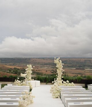 JTdCJTIyaXQlMjIlM0ElMjJWaWxsYSUyME51bnppYXRpbmElMjAlQzMlQTglMjB1bmElMjBzcGxlbmRpZGElMjB2aWxsYSUyMGltbWVyc2ElMjBuZWwlMjB2ZXJkZSUyQyUyMHNpdHVhdGElMjBpbiUyMHVuYSUyMHBvc2l6aW9uZSUyMHN0cmF0ZWdpY2ElMjB0cmElMjBDYXRhbmlhJTIwZSUyMFNpcmFjdXNhJTJDJTIwdmljaW5vJTIwYSUyMENhcmxlbnRpbmklMkMlMjBpZGVhbGUlMjBwZXIlMjBjaGklMjBkZXNpZGVyYSUyMHVuJTIwYW1iaWVudGUlMjB0cmFucXVpbGxvJTIwZSUyMHJpc2VydmF0byUyMHBlciUyMGNlbGVicmFyZSUyMG1hdHJpbW9uaSUyMGVkJTIwZXZlbnRpJTIwaW5kaW1lbnRpY2FiaWxpLiUyMCUyMExhJTIwdmlsbGElMjBvZmZyZSUyMGFtcGklMjBzcGF6aSUyMGVzdGVybmklMkMlMjB0cmElMjBjdWklM0ElMjAlMjBVbmElMjB6b25hJTIwYWRpYWNlbnRlJTIwYWxsYSUyMHBpc2NpbmElMkMlMjBwZXJmZXR0YSUyMHBlciUyMGNvY2t0YWlsJTIwZGklMjBiZW52ZW51dG8lMkMlMjBhcGVyaXRpdmklMjBvJTIwbW9tZW50aSUyMGRpJTIwcmVsYXglMjBpbW1lcnNpJTIwbmVsbGElMjBsdWNlJTIwZGVsJTIwc29sZS4lMjAlMjBVbiUyMGdyYW5kZSUyMHNwYXppbyUyMHZlcmRlJTIwZGklMjA2NTAlMjBtcSUyQyUyMGlkZWFsZSUyMHBlciUyMGFsbGVzdGltZW50aSUyMGRpJTIwYmFuY2hldHRpJTJDJTIwcHJhbnppJTIwZSUyMGNlbmUlMjBhbGwlRTIlODAlOTlhcGVydG8lMkMlMjBjb24lMjBsYSUyMHBvc3NpYmlsaXQlQzMlQTAlMjBkaSUyMG9yZ2FuaXp6YXJlJTIwbGElMjBkaXNwb3NpemlvbmUlMjBkZWdsaSUyMG9zcGl0aSUyMGluJTIwdG90YWxlJTIwbGliZXJ0JUMzJUEwLiUyMCUyMFVuJTIwc3VnZ2VzdGl2byUyMGJvc2NvJTJDJTIwdXRpbGl6emFiaWxlJTIwcGVyJTIwYnVmZmV0JTJDJTIwbW9tZW50aSUyMGNvbnZpdmlhbGklMjBvJTIwcGVyJTIwY2VsZWJyYXJlJTIwcml0aSUyMHNpbWJvbGljaSUyMGUlMjBjZXJpbW9uaWUlMjBpbiUyMHVuJUUyJTgwJTk5YXRtb3NmZXJhJTIwbmF0dXJhbGUlMjBlJTIwaW50aW1hLiUyMCUyMFNlcnZpemlvJTIwZ29sZiUyMGNhciUyMEFtcGlhJTIwcGFsZXN0cmElMjAlMjAlMjBMYSUyMHBhcnRlJTIwZGVkaWNhdGElMjBhbGxhJTIwYmFuY2hldHRpc3RpY2ElMjAlQzMlQTglMjBzZXJ2aXRhJTIwZGElMjBzZXJ2aXppJTIwaWdpZW5pY2klMjBzZXBhcmF0aSUyQyUyMGNvbW9kYW1lbnRlJTIwdmljaW5pJTIwYWxsJUUyJTgwJTk5YXJlYSUyQyUyMGdhcmFudGVuZG8lMjBwcmF0aWNpdCVDMyVBMCUyMGUlMjBjb21mb3J0JTIwYWdsaSUyMG9zcGl0aS4lMjAlMjBMYSUyMHZpbGxhJTIwZGlzcG9uZSUyMGFuY2hlJTIwZGklMjBwYXJjaGVnZ2lvJTIwcGVyJTIwZ2xpJTIwb3NwaXRpJTIwZSUyMG9mZnJlJTIwbGElMjBwb3NzaWJpbGl0JUMzJUEwJTIwZGklMjB1c3VmcnVpcmUlMjBkZWdsaSUyMHNwYXppJTIwaW50ZXJuaSUyMHBlciUyMHRyZSUyMGdpb3JuaSUyMGNvbnNlY3V0aXZpJTJDJTIwcHJldmlvJTIwYWNjb3JkbyUyMGUlMjBwcmVub3RhemlvbmUuJTIwUXVlc3RhJTIwb3B6aW9uZSUyMGNvbnNlbnRlJTIwYWdsaSUyMHNwb3NpJTIwZSUyMGFsbGUlMjBwZXJzb25lJTIwcGklQzMlQjklMjBjYXJlJTIwZGklMjB2aXZlcmUlMjBsJUUyJTgwJTk5aW50ZXJhJTIwZXNwZXJpZW56YSUyMGRlbCUyMG1hdHJpbW9uaW8lMjBpbiUyMHRvdGFsZSUyMHByaXZhY3klMjBlJTIwY29tb2RpdCVDMyVBMC4lMjAlMjBJbW1lcnNhJTIwaW4lMjB1biUyMGNvbnRlc3RvJTIwc2lsZW56aW9zbyUyMGUlMjBuYXR1cmFsZSUyQyUyMFZpbGxhJTIwTnVuemlhdGluYSUyMCVDMyVBOCUyMHBlcmZldHRhJTIwcGVyJTIwZm90b2dyYWZpZSUyMGUlMjByaXByZXNlJTIwZGFsbCVFMiU4MCU5OWFsdG8lMkMlMjBvZmZyZW5kbyUyMHNjZW5hcmklMjBlbGVnYW50aSUyMGUlMjBzdWdnZXN0aXZpJTIwcGVyJTIwY2F0dHVyYXJlJTIwb2duaSUyMG1vbWVudG8lMjBzcGVjaWFsZS4lMjAlMjBTRVJWSVpJJTIwJTIwVmlsbGElMjBOdW56aWF0aW5hJTIwb2ZmcmUlMjBhbXBpJTIwc3BhemklMjBlc3Rlcm5pJTIwZSUyMGFtYmllbnRpJTIwcmFmZmluYXRpJTJDJTIwaWRlYWxpJTIwcGVyJTIwYWNjb2dsaWVyZSUyMG1hdHJpbW9uaSUyMGVkJTIwZXZlbnRpJTIwZXNjbHVzaXZpJTNBJTIwJTVDdCVFMiU4MCVBMiU1Q3RBcmVhJTIwcGlzY2luYSUyMGNvbiUyMHpvbmElMjBhZGlhY2VudGUlMkMlMjBwZXJmZXR0YSUyMHBlciUyMGNvY2t0YWlsJTJDJTIwYXBlcml0aXZpJTIwbyUyMG1vbWVudGklMjBkaSUyMHJlbGF4JTIwaW1tZXJzaSUyMG5lbGxhJTIwbmF0dXJhJTIwZSUyMG5lbGxhJTIwbHVjZSUyMGRlbCUyMHNvbGUuJTIwJTVDdCVFMiU4MCVBMiU1Q3RBbXBpbyUyMGdpYXJkaW5vJTIwZGklMjA2NTAlMjBtcSUyQyUyMGlkZWFsZSUyMHBlciUyMGJhbmNoZXR0aSUyQyUyMHByYW56aSUyMGUlMjBjZW5lJTIwYWxsJUUyJTgwJTk5YXBlcnRvJTJDJTIwY29uJTIwbGElMjBwb3NzaWJpbGl0JUMzJUEwJTIwZGklMjBwZXJzb25hbGl6emFyZSUyMGxlJTIwZGlzcG9zaXppb25pJTIwaW4lMjBiYXNlJTIwYWxsZSUyMGVzaWdlbnplJTIwZGVnbGklMjBvc3BpdGkuJTIwJTVDdCVFMiU4MCVBMiU1Q3RCb3NjbyUyMHN1Z2dlc3Rpdm8lMkMlMjB1dGlsaXp6YWJpbGUlMjBwZXIlMjBidWZmZXQlMkMlMjBtb21lbnRpJTIwY29udml2aWFsaSUyMG8lMjBwZXIlMjByaXRpJTIwc2ltYm9saWNpJTIwZSUyMGNlcmltb25pZSUyMGluJTIwdW4lRTIlODAlOTlhdG1vc2ZlcmElMjBuYXR1cmFsZSUyMGUlMjBpbnRpbWEuJTIwJTVDdCVFMiU4MCVBMiU1Q3RQaWFubyUyMEIlMjBnYXJhbnRpdG8lM0ElMjBpbiUyMGNhc28lMjBkaSUyMGNvbmRpemlvbmklMjBtZXRlb3JvbG9naWNoZSUyMGF2dmVyc2UlMkMlMjAlQzMlQTglMjBkaXNwb25pYmlsZSUyMHVuYSUyMHRlbnNvc3RydXR0dXJhJTIwY29wZXJ0YSUyMChDcmlzdGFsKSUyMGNvbiUyMHVuYSUyMGNhcGllbnphJTIwZmlubyUyMGElMjAyNTAlMjBwZXJzb25lLiUyMChJbnNlcmlyZSUyMGZvdG8lMjB0ZW5kb3N0cnV0dHVyYSUyMENyaXN0YWwpJTIwJTIwRG90YXppb25pJTIwJTVDdCVFMiU4MCVBMiU1Q3RQaXNjaW5hJTIwJTVDdCVFMiU4MCVBMiU1Q3Rab25hJTIwc29sYXJpdW0lMjAlNUN0JUUyJTgwJUEyJTVDdEdpYXJkaW5vJTIwJTVDdCVFMiU4MCVBMiU1Q3RQYXJjaGVnZ2lvJTIwcHJpdmF0byUyMCU1Q3QlRTIlODAlQTIlNUN0QXJlYSUyMGZpdG5lc3MlMjAlNUN0JUUyJTgwJUEyJTVDdFdpLUZpJTIwJTVDdCVFMiU4MCVBMiU1Q3RBcmVhJTIwcmljZXZpbWVudGklMjAlNUN0JUUyJTgwJUEyJTVDdFNlcnZpemlvJTIwZ29sZiUyMGNhcnQlMjAlMjBDYW1lcmUlMjAlNUN0JUUyJTgwJUEyJTVDdDElMjBTdWl0ZSUyMFN1cGVyaW9yJTIwY29uJTIwdmFzY2ElMjBpZHJvbWFzc2FnZ2lvJTIwaW4lMjBjYW1lcmElMjAlNUN0JUUyJTgwJUEyJTVDdDElMjBDYW1lcmElMjBEZWx1eGUlMjAlNUN0JUUyJTgwJUEyJTVDdDElMjBDYW1lcmElMjBTdGFuZGFyZCUyMGNvbiUyMG1hbnNhcmRhJTIwJUYwJTlGJTkxJTg5JTIwVG90YWxlJTNBJTIwNyUyMHBvc3RpJTIwbGV0dG8lMjAlMjAlRTIlQjglQkIlMjAlMjBTRVJWSVpJJTIwQUdHSVVOVElWSSUyMCUyMFBlciUyMHJlbmRlcmUlMjBsJUUyJTgwJTk5ZXNwZXJpZW56YSUyMGFuY29yYSUyMHBpJUMzJUI5JTIwZXNjbHVzaXZhJTJDJTIwbGElMjB2aWxsYSUyMG1ldHRlJTIwYSUyMGRpc3Bvc2l6aW9uZSUyMHVuYSUyMHNlbGV6aW9uZSUyMGRpJTIwc2Vydml6aSUyMHByZW1pdW0lMjBmb3JuaXRpJTIwZGElMjBwYXJ0bmVyJTIwZXN0ZXJuaSUyMHF1YWxpZmljYXRpJTNBJTIwJTVDdCVFMiU4MCVBMiU1Q3RNYXNzYWdnaW8lMjBkaSUyMGNvcHBpYSUyMGNvbiUyMHZpc3RhJTIwcGFub3JhbWljYSUyMCU1Q3QlRTIlODAlQTIlNUN0UGl6emElMjBQYXJ0eSUyMCU1Q3QlRTIlODAlQTIlNUN0UG9vbCUyMFBhcnR5JTIwQnJ1bmNoJTIwJTVDdCVFMiU4MCVBMiU1Q3RUcmFzcG9ydG8lMjBwcml2YXRvJTIwJTVDdCVFMiU4MCVBMiU1Q3ROb2xlZ2dpbyUyMHlhY2h0JTIwJTIwJTIwJTIwJTIwJTIwJTIwJUUyJTgwJUEyJTIwJTIwJTIwJTIwJTIwJTIwQXV0byUyMGQlRTIlODAlOTllcG9jYSUyMCUyMCUyMCVFMiVCOCVCQiUyMCUyMENISSUyMFNJQU1PJTIwJTIwSW1tZXJzYSUyMG5lbCUyMHZlcmRlJTIwZSUyMHNpdHVhdGElMjBpbiUyMHVuYSUyMHBvc2l6aW9uZSUyMHN0cmF0ZWdpY2ElMjB0cmElMjBDYXRhbmlhJTIwZSUyMFNpcmFjdXNhJTJDJTIwYSUyMHBvY2hpJTIwcGFzc2klMjBkYSUyMENhcmxlbnRpbmklMkMlMjBWaWxsYSUyME51bnppYXRpbmElMjAlQzMlQTglMjBsYSUyMHNjZWx0YSUyMGlkZWFsZSUyMHBlciUyMGNoaSUyMGRlc2lkZXJhJTIwdW4lMjBhbWJpZW50ZSUyMHRyYW5xdWlsbG8lMjBlJTIwcmlzZXJ2YXRvJTIwcGVyJTIwY2VsZWJyYXJlJTIwbWF0cmltb25pJTIwZWQlMjBldmVudGklMjBpbmRpbWVudGljYWJpbGkuJTIwJTIwTGElMjB2aWxsYSUyMGRpc3BvbmUlMjBkaSUyMHNwYXppJTIwdmVyc2F0aWxpJTIwZSUyMHN1Z2dlc3RpdmklM0ElMjBsJUUyJTgwJTk5YXJlYSUyMHBpc2NpbmElMjBwZXIlMjBhY2NvZ2xpZXJlJTIwZ2xpJTIwb3NwaXRpJTIwY29uJTIwY29ja3RhaWwlMjBlJTIwYXBlcml0aXZpJTJDJTIwaWwlMjBnaWFyZGlubyUyMGRpJTIwNjUwJTIwbXElMjBwZXIlMjBwcmFuemklMjBlJTIwY2VuZSUyMGFsbCVFMiU4MCU5OWFwZXJ0byUyMGUlMjB1biUyMGJvc2NvJTIwaW5jYW50ZXZvbGUlMjBwZXJmZXR0byUyMHBlciUyMHJpdGklMjBzaW1ib2xpY2klMjBvJTIwbW9tZW50aSUyMGNvbnZpdmlhbGklMjBpbiUyMHVuJUUyJTgwJTk5YXRtb3NmZXJhJTIwaW50aW1hJTIwZSUyMG5hdHVyYWxlLiUyMCUyMEdsaSUyMHNwYXppJTIwaW50ZXJuaSUyQyUyMGRpc3BvbmliaWxpJTIwc3UlMjBwcmVub3RhemlvbmUlMjBwZXIlMjB1biUyMHNvZ2dpb3JubyUyMGZpbm8lMjBhJTIwdHJlJTIwZ2lvcm5pJTIwY29uc2VjdXRpdmklMkMlMjBjb25zZW50b25vJTIwYWdsaSUyMHNwb3NpJTIwZSUyMGFpJTIwbG9ybyUyMGNhcmklMjBkaSUyMHZpdmVyZSUyMGwlRTIlODAlOTlpbnRlcmElMjBlc3BlcmllbnphJTIwZGVsJTIwbWF0cmltb25pbyUyMGluJTIwdG90YWxlJTIwcHJpdmFjeSUyMGUlMjBjb21mb3J0LiUyMCUyMEdyYXppZSUyMGFsbGElMjBzdWElMjBwb3NpemlvbmUlMjBwcml2aWxlZ2lhdGElMjBlJTIwYWklMjBwYWVzYWdnaSUyMGNpcmNvc3RhbnRpJTJDJTIwVmlsbGElMjBOdW56aWF0aW5hJTIwcmFwcHJlc2VudGElMjBhbmNoZSUyMHVuYSUyMGNvcm5pY2UlMjBpZGVhbGUlMjBwZXIlMjBmb3RvZ3JhZmllJTIwZSUyMHJpcHJlc2UlMjBhZXJlZSUyQyUyMHJlZ2FsYW5kbyUyMHNjZW5hcmklMjBlbGVnYW50aSUyMGUlMjBzZW56YSUyMHRlbXBvLiUyMiU3RA==