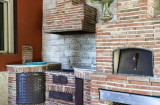 JTdCJTIyaXQlMjIlM0ElMjJWaWxsYSUyME51bnppYXRpbmElMjAlQzMlQTglMjB1bmElMjBzcGxlbmRpZGElMjB2aWxsYSUyMGltbWVyc2ElMjBuZWwlMjB2ZXJkZSUyQyUyMHNpdHVhdGElMjBpbiUyMHVuYSUyMHBvc2l6aW9uZSUyMHN0cmF0ZWdpY2ElMjB0cmElMjBDYXRhbmlhJTIwZSUyMFNpcmFjdXNhJTJDJTIwdmljaW5vJTIwYSUyMENhcmxlbnRpbmklMkMlMjBpZGVhbGUlMjBwZXIlMjBjaGklMjBkZXNpZGVyYSUyMHVuJTIwYW1iaWVudGUlMjB0cmFucXVpbGxvJTIwZSUyMHJpc2VydmF0byUyMHBlciUyMGNlbGVicmFyZSUyMG1hdHJpbW9uaSUyMGVkJTIwZXZlbnRpJTIwaW5kaW1lbnRpY2FiaWxpLiUyMCUyMExhJTIwdmlsbGElMjBvZmZyZSUyMGFtcGklMjBzcGF6aSUyMGVzdGVybmklMkMlMjB0cmElMjBjdWklM0ElMjAlMjBVbmElMjB6b25hJTIwYWRpYWNlbnRlJTIwYWxsYSUyMHBpc2NpbmElMkMlMjBwZXJmZXR0YSUyMHBlciUyMGNvY2t0YWlsJTIwZGklMjBiZW52ZW51dG8lMkMlMjBhcGVyaXRpdmklMjBvJTIwbW9tZW50aSUyMGRpJTIwcmVsYXglMjBpbW1lcnNpJTIwbmVsbGElMjBsdWNlJTIwZGVsJTIwc29sZS4lMjAlMjBVbiUyMGdyYW5kZSUyMHNwYXppbyUyMHZlcmRlJTIwZGklMjA2NTAlMjBtcSUyQyUyMGlkZWFsZSUyMHBlciUyMGFsbGVzdGltZW50aSUyMGRpJTIwYmFuY2hldHRpJTJDJTIwcHJhbnppJTIwZSUyMGNlbmUlMjBhbGwlRTIlODAlOTlhcGVydG8lMkMlMjBjb24lMjBsYSUyMHBvc3NpYmlsaXQlQzMlQTAlMjBkaSUyMG9yZ2FuaXp6YXJlJTIwbGElMjBkaXNwb3NpemlvbmUlMjBkZWdsaSUyMG9zcGl0aSUyMGluJTIwdG90YWxlJTIwbGliZXJ0JUMzJUEwLiUyMCUyMFVuJTIwc3VnZ2VzdGl2byUyMGJvc2NvJTJDJTIwdXRpbGl6emFiaWxlJTIwcGVyJTIwYnVmZmV0JTJDJTIwbW9tZW50aSUyMGNvbnZpdmlhbGklMjBvJTIwcGVyJTIwY2VsZWJyYXJlJTIwcml0aSUyMHNpbWJvbGljaSUyMGUlMjBjZXJpbW9uaWUlMjBpbiUyMHVuJUUyJTgwJTk5YXRtb3NmZXJhJTIwbmF0dXJhbGUlMjBlJTIwaW50aW1hLiUyMCUyMFNlcnZpemlvJTIwZ29sZiUyMGNhciUyMEFtcGlhJTIwcGFsZXN0cmElMjAlMjAlMjBMYSUyMHBhcnRlJTIwZGVkaWNhdGElMjBhbGxhJTIwYmFuY2hldHRpc3RpY2ElMjAlQzMlQTglMjBzZXJ2aXRhJTIwZGElMjBzZXJ2aXppJTIwaWdpZW5pY2klMjBzZXBhcmF0aSUyQyUyMGNvbW9kYW1lbnRlJTIwdmljaW5pJTIwYWxsJUUyJTgwJTk5YXJlYSUyQyUyMGdhcmFudGVuZG8lMjBwcmF0aWNpdCVDMyVBMCUyMGUlMjBjb21mb3J0JTIwYWdsaSUyMG9zcGl0aS4lMjAlMjBMYSUyMHZpbGxhJTIwZGlzcG9uZSUyMGFuY2hlJTIwZGklMjBwYXJjaGVnZ2lvJTIwcGVyJTIwZ2xpJTIwb3NwaXRpJTIwZSUyMG9mZnJlJTIwbGElMjBwb3NzaWJpbGl0JUMzJUEwJTIwZGklMjB1c3VmcnVpcmUlMjBkZWdsaSUyMHNwYXppJTIwaW50ZXJuaSUyMHBlciUyMHRyZSUyMGdpb3JuaSUyMGNvbnNlY3V0aXZpJTJDJTIwcHJldmlvJTIwYWNjb3JkbyUyMGUlMjBwcmVub3RhemlvbmUuJTIwUXVlc3RhJTIwb3B6aW9uZSUyMGNvbnNlbnRlJTIwYWdsaSUyMHNwb3NpJTIwZSUyMGFsbGUlMjBwZXJzb25lJTIwcGklQzMlQjklMjBjYXJlJTIwZGklMjB2aXZlcmUlMjBsJUUyJTgwJTk5aW50ZXJhJTIwZXNwZXJpZW56YSUyMGRlbCUyMG1hdHJpbW9uaW8lMjBpbiUyMHRvdGFsZSUyMHByaXZhY3klMjBlJTIwY29tb2RpdCVDMyVBMC4lMjAlMjBJbW1lcnNhJTIwaW4lMjB1biUyMGNvbnRlc3RvJTIwc2lsZW56aW9zbyUyMGUlMjBuYXR1cmFsZSUyQyUyMFZpbGxhJTIwTnVuemlhdGluYSUyMCVDMyVBOCUyMHBlcmZldHRhJTIwcGVyJTIwZm90b2dyYWZpZSUyMGUlMjByaXByZXNlJTIwZGFsbCVFMiU4MCU5OWFsdG8lMkMlMjBvZmZyZW5kbyUyMHNjZW5hcmklMjBlbGVnYW50aSUyMGUlMjBzdWdnZXN0aXZpJTIwcGVyJTIwY2F0dHVyYXJlJTIwb2duaSUyMG1vbWVudG8lMjBzcGVjaWFsZS4lMjAlMjBTRVJWSVpJJTIwJTIwVmlsbGElMjBOdW56aWF0aW5hJTIwb2ZmcmUlMjBhbXBpJTIwc3BhemklMjBlc3Rlcm5pJTIwZSUyMGFtYmllbnRpJTIwcmFmZmluYXRpJTJDJTIwaWRlYWxpJTIwcGVyJTIwYWNjb2dsaWVyZSUyMG1hdHJpbW9uaSUyMGVkJTIwZXZlbnRpJTIwZXNjbHVzaXZpJTNBJTIwJTVDdCVFMiU4MCVBMiU1Q3RBcmVhJTIwcGlzY2luYSUyMGNvbiUyMHpvbmElMjBhZGlhY2VudGUlMkMlMjBwZXJmZXR0YSUyMHBlciUyMGNvY2t0YWlsJTJDJTIwYXBlcml0aXZpJTIwbyUyMG1vbWVudGklMjBkaSUyMHJlbGF4JTIwaW1tZXJzaSUyMG5lbGxhJTIwbmF0dXJhJTIwZSUyMG5lbGxhJTIwbHVjZSUyMGRlbCUyMHNvbGUuJTIwJTVDdCVFMiU4MCVBMiU1Q3RBbXBpbyUyMGdpYXJkaW5vJTIwZGklMjA2NTAlMjBtcSUyQyUyMGlkZWFsZSUyMHBlciUyMGJhbmNoZXR0aSUyQyUyMHByYW56aSUyMGUlMjBjZW5lJTIwYWxsJUUyJTgwJTk5YXBlcnRvJTJDJTIwY29uJTIwbGElMjBwb3NzaWJpbGl0JUMzJUEwJTIwZGklMjBwZXJzb25hbGl6emFyZSUyMGxlJTIwZGlzcG9zaXppb25pJTIwaW4lMjBiYXNlJTIwYWxsZSUyMGVzaWdlbnplJTIwZGVnbGklMjBvc3BpdGkuJTIwJTVDdCVFMiU4MCVBMiU1Q3RCb3NjbyUyMHN1Z2dlc3Rpdm8lMkMlMjB1dGlsaXp6YWJpbGUlMjBwZXIlMjBidWZmZXQlMkMlMjBtb21lbnRpJTIwY29udml2aWFsaSUyMG8lMjBwZXIlMjByaXRpJTIwc2ltYm9saWNpJTIwZSUyMGNlcmltb25pZSUyMGluJTIwdW4lRTIlODAlOTlhdG1vc2ZlcmElMjBuYXR1cmFsZSUyMGUlMjBpbnRpbWEuJTIwJTVDdCVFMiU4MCVBMiU1Q3RQaWFubyUyMEIlMjBnYXJhbnRpdG8lM0ElMjBpbiUyMGNhc28lMjBkaSUyMGNvbmRpemlvbmklMjBtZXRlb3JvbG9naWNoZSUyMGF2dmVyc2UlMkMlMjAlQzMlQTglMjBkaXNwb25pYmlsZSUyMHVuYSUyMHRlbnNvc3RydXR0dXJhJTIwY29wZXJ0YSUyMChDcmlzdGFsKSUyMGNvbiUyMHVuYSUyMGNhcGllbnphJTIwZmlubyUyMGElMjAyNTAlMjBwZXJzb25lLiUyMChJbnNlcmlyZSUyMGZvdG8lMjB0ZW5kb3N0cnV0dHVyYSUyMENyaXN0YWwpJTIwJTIwRG90YXppb25pJTIwJTVDdCVFMiU4MCVBMiU1Q3RQaXNjaW5hJTIwJTVDdCVFMiU4MCVBMiU1Q3Rab25hJTIwc29sYXJpdW0lMjAlNUN0JUUyJTgwJUEyJTVDdEdpYXJkaW5vJTIwJTVDdCVFMiU4MCVBMiU1Q3RQYXJjaGVnZ2lvJTIwcHJpdmF0byUyMCU1Q3QlRTIlODAlQTIlNUN0QXJlYSUyMGZpdG5lc3MlMjAlNUN0JUUyJTgwJUEyJTVDdFdpLUZpJTIwJTVDdCVFMiU4MCVBMiU1Q3RBcmVhJTIwcmljZXZpbWVudGklMjAlNUN0JUUyJTgwJUEyJTVDdFNlcnZpemlvJTIwZ29sZiUyMGNhcnQlMjAlMjBDYW1lcmUlMjAlNUN0JUUyJTgwJUEyJTVDdDElMjBTdWl0ZSUyMFN1cGVyaW9yJTIwY29uJTIwdmFzY2ElMjBpZHJvbWFzc2FnZ2lvJTIwaW4lMjBjYW1lcmElMjAlNUN0JUUyJTgwJUEyJTVDdDElMjBDYW1lcmElMjBEZWx1eGUlMjAlNUN0JUUyJTgwJUEyJTVDdDElMjBDYW1lcmElMjBTdGFuZGFyZCUyMGNvbiUyMG1hbnNhcmRhJTIwJUYwJTlGJTkxJTg5JTIwVG90YWxlJTNBJTIwNyUyMHBvc3RpJTIwbGV0dG8lMjAlMjAlRTIlQjglQkIlMjAlMjBTRVJWSVpJJTIwQUdHSVVOVElWSSUyMCUyMFBlciUyMHJlbmRlcmUlMjBsJUUyJTgwJTk5ZXNwZXJpZW56YSUyMGFuY29yYSUyMHBpJUMzJUI5JTIwZXNjbHVzaXZhJTJDJTIwbGElMjB2aWxsYSUyMG1ldHRlJTIwYSUyMGRpc3Bvc2l6aW9uZSUyMHVuYSUyMHNlbGV6aW9uZSUyMGRpJTIwc2Vydml6aSUyMHByZW1pdW0lMjBmb3JuaXRpJTIwZGElMjBwYXJ0bmVyJTIwZXN0ZXJuaSUyMHF1YWxpZmljYXRpJTNBJTIwJTVDdCVFMiU4MCVBMiU1Q3RNYXNzYWdnaW8lMjBkaSUyMGNvcHBpYSUyMGNvbiUyMHZpc3RhJTIwcGFub3JhbWljYSUyMCU1Q3QlRTIlODAlQTIlNUN0UGl6emElMjBQYXJ0eSUyMCU1Q3QlRTIlODAlQTIlNUN0UG9vbCUyMFBhcnR5JTIwQnJ1bmNoJTIwJTVDdCVFMiU4MCVBMiU1Q3RUcmFzcG9ydG8lMjBwcml2YXRvJTIwJTVDdCVFMiU4MCVBMiU1Q3ROb2xlZ2dpbyUyMHlhY2h0JTIwJTIwJTIwJTIwJTIwJTIwJTIwJUUyJTgwJUEyJTIwJTIwJTIwJTIwJTIwJTIwQXV0byUyMGQlRTIlODAlOTllcG9jYSUyMCUyMCUyMCVFMiVCOCVCQiUyMCUyMENISSUyMFNJQU1PJTIwJTIwSW1tZXJzYSUyMG5lbCUyMHZlcmRlJTIwZSUyMHNpdHVhdGElMjBpbiUyMHVuYSUyMHBvc2l6aW9uZSUyMHN0cmF0ZWdpY2ElMjB0cmElMjBDYXRhbmlhJTIwZSUyMFNpcmFjdXNhJTJDJTIwYSUyMHBvY2hpJTIwcGFzc2klMjBkYSUyMENhcmxlbnRpbmklMkMlMjBWaWxsYSUyME51bnppYXRpbmElMjAlQzMlQTglMjBsYSUyMHNjZWx0YSUyMGlkZWFsZSUyMHBlciUyMGNoaSUyMGRlc2lkZXJhJTIwdW4lMjBhbWJpZW50ZSUyMHRyYW5xdWlsbG8lMjBlJTIwcmlzZXJ2YXRvJTIwcGVyJTIwY2VsZWJyYXJlJTIwbWF0cmltb25pJTIwZWQlMjBldmVudGklMjBpbmRpbWVudGljYWJpbGkuJTIwJTIwTGElMjB2aWxsYSUyMGRpc3BvbmUlMjBkaSUyMHNwYXppJTIwdmVyc2F0aWxpJTIwZSUyMHN1Z2dlc3RpdmklM0ElMjBsJUUyJTgwJTk5YXJlYSUyMHBpc2NpbmElMjBwZXIlMjBhY2NvZ2xpZXJlJTIwZ2xpJTIwb3NwaXRpJTIwY29uJTIwY29ja3RhaWwlMjBlJTIwYXBlcml0aXZpJTJDJTIwaWwlMjBnaWFyZGlubyUyMGRpJTIwNjUwJTIwbXElMjBwZXIlMjBwcmFuemklMjBlJTIwY2VuZSUyMGFsbCVFMiU4MCU5OWFwZXJ0byUyMGUlMjB1biUyMGJvc2NvJTIwaW5jYW50ZXZvbGUlMjBwZXJmZXR0byUyMHBlciUyMHJpdGklMjBzaW1ib2xpY2klMjBvJTIwbW9tZW50aSUyMGNvbnZpdmlhbGklMjBpbiUyMHVuJUUyJTgwJTk5YXRtb3NmZXJhJTIwaW50aW1hJTIwZSUyMG5hdHVyYWxlLiUyMCUyMEdsaSUyMHNwYXppJTIwaW50ZXJuaSUyQyUyMGRpc3BvbmliaWxpJTIwc3UlMjBwcmVub3RhemlvbmUlMjBwZXIlMjB1biUyMHNvZ2dpb3JubyUyMGZpbm8lMjBhJTIwdHJlJTIwZ2lvcm5pJTIwY29uc2VjdXRpdmklMkMlMjBjb25zZW50b25vJTIwYWdsaSUyMHNwb3NpJTIwZSUyMGFpJTIwbG9ybyUyMGNhcmklMjBkaSUyMHZpdmVyZSUyMGwlRTIlODAlOTlpbnRlcmElMjBlc3BlcmllbnphJTIwZGVsJTIwbWF0cmltb25pbyUyMGluJTIwdG90YWxlJTIwcHJpdmFjeSUyMGUlMjBjb21mb3J0LiUyMCUyMEdyYXppZSUyMGFsbGElMjBzdWElMjBwb3NpemlvbmUlMjBwcml2aWxlZ2lhdGElMjBlJTIwYWklMjBwYWVzYWdnaSUyMGNpcmNvc3RhbnRpJTJDJTIwVmlsbGElMjBOdW56aWF0aW5hJTIwcmFwcHJlc2VudGElMjBhbmNoZSUyMHVuYSUyMGNvcm5pY2UlMjBpZGVhbGUlMjBwZXIlMjBmb3RvZ3JhZmllJTIwZSUyMHJpcHJlc2UlMjBhZXJlZSUyQyUyMHJlZ2FsYW5kbyUyMHNjZW5hcmklMjBlbGVnYW50aSUyMGUlMjBzZW56YSUyMHRlbXBvLiUyMiU3RA== JTdCJTIyaXQlMjIlM0ElMjJWaWxsYSUyME51bnppYXRpbmElMjAlQzMlQTglMjB1bmElMjBzcGxlbmRpZGElMjB2aWxsYSUyMGltbWVyc2ElMjBuZWwlMjB2ZXJkZSUyQyUyMHNpdHVhdGElMjBpbiUyMHVuYSUyMHBvc2l6aW9uZSUyMHN0cmF0ZWdpY2ElMjB0cmElMjBDYXRhbmlhJTIwZSUyMFNpcmFjdXNhJTJDJTIwdmljaW5vJTIwYSUyMENhcmxlbnRpbmklMkMlMjBpZGVhbGUlMjBwZXIlMjBjaGklMjBkZXNpZGVyYSUyMHVuJTIwYW1iaWVudGUlMjB0cmFucXVpbGxvJTIwZSUyMHJpc2VydmF0byUyMHBlciUyMGNlbGVicmFyZSUyMG1hdHJpbW9uaSUyMGVkJTIwZXZlbnRpJTIwaW5kaW1lbnRpY2FiaWxpLiUyMCUyMExhJTIwdmlsbGElMjBvZmZyZSUyMGFtcGklMjBzcGF6aSUyMGVzdGVybmklMkMlMjB0cmElMjBjdWklM0ElMjAlMjBVbmElMjB6b25hJTIwYWRpYWNlbnRlJTIwYWxsYSUyMHBpc2NpbmElMkMlMjBwZXJmZXR0YSUyMHBlciUyMGNvY2t0YWlsJTIwZGklMjBiZW52ZW51dG8lMkMlMjBhcGVyaXRpdmklMjBvJTIwbW9tZW50aSUyMGRpJTIwcmVsYXglMjBpbW1lcnNpJTIwbmVsbGElMjBsdWNlJTIwZGVsJTIwc29sZS4lMjAlMjBVbiUyMGdyYW5kZSUyMHNwYXppbyUyMHZlcmRlJTIwZGklMjA2NTAlMjBtcSUyQyUyMGlkZWFsZSUyMHBlciUyMGFsbGVzdGltZW50aSUyMGRpJTIwYmFuY2hldHRpJTJDJTIwcHJhbnppJTIwZSUyMGNlbmUlMjBhbGwlRTIlODAlOTlhcGVydG8lMkMlMjBjb24lMjBsYSUyMHBvc3NpYmlsaXQlQzMlQTAlMjBkaSUyMG9yZ2FuaXp6YXJlJTIwbGElMjBkaXNwb3NpemlvbmUlMjBkZWdsaSUyMG9zcGl0aSUyMGluJTIwdG90YWxlJTIwbGliZXJ0JUMzJUEwLiUyMCUyMFVuJTIwc3VnZ2VzdGl2byUyMGJvc2NvJTJDJTIwdXRpbGl6emFiaWxlJTIwcGVyJTIwYnVmZmV0JTJDJTIwbW9tZW50aSUyMGNvbnZpdmlhbGklMjBvJTIwcGVyJTIwY2VsZWJyYXJlJTIwcml0aSUyMHNpbWJvbGljaSUyMGUlMjBjZXJpbW9uaWUlMjBpbiUyMHVuJUUyJTgwJTk5YXRtb3NmZXJhJTIwbmF0dXJhbGUlMjBlJTIwaW50aW1hLiUyMCUyMFNlcnZpemlvJTIwZ29sZiUyMGNhciUyMEFtcGlhJTIwcGFsZXN0cmElMjAlMjAlMjBMYSUyMHBhcnRlJTIwZGVkaWNhdGElMjBhbGxhJTIwYmFuY2hldHRpc3RpY2ElMjAlQzMlQTglMjBzZXJ2aXRhJTIwZGElMjBzZXJ2aXppJTIwaWdpZW5pY2klMjBzZXBhcmF0aSUyQyUyMGNvbW9kYW1lbnRlJTIwdmljaW5pJTIwYWxsJUUyJTgwJTk5YXJlYSUyQyUyMGdhcmFudGVuZG8lMjBwcmF0aWNpdCVDMyVBMCUyMGUlMjBjb21mb3J0JTIwYWdsaSUyMG9zcGl0aS4lMjAlMjBMYSUyMHZpbGxhJTIwZGlzcG9uZSUyMGFuY2hlJTIwZGklMjBwYXJjaGVnZ2lvJTIwcGVyJTIwZ2xpJTIwb3NwaXRpJTIwZSUyMG9mZnJlJTIwbGElMjBwb3NzaWJpbGl0JUMzJUEwJTIwZGklMjB1c3VmcnVpcmUlMjBkZWdsaSUyMHNwYXppJTIwaW50ZXJuaSUyMHBlciUyMHRyZSUyMGdpb3JuaSUyMGNvbnNlY3V0aXZpJTJDJTIwcHJldmlvJTIwYWNjb3JkbyUyMGUlMjBwcmVub3RhemlvbmUuJTIwUXVlc3RhJTIwb3B6aW9uZSUyMGNvbnNlbnRlJTIwYWdsaSUyMHNwb3NpJTIwZSUyMGFsbGUlMjBwZXJzb25lJTIwcGklQzMlQjklMjBjYXJlJTIwZGklMjB2aXZlcmUlMjBsJUUyJTgwJTk5aW50ZXJhJTIwZXNwZXJpZW56YSUyMGRlbCUyMG1hdHJpbW9uaW8lMjBpbiUyMHRvdGFsZSUyMHByaXZhY3klMjBlJTIwY29tb2RpdCVDMyVBMC4lMjAlMjBJbW1lcnNhJTIwaW4lMjB1biUyMGNvbnRlc3RvJTIwc2lsZW56aW9zbyUyMGUlMjBuYXR1cmFsZSUyQyUyMFZpbGxhJTIwTnVuemlhdGluYSUyMCVDMyVBOCUyMHBlcmZldHRhJTIwcGVyJTIwZm90b2dyYWZpZSUyMGUlMjByaXByZXNlJTIwZGFsbCVFMiU4MCU5OWFsdG8lMkMlMjBvZmZyZW5kbyUyMHNjZW5hcmklMjBlbGVnYW50aSUyMGUlMjBzdWdnZXN0aXZpJTIwcGVyJTIwY2F0dHVyYXJlJTIwb2duaSUyMG1vbWVudG8lMjBzcGVjaWFsZS4lMjAlMjBTRVJWSVpJJTIwJTIwVmlsbGElMjBOdW56aWF0aW5hJTIwb2ZmcmUlMjBhbXBpJTIwc3BhemklMjBlc3Rlcm5pJTIwZSUyMGFtYmllbnRpJTIwcmFmZmluYXRpJTJDJTIwaWRlYWxpJTIwcGVyJTIwYWNjb2dsaWVyZSUyMG1hdHJpbW9uaSUyMGVkJTIwZXZlbnRpJTIwZXNjbHVzaXZpJTNBJTIwJTVDdCVFMiU4MCVBMiU1Q3RBcmVhJTIwcGlzY2luYSUyMGNvbiUyMHpvbmElMjBhZGlhY2VudGUlMkMlMjBwZXJmZXR0YSUyMHBlciUyMGNvY2t0YWlsJTJDJTIwYXBlcml0aXZpJTIwbyUyMG1vbWVudGklMjBkaSUyMHJlbGF4JTIwaW1tZXJzaSUyMG5lbGxhJTIwbmF0dXJhJTIwZSUyMG5lbGxhJTIwbHVjZSUyMGRlbCUyMHNvbGUuJTIwJTVDdCVFMiU4MCVBMiU1Q3RBbXBpbyUyMGdpYXJkaW5vJTIwZGklMjA2NTAlMjBtcSUyQyUyMGlkZWFsZSUyMHBlciUyMGJhbmNoZXR0aSUyQyUyMHByYW56aSUyMGUlMjBjZW5lJTIwYWxsJUUyJTgwJTk5YXBlcnRvJTJDJTIwY29uJTIwbGElMjBwb3NzaWJpbGl0JUMzJUEwJTIwZGklMjBwZXJzb25hbGl6emFyZSUyMGxlJTIwZGlzcG9zaXppb25pJTIwaW4lMjBiYXNlJTIwYWxsZSUyMGVzaWdlbnplJTIwZGVnbGklMjBvc3BpdGkuJTIwJTVDdCVFMiU4MCVBMiU1Q3RCb3NjbyUyMHN1Z2dlc3Rpdm8lMkMlMjB1dGlsaXp6YWJpbGUlMjBwZXIlMjBidWZmZXQlMkMlMjBtb21lbnRpJTIwY29udml2aWFsaSUyMG8lMjBwZXIlMjByaXRpJTIwc2ltYm9saWNpJTIwZSUyMGNlcmltb25pZSUyMGluJTIwdW4lRTIlODAlOTlhdG1vc2ZlcmElMjBuYXR1cmFsZSUyMGUlMjBpbnRpbWEuJTIwJTVDdCVFMiU4MCVBMiU1Q3RQaWFubyUyMEIlMjBnYXJhbnRpdG8lM0ElMjBpbiUyMGNhc28lMjBkaSUyMGNvbmRpemlvbmklMjBtZXRlb3JvbG9naWNoZSUyMGF2dmVyc2UlMkMlMjAlQzMlQTglMjBkaXNwb25pYmlsZSUyMHVuYSUyMHRlbnNvc3RydXR0dXJhJTIwY29wZXJ0YSUyMChDcmlzdGFsKSUyMGNvbiUyMHVuYSUyMGNhcGllbnphJTIwZmlubyUyMGElMjAyNTAlMjBwZXJzb25lLiUyMChJbnNlcmlyZSUyMGZvdG8lMjB0ZW5kb3N0cnV0dHVyYSUyMENyaXN0YWwpJTIwJTIwRG90YXppb25pJTIwJTVDdCVFMiU4MCVBMiU1Q3RQaXNjaW5hJTIwJTVDdCVFMiU4MCVBMiU1Q3Rab25hJTIwc29sYXJpdW0lMjAlNUN0JUUyJTgwJUEyJTVDdEdpYXJkaW5vJTIwJTVDdCVFMiU4MCVBMiU1Q3RQYXJjaGVnZ2lvJTIwcHJpdmF0byUyMCU1Q3QlRTIlODAlQTIlNUN0QXJlYSUyMGZpdG5lc3MlMjAlNUN0JUUyJTgwJUEyJTVDdFdpLUZpJTIwJTVDdCVFMiU4MCVBMiU1Q3RBcmVhJTIwcmljZXZpbWVudGklMjAlNUN0JUUyJTgwJUEyJTVDdFNlcnZpemlvJTIwZ29sZiUyMGNhcnQlMjAlMjBDYW1lcmUlMjAlNUN0JUUyJTgwJUEyJTVDdDElMjBTdWl0ZSUyMFN1cGVyaW9yJTIwY29uJTIwdmFzY2ElMjBpZHJvbWFzc2FnZ2lvJTIwaW4lMjBjYW1lcmElMjAlNUN0JUUyJTgwJUEyJTVDdDElMjBDYW1lcmElMjBEZWx1eGUlMjAlNUN0JUUyJTgwJUEyJTVDdDElMjBDYW1lcmElMjBTdGFuZGFyZCUyMGNvbiUyMG1hbnNhcmRhJTIwJUYwJTlGJTkxJTg5JTIwVG90YWxlJTNBJTIwNyUyMHBvc3RpJTIwbGV0dG8lMjAlMjAlRTIlQjglQkIlMjAlMjBTRVJWSVpJJTIwQUdHSVVOVElWSSUyMCUyMFBlciUyMHJlbmRlcmUlMjBsJUUyJTgwJTk5ZXNwZXJpZW56YSUyMGFuY29yYSUyMHBpJUMzJUI5JTIwZXNjbHVzaXZhJTJDJTIwbGElMjB2aWxsYSUyMG1ldHRlJTIwYSUyMGRpc3Bvc2l6aW9uZSUyMHVuYSUyMHNlbGV6aW9uZSUyMGRpJTIwc2Vydml6aSUyMHByZW1pdW0lMjBmb3JuaXRpJTIwZGElMjBwYXJ0bmVyJTIwZXN0ZXJuaSUyMHF1YWxpZmljYXRpJTNBJTIwJTVDdCVFMiU4MCVBMiU1Q3RNYXNzYWdnaW8lMjBkaSUyMGNvcHBpYSUyMGNvbiUyMHZpc3RhJTIwcGFub3JhbWljYSUyMCU1Q3QlRTIlODAlQTIlNUN0UGl6emElMjBQYXJ0eSUyMCU1Q3QlRTIlODAlQTIlNUN0UG9vbCUyMFBhcnR5JTIwQnJ1bmNoJTIwJTVDdCVFMiU4MCVBMiU1Q3RUcmFzcG9ydG8lMjBwcml2YXRvJTIwJTVDdCVFMiU4MCVBMiU1Q3ROb2xlZ2dpbyUyMHlhY2h0JTIwJTIwJTIwJTIwJTIwJTIwJTIwJUUyJTgwJUEyJTIwJTIwJTIwJTIwJTIwJTIwQXV0byUyMGQlRTIlODAlOTllcG9jYSUyMCUyMCUyMCVFMiVCOCVCQiUyMCUyMENISSUyMFNJQU1PJTIwJTIwSW1tZXJzYSUyMG5lbCUyMHZlcmRlJTIwZSUyMHNpdHVhdGElMjBpbiUyMHVuYSUyMHBvc2l6aW9uZSUyMHN0cmF0ZWdpY2ElMjB0cmElMjBDYXRhbmlhJTIwZSUyMFNpcmFjdXNhJTJDJTIwYSUyMHBvY2hpJTIwcGFzc2klMjBkYSUyMENhcmxlbnRpbmklMkMlMjBWaWxsYSUyME51bnppYXRpbmElMjAlQzMlQTglMjBsYSUyMHNjZWx0YSUyMGlkZWFsZSUyMHBlciUyMGNoaSUyMGRlc2lkZXJhJTIwdW4lMjBhbWJpZW50ZSUyMHRyYW5xdWlsbG8lMjBlJTIwcmlzZXJ2YXRvJTIwcGVyJTIwY2VsZWJyYXJlJTIwbWF0cmltb25pJTIwZWQlMjBldmVudGklMjBpbmRpbWVudGljYWJpbGkuJTIwJTIwTGElMjB2aWxsYSUyMGRpc3BvbmUlMjBkaSUyMHNwYXppJTIwdmVyc2F0aWxpJTIwZSUyMHN1Z2dlc3RpdmklM0ElMjBsJUUyJTgwJTk5YXJlYSUyMHBpc2NpbmElMjBwZXIlMjBhY2NvZ2xpZXJlJTIwZ2xpJTIwb3NwaXRpJTIwY29uJTIwY29ja3RhaWwlMjBlJTIwYXBlcml0aXZpJTJDJTIwaWwlMjBnaWFyZGlubyUyMGRpJTIwNjUwJTIwbXElMjBwZXIlMjBwcmFuemklMjBlJTIwY2VuZSUyMGFsbCVFMiU4MCU5OWFwZXJ0byUyMGUlMjB1biUyMGJvc2NvJTIwaW5jYW50ZXZvbGUlMjBwZXJmZXR0byUyMHBlciUyMHJpdGklMjBzaW1ib2xpY2klMjBvJTIwbW9tZW50aSUyMGNvbnZpdmlhbGklMjBpbiUyMHVuJUUyJTgwJTk5YXRtb3NmZXJhJTIwaW50aW1hJTIwZSUyMG5hdHVyYWxlLiUyMCUyMEdsaSUyMHNwYXppJTIwaW50ZXJuaSUyQyUyMGRpc3BvbmliaWxpJTIwc3UlMjBwcmVub3RhemlvbmUlMjBwZXIlMjB1biUyMHNvZ2dpb3JubyUyMGZpbm8lMjBhJTIwdHJlJTIwZ2lvcm5pJTIwY29uc2VjdXRpdmklMkMlMjBjb25zZW50b25vJTIwYWdsaSUyMHNwb3NpJTIwZSUyMGFpJTIwbG9ybyUyMGNhcmklMjBkaSUyMHZpdmVyZSUyMGwlRTIlODAlOTlpbnRlcmElMjBlc3BlcmllbnphJTIwZGVsJTIwbWF0cmltb25pbyUyMGluJTIwdG90YWxlJTIwcHJpdmFjeSUyMGUlMjBjb21mb3J0LiUyMCUyMEdyYXppZSUyMGFsbGElMjBzdWElMjBwb3NpemlvbmUlMjBwcml2aWxlZ2lhdGElMjBlJTIwYWklMjBwYWVzYWdnaSUyMGNpcmNvc3RhbnRpJTJDJTIwVmlsbGElMjBOdW56aWF0aW5hJTIwcmFwcHJlc2VudGElMjBhbmNoZSUyMHVuYSUyMGNvcm5pY2UlMjBpZGVhbGUlMjBwZXIlMjBmb3RvZ3JhZmllJTIwZSUyMHJpcHJlc2UlMjBhZXJlZSUyQyUyMHJlZ2FsYW5kbyUyMHNjZW5hcmklMjBlbGVnYW50aSUyMGUlMjBzZW56YSUyMHRlbXBvLiUyMiU3RA==