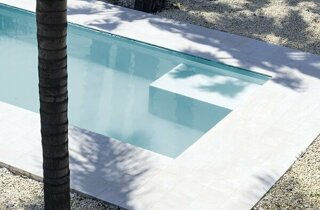 JTdCJTIyaXQlMjIlM0ElMjJWaWxsYSUyME51bnppYXRpbmElMjAlQzMlQTglMjB1bmElMjBzcGxlbmRpZGElMjB2aWxsYSUyMGltbWVyc2ElMjBuZWwlMjB2ZXJkZSUyQyUyMHNpdHVhdGElMjBpbiUyMHVuYSUyMHBvc2l6aW9uZSUyMHN0cmF0ZWdpY2ElMjB0cmElMjBDYXRhbmlhJTIwZSUyMFNpcmFjdXNhJTJDJTIwdmljaW5vJTIwYSUyMENhcmxlbnRpbmklMkMlMjBpZGVhbGUlMjBwZXIlMjBjaGklMjBkZXNpZGVyYSUyMHVuJTIwYW1iaWVudGUlMjB0cmFucXVpbGxvJTIwZSUyMHJpc2VydmF0byUyMHBlciUyMGNlbGVicmFyZSUyMG1hdHJpbW9uaSUyMGVkJTIwZXZlbnRpJTIwaW5kaW1lbnRpY2FiaWxpLiUyMCUyMExhJTIwdmlsbGElMjBvZmZyZSUyMGFtcGklMjBzcGF6aSUyMGVzdGVybmklMkMlMjB0cmElMjBjdWklM0ElMjAlMjBVbmElMjB6b25hJTIwYWRpYWNlbnRlJTIwYWxsYSUyMHBpc2NpbmElMkMlMjBwZXJmZXR0YSUyMHBlciUyMGNvY2t0YWlsJTIwZGklMjBiZW52ZW51dG8lMkMlMjBhcGVyaXRpdmklMjBvJTIwbW9tZW50aSUyMGRpJTIwcmVsYXglMjBpbW1lcnNpJTIwbmVsbGElMjBsdWNlJTIwZGVsJTIwc29sZS4lMjAlMjBVbiUyMGdyYW5kZSUyMHNwYXppbyUyMHZlcmRlJTIwZGklMjA2NTAlMjBtcSUyQyUyMGlkZWFsZSUyMHBlciUyMGFsbGVzdGltZW50aSUyMGRpJTIwYmFuY2hldHRpJTJDJTIwcHJhbnppJTIwZSUyMGNlbmUlMjBhbGwlRTIlODAlOTlhcGVydG8lMkMlMjBjb24lMjBsYSUyMHBvc3NpYmlsaXQlQzMlQTAlMjBkaSUyMG9yZ2FuaXp6YXJlJTIwbGElMjBkaXNwb3NpemlvbmUlMjBkZWdsaSUyMG9zcGl0aSUyMGluJTIwdG90YWxlJTIwbGliZXJ0JUMzJUEwLiUyMCUyMFVuJTIwc3VnZ2VzdGl2byUyMGJvc2NvJTJDJTIwdXRpbGl6emFiaWxlJTIwcGVyJTIwYnVmZmV0JTJDJTIwbW9tZW50aSUyMGNvbnZpdmlhbGklMjBvJTIwcGVyJTIwY2VsZWJyYXJlJTIwcml0aSUyMHNpbWJvbGljaSUyMGUlMjBjZXJpbW9uaWUlMjBpbiUyMHVuJUUyJTgwJTk5YXRtb3NmZXJhJTIwbmF0dXJhbGUlMjBlJTIwaW50aW1hLiUyMCUyMFNlcnZpemlvJTIwZ29sZiUyMGNhciUyMEFtcGlhJTIwcGFsZXN0cmElMjAlMjAlMjBMYSUyMHBhcnRlJTIwZGVkaWNhdGElMjBhbGxhJTIwYmFuY2hldHRpc3RpY2ElMjAlQzMlQTglMjBzZXJ2aXRhJTIwZGElMjBzZXJ2aXppJTIwaWdpZW5pY2klMjBzZXBhcmF0aSUyQyUyMGNvbW9kYW1lbnRlJTIwdmljaW5pJTIwYWxsJUUyJTgwJTk5YXJlYSUyQyUyMGdhcmFudGVuZG8lMjBwcmF0aWNpdCVDMyVBMCUyMGUlMjBjb21mb3J0JTIwYWdsaSUyMG9zcGl0aS4lMjAlMjBMYSUyMHZpbGxhJTIwZGlzcG9uZSUyMGFuY2hlJTIwZGklMjBwYXJjaGVnZ2lvJTIwcGVyJTIwZ2xpJTIwb3NwaXRpJTIwZSUyMG9mZnJlJTIwbGElMjBwb3NzaWJpbGl0JUMzJUEwJTIwZGklMjB1c3VmcnVpcmUlMjBkZWdsaSUyMHNwYXppJTIwaW50ZXJuaSUyMHBlciUyMHRyZSUyMGdpb3JuaSUyMGNvbnNlY3V0aXZpJTJDJTIwcHJldmlvJTIwYWNjb3JkbyUyMGUlMjBwcmVub3RhemlvbmUuJTIwUXVlc3RhJTIwb3B6aW9uZSUyMGNvbnNlbnRlJTIwYWdsaSUyMHNwb3NpJTIwZSUyMGFsbGUlMjBwZXJzb25lJTIwcGklQzMlQjklMjBjYXJlJTIwZGklMjB2aXZlcmUlMjBsJUUyJTgwJTk5aW50ZXJhJTIwZXNwZXJpZW56YSUyMGRlbCUyMG1hdHJpbW9uaW8lMjBpbiUyMHRvdGFsZSUyMHByaXZhY3klMjBlJTIwY29tb2RpdCVDMyVBMC4lMjAlMjBJbW1lcnNhJTIwaW4lMjB1biUyMGNvbnRlc3RvJTIwc2lsZW56aW9zbyUyMGUlMjBuYXR1cmFsZSUyQyUyMFZpbGxhJTIwTnVuemlhdGluYSUyMCVDMyVBOCUyMHBlcmZldHRhJTIwcGVyJTIwZm90b2dyYWZpZSUyMGUlMjByaXByZXNlJTIwZGFsbCVFMiU4MCU5OWFsdG8lMkMlMjBvZmZyZW5kbyUyMHNjZW5hcmklMjBlbGVnYW50aSUyMGUlMjBzdWdnZXN0aXZpJTIwcGVyJTIwY2F0dHVyYXJlJTIwb2duaSUyMG1vbWVudG8lMjBzcGVjaWFsZS4lMjAlMjBTRVJWSVpJJTIwJTIwVmlsbGElMjBOdW56aWF0aW5hJTIwb2ZmcmUlMjBhbXBpJTIwc3BhemklMjBlc3Rlcm5pJTIwZSUyMGFtYmllbnRpJTIwcmFmZmluYXRpJTJDJTIwaWRlYWxpJTIwcGVyJTIwYWNjb2dsaWVyZSUyMG1hdHJpbW9uaSUyMGVkJTIwZXZlbnRpJTIwZXNjbHVzaXZpJTNBJTIwJTVDdCVFMiU4MCVBMiU1Q3RBcmVhJTIwcGlzY2luYSUyMGNvbiUyMHpvbmElMjBhZGlhY2VudGUlMkMlMjBwZXJmZXR0YSUyMHBlciUyMGNvY2t0YWlsJTJDJTIwYXBlcml0aXZpJTIwbyUyMG1vbWVudGklMjBkaSUyMHJlbGF4JTIwaW1tZXJzaSUyMG5lbGxhJTIwbmF0dXJhJTIwZSUyMG5lbGxhJTIwbHVjZSUyMGRlbCUyMHNvbGUuJTIwJTVDdCVFMiU4MCVBMiU1Q3RBbXBpbyUyMGdpYXJkaW5vJTIwZGklMjA2NTAlMjBtcSUyQyUyMGlkZWFsZSUyMHBlciUyMGJhbmNoZXR0aSUyQyUyMHByYW56aSUyMGUlMjBjZW5lJTIwYWxsJUUyJTgwJTk5YXBlcnRvJTJDJTIwY29uJTIwbGElMjBwb3NzaWJpbGl0JUMzJUEwJTIwZGklMjBwZXJzb25hbGl6emFyZSUyMGxlJTIwZGlzcG9zaXppb25pJTIwaW4lMjBiYXNlJTIwYWxsZSUyMGVzaWdlbnplJTIwZGVnbGklMjBvc3BpdGkuJTIwJTVDdCVFMiU4MCVBMiU1Q3RCb3NjbyUyMHN1Z2dlc3Rpdm8lMkMlMjB1dGlsaXp6YWJpbGUlMjBwZXIlMjBidWZmZXQlMkMlMjBtb21lbnRpJTIwY29udml2aWFsaSUyMG8lMjBwZXIlMjByaXRpJTIwc2ltYm9saWNpJTIwZSUyMGNlcmltb25pZSUyMGluJTIwdW4lRTIlODAlOTlhdG1vc2ZlcmElMjBuYXR1cmFsZSUyMGUlMjBpbnRpbWEuJTIwJTVDdCVFMiU4MCVBMiU1Q3RQaWFubyUyMEIlMjBnYXJhbnRpdG8lM0ElMjBpbiUyMGNhc28lMjBkaSUyMGNvbmRpemlvbmklMjBtZXRlb3JvbG9naWNoZSUyMGF2dmVyc2UlMkMlMjAlQzMlQTglMjBkaXNwb25pYmlsZSUyMHVuYSUyMHRlbnNvc3RydXR0dXJhJTIwY29wZXJ0YSUyMChDcmlzdGFsKSUyMGNvbiUyMHVuYSUyMGNhcGllbnphJTIwZmlubyUyMGElMjAyNTAlMjBwZXJzb25lLiUyMChJbnNlcmlyZSUyMGZvdG8lMjB0ZW5kb3N0cnV0dHVyYSUyMENyaXN0YWwpJTIwJTIwRG90YXppb25pJTIwJTVDdCVFMiU4MCVBMiU1Q3RQaXNjaW5hJTIwJTVDdCVFMiU4MCVBMiU1Q3Rab25hJTIwc29sYXJpdW0lMjAlNUN0JUUyJTgwJUEyJTVDdEdpYXJkaW5vJTIwJTVDdCVFMiU4MCVBMiU1Q3RQYXJjaGVnZ2lvJTIwcHJpdmF0byUyMCU1Q3QlRTIlODAlQTIlNUN0QXJlYSUyMGZpdG5lc3MlMjAlNUN0JUUyJTgwJUEyJTVDdFdpLUZpJTIwJTVDdCVFMiU4MCVBMiU1Q3RBcmVhJTIwcmljZXZpbWVudGklMjAlNUN0JUUyJTgwJUEyJTVDdFNlcnZpemlvJTIwZ29sZiUyMGNhcnQlMjAlMjBDYW1lcmUlMjAlNUN0JUUyJTgwJUEyJTVDdDElMjBTdWl0ZSUyMFN1cGVyaW9yJTIwY29uJTIwdmFzY2ElMjBpZHJvbWFzc2FnZ2lvJTIwaW4lMjBjYW1lcmElMjAlNUN0JUUyJTgwJUEyJTVDdDElMjBDYW1lcmElMjBEZWx1eGUlMjAlNUN0JUUyJTgwJUEyJTVDdDElMjBDYW1lcmElMjBTdGFuZGFyZCUyMGNvbiUyMG1hbnNhcmRhJTIwJUYwJTlGJTkxJTg5JTIwVG90YWxlJTNBJTIwNyUyMHBvc3RpJTIwbGV0dG8lMjAlMjAlRTIlQjglQkIlMjAlMjBTRVJWSVpJJTIwQUdHSVVOVElWSSUyMCUyMFBlciUyMHJlbmRlcmUlMjBsJUUyJTgwJTk5ZXNwZXJpZW56YSUyMGFuY29yYSUyMHBpJUMzJUI5JTIwZXNjbHVzaXZhJTJDJTIwbGElMjB2aWxsYSUyMG1ldHRlJTIwYSUyMGRpc3Bvc2l6aW9uZSUyMHVuYSUyMHNlbGV6aW9uZSUyMGRpJTIwc2Vydml6aSUyMHByZW1pdW0lMjBmb3JuaXRpJTIwZGElMjBwYXJ0bmVyJTIwZXN0ZXJuaSUyMHF1YWxpZmljYXRpJTNBJTIwJTVDdCVFMiU4MCVBMiU1Q3RNYXNzYWdnaW8lMjBkaSUyMGNvcHBpYSUyMGNvbiUyMHZpc3RhJTIwcGFub3JhbWljYSUyMCU1Q3QlRTIlODAlQTIlNUN0UGl6emElMjBQYXJ0eSUyMCU1Q3QlRTIlODAlQTIlNUN0UG9vbCUyMFBhcnR5JTIwQnJ1bmNoJTIwJTVDdCVFMiU4MCVBMiU1Q3RUcmFzcG9ydG8lMjBwcml2YXRvJTIwJTVDdCVFMiU4MCVBMiU1Q3ROb2xlZ2dpbyUyMHlhY2h0JTIwJTIwJTIwJTIwJTIwJTIwJTIwJUUyJTgwJUEyJTIwJTIwJTIwJTIwJTIwJTIwQXV0byUyMGQlRTIlODAlOTllcG9jYSUyMCUyMCUyMCVFMiVCOCVCQiUyMCUyMENISSUyMFNJQU1PJTIwJTIwSW1tZXJzYSUyMG5lbCUyMHZlcmRlJTIwZSUyMHNpdHVhdGElMjBpbiUyMHVuYSUyMHBvc2l6aW9uZSUyMHN0cmF0ZWdpY2ElMjB0cmElMjBDYXRhbmlhJTIwZSUyMFNpcmFjdXNhJTJDJTIwYSUyMHBvY2hpJTIwcGFzc2klMjBkYSUyMENhcmxlbnRpbmklMkMlMjBWaWxsYSUyME51bnppYXRpbmElMjAlQzMlQTglMjBsYSUyMHNjZWx0YSUyMGlkZWFsZSUyMHBlciUyMGNoaSUyMGRlc2lkZXJhJTIwdW4lMjBhbWJpZW50ZSUyMHRyYW5xdWlsbG8lMjBlJTIwcmlzZXJ2YXRvJTIwcGVyJTIwY2VsZWJyYXJlJTIwbWF0cmltb25pJTIwZWQlMjBldmVudGklMjBpbmRpbWVudGljYWJpbGkuJTIwJTIwTGElMjB2aWxsYSUyMGRpc3BvbmUlMjBkaSUyMHNwYXppJTIwdmVyc2F0aWxpJTIwZSUyMHN1Z2dlc3RpdmklM0ElMjBsJUUyJTgwJTk5YXJlYSUyMHBpc2NpbmElMjBwZXIlMjBhY2NvZ2xpZXJlJTIwZ2xpJTIwb3NwaXRpJTIwY29uJTIwY29ja3RhaWwlMjBlJTIwYXBlcml0aXZpJTJDJTIwaWwlMjBnaWFyZGlubyUyMGRpJTIwNjUwJTIwbXElMjBwZXIlMjBwcmFuemklMjBlJTIwY2VuZSUyMGFsbCVFMiU4MCU5OWFwZXJ0byUyMGUlMjB1biUyMGJvc2NvJTIwaW5jYW50ZXZvbGUlMjBwZXJmZXR0byUyMHBlciUyMHJpdGklMjBzaW1ib2xpY2klMjBvJTIwbW9tZW50aSUyMGNvbnZpdmlhbGklMjBpbiUyMHVuJUUyJTgwJTk5YXRtb3NmZXJhJTIwaW50aW1hJTIwZSUyMG5hdHVyYWxlLiUyMCUyMEdsaSUyMHNwYXppJTIwaW50ZXJuaSUyQyUyMGRpc3BvbmliaWxpJTIwc3UlMjBwcmVub3RhemlvbmUlMjBwZXIlMjB1biUyMHNvZ2dpb3JubyUyMGZpbm8lMjBhJTIwdHJlJTIwZ2lvcm5pJTIwY29uc2VjdXRpdmklMkMlMjBjb25zZW50b25vJTIwYWdsaSUyMHNwb3NpJTIwZSUyMGFpJTIwbG9ybyUyMGNhcmklMjBkaSUyMHZpdmVyZSUyMGwlRTIlODAlOTlpbnRlcmElMjBlc3BlcmllbnphJTIwZGVsJTIwbWF0cmltb25pbyUyMGluJTIwdG90YWxlJTIwcHJpdmFjeSUyMGUlMjBjb21mb3J0LiUyMCUyMEdyYXppZSUyMGFsbGElMjBzdWElMjBwb3NpemlvbmUlMjBwcml2aWxlZ2lhdGElMjBlJTIwYWklMjBwYWVzYWdnaSUyMGNpcmNvc3RhbnRpJTJDJTIwVmlsbGElMjBOdW56aWF0aW5hJTIwcmFwcHJlc2VudGElMjBhbmNoZSUyMHVuYSUyMGNvcm5pY2UlMjBpZGVhbGUlMjBwZXIlMjBmb3RvZ3JhZmllJTIwZSUyMHJpcHJlc2UlMjBhZXJlZSUyQyUyMHJlZ2FsYW5kbyUyMHNjZW5hcmklMjBlbGVnYW50aSUyMGUlMjBzZW56YSUyMHRlbXBvLiUyMiU3RA== JTdCJTIyaXQlMjIlM0ElMjJWaWxsYSUyME51bnppYXRpbmElMjAlQzMlQTglMjB1bmElMjBzcGxlbmRpZGElMjB2aWxsYSUyMGltbWVyc2ElMjBuZWwlMjB2ZXJkZSUyQyUyMHNpdHVhdGElMjBpbiUyMHVuYSUyMHBvc2l6aW9uZSUyMHN0cmF0ZWdpY2ElMjB0cmElMjBDYXRhbmlhJTIwZSUyMFNpcmFjdXNhJTJDJTIwdmljaW5vJTIwYSUyMENhcmxlbnRpbmklMkMlMjBpZGVhbGUlMjBwZXIlMjBjaGklMjBkZXNpZGVyYSUyMHVuJTIwYW1iaWVudGUlMjB0cmFucXVpbGxvJTIwZSUyMHJpc2VydmF0byUyMHBlciUyMGNlbGVicmFyZSUyMG1hdHJpbW9uaSUyMGVkJTIwZXZlbnRpJTIwaW5kaW1lbnRpY2FiaWxpLiUyMCUyMExhJTIwdmlsbGElMjBvZmZyZSUyMGFtcGklMjBzcGF6aSUyMGVzdGVybmklMkMlMjB0cmElMjBjdWklM0ElMjAlMjBVbmElMjB6b25hJTIwYWRpYWNlbnRlJTIwYWxsYSUyMHBpc2NpbmElMkMlMjBwZXJmZXR0YSUyMHBlciUyMGNvY2t0YWlsJTIwZGklMjBiZW52ZW51dG8lMkMlMjBhcGVyaXRpdmklMjBvJTIwbW9tZW50aSUyMGRpJTIwcmVsYXglMjBpbW1lcnNpJTIwbmVsbGElMjBsdWNlJTIwZGVsJTIwc29sZS4lMjAlMjBVbiUyMGdyYW5kZSUyMHNwYXppbyUyMHZlcmRlJTIwZGklMjA2NTAlMjBtcSUyQyUyMGlkZWFsZSUyMHBlciUyMGFsbGVzdGltZW50aSUyMGRpJTIwYmFuY2hldHRpJTJDJTIwcHJhbnppJTIwZSUyMGNlbmUlMjBhbGwlRTIlODAlOTlhcGVydG8lMkMlMjBjb24lMjBsYSUyMHBvc3NpYmlsaXQlQzMlQTAlMjBkaSUyMG9yZ2FuaXp6YXJlJTIwbGElMjBkaXNwb3NpemlvbmUlMjBkZWdsaSUyMG9zcGl0aSUyMGluJTIwdG90YWxlJTIwbGliZXJ0JUMzJUEwLiUyMCUyMFVuJTIwc3VnZ2VzdGl2byUyMGJvc2NvJTJDJTIwdXRpbGl6emFiaWxlJTIwcGVyJTIwYnVmZmV0JTJDJTIwbW9tZW50aSUyMGNvbnZpdmlhbGklMjBvJTIwcGVyJTIwY2VsZWJyYXJlJTIwcml0aSUyMHNpbWJvbGljaSUyMGUlMjBjZXJpbW9uaWUlMjBpbiUyMHVuJUUyJTgwJTk5YXRtb3NmZXJhJTIwbmF0dXJhbGUlMjBlJTIwaW50aW1hLiUyMCUyMFNlcnZpemlvJTIwZ29sZiUyMGNhciUyMEFtcGlhJTIwcGFsZXN0cmElMjAlMjAlMjBMYSUyMHBhcnRlJTIwZGVkaWNhdGElMjBhbGxhJTIwYmFuY2hldHRpc3RpY2ElMjAlQzMlQTglMjBzZXJ2aXRhJTIwZGElMjBzZXJ2aXppJTIwaWdpZW5pY2klMjBzZXBhcmF0aSUyQyUyMGNvbW9kYW1lbnRlJTIwdmljaW5pJTIwYWxsJUUyJTgwJTk5YXJlYSUyQyUyMGdhcmFudGVuZG8lMjBwcmF0aWNpdCVDMyVBMCUyMGUlMjBjb21mb3J0JTIwYWdsaSUyMG9zcGl0aS4lMjAlMjBMYSUyMHZpbGxhJTIwZGlzcG9uZSUyMGFuY2hlJTIwZGklMjBwYXJjaGVnZ2lvJTIwcGVyJTIwZ2xpJTIwb3NwaXRpJTIwZSUyMG9mZnJlJTIwbGElMjBwb3NzaWJpbGl0JUMzJUEwJTIwZGklMjB1c3VmcnVpcmUlMjBkZWdsaSUyMHNwYXppJTIwaW50ZXJuaSUyMHBlciUyMHRyZSUyMGdpb3JuaSUyMGNvbnNlY3V0aXZpJTJDJTIwcHJldmlvJTIwYWNjb3JkbyUyMGUlMjBwcmVub3RhemlvbmUuJTIwUXVlc3RhJTIwb3B6aW9uZSUyMGNvbnNlbnRlJTIwYWdsaSUyMHNwb3NpJTIwZSUyMGFsbGUlMjBwZXJzb25lJTIwcGklQzMlQjklMjBjYXJlJTIwZGklMjB2aXZlcmUlMjBsJUUyJTgwJTk5aW50ZXJhJTIwZXNwZXJpZW56YSUyMGRlbCUyMG1hdHJpbW9uaW8lMjBpbiUyMHRvdGFsZSUyMHByaXZhY3klMjBlJTIwY29tb2RpdCVDMyVBMC4lMjAlMjBJbW1lcnNhJTIwaW4lMjB1biUyMGNvbnRlc3RvJTIwc2lsZW56aW9zbyUyMGUlMjBuYXR1cmFsZSUyQyUyMFZpbGxhJTIwTnVuemlhdGluYSUyMCVDMyVBOCUyMHBlcmZldHRhJTIwcGVyJTIwZm90b2dyYWZpZSUyMGUlMjByaXByZXNlJTIwZGFsbCVFMiU4MCU5OWFsdG8lMkMlMjBvZmZyZW5kbyUyMHNjZW5hcmklMjBlbGVnYW50aSUyMGUlMjBzdWdnZXN0aXZpJTIwcGVyJTIwY2F0dHVyYXJlJTIwb2duaSUyMG1vbWVudG8lMjBzcGVjaWFsZS4lMjAlMjBTRVJWSVpJJTIwJTIwVmlsbGElMjBOdW56aWF0aW5hJTIwb2ZmcmUlMjBhbXBpJTIwc3BhemklMjBlc3Rlcm5pJTIwZSUyMGFtYmllbnRpJTIwcmFmZmluYXRpJTJDJTIwaWRlYWxpJTIwcGVyJTIwYWNjb2dsaWVyZSUyMG1hdHJpbW9uaSUyMGVkJTIwZXZlbnRpJTIwZXNjbHVzaXZpJTNBJTIwJTVDdCVFMiU4MCVBMiU1Q3RBcmVhJTIwcGlzY2luYSUyMGNvbiUyMHpvbmElMjBhZGlhY2VudGUlMkMlMjBwZXJmZXR0YSUyMHBlciUyMGNvY2t0YWlsJTJDJTIwYXBlcml0aXZpJTIwbyUyMG1vbWVudGklMjBkaSUyMHJlbGF4JTIwaW1tZXJzaSUyMG5lbGxhJTIwbmF0dXJhJTIwZSUyMG5lbGxhJTIwbHVjZSUyMGRlbCUyMHNvbGUuJTIwJTVDdCVFMiU4MCVBMiU1Q3RBbXBpbyUyMGdpYXJkaW5vJTIwZGklMjA2NTAlMjBtcSUyQyUyMGlkZWFsZSUyMHBlciUyMGJhbmNoZXR0aSUyQyUyMHByYW56aSUyMGUlMjBjZW5lJTIwYWxsJUUyJTgwJTk5YXBlcnRvJTJDJTIwY29uJTIwbGElMjBwb3NzaWJpbGl0JUMzJUEwJTIwZGklMjBwZXJzb25hbGl6emFyZSUyMGxlJTIwZGlzcG9zaXppb25pJTIwaW4lMjBiYXNlJTIwYWxsZSUyMGVzaWdlbnplJTIwZGVnbGklMjBvc3BpdGkuJTIwJTVDdCVFMiU4MCVBMiU1Q3RCb3NjbyUyMHN1Z2dlc3Rpdm8lMkMlMjB1dGlsaXp6YWJpbGUlMjBwZXIlMjBidWZmZXQlMkMlMjBtb21lbnRpJTIwY29udml2aWFsaSUyMG8lMjBwZXIlMjByaXRpJTIwc2ltYm9saWNpJTIwZSUyMGNlcmltb25pZSUyMGluJTIwdW4lRTIlODAlOTlhdG1vc2ZlcmElMjBuYXR1cmFsZSUyMGUlMjBpbnRpbWEuJTIwJTVDdCVFMiU4MCVBMiU1Q3RQaWFubyUyMEIlMjBnYXJhbnRpdG8lM0ElMjBpbiUyMGNhc28lMjBkaSUyMGNvbmRpemlvbmklMjBtZXRlb3JvbG9naWNoZSUyMGF2dmVyc2UlMkMlMjAlQzMlQTglMjBkaXNwb25pYmlsZSUyMHVuYSUyMHRlbnNvc3RydXR0dXJhJTIwY29wZXJ0YSUyMChDcmlzdGFsKSUyMGNvbiUyMHVuYSUyMGNhcGllbnphJTIwZmlubyUyMGElMjAyNTAlMjBwZXJzb25lLiUyMChJbnNlcmlyZSUyMGZvdG8lMjB0ZW5kb3N0cnV0dHVyYSUyMENyaXN0YWwpJTIwJTIwRG90YXppb25pJTIwJTVDdCVFMiU4MCVBMiU1Q3RQaXNjaW5hJTIwJTVDdCVFMiU4MCVBMiU1Q3Rab25hJTIwc29sYXJpdW0lMjAlNUN0JUUyJTgwJUEyJTVDdEdpYXJkaW5vJTIwJTVDdCVFMiU4MCVBMiU1Q3RQYXJjaGVnZ2lvJTIwcHJpdmF0byUyMCU1Q3QlRTIlODAlQTIlNUN0QXJlYSUyMGZpdG5lc3MlMjAlNUN0JUUyJTgwJUEyJTVDdFdpLUZpJTIwJTVDdCVFMiU4MCVBMiU1Q3RBcmVhJTIwcmljZXZpbWVudGklMjAlNUN0JUUyJTgwJUEyJTVDdFNlcnZpemlvJTIwZ29sZiUyMGNhcnQlMjAlMjBDYW1lcmUlMjAlNUN0JUUyJTgwJUEyJTVDdDElMjBTdWl0ZSUyMFN1cGVyaW9yJTIwY29uJTIwdmFzY2ElMjBpZHJvbWFzc2FnZ2lvJTIwaW4lMjBjYW1lcmElMjAlNUN0JUUyJTgwJUEyJTVDdDElMjBDYW1lcmElMjBEZWx1eGUlMjAlNUN0JUUyJTgwJUEyJTVDdDElMjBDYW1lcmElMjBTdGFuZGFyZCUyMGNvbiUyMG1hbnNhcmRhJTIwJUYwJTlGJTkxJTg5JTIwVG90YWxlJTNBJTIwNyUyMHBvc3RpJTIwbGV0dG8lMjAlMjAlRTIlQjglQkIlMjAlMjBTRVJWSVpJJTIwQUdHSVVOVElWSSUyMCUyMFBlciUyMHJlbmRlcmUlMjBsJUUyJTgwJTk5ZXNwZXJpZW56YSUyMGFuY29yYSUyMHBpJUMzJUI5JTIwZXNjbHVzaXZhJTJDJTIwbGElMjB2aWxsYSUyMG1ldHRlJTIwYSUyMGRpc3Bvc2l6aW9uZSUyMHVuYSUyMHNlbGV6aW9uZSUyMGRpJTIwc2Vydml6aSUyMHByZW1pdW0lMjBmb3JuaXRpJTIwZGElMjBwYXJ0bmVyJTIwZXN0ZXJuaSUyMHF1YWxpZmljYXRpJTNBJTIwJTVDdCVFMiU4MCVBMiU1Q3RNYXNzYWdnaW8lMjBkaSUyMGNvcHBpYSUyMGNvbiUyMHZpc3RhJTIwcGFub3JhbWljYSUyMCU1Q3QlRTIlODAlQTIlNUN0UGl6emElMjBQYXJ0eSUyMCU1Q3QlRTIlODAlQTIlNUN0UG9vbCUyMFBhcnR5JTIwQnJ1bmNoJTIwJTVDdCVFMiU4MCVBMiU1Q3RUcmFzcG9ydG8lMjBwcml2YXRvJTIwJTVDdCVFMiU4MCVBMiU1Q3ROb2xlZ2dpbyUyMHlhY2h0JTIwJTIwJTIwJTIwJTIwJTIwJTIwJUUyJTgwJUEyJTIwJTIwJTIwJTIwJTIwJTIwQXV0byUyMGQlRTIlODAlOTllcG9jYSUyMCUyMCUyMCVFMiVCOCVCQiUyMCUyMENISSUyMFNJQU1PJTIwJTIwSW1tZXJzYSUyMG5lbCUyMHZlcmRlJTIwZSUyMHNpdHVhdGElMjBpbiUyMHVuYSUyMHBvc2l6aW9uZSUyMHN0cmF0ZWdpY2ElMjB0cmElMjBDYXRhbmlhJTIwZSUyMFNpcmFjdXNhJTJDJTIwYSUyMHBvY2hpJTIwcGFzc2klMjBkYSUyMENhcmxlbnRpbmklMkMlMjBWaWxsYSUyME51bnppYXRpbmElMjAlQzMlQTglMjBsYSUyMHNjZWx0YSUyMGlkZWFsZSUyMHBlciUyMGNoaSUyMGRlc2lkZXJhJTIwdW4lMjBhbWJpZW50ZSUyMHRyYW5xdWlsbG8lMjBlJTIwcmlzZXJ2YXRvJTIwcGVyJTIwY2VsZWJyYXJlJTIwbWF0cmltb25pJTIwZWQlMjBldmVudGklMjBpbmRpbWVudGljYWJpbGkuJTIwJTIwTGElMjB2aWxsYSUyMGRpc3BvbmUlMjBkaSUyMHNwYXppJTIwdmVyc2F0aWxpJTIwZSUyMHN1Z2dlc3RpdmklM0ElMjBsJUUyJTgwJTk5YXJlYSUyMHBpc2NpbmElMjBwZXIlMjBhY2NvZ2xpZXJlJTIwZ2xpJTIwb3NwaXRpJTIwY29uJTIwY29ja3RhaWwlMjBlJTIwYXBlcml0aXZpJTJDJTIwaWwlMjBnaWFyZGlubyUyMGRpJTIwNjUwJTIwbXElMjBwZXIlMjBwcmFuemklMjBlJTIwY2VuZSUyMGFsbCVFMiU4MCU5OWFwZXJ0byUyMGUlMjB1biUyMGJvc2NvJTIwaW5jYW50ZXZvbGUlMjBwZXJmZXR0byUyMHBlciUyMHJpdGklMjBzaW1ib2xpY2klMjBvJTIwbW9tZW50aSUyMGNvbnZpdmlhbGklMjBpbiUyMHVuJUUyJTgwJTk5YXRtb3NmZXJhJTIwaW50aW1hJTIwZSUyMG5hdHVyYWxlLiUyMCUyMEdsaSUyMHNwYXppJTIwaW50ZXJuaSUyQyUyMGRpc3BvbmliaWxpJTIwc3UlMjBwcmVub3RhemlvbmUlMjBwZXIlMjB1biUyMHNvZ2dpb3JubyUyMGZpbm8lMjBhJTIwdHJlJTIwZ2lvcm5pJTIwY29uc2VjdXRpdmklMkMlMjBjb25zZW50b25vJTIwYWdsaSUyMHNwb3NpJTIwZSUyMGFpJTIwbG9ybyUyMGNhcmklMjBkaSUyMHZpdmVyZSUyMGwlRTIlODAlOTlpbnRlcmElMjBlc3BlcmllbnphJTIwZGVsJTIwbWF0cmltb25pbyUyMGluJTIwdG90YWxlJTIwcHJpdmFjeSUyMGUlMjBjb21mb3J0LiUyMCUyMEdyYXppZSUyMGFsbGElMjBzdWElMjBwb3NpemlvbmUlMjBwcml2aWxlZ2lhdGElMjBlJTIwYWklMjBwYWVzYWdnaSUyMGNpcmNvc3RhbnRpJTJDJTIwVmlsbGElMjBOdW56aWF0aW5hJTIwcmFwcHJlc2VudGElMjBhbmNoZSUyMHVuYSUyMGNvcm5pY2UlMjBpZGVhbGUlMjBwZXIlMjBmb3RvZ3JhZmllJTIwZSUyMHJpcHJlc2UlMjBhZXJlZSUyQyUyMHJlZ2FsYW5kbyUyMHNjZW5hcmklMjBlbGVnYW50aSUyMGUlMjBzZW56YSUyMHRlbXBvLiUyMiU3RA==