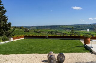 JTdCJTIyaXQlMjIlM0ElMjJWaWxsYSUyME51bnppYXRpbmElMjAlQzMlQTglMjB1bmElMjBzcGxlbmRpZGElMjB2aWxsYSUyMGltbWVyc2ElMjBuZWwlMjB2ZXJkZSUyQyUyMHNpdHVhdGElMjBpbiUyMHVuYSUyMHBvc2l6aW9uZSUyMHN0cmF0ZWdpY2ElMjB0cmElMjBDYXRhbmlhJTIwZSUyMFNpcmFjdXNhJTJDJTIwdmljaW5vJTIwYSUyMENhcmxlbnRpbmklMkMlMjBpZGVhbGUlMjBwZXIlMjBjaGklMjBkZXNpZGVyYSUyMHVuJTIwYW1iaWVudGUlMjB0cmFucXVpbGxvJTIwZSUyMHJpc2VydmF0byUyMHBlciUyMGNlbGVicmFyZSUyMG1hdHJpbW9uaSUyMGVkJTIwZXZlbnRpJTIwaW5kaW1lbnRpY2FiaWxpLiUyMCUyMExhJTIwdmlsbGElMjBvZmZyZSUyMGFtcGklMjBzcGF6aSUyMGVzdGVybmklMkMlMjB0cmElMjBjdWklM0ElMjAlMjBVbmElMjB6b25hJTIwYWRpYWNlbnRlJTIwYWxsYSUyMHBpc2NpbmElMkMlMjBwZXJmZXR0YSUyMHBlciUyMGNvY2t0YWlsJTIwZGklMjBiZW52ZW51dG8lMkMlMjBhcGVyaXRpdmklMjBvJTIwbW9tZW50aSUyMGRpJTIwcmVsYXglMjBpbW1lcnNpJTIwbmVsbGElMjBsdWNlJTIwZGVsJTIwc29sZS4lMjAlMjBVbiUyMGdyYW5kZSUyMHNwYXppbyUyMHZlcmRlJTIwZGklMjA2NTAlMjBtcSUyQyUyMGlkZWFsZSUyMHBlciUyMGFsbGVzdGltZW50aSUyMGRpJTIwYmFuY2hldHRpJTJDJTIwcHJhbnppJTIwZSUyMGNlbmUlMjBhbGwlRTIlODAlOTlhcGVydG8lMkMlMjBjb24lMjBsYSUyMHBvc3NpYmlsaXQlQzMlQTAlMjBkaSUyMG9yZ2FuaXp6YXJlJTIwbGElMjBkaXNwb3NpemlvbmUlMjBkZWdsaSUyMG9zcGl0aSUyMGluJTIwdG90YWxlJTIwbGliZXJ0JUMzJUEwLiUyMCUyMFVuJTIwc3VnZ2VzdGl2byUyMGJvc2NvJTJDJTIwdXRpbGl6emFiaWxlJTIwcGVyJTIwYnVmZmV0JTJDJTIwbW9tZW50aSUyMGNvbnZpdmlhbGklMjBvJTIwcGVyJTIwY2VsZWJyYXJlJTIwcml0aSUyMHNpbWJvbGljaSUyMGUlMjBjZXJpbW9uaWUlMjBpbiUyMHVuJUUyJTgwJTk5YXRtb3NmZXJhJTIwbmF0dXJhbGUlMjBlJTIwaW50aW1hLiUyMCUyMFNlcnZpemlvJTIwZ29sZiUyMGNhciUyMEFtcGlhJTIwcGFsZXN0cmElMjAlMjAlMjBMYSUyMHBhcnRlJTIwZGVkaWNhdGElMjBhbGxhJTIwYmFuY2hldHRpc3RpY2ElMjAlQzMlQTglMjBzZXJ2aXRhJTIwZGElMjBzZXJ2aXppJTIwaWdpZW5pY2klMjBzZXBhcmF0aSUyQyUyMGNvbW9kYW1lbnRlJTIwdmljaW5pJTIwYWxsJUUyJTgwJTk5YXJlYSUyQyUyMGdhcmFudGVuZG8lMjBwcmF0aWNpdCVDMyVBMCUyMGUlMjBjb21mb3J0JTIwYWdsaSUyMG9zcGl0aS4lMjAlMjBMYSUyMHZpbGxhJTIwZGlzcG9uZSUyMGFuY2hlJTIwZGklMjBwYXJjaGVnZ2lvJTIwcGVyJTIwZ2xpJTIwb3NwaXRpJTIwZSUyMG9mZnJlJTIwbGElMjBwb3NzaWJpbGl0JUMzJUEwJTIwZGklMjB1c3VmcnVpcmUlMjBkZWdsaSUyMHNwYXppJTIwaW50ZXJuaSUyMHBlciUyMHRyZSUyMGdpb3JuaSUyMGNvbnNlY3V0aXZpJTJDJTIwcHJldmlvJTIwYWNjb3JkbyUyMGUlMjBwcmVub3RhemlvbmUuJTIwUXVlc3RhJTIwb3B6aW9uZSUyMGNvbnNlbnRlJTIwYWdsaSUyMHNwb3NpJTIwZSUyMGFsbGUlMjBwZXJzb25lJTIwcGklQzMlQjklMjBjYXJlJTIwZGklMjB2aXZlcmUlMjBsJUUyJTgwJTk5aW50ZXJhJTIwZXNwZXJpZW56YSUyMGRlbCUyMG1hdHJpbW9uaW8lMjBpbiUyMHRvdGFsZSUyMHByaXZhY3klMjBlJTIwY29tb2RpdCVDMyVBMC4lMjAlMjBJbW1lcnNhJTIwaW4lMjB1biUyMGNvbnRlc3RvJTIwc2lsZW56aW9zbyUyMGUlMjBuYXR1cmFsZSUyQyUyMFZpbGxhJTIwTnVuemlhdGluYSUyMCVDMyVBOCUyMHBlcmZldHRhJTIwcGVyJTIwZm90b2dyYWZpZSUyMGUlMjByaXByZXNlJTIwZGFsbCVFMiU4MCU5OWFsdG8lMkMlMjBvZmZyZW5kbyUyMHNjZW5hcmklMjBlbGVnYW50aSUyMGUlMjBzdWdnZXN0aXZpJTIwcGVyJTIwY2F0dHVyYXJlJTIwb2duaSUyMG1vbWVudG8lMjBzcGVjaWFsZS4lMjAlMjBTRVJWSVpJJTIwJTIwVmlsbGElMjBOdW56aWF0aW5hJTIwb2ZmcmUlMjBhbXBpJTIwc3BhemklMjBlc3Rlcm5pJTIwZSUyMGFtYmllbnRpJTIwcmFmZmluYXRpJTJDJTIwaWRlYWxpJTIwcGVyJTIwYWNjb2dsaWVyZSUyMG1hdHJpbW9uaSUyMGVkJTIwZXZlbnRpJTIwZXNjbHVzaXZpJTNBJTIwJTVDdCVFMiU4MCVBMiU1Q3RBcmVhJTIwcGlzY2luYSUyMGNvbiUyMHpvbmElMjBhZGlhY2VudGUlMkMlMjBwZXJmZXR0YSUyMHBlciUyMGNvY2t0YWlsJTJDJTIwYXBlcml0aXZpJTIwbyUyMG1vbWVudGklMjBkaSUyMHJlbGF4JTIwaW1tZXJzaSUyMG5lbGxhJTIwbmF0dXJhJTIwZSUyMG5lbGxhJTIwbHVjZSUyMGRlbCUyMHNvbGUuJTIwJTVDdCVFMiU4MCVBMiU1Q3RBbXBpbyUyMGdpYXJkaW5vJTIwZGklMjA2NTAlMjBtcSUyQyUyMGlkZWFsZSUyMHBlciUyMGJhbmNoZXR0aSUyQyUyMHByYW56aSUyMGUlMjBjZW5lJTIwYWxsJUUyJTgwJTk5YXBlcnRvJTJDJTIwY29uJTIwbGElMjBwb3NzaWJpbGl0JUMzJUEwJTIwZGklMjBwZXJzb25hbGl6emFyZSUyMGxlJTIwZGlzcG9zaXppb25pJTIwaW4lMjBiYXNlJTIwYWxsZSUyMGVzaWdlbnplJTIwZGVnbGklMjBvc3BpdGkuJTIwJTVDdCVFMiU4MCVBMiU1Q3RCb3NjbyUyMHN1Z2dlc3Rpdm8lMkMlMjB1dGlsaXp6YWJpbGUlMjBwZXIlMjBidWZmZXQlMkMlMjBtb21lbnRpJTIwY29udml2aWFsaSUyMG8lMjBwZXIlMjByaXRpJTIwc2ltYm9saWNpJTIwZSUyMGNlcmltb25pZSUyMGluJTIwdW4lRTIlODAlOTlhdG1vc2ZlcmElMjBuYXR1cmFsZSUyMGUlMjBpbnRpbWEuJTIwJTVDdCVFMiU4MCVBMiU1Q3RQaWFubyUyMEIlMjBnYXJhbnRpdG8lM0ElMjBpbiUyMGNhc28lMjBkaSUyMGNvbmRpemlvbmklMjBtZXRlb3JvbG9naWNoZSUyMGF2dmVyc2UlMkMlMjAlQzMlQTglMjBkaXNwb25pYmlsZSUyMHVuYSUyMHRlbnNvc3RydXR0dXJhJTIwY29wZXJ0YSUyMChDcmlzdGFsKSUyMGNvbiUyMHVuYSUyMGNhcGllbnphJTIwZmlubyUyMGElMjAyNTAlMjBwZXJzb25lLiUyMChJbnNlcmlyZSUyMGZvdG8lMjB0ZW5kb3N0cnV0dHVyYSUyMENyaXN0YWwpJTIwJTIwRG90YXppb25pJTIwJTVDdCVFMiU4MCVBMiU1Q3RQaXNjaW5hJTIwJTVDdCVFMiU4MCVBMiU1Q3Rab25hJTIwc29sYXJpdW0lMjAlNUN0JUUyJTgwJUEyJTVDdEdpYXJkaW5vJTIwJTVDdCVFMiU4MCVBMiU1Q3RQYXJjaGVnZ2lvJTIwcHJpdmF0byUyMCU1Q3QlRTIlODAlQTIlNUN0QXJlYSUyMGZpdG5lc3MlMjAlNUN0JUUyJTgwJUEyJTVDdFdpLUZpJTIwJTVDdCVFMiU4MCVBMiU1Q3RBcmVhJTIwcmljZXZpbWVudGklMjAlNUN0JUUyJTgwJUEyJTVDdFNlcnZpemlvJTIwZ29sZiUyMGNhcnQlMjAlMjBDYW1lcmUlMjAlNUN0JUUyJTgwJUEyJTVDdDElMjBTdWl0ZSUyMFN1cGVyaW9yJTIwY29uJTIwdmFzY2ElMjBpZHJvbWFzc2FnZ2lvJTIwaW4lMjBjYW1lcmElMjAlNUN0JUUyJTgwJUEyJTVDdDElMjBDYW1lcmElMjBEZWx1eGUlMjAlNUN0JUUyJTgwJUEyJTVDdDElMjBDYW1lcmElMjBTdGFuZGFyZCUyMGNvbiUyMG1hbnNhcmRhJTIwJUYwJTlGJTkxJTg5JTIwVG90YWxlJTNBJTIwNyUyMHBvc3RpJTIwbGV0dG8lMjAlMjAlRTIlQjglQkIlMjAlMjBTRVJWSVpJJTIwQUdHSVVOVElWSSUyMCUyMFBlciUyMHJlbmRlcmUlMjBsJUUyJTgwJTk5ZXNwZXJpZW56YSUyMGFuY29yYSUyMHBpJUMzJUI5JTIwZXNjbHVzaXZhJTJDJTIwbGElMjB2aWxsYSUyMG1ldHRlJTIwYSUyMGRpc3Bvc2l6aW9uZSUyMHVuYSUyMHNlbGV6aW9uZSUyMGRpJTIwc2Vydml6aSUyMHByZW1pdW0lMjBmb3JuaXRpJTIwZGElMjBwYXJ0bmVyJTIwZXN0ZXJuaSUyMHF1YWxpZmljYXRpJTNBJTIwJTVDdCVFMiU4MCVBMiU1Q3RNYXNzYWdnaW8lMjBkaSUyMGNvcHBpYSUyMGNvbiUyMHZpc3RhJTIwcGFub3JhbWljYSUyMCU1Q3QlRTIlODAlQTIlNUN0UGl6emElMjBQYXJ0eSUyMCU1Q3QlRTIlODAlQTIlNUN0UG9vbCUyMFBhcnR5JTIwQnJ1bmNoJTIwJTVDdCVFMiU4MCVBMiU1Q3RUcmFzcG9ydG8lMjBwcml2YXRvJTIwJTVDdCVFMiU4MCVBMiU1Q3ROb2xlZ2dpbyUyMHlhY2h0JTIwJTIwJTIwJTIwJTIwJTIwJTIwJUUyJTgwJUEyJTIwJTIwJTIwJTIwJTIwJTIwQXV0byUyMGQlRTIlODAlOTllcG9jYSUyMCUyMCUyMCVFMiVCOCVCQiUyMCUyMENISSUyMFNJQU1PJTIwJTIwSW1tZXJzYSUyMG5lbCUyMHZlcmRlJTIwZSUyMHNpdHVhdGElMjBpbiUyMHVuYSUyMHBvc2l6aW9uZSUyMHN0cmF0ZWdpY2ElMjB0cmElMjBDYXRhbmlhJTIwZSUyMFNpcmFjdXNhJTJDJTIwYSUyMHBvY2hpJTIwcGFzc2klMjBkYSUyMENhcmxlbnRpbmklMkMlMjBWaWxsYSUyME51bnppYXRpbmElMjAlQzMlQTglMjBsYSUyMHNjZWx0YSUyMGlkZWFsZSUyMHBlciUyMGNoaSUyMGRlc2lkZXJhJTIwdW4lMjBhbWJpZW50ZSUyMHRyYW5xdWlsbG8lMjBlJTIwcmlzZXJ2YXRvJTIwcGVyJTIwY2VsZWJyYXJlJTIwbWF0cmltb25pJTIwZWQlMjBldmVudGklMjBpbmRpbWVudGljYWJpbGkuJTIwJTIwTGElMjB2aWxsYSUyMGRpc3BvbmUlMjBkaSUyMHNwYXppJTIwdmVyc2F0aWxpJTIwZSUyMHN1Z2dlc3RpdmklM0ElMjBsJUUyJTgwJTk5YXJlYSUyMHBpc2NpbmElMjBwZXIlMjBhY2NvZ2xpZXJlJTIwZ2xpJTIwb3NwaXRpJTIwY29uJTIwY29ja3RhaWwlMjBlJTIwYXBlcml0aXZpJTJDJTIwaWwlMjBnaWFyZGlubyUyMGRpJTIwNjUwJTIwbXElMjBwZXIlMjBwcmFuemklMjBlJTIwY2VuZSUyMGFsbCVFMiU4MCU5OWFwZXJ0byUyMGUlMjB1biUyMGJvc2NvJTIwaW5jYW50ZXZvbGUlMjBwZXJmZXR0byUyMHBlciUyMHJpdGklMjBzaW1ib2xpY2klMjBvJTIwbW9tZW50aSUyMGNvbnZpdmlhbGklMjBpbiUyMHVuJUUyJTgwJTk5YXRtb3NmZXJhJTIwaW50aW1hJTIwZSUyMG5hdHVyYWxlLiUyMCUyMEdsaSUyMHNwYXppJTIwaW50ZXJuaSUyQyUyMGRpc3BvbmliaWxpJTIwc3UlMjBwcmVub3RhemlvbmUlMjBwZXIlMjB1biUyMHNvZ2dpb3JubyUyMGZpbm8lMjBhJTIwdHJlJTIwZ2lvcm5pJTIwY29uc2VjdXRpdmklMkMlMjBjb25zZW50b25vJTIwYWdsaSUyMHNwb3NpJTIwZSUyMGFpJTIwbG9ybyUyMGNhcmklMjBkaSUyMHZpdmVyZSUyMGwlRTIlODAlOTlpbnRlcmElMjBlc3BlcmllbnphJTIwZGVsJTIwbWF0cmltb25pbyUyMGluJTIwdG90YWxlJTIwcHJpdmFjeSUyMGUlMjBjb21mb3J0LiUyMCUyMEdyYXppZSUyMGFsbGElMjBzdWElMjBwb3NpemlvbmUlMjBwcml2aWxlZ2lhdGElMjBlJTIwYWklMjBwYWVzYWdnaSUyMGNpcmNvc3RhbnRpJTJDJTIwVmlsbGElMjBOdW56aWF0aW5hJTIwcmFwcHJlc2VudGElMjBhbmNoZSUyMHVuYSUyMGNvcm5pY2UlMjBpZGVhbGUlMjBwZXIlMjBmb3RvZ3JhZmllJTIwZSUyMHJpcHJlc2UlMjBhZXJlZSUyQyUyMHJlZ2FsYW5kbyUyMHNjZW5hcmklMjBlbGVnYW50aSUyMGUlMjBzZW56YSUyMHRlbXBvLiUyMiU3RA== JTdCJTIyaXQlMjIlM0ElMjJWaWxsYSUyME51bnppYXRpbmElMjAlQzMlQTglMjB1bmElMjBzcGxlbmRpZGElMjB2aWxsYSUyMGltbWVyc2ElMjBuZWwlMjB2ZXJkZSUyQyUyMHNpdHVhdGElMjBpbiUyMHVuYSUyMHBvc2l6aW9uZSUyMHN0cmF0ZWdpY2ElMjB0cmElMjBDYXRhbmlhJTIwZSUyMFNpcmFjdXNhJTJDJTIwdmljaW5vJTIwYSUyMENhcmxlbnRpbmklMkMlMjBpZGVhbGUlMjBwZXIlMjBjaGklMjBkZXNpZGVyYSUyMHVuJTIwYW1iaWVudGUlMjB0cmFucXVpbGxvJTIwZSUyMHJpc2VydmF0byUyMHBlciUyMGNlbGVicmFyZSUyMG1hdHJpbW9uaSUyMGVkJTIwZXZlbnRpJTIwaW5kaW1lbnRpY2FiaWxpLiUyMCUyMExhJTIwdmlsbGElMjBvZmZyZSUyMGFtcGklMjBzcGF6aSUyMGVzdGVybmklMkMlMjB0cmElMjBjdWklM0ElMjAlMjBVbmElMjB6b25hJTIwYWRpYWNlbnRlJTIwYWxsYSUyMHBpc2NpbmElMkMlMjBwZXJmZXR0YSUyMHBlciUyMGNvY2t0YWlsJTIwZGklMjBiZW52ZW51dG8lMkMlMjBhcGVyaXRpdmklMjBvJTIwbW9tZW50aSUyMGRpJTIwcmVsYXglMjBpbW1lcnNpJTIwbmVsbGElMjBsdWNlJTIwZGVsJTIwc29sZS4lMjAlMjBVbiUyMGdyYW5kZSUyMHNwYXppbyUyMHZlcmRlJTIwZGklMjA2NTAlMjBtcSUyQyUyMGlkZWFsZSUyMHBlciUyMGFsbGVzdGltZW50aSUyMGRpJTIwYmFuY2hldHRpJTJDJTIwcHJhbnppJTIwZSUyMGNlbmUlMjBhbGwlRTIlODAlOTlhcGVydG8lMkMlMjBjb24lMjBsYSUyMHBvc3NpYmlsaXQlQzMlQTAlMjBkaSUyMG9yZ2FuaXp6YXJlJTIwbGElMjBkaXNwb3NpemlvbmUlMjBkZWdsaSUyMG9zcGl0aSUyMGluJTIwdG90YWxlJTIwbGliZXJ0JUMzJUEwLiUyMCUyMFVuJTIwc3VnZ2VzdGl2byUyMGJvc2NvJTJDJTIwdXRpbGl6emFiaWxlJTIwcGVyJTIwYnVmZmV0JTJDJTIwbW9tZW50aSUyMGNvbnZpdmlhbGklMjBvJTIwcGVyJTIwY2VsZWJyYXJlJTIwcml0aSUyMHNpbWJvbGljaSUyMGUlMjBjZXJpbW9uaWUlMjBpbiUyMHVuJUUyJTgwJTk5YXRtb3NmZXJhJTIwbmF0dXJhbGUlMjBlJTIwaW50aW1hLiUyMCUyMFNlcnZpemlvJTIwZ29sZiUyMGNhciUyMEFtcGlhJTIwcGFsZXN0cmElMjAlMjAlMjBMYSUyMHBhcnRlJTIwZGVkaWNhdGElMjBhbGxhJTIwYmFuY2hldHRpc3RpY2ElMjAlQzMlQTglMjBzZXJ2aXRhJTIwZGElMjBzZXJ2aXppJTIwaWdpZW5pY2klMjBzZXBhcmF0aSUyQyUyMGNvbW9kYW1lbnRlJTIwdmljaW5pJTIwYWxsJUUyJTgwJTk5YXJlYSUyQyUyMGdhcmFudGVuZG8lMjBwcmF0aWNpdCVDMyVBMCUyMGUlMjBjb21mb3J0JTIwYWdsaSUyMG9zcGl0aS4lMjAlMjBMYSUyMHZpbGxhJTIwZGlzcG9uZSUyMGFuY2hlJTIwZGklMjBwYXJjaGVnZ2lvJTIwcGVyJTIwZ2xpJTIwb3NwaXRpJTIwZSUyMG9mZnJlJTIwbGElMjBwb3NzaWJpbGl0JUMzJUEwJTIwZGklMjB1c3VmcnVpcmUlMjBkZWdsaSUyMHNwYXppJTIwaW50ZXJuaSUyMHBlciUyMHRyZSUyMGdpb3JuaSUyMGNvbnNlY3V0aXZpJTJDJTIwcHJldmlvJTIwYWNjb3JkbyUyMGUlMjBwcmVub3RhemlvbmUuJTIwUXVlc3RhJTIwb3B6aW9uZSUyMGNvbnNlbnRlJTIwYWdsaSUyMHNwb3NpJTIwZSUyMGFsbGUlMjBwZXJzb25lJTIwcGklQzMlQjklMjBjYXJlJTIwZGklMjB2aXZlcmUlMjBsJUUyJTgwJTk5aW50ZXJhJTIwZXNwZXJpZW56YSUyMGRlbCUyMG1hdHJpbW9uaW8lMjBpbiUyMHRvdGFsZSUyMHByaXZhY3klMjBlJTIwY29tb2RpdCVDMyVBMC4lMjAlMjBJbW1lcnNhJTIwaW4lMjB1biUyMGNvbnRlc3RvJTIwc2lsZW56aW9zbyUyMGUlMjBuYXR1cmFsZSUyQyUyMFZpbGxhJTIwTnVuemlhdGluYSUyMCVDMyVBOCUyMHBlcmZldHRhJTIwcGVyJTIwZm90b2dyYWZpZSUyMGUlMjByaXByZXNlJTIwZGFsbCVFMiU4MCU5OWFsdG8lMkMlMjBvZmZyZW5kbyUyMHNjZW5hcmklMjBlbGVnYW50aSUyMGUlMjBzdWdnZXN0aXZpJTIwcGVyJTIwY2F0dHVyYXJlJTIwb2duaSUyMG1vbWVudG8lMjBzcGVjaWFsZS4lMjAlMjBTRVJWSVpJJTIwJTIwVmlsbGElMjBOdW56aWF0aW5hJTIwb2ZmcmUlMjBhbXBpJTIwc3BhemklMjBlc3Rlcm5pJTIwZSUyMGFtYmllbnRpJTIwcmFmZmluYXRpJTJDJTIwaWRlYWxpJTIwcGVyJTIwYWNjb2dsaWVyZSUyMG1hdHJpbW9uaSUyMGVkJTIwZXZlbnRpJTIwZXNjbHVzaXZpJTNBJTIwJTVDdCVFMiU4MCVBMiU1Q3RBcmVhJTIwcGlzY2luYSUyMGNvbiUyMHpvbmElMjBhZGlhY2VudGUlMkMlMjBwZXJmZXR0YSUyMHBlciUyMGNvY2t0YWlsJTJDJTIwYXBlcml0aXZpJTIwbyUyMG1vbWVudGklMjBkaSUyMHJlbGF4JTIwaW1tZXJzaSUyMG5lbGxhJTIwbmF0dXJhJTIwZSUyMG5lbGxhJTIwbHVjZSUyMGRlbCUyMHNvbGUuJTIwJTVDdCVFMiU4MCVBMiU1Q3RBbXBpbyUyMGdpYXJkaW5vJTIwZGklMjA2NTAlMjBtcSUyQyUyMGlkZWFsZSUyMHBlciUyMGJhbmNoZXR0aSUyQyUyMHByYW56aSUyMGUlMjBjZW5lJTIwYWxsJUUyJTgwJTk5YXBlcnRvJTJDJTIwY29uJTIwbGElMjBwb3NzaWJpbGl0JUMzJUEwJTIwZGklMjBwZXJzb25hbGl6emFyZSUyMGxlJTIwZGlzcG9zaXppb25pJTIwaW4lMjBiYXNlJTIwYWxsZSUyMGVzaWdlbnplJTIwZGVnbGklMjBvc3BpdGkuJTIwJTVDdCVFMiU4MCVBMiU1Q3RCb3NjbyUyMHN1Z2dlc3Rpdm8lMkMlMjB1dGlsaXp6YWJpbGUlMjBwZXIlMjBidWZmZXQlMkMlMjBtb21lbnRpJTIwY29udml2aWFsaSUyMG8lMjBwZXIlMjByaXRpJTIwc2ltYm9saWNpJTIwZSUyMGNlcmltb25pZSUyMGluJTIwdW4lRTIlODAlOTlhdG1vc2ZlcmElMjBuYXR1cmFsZSUyMGUlMjBpbnRpbWEuJTIwJTVDdCVFMiU4MCVBMiU1Q3RQaWFubyUyMEIlMjBnYXJhbnRpdG8lM0ElMjBpbiUyMGNhc28lMjBkaSUyMGNvbmRpemlvbmklMjBtZXRlb3JvbG9naWNoZSUyMGF2dmVyc2UlMkMlMjAlQzMlQTglMjBkaXNwb25pYmlsZSUyMHVuYSUyMHRlbnNvc3RydXR0dXJhJTIwY29wZXJ0YSUyMChDcmlzdGFsKSUyMGNvbiUyMHVuYSUyMGNhcGllbnphJTIwZmlubyUyMGElMjAyNTAlMjBwZXJzb25lLiUyMChJbnNlcmlyZSUyMGZvdG8lMjB0ZW5kb3N0cnV0dHVyYSUyMENyaXN0YWwpJTIwJTIwRG90YXppb25pJTIwJTVDdCVFMiU4MCVBMiU1Q3RQaXNjaW5hJTIwJTVDdCVFMiU4MCVBMiU1Q3Rab25hJTIwc29sYXJpdW0lMjAlNUN0JUUyJTgwJUEyJTVDdEdpYXJkaW5vJTIwJTVDdCVFMiU4MCVBMiU1Q3RQYXJjaGVnZ2lvJTIwcHJpdmF0byUyMCU1Q3QlRTIlODAlQTIlNUN0QXJlYSUyMGZpdG5lc3MlMjAlNUN0JUUyJTgwJUEyJTVDdFdpLUZpJTIwJTVDdCVFMiU4MCVBMiU1Q3RBcmVhJTIwcmljZXZpbWVudGklMjAlNUN0JUUyJTgwJUEyJTVDdFNlcnZpemlvJTIwZ29sZiUyMGNhcnQlMjAlMjBDYW1lcmUlMjAlNUN0JUUyJTgwJUEyJTVDdDElMjBTdWl0ZSUyMFN1cGVyaW9yJTIwY29uJTIwdmFzY2ElMjBpZHJvbWFzc2FnZ2lvJTIwaW4lMjBjYW1lcmElMjAlNUN0JUUyJTgwJUEyJTVDdDElMjBDYW1lcmElMjBEZWx1eGUlMjAlNUN0JUUyJTgwJUEyJTVDdDElMjBDYW1lcmElMjBTdGFuZGFyZCUyMGNvbiUyMG1hbnNhcmRhJTIwJUYwJTlGJTkxJTg5JTIwVG90YWxlJTNBJTIwNyUyMHBvc3RpJTIwbGV0dG8lMjAlMjAlRTIlQjglQkIlMjAlMjBTRVJWSVpJJTIwQUdHSVVOVElWSSUyMCUyMFBlciUyMHJlbmRlcmUlMjBsJUUyJTgwJTk5ZXNwZXJpZW56YSUyMGFuY29yYSUyMHBpJUMzJUI5JTIwZXNjbHVzaXZhJTJDJTIwbGElMjB2aWxsYSUyMG1ldHRlJTIwYSUyMGRpc3Bvc2l6aW9uZSUyMHVuYSUyMHNlbGV6aW9uZSUyMGRpJTIwc2Vydml6aSUyMHByZW1pdW0lMjBmb3JuaXRpJTIwZGElMjBwYXJ0bmVyJTIwZXN0ZXJuaSUyMHF1YWxpZmljYXRpJTNBJTIwJTVDdCVFMiU4MCVBMiU1Q3RNYXNzYWdnaW8lMjBkaSUyMGNvcHBpYSUyMGNvbiUyMHZpc3RhJTIwcGFub3JhbWljYSUyMCU1Q3QlRTIlODAlQTIlNUN0UGl6emElMjBQYXJ0eSUyMCU1Q3QlRTIlODAlQTIlNUN0UG9vbCUyMFBhcnR5JTIwQnJ1bmNoJTIwJTVDdCVFMiU4MCVBMiU1Q3RUcmFzcG9ydG8lMjBwcml2YXRvJTIwJTVDdCVFMiU4MCVBMiU1Q3ROb2xlZ2dpbyUyMHlhY2h0JTIwJTIwJTIwJTIwJTIwJTIwJTIwJUUyJTgwJUEyJTIwJTIwJTIwJTIwJTIwJTIwQXV0byUyMGQlRTIlODAlOTllcG9jYSUyMCUyMCUyMCVFMiVCOCVCQiUyMCUyMENISSUyMFNJQU1PJTIwJTIwSW1tZXJzYSUyMG5lbCUyMHZlcmRlJTIwZSUyMHNpdHVhdGElMjBpbiUyMHVuYSUyMHBvc2l6aW9uZSUyMHN0cmF0ZWdpY2ElMjB0cmElMjBDYXRhbmlhJTIwZSUyMFNpcmFjdXNhJTJDJTIwYSUyMHBvY2hpJTIwcGFzc2klMjBkYSUyMENhcmxlbnRpbmklMkMlMjBWaWxsYSUyME51bnppYXRpbmElMjAlQzMlQTglMjBsYSUyMHNjZWx0YSUyMGlkZWFsZSUyMHBlciUyMGNoaSUyMGRlc2lkZXJhJTIwdW4lMjBhbWJpZW50ZSUyMHRyYW5xdWlsbG8lMjBlJTIwcmlzZXJ2YXRvJTIwcGVyJTIwY2VsZWJyYXJlJTIwbWF0cmltb25pJTIwZWQlMjBldmVudGklMjBpbmRpbWVudGljYWJpbGkuJTIwJTIwTGElMjB2aWxsYSUyMGRpc3BvbmUlMjBkaSUyMHNwYXppJTIwdmVyc2F0aWxpJTIwZSUyMHN1Z2dlc3RpdmklM0ElMjBsJUUyJTgwJTk5YXJlYSUyMHBpc2NpbmElMjBwZXIlMjBhY2NvZ2xpZXJlJTIwZ2xpJTIwb3NwaXRpJTIwY29uJTIwY29ja3RhaWwlMjBlJTIwYXBlcml0aXZpJTJDJTIwaWwlMjBnaWFyZGlubyUyMGRpJTIwNjUwJTIwbXElMjBwZXIlMjBwcmFuemklMjBlJTIwY2VuZSUyMGFsbCVFMiU4MCU5OWFwZXJ0byUyMGUlMjB1biUyMGJvc2NvJTIwaW5jYW50ZXZvbGUlMjBwZXJmZXR0byUyMHBlciUyMHJpdGklMjBzaW1ib2xpY2klMjBvJTIwbW9tZW50aSUyMGNvbnZpdmlhbGklMjBpbiUyMHVuJUUyJTgwJTk5YXRtb3NmZXJhJTIwaW50aW1hJTIwZSUyMG5hdHVyYWxlLiUyMCUyMEdsaSUyMHNwYXppJTIwaW50ZXJuaSUyQyUyMGRpc3BvbmliaWxpJTIwc3UlMjBwcmVub3RhemlvbmUlMjBwZXIlMjB1biUyMHNvZ2dpb3JubyUyMGZpbm8lMjBhJTIwdHJlJTIwZ2lvcm5pJTIwY29uc2VjdXRpdmklMkMlMjBjb25zZW50b25vJTIwYWdsaSUyMHNwb3NpJTIwZSUyMGFpJTIwbG9ybyUyMGNhcmklMjBkaSUyMHZpdmVyZSUyMGwlRTIlODAlOTlpbnRlcmElMjBlc3BlcmllbnphJTIwZGVsJTIwbWF0cmltb25pbyUyMGluJTIwdG90YWxlJTIwcHJpdmFjeSUyMGUlMjBjb21mb3J0LiUyMCUyMEdyYXppZSUyMGFsbGElMjBzdWElMjBwb3NpemlvbmUlMjBwcml2aWxlZ2lhdGElMjBlJTIwYWklMjBwYWVzYWdnaSUyMGNpcmNvc3RhbnRpJTJDJTIwVmlsbGElMjBOdW56aWF0aW5hJTIwcmFwcHJlc2VudGElMjBhbmNoZSUyMHVuYSUyMGNvcm5pY2UlMjBpZGVhbGUlMjBwZXIlMjBmb3RvZ3JhZmllJTIwZSUyMHJpcHJlc2UlMjBhZXJlZSUyQyUyMHJlZ2FsYW5kbyUyMHNjZW5hcmklMjBlbGVnYW50aSUyMGUlMjBzZW56YSUyMHRlbXBvLiUyMiU3RA==