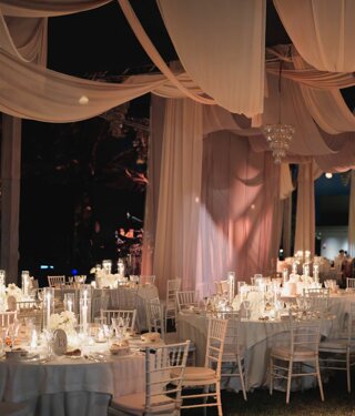 JTdCJTIyaXQlMjIlM0ElMjJWaWxsYSUyME51bnppYXRpbmElMjAlQzMlQTglMjB1bmElMjBzcGxlbmRpZGElMjB2aWxsYSUyMGltbWVyc2ElMjBuZWwlMjB2ZXJkZSUyQyUyMHNpdHVhdGElMjBpbiUyMHVuYSUyMHBvc2l6aW9uZSUyMHN0cmF0ZWdpY2ElMjB0cmElMjBDYXRhbmlhJTIwZSUyMFNpcmFjdXNhJTJDJTIwdmljaW5vJTIwYSUyMENhcmxlbnRpbmklMkMlMjBpZGVhbGUlMjBwZXIlMjBjaGklMjBkZXNpZGVyYSUyMHVuJTIwYW1iaWVudGUlMjB0cmFucXVpbGxvJTIwZSUyMHJpc2VydmF0byUyMHBlciUyMGNlbGVicmFyZSUyMG1hdHJpbW9uaSUyMGVkJTIwZXZlbnRpJTIwaW5kaW1lbnRpY2FiaWxpLiUyMCUyMExhJTIwdmlsbGElMjBvZmZyZSUyMGFtcGklMjBzcGF6aSUyMGVzdGVybmklMkMlMjB0cmElMjBjdWklM0ElMjAlMjBVbmElMjB6b25hJTIwYWRpYWNlbnRlJTIwYWxsYSUyMHBpc2NpbmElMkMlMjBwZXJmZXR0YSUyMHBlciUyMGNvY2t0YWlsJTIwZGklMjBiZW52ZW51dG8lMkMlMjBhcGVyaXRpdmklMjBvJTIwbW9tZW50aSUyMGRpJTIwcmVsYXglMjBpbW1lcnNpJTIwbmVsbGElMjBsdWNlJTIwZGVsJTIwc29sZS4lMjAlMjBVbiUyMGdyYW5kZSUyMHNwYXppbyUyMHZlcmRlJTIwZGklMjA2NTAlMjBtcSUyQyUyMGlkZWFsZSUyMHBlciUyMGFsbGVzdGltZW50aSUyMGRpJTIwYmFuY2hldHRpJTJDJTIwcHJhbnppJTIwZSUyMGNlbmUlMjBhbGwlRTIlODAlOTlhcGVydG8lMkMlMjBjb24lMjBsYSUyMHBvc3NpYmlsaXQlQzMlQTAlMjBkaSUyMG9yZ2FuaXp6YXJlJTIwbGElMjBkaXNwb3NpemlvbmUlMjBkZWdsaSUyMG9zcGl0aSUyMGluJTIwdG90YWxlJTIwbGliZXJ0JUMzJUEwLiUyMCUyMFVuJTIwc3VnZ2VzdGl2byUyMGJvc2NvJTJDJTIwdXRpbGl6emFiaWxlJTIwcGVyJTIwYnVmZmV0JTJDJTIwbW9tZW50aSUyMGNvbnZpdmlhbGklMjBvJTIwcGVyJTIwY2VsZWJyYXJlJTIwcml0aSUyMHNpbWJvbGljaSUyMGUlMjBjZXJpbW9uaWUlMjBpbiUyMHVuJUUyJTgwJTk5YXRtb3NmZXJhJTIwbmF0dXJhbGUlMjBlJTIwaW50aW1hLiUyMCUyMFNlcnZpemlvJTIwZ29sZiUyMGNhciUyMEFtcGlhJTIwcGFsZXN0cmElMjAlMjAlMjBMYSUyMHBhcnRlJTIwZGVkaWNhdGElMjBhbGxhJTIwYmFuY2hldHRpc3RpY2ElMjAlQzMlQTglMjBzZXJ2aXRhJTIwZGElMjBzZXJ2aXppJTIwaWdpZW5pY2klMjBzZXBhcmF0aSUyQyUyMGNvbW9kYW1lbnRlJTIwdmljaW5pJTIwYWxsJUUyJTgwJTk5YXJlYSUyQyUyMGdhcmFudGVuZG8lMjBwcmF0aWNpdCVDMyVBMCUyMGUlMjBjb21mb3J0JTIwYWdsaSUyMG9zcGl0aS4lMjAlMjBMYSUyMHZpbGxhJTIwZGlzcG9uZSUyMGFuY2hlJTIwZGklMjBwYXJjaGVnZ2lvJTIwcGVyJTIwZ2xpJTIwb3NwaXRpJTIwZSUyMG9mZnJlJTIwbGElMjBwb3NzaWJpbGl0JUMzJUEwJTIwZGklMjB1c3VmcnVpcmUlMjBkZWdsaSUyMHNwYXppJTIwaW50ZXJuaSUyMHBlciUyMHRyZSUyMGdpb3JuaSUyMGNvbnNlY3V0aXZpJTJDJTIwcHJldmlvJTIwYWNjb3JkbyUyMGUlMjBwcmVub3RhemlvbmUuJTIwUXVlc3RhJTIwb3B6aW9uZSUyMGNvbnNlbnRlJTIwYWdsaSUyMHNwb3NpJTIwZSUyMGFsbGUlMjBwZXJzb25lJTIwcGklQzMlQjklMjBjYXJlJTIwZGklMjB2aXZlcmUlMjBsJUUyJTgwJTk5aW50ZXJhJTIwZXNwZXJpZW56YSUyMGRlbCUyMG1hdHJpbW9uaW8lMjBpbiUyMHRvdGFsZSUyMHByaXZhY3klMjBlJTIwY29tb2RpdCVDMyVBMC4lMjAlMjBJbW1lcnNhJTIwaW4lMjB1biUyMGNvbnRlc3RvJTIwc2lsZW56aW9zbyUyMGUlMjBuYXR1cmFsZSUyQyUyMFZpbGxhJTIwTnVuemlhdGluYSUyMCVDMyVBOCUyMHBlcmZldHRhJTIwcGVyJTIwZm90b2dyYWZpZSUyMGUlMjByaXByZXNlJTIwZGFsbCVFMiU4MCU5OWFsdG8lMkMlMjBvZmZyZW5kbyUyMHNjZW5hcmklMjBlbGVnYW50aSUyMGUlMjBzdWdnZXN0aXZpJTIwcGVyJTIwY2F0dHVyYXJlJTIwb2duaSUyMG1vbWVudG8lMjBzcGVjaWFsZS4lMjAlMjBTRVJWSVpJJTIwJTIwVmlsbGElMjBOdW56aWF0aW5hJTIwb2ZmcmUlMjBhbXBpJTIwc3BhemklMjBlc3Rlcm5pJTIwZSUyMGFtYmllbnRpJTIwcmFmZmluYXRpJTJDJTIwaWRlYWxpJTIwcGVyJTIwYWNjb2dsaWVyZSUyMG1hdHJpbW9uaSUyMGVkJTIwZXZlbnRpJTIwZXNjbHVzaXZpJTNBJTIwJTVDdCVFMiU4MCVBMiU1Q3RBcmVhJTIwcGlzY2luYSUyMGNvbiUyMHpvbmElMjBhZGlhY2VudGUlMkMlMjBwZXJmZXR0YSUyMHBlciUyMGNvY2t0YWlsJTJDJTIwYXBlcml0aXZpJTIwbyUyMG1vbWVudGklMjBkaSUyMHJlbGF4JTIwaW1tZXJzaSUyMG5lbGxhJTIwbmF0dXJhJTIwZSUyMG5lbGxhJTIwbHVjZSUyMGRlbCUyMHNvbGUuJTIwJTVDdCVFMiU4MCVBMiU1Q3RBbXBpbyUyMGdpYXJkaW5vJTIwZGklMjA2NTAlMjBtcSUyQyUyMGlkZWFsZSUyMHBlciUyMGJhbmNoZXR0aSUyQyUyMHByYW56aSUyMGUlMjBjZW5lJTIwYWxsJUUyJTgwJTk5YXBlcnRvJTJDJTIwY29uJTIwbGElMjBwb3NzaWJpbGl0JUMzJUEwJTIwZGklMjBwZXJzb25hbGl6emFyZSUyMGxlJTIwZGlzcG9zaXppb25pJTIwaW4lMjBiYXNlJTIwYWxsZSUyMGVzaWdlbnplJTIwZGVnbGklMjBvc3BpdGkuJTIwJTVDdCVFMiU4MCVBMiU1Q3RCb3NjbyUyMHN1Z2dlc3Rpdm8lMkMlMjB1dGlsaXp6YWJpbGUlMjBwZXIlMjBidWZmZXQlMkMlMjBtb21lbnRpJTIwY29udml2aWFsaSUyMG8lMjBwZXIlMjByaXRpJTIwc2ltYm9saWNpJTIwZSUyMGNlcmltb25pZSUyMGluJTIwdW4lRTIlODAlOTlhdG1vc2ZlcmElMjBuYXR1cmFsZSUyMGUlMjBpbnRpbWEuJTIwJTVDdCVFMiU4MCVBMiU1Q3RQaWFubyUyMEIlMjBnYXJhbnRpdG8lM0ElMjBpbiUyMGNhc28lMjBkaSUyMGNvbmRpemlvbmklMjBtZXRlb3JvbG9naWNoZSUyMGF2dmVyc2UlMkMlMjAlQzMlQTglMjBkaXNwb25pYmlsZSUyMHVuYSUyMHRlbnNvc3RydXR0dXJhJTIwY29wZXJ0YSUyMChDcmlzdGFsKSUyMGNvbiUyMHVuYSUyMGNhcGllbnphJTIwZmlubyUyMGElMjAyNTAlMjBwZXJzb25lLiUyMChJbnNlcmlyZSUyMGZvdG8lMjB0ZW5kb3N0cnV0dHVyYSUyMENyaXN0YWwpJTIwJTIwRG90YXppb25pJTIwJTVDdCVFMiU4MCVBMiU1Q3RQaXNjaW5hJTIwJTVDdCVFMiU4MCVBMiU1Q3Rab25hJTIwc29sYXJpdW0lMjAlNUN0JUUyJTgwJUEyJTVDdEdpYXJkaW5vJTIwJTVDdCVFMiU4MCVBMiU1Q3RQYXJjaGVnZ2lvJTIwcHJpdmF0byUyMCU1Q3QlRTIlODAlQTIlNUN0QXJlYSUyMGZpdG5lc3MlMjAlNUN0JUUyJTgwJUEyJTVDdFdpLUZpJTIwJTVDdCVFMiU4MCVBMiU1Q3RBcmVhJTIwcmljZXZpbWVudGklMjAlNUN0JUUyJTgwJUEyJTVDdFNlcnZpemlvJTIwZ29sZiUyMGNhcnQlMjAlMjBDYW1lcmUlMjAlNUN0JUUyJTgwJUEyJTVDdDElMjBTdWl0ZSUyMFN1cGVyaW9yJTIwY29uJTIwdmFzY2ElMjBpZHJvbWFzc2FnZ2lvJTIwaW4lMjBjYW1lcmElMjAlNUN0JUUyJTgwJUEyJTVDdDElMjBDYW1lcmElMjBEZWx1eGUlMjAlNUN0JUUyJTgwJUEyJTVDdDElMjBDYW1lcmElMjBTdGFuZGFyZCUyMGNvbiUyMG1hbnNhcmRhJTIwJUYwJTlGJTkxJTg5JTIwVG90YWxlJTNBJTIwNyUyMHBvc3RpJTIwbGV0dG8lMjAlMjAlRTIlQjglQkIlMjAlMjBTRVJWSVpJJTIwQUdHSVVOVElWSSUyMCUyMFBlciUyMHJlbmRlcmUlMjBsJUUyJTgwJTk5ZXNwZXJpZW56YSUyMGFuY29yYSUyMHBpJUMzJUI5JTIwZXNjbHVzaXZhJTJDJTIwbGElMjB2aWxsYSUyMG1ldHRlJTIwYSUyMGRpc3Bvc2l6aW9uZSUyMHVuYSUyMHNlbGV6aW9uZSUyMGRpJTIwc2Vydml6aSUyMHByZW1pdW0lMjBmb3JuaXRpJTIwZGElMjBwYXJ0bmVyJTIwZXN0ZXJuaSUyMHF1YWxpZmljYXRpJTNBJTIwJTVDdCVFMiU4MCVBMiU1Q3RNYXNzYWdnaW8lMjBkaSUyMGNvcHBpYSUyMGNvbiUyMHZpc3RhJTIwcGFub3JhbWljYSUyMCU1Q3QlRTIlODAlQTIlNUN0UGl6emElMjBQYXJ0eSUyMCU1Q3QlRTIlODAlQTIlNUN0UG9vbCUyMFBhcnR5JTIwQnJ1bmNoJTIwJTVDdCVFMiU4MCVBMiU1Q3RUcmFzcG9ydG8lMjBwcml2YXRvJTIwJTVDdCVFMiU4MCVBMiU1Q3ROb2xlZ2dpbyUyMHlhY2h0JTIwJTIwJTIwJTIwJTIwJTIwJTIwJUUyJTgwJUEyJTIwJTIwJTIwJTIwJTIwJTIwQXV0byUyMGQlRTIlODAlOTllcG9jYSUyMCUyMCUyMCVFMiVCOCVCQiUyMCUyMENISSUyMFNJQU1PJTIwJTIwSW1tZXJzYSUyMG5lbCUyMHZlcmRlJTIwZSUyMHNpdHVhdGElMjBpbiUyMHVuYSUyMHBvc2l6aW9uZSUyMHN0cmF0ZWdpY2ElMjB0cmElMjBDYXRhbmlhJTIwZSUyMFNpcmFjdXNhJTJDJTIwYSUyMHBvY2hpJTIwcGFzc2klMjBkYSUyMENhcmxlbnRpbmklMkMlMjBWaWxsYSUyME51bnppYXRpbmElMjAlQzMlQTglMjBsYSUyMHNjZWx0YSUyMGlkZWFsZSUyMHBlciUyMGNoaSUyMGRlc2lkZXJhJTIwdW4lMjBhbWJpZW50ZSUyMHRyYW5xdWlsbG8lMjBlJTIwcmlzZXJ2YXRvJTIwcGVyJTIwY2VsZWJyYXJlJTIwbWF0cmltb25pJTIwZWQlMjBldmVudGklMjBpbmRpbWVudGljYWJpbGkuJTIwJTIwTGElMjB2aWxsYSUyMGRpc3BvbmUlMjBkaSUyMHNwYXppJTIwdmVyc2F0aWxpJTIwZSUyMHN1Z2dlc3RpdmklM0ElMjBsJUUyJTgwJTk5YXJlYSUyMHBpc2NpbmElMjBwZXIlMjBhY2NvZ2xpZXJlJTIwZ2xpJTIwb3NwaXRpJTIwY29uJTIwY29ja3RhaWwlMjBlJTIwYXBlcml0aXZpJTJDJTIwaWwlMjBnaWFyZGlubyUyMGRpJTIwNjUwJTIwbXElMjBwZXIlMjBwcmFuemklMjBlJTIwY2VuZSUyMGFsbCVFMiU4MCU5OWFwZXJ0byUyMGUlMjB1biUyMGJvc2NvJTIwaW5jYW50ZXZvbGUlMjBwZXJmZXR0byUyMHBlciUyMHJpdGklMjBzaW1ib2xpY2klMjBvJTIwbW9tZW50aSUyMGNvbnZpdmlhbGklMjBpbiUyMHVuJUUyJTgwJTk5YXRtb3NmZXJhJTIwaW50aW1hJTIwZSUyMG5hdHVyYWxlLiUyMCUyMEdsaSUyMHNwYXppJTIwaW50ZXJuaSUyQyUyMGRpc3BvbmliaWxpJTIwc3UlMjBwcmVub3RhemlvbmUlMjBwZXIlMjB1biUyMHNvZ2dpb3JubyUyMGZpbm8lMjBhJTIwdHJlJTIwZ2lvcm5pJTIwY29uc2VjdXRpdmklMkMlMjBjb25zZW50b25vJTIwYWdsaSUyMHNwb3NpJTIwZSUyMGFpJTIwbG9ybyUyMGNhcmklMjBkaSUyMHZpdmVyZSUyMGwlRTIlODAlOTlpbnRlcmElMjBlc3BlcmllbnphJTIwZGVsJTIwbWF0cmltb25pbyUyMGluJTIwdG90YWxlJTIwcHJpdmFjeSUyMGUlMjBjb21mb3J0LiUyMCUyMEdyYXppZSUyMGFsbGElMjBzdWElMjBwb3NpemlvbmUlMjBwcml2aWxlZ2lhdGElMjBlJTIwYWklMjBwYWVzYWdnaSUyMGNpcmNvc3RhbnRpJTJDJTIwVmlsbGElMjBOdW56aWF0aW5hJTIwcmFwcHJlc2VudGElMjBhbmNoZSUyMHVuYSUyMGNvcm5pY2UlMjBpZGVhbGUlMjBwZXIlMjBmb3RvZ3JhZmllJTIwZSUyMHJpcHJlc2UlMjBhZXJlZSUyQyUyMHJlZ2FsYW5kbyUyMHNjZW5hcmklMjBlbGVnYW50aSUyMGUlMjBzZW56YSUyMHRlbXBvLiUyMiU3RA==