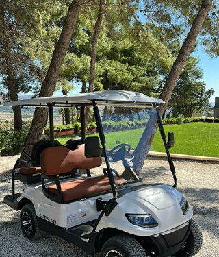 JTdCJTIyaXQlMjIlM0ElMjJWaWxsYSUyME51bnppYXRpbmElMjAlQzMlQTglMjB1bmElMjBzcGxlbmRpZGElMjB2aWxsYSUyMGltbWVyc2ElMjBuZWwlMjB2ZXJkZSUyQyUyMHNpdHVhdGElMjBpbiUyMHVuYSUyMHBvc2l6aW9uZSUyMHN0cmF0ZWdpY2ElMjB0cmElMjBDYXRhbmlhJTIwZSUyMFNpcmFjdXNhJTJDJTIwdmljaW5vJTIwYSUyMENhcmxlbnRpbmklMkMlMjBpZGVhbGUlMjBwZXIlMjBjaGklMjBkZXNpZGVyYSUyMHVuJTIwYW1iaWVudGUlMjB0cmFucXVpbGxvJTIwZSUyMHJpc2VydmF0byUyMHBlciUyMGNlbGVicmFyZSUyMG1hdHJpbW9uaSUyMGVkJTIwZXZlbnRpJTIwaW5kaW1lbnRpY2FiaWxpLiUyMCUyMExhJTIwdmlsbGElMjBvZmZyZSUyMGFtcGklMjBzcGF6aSUyMGVzdGVybmklMkMlMjB0cmElMjBjdWklM0ElMjAlMjBVbmElMjB6b25hJTIwYWRpYWNlbnRlJTIwYWxsYSUyMHBpc2NpbmElMkMlMjBwZXJmZXR0YSUyMHBlciUyMGNvY2t0YWlsJTIwZGklMjBiZW52ZW51dG8lMkMlMjBhcGVyaXRpdmklMjBvJTIwbW9tZW50aSUyMGRpJTIwcmVsYXglMjBpbW1lcnNpJTIwbmVsbGElMjBsdWNlJTIwZGVsJTIwc29sZS4lMjAlMjBVbiUyMGdyYW5kZSUyMHNwYXppbyUyMHZlcmRlJTIwZGklMjA2NTAlMjBtcSUyQyUyMGlkZWFsZSUyMHBlciUyMGFsbGVzdGltZW50aSUyMGRpJTIwYmFuY2hldHRpJTJDJTIwcHJhbnppJTIwZSUyMGNlbmUlMjBhbGwlRTIlODAlOTlhcGVydG8lMkMlMjBjb24lMjBsYSUyMHBvc3NpYmlsaXQlQzMlQTAlMjBkaSUyMG9yZ2FuaXp6YXJlJTIwbGElMjBkaXNwb3NpemlvbmUlMjBkZWdsaSUyMG9zcGl0aSUyMGluJTIwdG90YWxlJTIwbGliZXJ0JUMzJUEwLiUyMCUyMFVuJTIwc3VnZ2VzdGl2byUyMGJvc2NvJTJDJTIwdXRpbGl6emFiaWxlJTIwcGVyJTIwYnVmZmV0JTJDJTIwbW9tZW50aSUyMGNvbnZpdmlhbGklMjBvJTIwcGVyJTIwY2VsZWJyYXJlJTIwcml0aSUyMHNpbWJvbGljaSUyMGUlMjBjZXJpbW9uaWUlMjBpbiUyMHVuJUUyJTgwJTk5YXRtb3NmZXJhJTIwbmF0dXJhbGUlMjBlJTIwaW50aW1hLiUyMCUyMFNlcnZpemlvJTIwZ29sZiUyMGNhciUyMEFtcGlhJTIwcGFsZXN0cmElMjAlMjAlMjBMYSUyMHBhcnRlJTIwZGVkaWNhdGElMjBhbGxhJTIwYmFuY2hldHRpc3RpY2ElMjAlQzMlQTglMjBzZXJ2aXRhJTIwZGElMjBzZXJ2aXppJTIwaWdpZW5pY2klMjBzZXBhcmF0aSUyQyUyMGNvbW9kYW1lbnRlJTIwdmljaW5pJTIwYWxsJUUyJTgwJTk5YXJlYSUyQyUyMGdhcmFudGVuZG8lMjBwcmF0aWNpdCVDMyVBMCUyMGUlMjBjb21mb3J0JTIwYWdsaSUyMG9zcGl0aS4lMjAlMjBMYSUyMHZpbGxhJTIwZGlzcG9uZSUyMGFuY2hlJTIwZGklMjBwYXJjaGVnZ2lvJTIwcGVyJTIwZ2xpJTIwb3NwaXRpJTIwZSUyMG9mZnJlJTIwbGElMjBwb3NzaWJpbGl0JUMzJUEwJTIwZGklMjB1c3VmcnVpcmUlMjBkZWdsaSUyMHNwYXppJTIwaW50ZXJuaSUyMHBlciUyMHRyZSUyMGdpb3JuaSUyMGNvbnNlY3V0aXZpJTJDJTIwcHJldmlvJTIwYWNjb3JkbyUyMGUlMjBwcmVub3RhemlvbmUuJTIwUXVlc3RhJTIwb3B6aW9uZSUyMGNvbnNlbnRlJTIwYWdsaSUyMHNwb3NpJTIwZSUyMGFsbGUlMjBwZXJzb25lJTIwcGklQzMlQjklMjBjYXJlJTIwZGklMjB2aXZlcmUlMjBsJUUyJTgwJTk5aW50ZXJhJTIwZXNwZXJpZW56YSUyMGRlbCUyMG1hdHJpbW9uaW8lMjBpbiUyMHRvdGFsZSUyMHByaXZhY3klMjBlJTIwY29tb2RpdCVDMyVBMC4lMjAlMjBJbW1lcnNhJTIwaW4lMjB1biUyMGNvbnRlc3RvJTIwc2lsZW56aW9zbyUyMGUlMjBuYXR1cmFsZSUyQyUyMFZpbGxhJTIwTnVuemlhdGluYSUyMCVDMyVBOCUyMHBlcmZldHRhJTIwcGVyJTIwZm90b2dyYWZpZSUyMGUlMjByaXByZXNlJTIwZGFsbCVFMiU4MCU5OWFsdG8lMkMlMjBvZmZyZW5kbyUyMHNjZW5hcmklMjBlbGVnYW50aSUyMGUlMjBzdWdnZXN0aXZpJTIwcGVyJTIwY2F0dHVyYXJlJTIwb2duaSUyMG1vbWVudG8lMjBzcGVjaWFsZS4lMjAlMjBTRVJWSVpJJTIwJTIwVmlsbGElMjBOdW56aWF0aW5hJTIwb2ZmcmUlMjBhbXBpJTIwc3BhemklMjBlc3Rlcm5pJTIwZSUyMGFtYmllbnRpJTIwcmFmZmluYXRpJTJDJTIwaWRlYWxpJTIwcGVyJTIwYWNjb2dsaWVyZSUyMG1hdHJpbW9uaSUyMGVkJTIwZXZlbnRpJTIwZXNjbHVzaXZpJTNBJTIwJTVDdCVFMiU4MCVBMiU1Q3RBcmVhJTIwcGlzY2luYSUyMGNvbiUyMHpvbmElMjBhZGlhY2VudGUlMkMlMjBwZXJmZXR0YSUyMHBlciUyMGNvY2t0YWlsJTJDJTIwYXBlcml0aXZpJTIwbyUyMG1vbWVudGklMjBkaSUyMHJlbGF4JTIwaW1tZXJzaSUyMG5lbGxhJTIwbmF0dXJhJTIwZSUyMG5lbGxhJTIwbHVjZSUyMGRlbCUyMHNvbGUuJTIwJTVDdCVFMiU4MCVBMiU1Q3RBbXBpbyUyMGdpYXJkaW5vJTIwZGklMjA2NTAlMjBtcSUyQyUyMGlkZWFsZSUyMHBlciUyMGJhbmNoZXR0aSUyQyUyMHByYW56aSUyMGUlMjBjZW5lJTIwYWxsJUUyJTgwJTk5YXBlcnRvJTJDJTIwY29uJTIwbGElMjBwb3NzaWJpbGl0JUMzJUEwJTIwZGklMjBwZXJzb25hbGl6emFyZSUyMGxlJTIwZGlzcG9zaXppb25pJTIwaW4lMjBiYXNlJTIwYWxsZSUyMGVzaWdlbnplJTIwZGVnbGklMjBvc3BpdGkuJTIwJTVDdCVFMiU4MCVBMiU1Q3RCb3NjbyUyMHN1Z2dlc3Rpdm8lMkMlMjB1dGlsaXp6YWJpbGUlMjBwZXIlMjBidWZmZXQlMkMlMjBtb21lbnRpJTIwY29udml2aWFsaSUyMG8lMjBwZXIlMjByaXRpJTIwc2ltYm9saWNpJTIwZSUyMGNlcmltb25pZSUyMGluJTIwdW4lRTIlODAlOTlhdG1vc2ZlcmElMjBuYXR1cmFsZSUyMGUlMjBpbnRpbWEuJTIwJTVDdCVFMiU4MCVBMiU1Q3RQaWFubyUyMEIlMjBnYXJhbnRpdG8lM0ElMjBpbiUyMGNhc28lMjBkaSUyMGNvbmRpemlvbmklMjBtZXRlb3JvbG9naWNoZSUyMGF2dmVyc2UlMkMlMjAlQzMlQTglMjBkaXNwb25pYmlsZSUyMHVuYSUyMHRlbnNvc3RydXR0dXJhJTIwY29wZXJ0YSUyMChDcmlzdGFsKSUyMGNvbiUyMHVuYSUyMGNhcGllbnphJTIwZmlubyUyMGElMjAyNTAlMjBwZXJzb25lLiUyMChJbnNlcmlyZSUyMGZvdG8lMjB0ZW5kb3N0cnV0dHVyYSUyMENyaXN0YWwpJTIwJTIwRG90YXppb25pJTIwJTVDdCVFMiU4MCVBMiU1Q3RQaXNjaW5hJTIwJTVDdCVFMiU4MCVBMiU1Q3Rab25hJTIwc29sYXJpdW0lMjAlNUN0JUUyJTgwJUEyJTVDdEdpYXJkaW5vJTIwJTVDdCVFMiU4MCVBMiU1Q3RQYXJjaGVnZ2lvJTIwcHJpdmF0byUyMCU1Q3QlRTIlODAlQTIlNUN0QXJlYSUyMGZpdG5lc3MlMjAlNUN0JUUyJTgwJUEyJTVDdFdpLUZpJTIwJTVDdCVFMiU4MCVBMiU1Q3RBcmVhJTIwcmljZXZpbWVudGklMjAlNUN0JUUyJTgwJUEyJTVDdFNlcnZpemlvJTIwZ29sZiUyMGNhcnQlMjAlMjBDYW1lcmUlMjAlNUN0JUUyJTgwJUEyJTVDdDElMjBTdWl0ZSUyMFN1cGVyaW9yJTIwY29uJTIwdmFzY2ElMjBpZHJvbWFzc2FnZ2lvJTIwaW4lMjBjYW1lcmElMjAlNUN0JUUyJTgwJUEyJTVDdDElMjBDYW1lcmElMjBEZWx1eGUlMjAlNUN0JUUyJTgwJUEyJTVDdDElMjBDYW1lcmElMjBTdGFuZGFyZCUyMGNvbiUyMG1hbnNhcmRhJTIwJUYwJTlGJTkxJTg5JTIwVG90YWxlJTNBJTIwNyUyMHBvc3RpJTIwbGV0dG8lMjAlMjAlRTIlQjglQkIlMjAlMjBTRVJWSVpJJTIwQUdHSVVOVElWSSUyMCUyMFBlciUyMHJlbmRlcmUlMjBsJUUyJTgwJTk5ZXNwZXJpZW56YSUyMGFuY29yYSUyMHBpJUMzJUI5JTIwZXNjbHVzaXZhJTJDJTIwbGElMjB2aWxsYSUyMG1ldHRlJTIwYSUyMGRpc3Bvc2l6aW9uZSUyMHVuYSUyMHNlbGV6aW9uZSUyMGRpJTIwc2Vydml6aSUyMHByZW1pdW0lMjBmb3JuaXRpJTIwZGElMjBwYXJ0bmVyJTIwZXN0ZXJuaSUyMHF1YWxpZmljYXRpJTNBJTIwJTVDdCVFMiU4MCVBMiU1Q3RNYXNzYWdnaW8lMjBkaSUyMGNvcHBpYSUyMGNvbiUyMHZpc3RhJTIwcGFub3JhbWljYSUyMCU1Q3QlRTIlODAlQTIlNUN0UGl6emElMjBQYXJ0eSUyMCU1Q3QlRTIlODAlQTIlNUN0UG9vbCUyMFBhcnR5JTIwQnJ1bmNoJTIwJTVDdCVFMiU4MCVBMiU1Q3RUcmFzcG9ydG8lMjBwcml2YXRvJTIwJTVDdCVFMiU4MCVBMiU1Q3ROb2xlZ2dpbyUyMHlhY2h0JTIwJTIwJTIwJTIwJTIwJTIwJTIwJUUyJTgwJUEyJTIwJTIwJTIwJTIwJTIwJTIwQXV0byUyMGQlRTIlODAlOTllcG9jYSUyMCUyMCUyMCVFMiVCOCVCQiUyMCUyMENISSUyMFNJQU1PJTIwJTIwSW1tZXJzYSUyMG5lbCUyMHZlcmRlJTIwZSUyMHNpdHVhdGElMjBpbiUyMHVuYSUyMHBvc2l6aW9uZSUyMHN0cmF0ZWdpY2ElMjB0cmElMjBDYXRhbmlhJTIwZSUyMFNpcmFjdXNhJTJDJTIwYSUyMHBvY2hpJTIwcGFzc2klMjBkYSUyMENhcmxlbnRpbmklMkMlMjBWaWxsYSUyME51bnppYXRpbmElMjAlQzMlQTglMjBsYSUyMHNjZWx0YSUyMGlkZWFsZSUyMHBlciUyMGNoaSUyMGRlc2lkZXJhJTIwdW4lMjBhbWJpZW50ZSUyMHRyYW5xdWlsbG8lMjBlJTIwcmlzZXJ2YXRvJTIwcGVyJTIwY2VsZWJyYXJlJTIwbWF0cmltb25pJTIwZWQlMjBldmVudGklMjBpbmRpbWVudGljYWJpbGkuJTIwJTIwTGElMjB2aWxsYSUyMGRpc3BvbmUlMjBkaSUyMHNwYXppJTIwdmVyc2F0aWxpJTIwZSUyMHN1Z2dlc3RpdmklM0ElMjBsJUUyJTgwJTk5YXJlYSUyMHBpc2NpbmElMjBwZXIlMjBhY2NvZ2xpZXJlJTIwZ2xpJTIwb3NwaXRpJTIwY29uJTIwY29ja3RhaWwlMjBlJTIwYXBlcml0aXZpJTJDJTIwaWwlMjBnaWFyZGlubyUyMGRpJTIwNjUwJTIwbXElMjBwZXIlMjBwcmFuemklMjBlJTIwY2VuZSUyMGFsbCVFMiU4MCU5OWFwZXJ0byUyMGUlMjB1biUyMGJvc2NvJTIwaW5jYW50ZXZvbGUlMjBwZXJmZXR0byUyMHBlciUyMHJpdGklMjBzaW1ib2xpY2klMjBvJTIwbW9tZW50aSUyMGNvbnZpdmlhbGklMjBpbiUyMHVuJUUyJTgwJTk5YXRtb3NmZXJhJTIwaW50aW1hJTIwZSUyMG5hdHVyYWxlLiUyMCUyMEdsaSUyMHNwYXppJTIwaW50ZXJuaSUyQyUyMGRpc3BvbmliaWxpJTIwc3UlMjBwcmVub3RhemlvbmUlMjBwZXIlMjB1biUyMHNvZ2dpb3JubyUyMGZpbm8lMjBhJTIwdHJlJTIwZ2lvcm5pJTIwY29uc2VjdXRpdmklMkMlMjBjb25zZW50b25vJTIwYWdsaSUyMHNwb3NpJTIwZSUyMGFpJTIwbG9ybyUyMGNhcmklMjBkaSUyMHZpdmVyZSUyMGwlRTIlODAlOTlpbnRlcmElMjBlc3BlcmllbnphJTIwZGVsJTIwbWF0cmltb25pbyUyMGluJTIwdG90YWxlJTIwcHJpdmFjeSUyMGUlMjBjb21mb3J0LiUyMCUyMEdyYXppZSUyMGFsbGElMjBzdWElMjBwb3NpemlvbmUlMjBwcml2aWxlZ2lhdGElMjBlJTIwYWklMjBwYWVzYWdnaSUyMGNpcmNvc3RhbnRpJTJDJTIwVmlsbGElMjBOdW56aWF0aW5hJTIwcmFwcHJlc2VudGElMjBhbmNoZSUyMHVuYSUyMGNvcm5pY2UlMjBpZGVhbGUlMjBwZXIlMjBmb3RvZ3JhZmllJTIwZSUyMHJpcHJlc2UlMjBhZXJlZSUyQyUyMHJlZ2FsYW5kbyUyMHNjZW5hcmklMjBlbGVnYW50aSUyMGUlMjBzZW56YSUyMHRlbXBvLiUyMiU3RA==