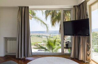 JTdCJTIyaXQlMjIlM0ElMjJWaWxsYSUyME51bnppYXRpbmElMjAlQzMlQTglMjB1bmElMjBzcGxlbmRpZGElMjB2aWxsYSUyMGltbWVyc2ElMjBuZWwlMjB2ZXJkZSUyQyUyMHNpdHVhdGElMjBpbiUyMHVuYSUyMHBvc2l6aW9uZSUyMHN0cmF0ZWdpY2ElMjB0cmElMjBDYXRhbmlhJTIwZSUyMFNpcmFjdXNhJTJDJTIwdmljaW5vJTIwYSUyMENhcmxlbnRpbmklMkMlMjBpZGVhbGUlMjBwZXIlMjBjaGklMjBkZXNpZGVyYSUyMHVuJTIwYW1iaWVudGUlMjB0cmFucXVpbGxvJTIwZSUyMHJpc2VydmF0byUyMHBlciUyMGNlbGVicmFyZSUyMG1hdHJpbW9uaSUyMGVkJTIwZXZlbnRpJTIwaW5kaW1lbnRpY2FiaWxpLiUyMCUyMExhJTIwdmlsbGElMjBvZmZyZSUyMGFtcGklMjBzcGF6aSUyMGVzdGVybmklMkMlMjB0cmElMjBjdWklM0ElMjAlMjBVbmElMjB6b25hJTIwYWRpYWNlbnRlJTIwYWxsYSUyMHBpc2NpbmElMkMlMjBwZXJmZXR0YSUyMHBlciUyMGNvY2t0YWlsJTIwZGklMjBiZW52ZW51dG8lMkMlMjBhcGVyaXRpdmklMjBvJTIwbW9tZW50aSUyMGRpJTIwcmVsYXglMjBpbW1lcnNpJTIwbmVsbGElMjBsdWNlJTIwZGVsJTIwc29sZS4lMjAlMjBVbiUyMGdyYW5kZSUyMHNwYXppbyUyMHZlcmRlJTIwZGklMjA2NTAlMjBtcSUyQyUyMGlkZWFsZSUyMHBlciUyMGFsbGVzdGltZW50aSUyMGRpJTIwYmFuY2hldHRpJTJDJTIwcHJhbnppJTIwZSUyMGNlbmUlMjBhbGwlRTIlODAlOTlhcGVydG8lMkMlMjBjb24lMjBsYSUyMHBvc3NpYmlsaXQlQzMlQTAlMjBkaSUyMG9yZ2FuaXp6YXJlJTIwbGElMjBkaXNwb3NpemlvbmUlMjBkZWdsaSUyMG9zcGl0aSUyMGluJTIwdG90YWxlJTIwbGliZXJ0JUMzJUEwLiUyMCUyMFVuJTIwc3VnZ2VzdGl2byUyMGJvc2NvJTJDJTIwdXRpbGl6emFiaWxlJTIwcGVyJTIwYnVmZmV0JTJDJTIwbW9tZW50aSUyMGNvbnZpdmlhbGklMjBvJTIwcGVyJTIwY2VsZWJyYXJlJTIwcml0aSUyMHNpbWJvbGljaSUyMGUlMjBjZXJpbW9uaWUlMjBpbiUyMHVuJUUyJTgwJTk5YXRtb3NmZXJhJTIwbmF0dXJhbGUlMjBlJTIwaW50aW1hLiUyMCUyMFNlcnZpemlvJTIwZ29sZiUyMGNhciUyMEFtcGlhJTIwcGFsZXN0cmElMjAlMjAlMjBMYSUyMHBhcnRlJTIwZGVkaWNhdGElMjBhbGxhJTIwYmFuY2hldHRpc3RpY2ElMjAlQzMlQTglMjBzZXJ2aXRhJTIwZGElMjBzZXJ2aXppJTIwaWdpZW5pY2klMjBzZXBhcmF0aSUyQyUyMGNvbW9kYW1lbnRlJTIwdmljaW5pJTIwYWxsJUUyJTgwJTk5YXJlYSUyQyUyMGdhcmFudGVuZG8lMjBwcmF0aWNpdCVDMyVBMCUyMGUlMjBjb21mb3J0JTIwYWdsaSUyMG9zcGl0aS4lMjAlMjBMYSUyMHZpbGxhJTIwZGlzcG9uZSUyMGFuY2hlJTIwZGklMjBwYXJjaGVnZ2lvJTIwcGVyJTIwZ2xpJTIwb3NwaXRpJTIwZSUyMG9mZnJlJTIwbGElMjBwb3NzaWJpbGl0JUMzJUEwJTIwZGklMjB1c3VmcnVpcmUlMjBkZWdsaSUyMHNwYXppJTIwaW50ZXJuaSUyMHBlciUyMHRyZSUyMGdpb3JuaSUyMGNvbnNlY3V0aXZpJTJDJTIwcHJldmlvJTIwYWNjb3JkbyUyMGUlMjBwcmVub3RhemlvbmUuJTIwUXVlc3RhJTIwb3B6aW9uZSUyMGNvbnNlbnRlJTIwYWdsaSUyMHNwb3NpJTIwZSUyMGFsbGUlMjBwZXJzb25lJTIwcGklQzMlQjklMjBjYXJlJTIwZGklMjB2aXZlcmUlMjBsJUUyJTgwJTk5aW50ZXJhJTIwZXNwZXJpZW56YSUyMGRlbCUyMG1hdHJpbW9uaW8lMjBpbiUyMHRvdGFsZSUyMHByaXZhY3klMjBlJTIwY29tb2RpdCVDMyVBMC4lMjAlMjBJbW1lcnNhJTIwaW4lMjB1biUyMGNvbnRlc3RvJTIwc2lsZW56aW9zbyUyMGUlMjBuYXR1cmFsZSUyQyUyMFZpbGxhJTIwTnVuemlhdGluYSUyMCVDMyVBOCUyMHBlcmZldHRhJTIwcGVyJTIwZm90b2dyYWZpZSUyMGUlMjByaXByZXNlJTIwZGFsbCVFMiU4MCU5OWFsdG8lMkMlMjBvZmZyZW5kbyUyMHNjZW5hcmklMjBlbGVnYW50aSUyMGUlMjBzdWdnZXN0aXZpJTIwcGVyJTIwY2F0dHVyYXJlJTIwb2duaSUyMG1vbWVudG8lMjBzcGVjaWFsZS4lMjAlMjBTRVJWSVpJJTIwJTIwVmlsbGElMjBOdW56aWF0aW5hJTIwb2ZmcmUlMjBhbXBpJTIwc3BhemklMjBlc3Rlcm5pJTIwZSUyMGFtYmllbnRpJTIwcmFmZmluYXRpJTJDJTIwaWRlYWxpJTIwcGVyJTIwYWNjb2dsaWVyZSUyMG1hdHJpbW9uaSUyMGVkJTIwZXZlbnRpJTIwZXNjbHVzaXZpJTNBJTIwJTVDdCVFMiU4MCVBMiU1Q3RBcmVhJTIwcGlzY2luYSUyMGNvbiUyMHpvbmElMjBhZGlhY2VudGUlMkMlMjBwZXJmZXR0YSUyMHBlciUyMGNvY2t0YWlsJTJDJTIwYXBlcml0aXZpJTIwbyUyMG1vbWVudGklMjBkaSUyMHJlbGF4JTIwaW1tZXJzaSUyMG5lbGxhJTIwbmF0dXJhJTIwZSUyMG5lbGxhJTIwbHVjZSUyMGRlbCUyMHNvbGUuJTIwJTVDdCVFMiU4MCVBMiU1Q3RBbXBpbyUyMGdpYXJkaW5vJTIwZGklMjA2NTAlMjBtcSUyQyUyMGlkZWFsZSUyMHBlciUyMGJhbmNoZXR0aSUyQyUyMHByYW56aSUyMGUlMjBjZW5lJTIwYWxsJUUyJTgwJTk5YXBlcnRvJTJDJTIwY29uJTIwbGElMjBwb3NzaWJpbGl0JUMzJUEwJTIwZGklMjBwZXJzb25hbGl6emFyZSUyMGxlJTIwZGlzcG9zaXppb25pJTIwaW4lMjBiYXNlJTIwYWxsZSUyMGVzaWdlbnplJTIwZGVnbGklMjBvc3BpdGkuJTIwJTVDdCVFMiU4MCVBMiU1Q3RCb3NjbyUyMHN1Z2dlc3Rpdm8lMkMlMjB1dGlsaXp6YWJpbGUlMjBwZXIlMjBidWZmZXQlMkMlMjBtb21lbnRpJTIwY29udml2aWFsaSUyMG8lMjBwZXIlMjByaXRpJTIwc2ltYm9saWNpJTIwZSUyMGNlcmltb25pZSUyMGluJTIwdW4lRTIlODAlOTlhdG1vc2ZlcmElMjBuYXR1cmFsZSUyMGUlMjBpbnRpbWEuJTIwJTVDdCVFMiU4MCVBMiU1Q3RQaWFubyUyMEIlMjBnYXJhbnRpdG8lM0ElMjBpbiUyMGNhc28lMjBkaSUyMGNvbmRpemlvbmklMjBtZXRlb3JvbG9naWNoZSUyMGF2dmVyc2UlMkMlMjAlQzMlQTglMjBkaXNwb25pYmlsZSUyMHVuYSUyMHRlbnNvc3RydXR0dXJhJTIwY29wZXJ0YSUyMChDcmlzdGFsKSUyMGNvbiUyMHVuYSUyMGNhcGllbnphJTIwZmlubyUyMGElMjAyNTAlMjBwZXJzb25lLiUyMChJbnNlcmlyZSUyMGZvdG8lMjB0ZW5kb3N0cnV0dHVyYSUyMENyaXN0YWwpJTIwJTIwRG90YXppb25pJTIwJTVDdCVFMiU4MCVBMiU1Q3RQaXNjaW5hJTIwJTVDdCVFMiU4MCVBMiU1Q3Rab25hJTIwc29sYXJpdW0lMjAlNUN0JUUyJTgwJUEyJTVDdEdpYXJkaW5vJTIwJTVDdCVFMiU4MCVBMiU1Q3RQYXJjaGVnZ2lvJTIwcHJpdmF0byUyMCU1Q3QlRTIlODAlQTIlNUN0QXJlYSUyMGZpdG5lc3MlMjAlNUN0JUUyJTgwJUEyJTVDdFdpLUZpJTIwJTVDdCVFMiU4MCVBMiU1Q3RBcmVhJTIwcmljZXZpbWVudGklMjAlNUN0JUUyJTgwJUEyJTVDdFNlcnZpemlvJTIwZ29sZiUyMGNhcnQlMjAlMjBDYW1lcmUlMjAlNUN0JUUyJTgwJUEyJTVDdDElMjBTdWl0ZSUyMFN1cGVyaW9yJTIwY29uJTIwdmFzY2ElMjBpZHJvbWFzc2FnZ2lvJTIwaW4lMjBjYW1lcmElMjAlNUN0JUUyJTgwJUEyJTVDdDElMjBDYW1lcmElMjBEZWx1eGUlMjAlNUN0JUUyJTgwJUEyJTVDdDElMjBDYW1lcmElMjBTdGFuZGFyZCUyMGNvbiUyMG1hbnNhcmRhJTIwJUYwJTlGJTkxJTg5JTIwVG90YWxlJTNBJTIwNyUyMHBvc3RpJTIwbGV0dG8lMjAlMjAlRTIlQjglQkIlMjAlMjBTRVJWSVpJJTIwQUdHSVVOVElWSSUyMCUyMFBlciUyMHJlbmRlcmUlMjBsJUUyJTgwJTk5ZXNwZXJpZW56YSUyMGFuY29yYSUyMHBpJUMzJUI5JTIwZXNjbHVzaXZhJTJDJTIwbGElMjB2aWxsYSUyMG1ldHRlJTIwYSUyMGRpc3Bvc2l6aW9uZSUyMHVuYSUyMHNlbGV6aW9uZSUyMGRpJTIwc2Vydml6aSUyMHByZW1pdW0lMjBmb3JuaXRpJTIwZGElMjBwYXJ0bmVyJTIwZXN0ZXJuaSUyMHF1YWxpZmljYXRpJTNBJTIwJTVDdCVFMiU4MCVBMiU1Q3RNYXNzYWdnaW8lMjBkaSUyMGNvcHBpYSUyMGNvbiUyMHZpc3RhJTIwcGFub3JhbWljYSUyMCU1Q3QlRTIlODAlQTIlNUN0UGl6emElMjBQYXJ0eSUyMCU1Q3QlRTIlODAlQTIlNUN0UG9vbCUyMFBhcnR5JTIwQnJ1bmNoJTIwJTVDdCVFMiU4MCVBMiU1Q3RUcmFzcG9ydG8lMjBwcml2YXRvJTIwJTVDdCVFMiU4MCVBMiU1Q3ROb2xlZ2dpbyUyMHlhY2h0JTIwJTIwJTIwJTIwJTIwJTIwJTIwJUUyJTgwJUEyJTIwJTIwJTIwJTIwJTIwJTIwQXV0byUyMGQlRTIlODAlOTllcG9jYSUyMCUyMCUyMCVFMiVCOCVCQiUyMCUyMENISSUyMFNJQU1PJTIwJTIwSW1tZXJzYSUyMG5lbCUyMHZlcmRlJTIwZSUyMHNpdHVhdGElMjBpbiUyMHVuYSUyMHBvc2l6aW9uZSUyMHN0cmF0ZWdpY2ElMjB0cmElMjBDYXRhbmlhJTIwZSUyMFNpcmFjdXNhJTJDJTIwYSUyMHBvY2hpJTIwcGFzc2klMjBkYSUyMENhcmxlbnRpbmklMkMlMjBWaWxsYSUyME51bnppYXRpbmElMjAlQzMlQTglMjBsYSUyMHNjZWx0YSUyMGlkZWFsZSUyMHBlciUyMGNoaSUyMGRlc2lkZXJhJTIwdW4lMjBhbWJpZW50ZSUyMHRyYW5xdWlsbG8lMjBlJTIwcmlzZXJ2YXRvJTIwcGVyJTIwY2VsZWJyYXJlJTIwbWF0cmltb25pJTIwZWQlMjBldmVudGklMjBpbmRpbWVudGljYWJpbGkuJTIwJTIwTGElMjB2aWxsYSUyMGRpc3BvbmUlMjBkaSUyMHNwYXppJTIwdmVyc2F0aWxpJTIwZSUyMHN1Z2dlc3RpdmklM0ElMjBsJUUyJTgwJTk5YXJlYSUyMHBpc2NpbmElMjBwZXIlMjBhY2NvZ2xpZXJlJTIwZ2xpJTIwb3NwaXRpJTIwY29uJTIwY29ja3RhaWwlMjBlJTIwYXBlcml0aXZpJTJDJTIwaWwlMjBnaWFyZGlubyUyMGRpJTIwNjUwJTIwbXElMjBwZXIlMjBwcmFuemklMjBlJTIwY2VuZSUyMGFsbCVFMiU4MCU5OWFwZXJ0byUyMGUlMjB1biUyMGJvc2NvJTIwaW5jYW50ZXZvbGUlMjBwZXJmZXR0byUyMHBlciUyMHJpdGklMjBzaW1ib2xpY2klMjBvJTIwbW9tZW50aSUyMGNvbnZpdmlhbGklMjBpbiUyMHVuJUUyJTgwJTk5YXRtb3NmZXJhJTIwaW50aW1hJTIwZSUyMG5hdHVyYWxlLiUyMCUyMEdsaSUyMHNwYXppJTIwaW50ZXJuaSUyQyUyMGRpc3BvbmliaWxpJTIwc3UlMjBwcmVub3RhemlvbmUlMjBwZXIlMjB1biUyMHNvZ2dpb3JubyUyMGZpbm8lMjBhJTIwdHJlJTIwZ2lvcm5pJTIwY29uc2VjdXRpdmklMkMlMjBjb25zZW50b25vJTIwYWdsaSUyMHNwb3NpJTIwZSUyMGFpJTIwbG9ybyUyMGNhcmklMjBkaSUyMHZpdmVyZSUyMGwlRTIlODAlOTlpbnRlcmElMjBlc3BlcmllbnphJTIwZGVsJTIwbWF0cmltb25pbyUyMGluJTIwdG90YWxlJTIwcHJpdmFjeSUyMGUlMjBjb21mb3J0LiUyMCUyMEdyYXppZSUyMGFsbGElMjBzdWElMjBwb3NpemlvbmUlMjBwcml2aWxlZ2lhdGElMjBlJTIwYWklMjBwYWVzYWdnaSUyMGNpcmNvc3RhbnRpJTJDJTIwVmlsbGElMjBOdW56aWF0aW5hJTIwcmFwcHJlc2VudGElMjBhbmNoZSUyMHVuYSUyMGNvcm5pY2UlMjBpZGVhbGUlMjBwZXIlMjBmb3RvZ3JhZmllJTIwZSUyMHJpcHJlc2UlMjBhZXJlZSUyQyUyMHJlZ2FsYW5kbyUyMHNjZW5hcmklMjBlbGVnYW50aSUyMGUlMjBzZW56YSUyMHRlbXBvLiUyMiU3RA== JTdCJTIyaXQlMjIlM0ElMjJWaWxsYSUyME51bnppYXRpbmElMjAlQzMlQTglMjB1bmElMjBzcGxlbmRpZGElMjB2aWxsYSUyMGltbWVyc2ElMjBuZWwlMjB2ZXJkZSUyQyUyMHNpdHVhdGElMjBpbiUyMHVuYSUyMHBvc2l6aW9uZSUyMHN0cmF0ZWdpY2ElMjB0cmElMjBDYXRhbmlhJTIwZSUyMFNpcmFjdXNhJTJDJTIwdmljaW5vJTIwYSUyMENhcmxlbnRpbmklMkMlMjBpZGVhbGUlMjBwZXIlMjBjaGklMjBkZXNpZGVyYSUyMHVuJTIwYW1iaWVudGUlMjB0cmFucXVpbGxvJTIwZSUyMHJpc2VydmF0byUyMHBlciUyMGNlbGVicmFyZSUyMG1hdHJpbW9uaSUyMGVkJTIwZXZlbnRpJTIwaW5kaW1lbnRpY2FiaWxpLiUyMCUyMExhJTIwdmlsbGElMjBvZmZyZSUyMGFtcGklMjBzcGF6aSUyMGVzdGVybmklMkMlMjB0cmElMjBjdWklM0ElMjAlMjBVbmElMjB6b25hJTIwYWRpYWNlbnRlJTIwYWxsYSUyMHBpc2NpbmElMkMlMjBwZXJmZXR0YSUyMHBlciUyMGNvY2t0YWlsJTIwZGklMjBiZW52ZW51dG8lMkMlMjBhcGVyaXRpdmklMjBvJTIwbW9tZW50aSUyMGRpJTIwcmVsYXglMjBpbW1lcnNpJTIwbmVsbGElMjBsdWNlJTIwZGVsJTIwc29sZS4lMjAlMjBVbiUyMGdyYW5kZSUyMHNwYXppbyUyMHZlcmRlJTIwZGklMjA2NTAlMjBtcSUyQyUyMGlkZWFsZSUyMHBlciUyMGFsbGVzdGltZW50aSUyMGRpJTIwYmFuY2hldHRpJTJDJTIwcHJhbnppJTIwZSUyMGNlbmUlMjBhbGwlRTIlODAlOTlhcGVydG8lMkMlMjBjb24lMjBsYSUyMHBvc3NpYmlsaXQlQzMlQTAlMjBkaSUyMG9yZ2FuaXp6YXJlJTIwbGElMjBkaXNwb3NpemlvbmUlMjBkZWdsaSUyMG9zcGl0aSUyMGluJTIwdG90YWxlJTIwbGliZXJ0JUMzJUEwLiUyMCUyMFVuJTIwc3VnZ2VzdGl2byUyMGJvc2NvJTJDJTIwdXRpbGl6emFiaWxlJTIwcGVyJTIwYnVmZmV0JTJDJTIwbW9tZW50aSUyMGNvbnZpdmlhbGklMjBvJTIwcGVyJTIwY2VsZWJyYXJlJTIwcml0aSUyMHNpbWJvbGljaSUyMGUlMjBjZXJpbW9uaWUlMjBpbiUyMHVuJUUyJTgwJTk5YXRtb3NmZXJhJTIwbmF0dXJhbGUlMjBlJTIwaW50aW1hLiUyMCUyMFNlcnZpemlvJTIwZ29sZiUyMGNhciUyMEFtcGlhJTIwcGFsZXN0cmElMjAlMjAlMjBMYSUyMHBhcnRlJTIwZGVkaWNhdGElMjBhbGxhJTIwYmFuY2hldHRpc3RpY2ElMjAlQzMlQTglMjBzZXJ2aXRhJTIwZGElMjBzZXJ2aXppJTIwaWdpZW5pY2klMjBzZXBhcmF0aSUyQyUyMGNvbW9kYW1lbnRlJTIwdmljaW5pJTIwYWxsJUUyJTgwJTk5YXJlYSUyQyUyMGdhcmFudGVuZG8lMjBwcmF0aWNpdCVDMyVBMCUyMGUlMjBjb21mb3J0JTIwYWdsaSUyMG9zcGl0aS4lMjAlMjBMYSUyMHZpbGxhJTIwZGlzcG9uZSUyMGFuY2hlJTIwZGklMjBwYXJjaGVnZ2lvJTIwcGVyJTIwZ2xpJTIwb3NwaXRpJTIwZSUyMG9mZnJlJTIwbGElMjBwb3NzaWJpbGl0JUMzJUEwJTIwZGklMjB1c3VmcnVpcmUlMjBkZWdsaSUyMHNwYXppJTIwaW50ZXJuaSUyMHBlciUyMHRyZSUyMGdpb3JuaSUyMGNvbnNlY3V0aXZpJTJDJTIwcHJldmlvJTIwYWNjb3JkbyUyMGUlMjBwcmVub3RhemlvbmUuJTIwUXVlc3RhJTIwb3B6aW9uZSUyMGNvbnNlbnRlJTIwYWdsaSUyMHNwb3NpJTIwZSUyMGFsbGUlMjBwZXJzb25lJTIwcGklQzMlQjklMjBjYXJlJTIwZGklMjB2aXZlcmUlMjBsJUUyJTgwJTk5aW50ZXJhJTIwZXNwZXJpZW56YSUyMGRlbCUyMG1hdHJpbW9uaW8lMjBpbiUyMHRvdGFsZSUyMHByaXZhY3klMjBlJTIwY29tb2RpdCVDMyVBMC4lMjAlMjBJbW1lcnNhJTIwaW4lMjB1biUyMGNvbnRlc3RvJTIwc2lsZW56aW9zbyUyMGUlMjBuYXR1cmFsZSUyQyUyMFZpbGxhJTIwTnVuemlhdGluYSUyMCVDMyVBOCUyMHBlcmZldHRhJTIwcGVyJTIwZm90b2dyYWZpZSUyMGUlMjByaXByZXNlJTIwZGFsbCVFMiU4MCU5OWFsdG8lMkMlMjBvZmZyZW5kbyUyMHNjZW5hcmklMjBlbGVnYW50aSUyMGUlMjBzdWdnZXN0aXZpJTIwcGVyJTIwY2F0dHVyYXJlJTIwb2duaSUyMG1vbWVudG8lMjBzcGVjaWFsZS4lMjAlMjBTRVJWSVpJJTIwJTIwVmlsbGElMjBOdW56aWF0aW5hJTIwb2ZmcmUlMjBhbXBpJTIwc3BhemklMjBlc3Rlcm5pJTIwZSUyMGFtYmllbnRpJTIwcmFmZmluYXRpJTJDJTIwaWRlYWxpJTIwcGVyJTIwYWNjb2dsaWVyZSUyMG1hdHJpbW9uaSUyMGVkJTIwZXZlbnRpJTIwZXNjbHVzaXZpJTNBJTIwJTVDdCVFMiU4MCVBMiU1Q3RBcmVhJTIwcGlzY2luYSUyMGNvbiUyMHpvbmElMjBhZGlhY2VudGUlMkMlMjBwZXJmZXR0YSUyMHBlciUyMGNvY2t0YWlsJTJDJTIwYXBlcml0aXZpJTIwbyUyMG1vbWVudGklMjBkaSUyMHJlbGF4JTIwaW1tZXJzaSUyMG5lbGxhJTIwbmF0dXJhJTIwZSUyMG5lbGxhJTIwbHVjZSUyMGRlbCUyMHNvbGUuJTIwJTVDdCVFMiU4MCVBMiU1Q3RBbXBpbyUyMGdpYXJkaW5vJTIwZGklMjA2NTAlMjBtcSUyQyUyMGlkZWFsZSUyMHBlciUyMGJhbmNoZXR0aSUyQyUyMHByYW56aSUyMGUlMjBjZW5lJTIwYWxsJUUyJTgwJTk5YXBlcnRvJTJDJTIwY29uJTIwbGElMjBwb3NzaWJpbGl0JUMzJUEwJTIwZGklMjBwZXJzb25hbGl6emFyZSUyMGxlJTIwZGlzcG9zaXppb25pJTIwaW4lMjBiYXNlJTIwYWxsZSUyMGVzaWdlbnplJTIwZGVnbGklMjBvc3BpdGkuJTIwJTVDdCVFMiU4MCVBMiU1Q3RCb3NjbyUyMHN1Z2dlc3Rpdm8lMkMlMjB1dGlsaXp6YWJpbGUlMjBwZXIlMjBidWZmZXQlMkMlMjBtb21lbnRpJTIwY29udml2aWFsaSUyMG8lMjBwZXIlMjByaXRpJTIwc2ltYm9saWNpJTIwZSUyMGNlcmltb25pZSUyMGluJTIwdW4lRTIlODAlOTlhdG1vc2ZlcmElMjBuYXR1cmFsZSUyMGUlMjBpbnRpbWEuJTIwJTVDdCVFMiU4MCVBMiU1Q3RQaWFubyUyMEIlMjBnYXJhbnRpdG8lM0ElMjBpbiUyMGNhc28lMjBkaSUyMGNvbmRpemlvbmklMjBtZXRlb3JvbG9naWNoZSUyMGF2dmVyc2UlMkMlMjAlQzMlQTglMjBkaXNwb25pYmlsZSUyMHVuYSUyMHRlbnNvc3RydXR0dXJhJTIwY29wZXJ0YSUyMChDcmlzdGFsKSUyMGNvbiUyMHVuYSUyMGNhcGllbnphJTIwZmlubyUyMGElMjAyNTAlMjBwZXJzb25lLiUyMChJbnNlcmlyZSUyMGZvdG8lMjB0ZW5kb3N0cnV0dHVyYSUyMENyaXN0YWwpJTIwJTIwRG90YXppb25pJTIwJTVDdCVFMiU4MCVBMiU1Q3RQaXNjaW5hJTIwJTVDdCVFMiU4MCVBMiU1Q3Rab25hJTIwc29sYXJpdW0lMjAlNUN0JUUyJTgwJUEyJTVDdEdpYXJkaW5vJTIwJTVDdCVFMiU4MCVBMiU1Q3RQYXJjaGVnZ2lvJTIwcHJpdmF0byUyMCU1Q3QlRTIlODAlQTIlNUN0QXJlYSUyMGZpdG5lc3MlMjAlNUN0JUUyJTgwJUEyJTVDdFdpLUZpJTIwJTVDdCVFMiU4MCVBMiU1Q3RBcmVhJTIwcmljZXZpbWVudGklMjAlNUN0JUUyJTgwJUEyJTVDdFNlcnZpemlvJTIwZ29sZiUyMGNhcnQlMjAlMjBDYW1lcmUlMjAlNUN0JUUyJTgwJUEyJTVDdDElMjBTdWl0ZSUyMFN1cGVyaW9yJTIwY29uJTIwdmFzY2ElMjBpZHJvbWFzc2FnZ2lvJTIwaW4lMjBjYW1lcmElMjAlNUN0JUUyJTgwJUEyJTVDdDElMjBDYW1lcmElMjBEZWx1eGUlMjAlNUN0JUUyJTgwJUEyJTVDdDElMjBDYW1lcmElMjBTdGFuZGFyZCUyMGNvbiUyMG1hbnNhcmRhJTIwJUYwJTlGJTkxJTg5JTIwVG90YWxlJTNBJTIwNyUyMHBvc3RpJTIwbGV0dG8lMjAlMjAlRTIlQjglQkIlMjAlMjBTRVJWSVpJJTIwQUdHSVVOVElWSSUyMCUyMFBlciUyMHJlbmRlcmUlMjBsJUUyJTgwJTk5ZXNwZXJpZW56YSUyMGFuY29yYSUyMHBpJUMzJUI5JTIwZXNjbHVzaXZhJTJDJTIwbGElMjB2aWxsYSUyMG1ldHRlJTIwYSUyMGRpc3Bvc2l6aW9uZSUyMHVuYSUyMHNlbGV6aW9uZSUyMGRpJTIwc2Vydml6aSUyMHByZW1pdW0lMjBmb3JuaXRpJTIwZGElMjBwYXJ0bmVyJTIwZXN0ZXJuaSUyMHF1YWxpZmljYXRpJTNBJTIwJTVDdCVFMiU4MCVBMiU1Q3RNYXNzYWdnaW8lMjBkaSUyMGNvcHBpYSUyMGNvbiUyMHZpc3RhJTIwcGFub3JhbWljYSUyMCU1Q3QlRTIlODAlQTIlNUN0UGl6emElMjBQYXJ0eSUyMCU1Q3QlRTIlODAlQTIlNUN0UG9vbCUyMFBhcnR5JTIwQnJ1bmNoJTIwJTVDdCVFMiU4MCVBMiU1Q3RUcmFzcG9ydG8lMjBwcml2YXRvJTIwJTVDdCVFMiU4MCVBMiU1Q3ROb2xlZ2dpbyUyMHlhY2h0JTIwJTIwJTIwJTIwJTIwJTIwJTIwJUUyJTgwJUEyJTIwJTIwJTIwJTIwJTIwJTIwQXV0byUyMGQlRTIlODAlOTllcG9jYSUyMCUyMCUyMCVFMiVCOCVCQiUyMCUyMENISSUyMFNJQU1PJTIwJTIwSW1tZXJzYSUyMG5lbCUyMHZlcmRlJTIwZSUyMHNpdHVhdGElMjBpbiUyMHVuYSUyMHBvc2l6aW9uZSUyMHN0cmF0ZWdpY2ElMjB0cmElMjBDYXRhbmlhJTIwZSUyMFNpcmFjdXNhJTJDJTIwYSUyMHBvY2hpJTIwcGFzc2klMjBkYSUyMENhcmxlbnRpbmklMkMlMjBWaWxsYSUyME51bnppYXRpbmElMjAlQzMlQTglMjBsYSUyMHNjZWx0YSUyMGlkZWFsZSUyMHBlciUyMGNoaSUyMGRlc2lkZXJhJTIwdW4lMjBhbWJpZW50ZSUyMHRyYW5xdWlsbG8lMjBlJTIwcmlzZXJ2YXRvJTIwcGVyJTIwY2VsZWJyYXJlJTIwbWF0cmltb25pJTIwZWQlMjBldmVudGklMjBpbmRpbWVudGljYWJpbGkuJTIwJTIwTGElMjB2aWxsYSUyMGRpc3BvbmUlMjBkaSUyMHNwYXppJTIwdmVyc2F0aWxpJTIwZSUyMHN1Z2dlc3RpdmklM0ElMjBsJUUyJTgwJTk5YXJlYSUyMHBpc2NpbmElMjBwZXIlMjBhY2NvZ2xpZXJlJTIwZ2xpJTIwb3NwaXRpJTIwY29uJTIwY29ja3RhaWwlMjBlJTIwYXBlcml0aXZpJTJDJTIwaWwlMjBnaWFyZGlubyUyMGRpJTIwNjUwJTIwbXElMjBwZXIlMjBwcmFuemklMjBlJTIwY2VuZSUyMGFsbCVFMiU4MCU5OWFwZXJ0byUyMGUlMjB1biUyMGJvc2NvJTIwaW5jYW50ZXZvbGUlMjBwZXJmZXR0byUyMHBlciUyMHJpdGklMjBzaW1ib2xpY2klMjBvJTIwbW9tZW50aSUyMGNvbnZpdmlhbGklMjBpbiUyMHVuJUUyJTgwJTk5YXRtb3NmZXJhJTIwaW50aW1hJTIwZSUyMG5hdHVyYWxlLiUyMCUyMEdsaSUyMHNwYXppJTIwaW50ZXJuaSUyQyUyMGRpc3BvbmliaWxpJTIwc3UlMjBwcmVub3RhemlvbmUlMjBwZXIlMjB1biUyMHNvZ2dpb3JubyUyMGZpbm8lMjBhJTIwdHJlJTIwZ2lvcm5pJTIwY29uc2VjdXRpdmklMkMlMjBjb25zZW50b25vJTIwYWdsaSUyMHNwb3NpJTIwZSUyMGFpJTIwbG9ybyUyMGNhcmklMjBkaSUyMHZpdmVyZSUyMGwlRTIlODAlOTlpbnRlcmElMjBlc3BlcmllbnphJTIwZGVsJTIwbWF0cmltb25pbyUyMGluJTIwdG90YWxlJTIwcHJpdmFjeSUyMGUlMjBjb21mb3J0LiUyMCUyMEdyYXppZSUyMGFsbGElMjBzdWElMjBwb3NpemlvbmUlMjBwcml2aWxlZ2lhdGElMjBlJTIwYWklMjBwYWVzYWdnaSUyMGNpcmNvc3RhbnRpJTJDJTIwVmlsbGElMjBOdW56aWF0aW5hJTIwcmFwcHJlc2VudGElMjBhbmNoZSUyMHVuYSUyMGNvcm5pY2UlMjBpZGVhbGUlMjBwZXIlMjBmb3RvZ3JhZmllJTIwZSUyMHJpcHJlc2UlMjBhZXJlZSUyQyUyMHJlZ2FsYW5kbyUyMHNjZW5hcmklMjBlbGVnYW50aSUyMGUlMjBzZW56YSUyMHRlbXBvLiUyMiU3RA==