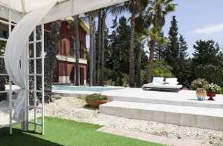 JTdCJTIyaXQlMjIlM0ElMjJWaWxsYSUyME51bnppYXRpbmElMjAlQzMlQTglMjB1bmElMjBzcGxlbmRpZGElMjB2aWxsYSUyMGltbWVyc2ElMjBuZWwlMjB2ZXJkZSUyQyUyMHNpdHVhdGElMjBpbiUyMHVuYSUyMHBvc2l6aW9uZSUyMHN0cmF0ZWdpY2ElMjB0cmElMjBDYXRhbmlhJTIwZSUyMFNpcmFjdXNhJTJDJTIwdmljaW5vJTIwYSUyMENhcmxlbnRpbmklMkMlMjBpZGVhbGUlMjBwZXIlMjBjaGklMjBkZXNpZGVyYSUyMHVuJTIwYW1iaWVudGUlMjB0cmFucXVpbGxvJTIwZSUyMHJpc2VydmF0byUyMHBlciUyMGNlbGVicmFyZSUyMG1hdHJpbW9uaSUyMGVkJTIwZXZlbnRpJTIwaW5kaW1lbnRpY2FiaWxpLiUyMCUyMExhJTIwdmlsbGElMjBvZmZyZSUyMGFtcGklMjBzcGF6aSUyMGVzdGVybmklMkMlMjB0cmElMjBjdWklM0ElMjAlMjBVbmElMjB6b25hJTIwYWRpYWNlbnRlJTIwYWxsYSUyMHBpc2NpbmElMkMlMjBwZXJmZXR0YSUyMHBlciUyMGNvY2t0YWlsJTIwZGklMjBiZW52ZW51dG8lMkMlMjBhcGVyaXRpdmklMjBvJTIwbW9tZW50aSUyMGRpJTIwcmVsYXglMjBpbW1lcnNpJTIwbmVsbGElMjBsdWNlJTIwZGVsJTIwc29sZS4lMjAlMjBVbiUyMGdyYW5kZSUyMHNwYXppbyUyMHZlcmRlJTIwZGklMjA2NTAlMjBtcSUyQyUyMGlkZWFsZSUyMHBlciUyMGFsbGVzdGltZW50aSUyMGRpJTIwYmFuY2hldHRpJTJDJTIwcHJhbnppJTIwZSUyMGNlbmUlMjBhbGwlRTIlODAlOTlhcGVydG8lMkMlMjBjb24lMjBsYSUyMHBvc3NpYmlsaXQlQzMlQTAlMjBkaSUyMG9yZ2FuaXp6YXJlJTIwbGElMjBkaXNwb3NpemlvbmUlMjBkZWdsaSUyMG9zcGl0aSUyMGluJTIwdG90YWxlJTIwbGliZXJ0JUMzJUEwLiUyMCUyMFVuJTIwc3VnZ2VzdGl2byUyMGJvc2NvJTJDJTIwdXRpbGl6emFiaWxlJTIwcGVyJTIwYnVmZmV0JTJDJTIwbW9tZW50aSUyMGNvbnZpdmlhbGklMjBvJTIwcGVyJTIwY2VsZWJyYXJlJTIwcml0aSUyMHNpbWJvbGljaSUyMGUlMjBjZXJpbW9uaWUlMjBpbiUyMHVuJUUyJTgwJTk5YXRtb3NmZXJhJTIwbmF0dXJhbGUlMjBlJTIwaW50aW1hLiUyMCUyMFNlcnZpemlvJTIwZ29sZiUyMGNhciUyMEFtcGlhJTIwcGFsZXN0cmElMjAlMjAlMjBMYSUyMHBhcnRlJTIwZGVkaWNhdGElMjBhbGxhJTIwYmFuY2hldHRpc3RpY2ElMjAlQzMlQTglMjBzZXJ2aXRhJTIwZGElMjBzZXJ2aXppJTIwaWdpZW5pY2klMjBzZXBhcmF0aSUyQyUyMGNvbW9kYW1lbnRlJTIwdmljaW5pJTIwYWxsJUUyJTgwJTk5YXJlYSUyQyUyMGdhcmFudGVuZG8lMjBwcmF0aWNpdCVDMyVBMCUyMGUlMjBjb21mb3J0JTIwYWdsaSUyMG9zcGl0aS4lMjAlMjBMYSUyMHZpbGxhJTIwZGlzcG9uZSUyMGFuY2hlJTIwZGklMjBwYXJjaGVnZ2lvJTIwcGVyJTIwZ2xpJTIwb3NwaXRpJTIwZSUyMG9mZnJlJTIwbGElMjBwb3NzaWJpbGl0JUMzJUEwJTIwZGklMjB1c3VmcnVpcmUlMjBkZWdsaSUyMHNwYXppJTIwaW50ZXJuaSUyMHBlciUyMHRyZSUyMGdpb3JuaSUyMGNvbnNlY3V0aXZpJTJDJTIwcHJldmlvJTIwYWNjb3JkbyUyMGUlMjBwcmVub3RhemlvbmUuJTIwUXVlc3RhJTIwb3B6aW9uZSUyMGNvbnNlbnRlJTIwYWdsaSUyMHNwb3NpJTIwZSUyMGFsbGUlMjBwZXJzb25lJTIwcGklQzMlQjklMjBjYXJlJTIwZGklMjB2aXZlcmUlMjBsJUUyJTgwJTk5aW50ZXJhJTIwZXNwZXJpZW56YSUyMGRlbCUyMG1hdHJpbW9uaW8lMjBpbiUyMHRvdGFsZSUyMHByaXZhY3klMjBlJTIwY29tb2RpdCVDMyVBMC4lMjAlMjBJbW1lcnNhJTIwaW4lMjB1biUyMGNvbnRlc3RvJTIwc2lsZW56aW9zbyUyMGUlMjBuYXR1cmFsZSUyQyUyMFZpbGxhJTIwTnVuemlhdGluYSUyMCVDMyVBOCUyMHBlcmZldHRhJTIwcGVyJTIwZm90b2dyYWZpZSUyMGUlMjByaXByZXNlJTIwZGFsbCVFMiU4MCU5OWFsdG8lMkMlMjBvZmZyZW5kbyUyMHNjZW5hcmklMjBlbGVnYW50aSUyMGUlMjBzdWdnZXN0aXZpJTIwcGVyJTIwY2F0dHVyYXJlJTIwb2duaSUyMG1vbWVudG8lMjBzcGVjaWFsZS4lMjAlMjBTRVJWSVpJJTIwJTIwVmlsbGElMjBOdW56aWF0aW5hJTIwb2ZmcmUlMjBhbXBpJTIwc3BhemklMjBlc3Rlcm5pJTIwZSUyMGFtYmllbnRpJTIwcmFmZmluYXRpJTJDJTIwaWRlYWxpJTIwcGVyJTIwYWNjb2dsaWVyZSUyMG1hdHJpbW9uaSUyMGVkJTIwZXZlbnRpJTIwZXNjbHVzaXZpJTNBJTIwJTVDdCVFMiU4MCVBMiU1Q3RBcmVhJTIwcGlzY2luYSUyMGNvbiUyMHpvbmElMjBhZGlhY2VudGUlMkMlMjBwZXJmZXR0YSUyMHBlciUyMGNvY2t0YWlsJTJDJTIwYXBlcml0aXZpJTIwbyUyMG1vbWVudGklMjBkaSUyMHJlbGF4JTIwaW1tZXJzaSUyMG5lbGxhJTIwbmF0dXJhJTIwZSUyMG5lbGxhJTIwbHVjZSUyMGRlbCUyMHNvbGUuJTIwJTVDdCVFMiU4MCVBMiU1Q3RBbXBpbyUyMGdpYXJkaW5vJTIwZGklMjA2NTAlMjBtcSUyQyUyMGlkZWFsZSUyMHBlciUyMGJhbmNoZXR0aSUyQyUyMHByYW56aSUyMGUlMjBjZW5lJTIwYWxsJUUyJTgwJTk5YXBlcnRvJTJDJTIwY29uJTIwbGElMjBwb3NzaWJpbGl0JUMzJUEwJTIwZGklMjBwZXJzb25hbGl6emFyZSUyMGxlJTIwZGlzcG9zaXppb25pJTIwaW4lMjBiYXNlJTIwYWxsZSUyMGVzaWdlbnplJTIwZGVnbGklMjBvc3BpdGkuJTIwJTVDdCVFMiU4MCVBMiU1Q3RCb3NjbyUyMHN1Z2dlc3Rpdm8lMkMlMjB1dGlsaXp6YWJpbGUlMjBwZXIlMjBidWZmZXQlMkMlMjBtb21lbnRpJTIwY29udml2aWFsaSUyMG8lMjBwZXIlMjByaXRpJTIwc2ltYm9saWNpJTIwZSUyMGNlcmltb25pZSUyMGluJTIwdW4lRTIlODAlOTlhdG1vc2ZlcmElMjBuYXR1cmFsZSUyMGUlMjBpbnRpbWEuJTIwJTVDdCVFMiU4MCVBMiU1Q3RQaWFubyUyMEIlMjBnYXJhbnRpdG8lM0ElMjBpbiUyMGNhc28lMjBkaSUyMGNvbmRpemlvbmklMjBtZXRlb3JvbG9naWNoZSUyMGF2dmVyc2UlMkMlMjAlQzMlQTglMjBkaXNwb25pYmlsZSUyMHVuYSUyMHRlbnNvc3RydXR0dXJhJTIwY29wZXJ0YSUyMChDcmlzdGFsKSUyMGNvbiUyMHVuYSUyMGNhcGllbnphJTIwZmlubyUyMGElMjAyNTAlMjBwZXJzb25lLiUyMChJbnNlcmlyZSUyMGZvdG8lMjB0ZW5kb3N0cnV0dHVyYSUyMENyaXN0YWwpJTIwJTIwRG90YXppb25pJTIwJTVDdCVFMiU4MCVBMiU1Q3RQaXNjaW5hJTIwJTVDdCVFMiU4MCVBMiU1Q3Rab25hJTIwc29sYXJpdW0lMjAlNUN0JUUyJTgwJUEyJTVDdEdpYXJkaW5vJTIwJTVDdCVFMiU4MCVBMiU1Q3RQYXJjaGVnZ2lvJTIwcHJpdmF0byUyMCU1Q3QlRTIlODAlQTIlNUN0QXJlYSUyMGZpdG5lc3MlMjAlNUN0JUUyJTgwJUEyJTVDdFdpLUZpJTIwJTVDdCVFMiU4MCVBMiU1Q3RBcmVhJTIwcmljZXZpbWVudGklMjAlNUN0JUUyJTgwJUEyJTVDdFNlcnZpemlvJTIwZ29sZiUyMGNhcnQlMjAlMjBDYW1lcmUlMjAlNUN0JUUyJTgwJUEyJTVDdDElMjBTdWl0ZSUyMFN1cGVyaW9yJTIwY29uJTIwdmFzY2ElMjBpZHJvbWFzc2FnZ2lvJTIwaW4lMjBjYW1lcmElMjAlNUN0JUUyJTgwJUEyJTVDdDElMjBDYW1lcmElMjBEZWx1eGUlMjAlNUN0JUUyJTgwJUEyJTVDdDElMjBDYW1lcmElMjBTdGFuZGFyZCUyMGNvbiUyMG1hbnNhcmRhJTIwJUYwJTlGJTkxJTg5JTIwVG90YWxlJTNBJTIwNyUyMHBvc3RpJTIwbGV0dG8lMjAlMjAlRTIlQjglQkIlMjAlMjBTRVJWSVpJJTIwQUdHSVVOVElWSSUyMCUyMFBlciUyMHJlbmRlcmUlMjBsJUUyJTgwJTk5ZXNwZXJpZW56YSUyMGFuY29yYSUyMHBpJUMzJUI5JTIwZXNjbHVzaXZhJTJDJTIwbGElMjB2aWxsYSUyMG1ldHRlJTIwYSUyMGRpc3Bvc2l6aW9uZSUyMHVuYSUyMHNlbGV6aW9uZSUyMGRpJTIwc2Vydml6aSUyMHByZW1pdW0lMjBmb3JuaXRpJTIwZGElMjBwYXJ0bmVyJTIwZXN0ZXJuaSUyMHF1YWxpZmljYXRpJTNBJTIwJTVDdCVFMiU4MCVBMiU1Q3RNYXNzYWdnaW8lMjBkaSUyMGNvcHBpYSUyMGNvbiUyMHZpc3RhJTIwcGFub3JhbWljYSUyMCU1Q3QlRTIlODAlQTIlNUN0UGl6emElMjBQYXJ0eSUyMCU1Q3QlRTIlODAlQTIlNUN0UG9vbCUyMFBhcnR5JTIwQnJ1bmNoJTIwJTVDdCVFMiU4MCVBMiU1Q3RUcmFzcG9ydG8lMjBwcml2YXRvJTIwJTVDdCVFMiU4MCVBMiU1Q3ROb2xlZ2dpbyUyMHlhY2h0JTIwJTIwJTIwJTIwJTIwJTIwJTIwJUUyJTgwJUEyJTIwJTIwJTIwJTIwJTIwJTIwQXV0byUyMGQlRTIlODAlOTllcG9jYSUyMCUyMCUyMCVFMiVCOCVCQiUyMCUyMENISSUyMFNJQU1PJTIwJTIwSW1tZXJzYSUyMG5lbCUyMHZlcmRlJTIwZSUyMHNpdHVhdGElMjBpbiUyMHVuYSUyMHBvc2l6aW9uZSUyMHN0cmF0ZWdpY2ElMjB0cmElMjBDYXRhbmlhJTIwZSUyMFNpcmFjdXNhJTJDJTIwYSUyMHBvY2hpJTIwcGFzc2klMjBkYSUyMENhcmxlbnRpbmklMkMlMjBWaWxsYSUyME51bnppYXRpbmElMjAlQzMlQTglMjBsYSUyMHNjZWx0YSUyMGlkZWFsZSUyMHBlciUyMGNoaSUyMGRlc2lkZXJhJTIwdW4lMjBhbWJpZW50ZSUyMHRyYW5xdWlsbG8lMjBlJTIwcmlzZXJ2YXRvJTIwcGVyJTIwY2VsZWJyYXJlJTIwbWF0cmltb25pJTIwZWQlMjBldmVudGklMjBpbmRpbWVudGljYWJpbGkuJTIwJTIwTGElMjB2aWxsYSUyMGRpc3BvbmUlMjBkaSUyMHNwYXppJTIwdmVyc2F0aWxpJTIwZSUyMHN1Z2dlc3RpdmklM0ElMjBsJUUyJTgwJTk5YXJlYSUyMHBpc2NpbmElMjBwZXIlMjBhY2NvZ2xpZXJlJTIwZ2xpJTIwb3NwaXRpJTIwY29uJTIwY29ja3RhaWwlMjBlJTIwYXBlcml0aXZpJTJDJTIwaWwlMjBnaWFyZGlubyUyMGRpJTIwNjUwJTIwbXElMjBwZXIlMjBwcmFuemklMjBlJTIwY2VuZSUyMGFsbCVFMiU4MCU5OWFwZXJ0byUyMGUlMjB1biUyMGJvc2NvJTIwaW5jYW50ZXZvbGUlMjBwZXJmZXR0byUyMHBlciUyMHJpdGklMjBzaW1ib2xpY2klMjBvJTIwbW9tZW50aSUyMGNvbnZpdmlhbGklMjBpbiUyMHVuJUUyJTgwJTk5YXRtb3NmZXJhJTIwaW50aW1hJTIwZSUyMG5hdHVyYWxlLiUyMCUyMEdsaSUyMHNwYXppJTIwaW50ZXJuaSUyQyUyMGRpc3BvbmliaWxpJTIwc3UlMjBwcmVub3RhemlvbmUlMjBwZXIlMjB1biUyMHNvZ2dpb3JubyUyMGZpbm8lMjBhJTIwdHJlJTIwZ2lvcm5pJTIwY29uc2VjdXRpdmklMkMlMjBjb25zZW50b25vJTIwYWdsaSUyMHNwb3NpJTIwZSUyMGFpJTIwbG9ybyUyMGNhcmklMjBkaSUyMHZpdmVyZSUyMGwlRTIlODAlOTlpbnRlcmElMjBlc3BlcmllbnphJTIwZGVsJTIwbWF0cmltb25pbyUyMGluJTIwdG90YWxlJTIwcHJpdmFjeSUyMGUlMjBjb21mb3J0LiUyMCUyMEdyYXppZSUyMGFsbGElMjBzdWElMjBwb3NpemlvbmUlMjBwcml2aWxlZ2lhdGElMjBlJTIwYWklMjBwYWVzYWdnaSUyMGNpcmNvc3RhbnRpJTJDJTIwVmlsbGElMjBOdW56aWF0aW5hJTIwcmFwcHJlc2VudGElMjBhbmNoZSUyMHVuYSUyMGNvcm5pY2UlMjBpZGVhbGUlMjBwZXIlMjBmb3RvZ3JhZmllJTIwZSUyMHJpcHJlc2UlMjBhZXJlZSUyQyUyMHJlZ2FsYW5kbyUyMHNjZW5hcmklMjBlbGVnYW50aSUyMGUlMjBzZW56YSUyMHRlbXBvLiUyMiU3RA== JTdCJTIyaXQlMjIlM0ElMjJWaWxsYSUyME51bnppYXRpbmElMjAlQzMlQTglMjB1bmElMjBzcGxlbmRpZGElMjB2aWxsYSUyMGltbWVyc2ElMjBuZWwlMjB2ZXJkZSUyQyUyMHNpdHVhdGElMjBpbiUyMHVuYSUyMHBvc2l6aW9uZSUyMHN0cmF0ZWdpY2ElMjB0cmElMjBDYXRhbmlhJTIwZSUyMFNpcmFjdXNhJTJDJTIwdmljaW5vJTIwYSUyMENhcmxlbnRpbmklMkMlMjBpZGVhbGUlMjBwZXIlMjBjaGklMjBkZXNpZGVyYSUyMHVuJTIwYW1iaWVudGUlMjB0cmFucXVpbGxvJTIwZSUyMHJpc2VydmF0byUyMHBlciUyMGNlbGVicmFyZSUyMG1hdHJpbW9uaSUyMGVkJTIwZXZlbnRpJTIwaW5kaW1lbnRpY2FiaWxpLiUyMCUyMExhJTIwdmlsbGElMjBvZmZyZSUyMGFtcGklMjBzcGF6aSUyMGVzdGVybmklMkMlMjB0cmElMjBjdWklM0ElMjAlMjBVbmElMjB6b25hJTIwYWRpYWNlbnRlJTIwYWxsYSUyMHBpc2NpbmElMkMlMjBwZXJmZXR0YSUyMHBlciUyMGNvY2t0YWlsJTIwZGklMjBiZW52ZW51dG8lMkMlMjBhcGVyaXRpdmklMjBvJTIwbW9tZW50aSUyMGRpJTIwcmVsYXglMjBpbW1lcnNpJTIwbmVsbGElMjBsdWNlJTIwZGVsJTIwc29sZS4lMjAlMjBVbiUyMGdyYW5kZSUyMHNwYXppbyUyMHZlcmRlJTIwZGklMjA2NTAlMjBtcSUyQyUyMGlkZWFsZSUyMHBlciUyMGFsbGVzdGltZW50aSUyMGRpJTIwYmFuY2hldHRpJTJDJTIwcHJhbnppJTIwZSUyMGNlbmUlMjBhbGwlRTIlODAlOTlhcGVydG8lMkMlMjBjb24lMjBsYSUyMHBvc3NpYmlsaXQlQzMlQTAlMjBkaSUyMG9yZ2FuaXp6YXJlJTIwbGElMjBkaXNwb3NpemlvbmUlMjBkZWdsaSUyMG9zcGl0aSUyMGluJTIwdG90YWxlJTIwbGliZXJ0JUMzJUEwLiUyMCUyMFVuJTIwc3VnZ2VzdGl2byUyMGJvc2NvJTJDJTIwdXRpbGl6emFiaWxlJTIwcGVyJTIwYnVmZmV0JTJDJTIwbW9tZW50aSUyMGNvbnZpdmlhbGklMjBvJTIwcGVyJTIwY2VsZWJyYXJlJTIwcml0aSUyMHNpbWJvbGljaSUyMGUlMjBjZXJpbW9uaWUlMjBpbiUyMHVuJUUyJTgwJTk5YXRtb3NmZXJhJTIwbmF0dXJhbGUlMjBlJTIwaW50aW1hLiUyMCUyMFNlcnZpemlvJTIwZ29sZiUyMGNhciUyMEFtcGlhJTIwcGFsZXN0cmElMjAlMjAlMjBMYSUyMHBhcnRlJTIwZGVkaWNhdGElMjBhbGxhJTIwYmFuY2hldHRpc3RpY2ElMjAlQzMlQTglMjBzZXJ2aXRhJTIwZGElMjBzZXJ2aXppJTIwaWdpZW5pY2klMjBzZXBhcmF0aSUyQyUyMGNvbW9kYW1lbnRlJTIwdmljaW5pJTIwYWxsJUUyJTgwJTk5YXJlYSUyQyUyMGdhcmFudGVuZG8lMjBwcmF0aWNpdCVDMyVBMCUyMGUlMjBjb21mb3J0JTIwYWdsaSUyMG9zcGl0aS4lMjAlMjBMYSUyMHZpbGxhJTIwZGlzcG9uZSUyMGFuY2hlJTIwZGklMjBwYXJjaGVnZ2lvJTIwcGVyJTIwZ2xpJTIwb3NwaXRpJTIwZSUyMG9mZnJlJTIwbGElMjBwb3NzaWJpbGl0JUMzJUEwJTIwZGklMjB1c3VmcnVpcmUlMjBkZWdsaSUyMHNwYXppJTIwaW50ZXJuaSUyMHBlciUyMHRyZSUyMGdpb3JuaSUyMGNvbnNlY3V0aXZpJTJDJTIwcHJldmlvJTIwYWNjb3JkbyUyMGUlMjBwcmVub3RhemlvbmUuJTIwUXVlc3RhJTIwb3B6aW9uZSUyMGNvbnNlbnRlJTIwYWdsaSUyMHNwb3NpJTIwZSUyMGFsbGUlMjBwZXJzb25lJTIwcGklQzMlQjklMjBjYXJlJTIwZGklMjB2aXZlcmUlMjBsJUUyJTgwJTk5aW50ZXJhJTIwZXNwZXJpZW56YSUyMGRlbCUyMG1hdHJpbW9uaW8lMjBpbiUyMHRvdGFsZSUyMHByaXZhY3klMjBlJTIwY29tb2RpdCVDMyVBMC4lMjAlMjBJbW1lcnNhJTIwaW4lMjB1biUyMGNvbnRlc3RvJTIwc2lsZW56aW9zbyUyMGUlMjBuYXR1cmFsZSUyQyUyMFZpbGxhJTIwTnVuemlhdGluYSUyMCVDMyVBOCUyMHBlcmZldHRhJTIwcGVyJTIwZm90b2dyYWZpZSUyMGUlMjByaXByZXNlJTIwZGFsbCVFMiU4MCU5OWFsdG8lMkMlMjBvZmZyZW5kbyUyMHNjZW5hcmklMjBlbGVnYW50aSUyMGUlMjBzdWdnZXN0aXZpJTIwcGVyJTIwY2F0dHVyYXJlJTIwb2duaSUyMG1vbWVudG8lMjBzcGVjaWFsZS4lMjAlMjBTRVJWSVpJJTIwJTIwVmlsbGElMjBOdW56aWF0aW5hJTIwb2ZmcmUlMjBhbXBpJTIwc3BhemklMjBlc3Rlcm5pJTIwZSUyMGFtYmllbnRpJTIwcmFmZmluYXRpJTJDJTIwaWRlYWxpJTIwcGVyJTIwYWNjb2dsaWVyZSUyMG1hdHJpbW9uaSUyMGVkJTIwZXZlbnRpJTIwZXNjbHVzaXZpJTNBJTIwJTVDdCVFMiU4MCVBMiU1Q3RBcmVhJTIwcGlzY2luYSUyMGNvbiUyMHpvbmElMjBhZGlhY2VudGUlMkMlMjBwZXJmZXR0YSUyMHBlciUyMGNvY2t0YWlsJTJDJTIwYXBlcml0aXZpJTIwbyUyMG1vbWVudGklMjBkaSUyMHJlbGF4JTIwaW1tZXJzaSUyMG5lbGxhJTIwbmF0dXJhJTIwZSUyMG5lbGxhJTIwbHVjZSUyMGRlbCUyMHNvbGUuJTIwJTVDdCVFMiU4MCVBMiU1Q3RBbXBpbyUyMGdpYXJkaW5vJTIwZGklMjA2NTAlMjBtcSUyQyUyMGlkZWFsZSUyMHBlciUyMGJhbmNoZXR0aSUyQyUyMHByYW56aSUyMGUlMjBjZW5lJTIwYWxsJUUyJTgwJTk5YXBlcnRvJTJDJTIwY29uJTIwbGElMjBwb3NzaWJpbGl0JUMzJUEwJTIwZGklMjBwZXJzb25hbGl6emFyZSUyMGxlJTIwZGlzcG9zaXppb25pJTIwaW4lMjBiYXNlJTIwYWxsZSUyMGVzaWdlbnplJTIwZGVnbGklMjBvc3BpdGkuJTIwJTVDdCVFMiU4MCVBMiU1Q3RCb3NjbyUyMHN1Z2dlc3Rpdm8lMkMlMjB1dGlsaXp6YWJpbGUlMjBwZXIlMjBidWZmZXQlMkMlMjBtb21lbnRpJTIwY29udml2aWFsaSUyMG8lMjBwZXIlMjByaXRpJTIwc2ltYm9saWNpJTIwZSUyMGNlcmltb25pZSUyMGluJTIwdW4lRTIlODAlOTlhdG1vc2ZlcmElMjBuYXR1cmFsZSUyMGUlMjBpbnRpbWEuJTIwJTVDdCVFMiU4MCVBMiU1Q3RQaWFubyUyMEIlMjBnYXJhbnRpdG8lM0ElMjBpbiUyMGNhc28lMjBkaSUyMGNvbmRpemlvbmklMjBtZXRlb3JvbG9naWNoZSUyMGF2dmVyc2UlMkMlMjAlQzMlQTglMjBkaXNwb25pYmlsZSUyMHVuYSUyMHRlbnNvc3RydXR0dXJhJTIwY29wZXJ0YSUyMChDcmlzdGFsKSUyMGNvbiUyMHVuYSUyMGNhcGllbnphJTIwZmlubyUyMGElMjAyNTAlMjBwZXJzb25lLiUyMChJbnNlcmlyZSUyMGZvdG8lMjB0ZW5kb3N0cnV0dHVyYSUyMENyaXN0YWwpJTIwJTIwRG90YXppb25pJTIwJTVDdCVFMiU4MCVBMiU1Q3RQaXNjaW5hJTIwJTVDdCVFMiU4MCVBMiU1Q3Rab25hJTIwc29sYXJpdW0lMjAlNUN0JUUyJTgwJUEyJTVDdEdpYXJkaW5vJTIwJTVDdCVFMiU4MCVBMiU1Q3RQYXJjaGVnZ2lvJTIwcHJpdmF0byUyMCU1Q3QlRTIlODAlQTIlNUN0QXJlYSUyMGZpdG5lc3MlMjAlNUN0JUUyJTgwJUEyJTVDdFdpLUZpJTIwJTVDdCVFMiU4MCVBMiU1Q3RBcmVhJTIwcmljZXZpbWVudGklMjAlNUN0JUUyJTgwJUEyJTVDdFNlcnZpemlvJTIwZ29sZiUyMGNhcnQlMjAlMjBDYW1lcmUlMjAlNUN0JUUyJTgwJUEyJTVDdDElMjBTdWl0ZSUyMFN1cGVyaW9yJTIwY29uJTIwdmFzY2ElMjBpZHJvbWFzc2FnZ2lvJTIwaW4lMjBjYW1lcmElMjAlNUN0JUUyJTgwJUEyJTVDdDElMjBDYW1lcmElMjBEZWx1eGUlMjAlNUN0JUUyJTgwJUEyJTVDdDElMjBDYW1lcmElMjBTdGFuZGFyZCUyMGNvbiUyMG1hbnNhcmRhJTIwJUYwJTlGJTkxJTg5JTIwVG90YWxlJTNBJTIwNyUyMHBvc3RpJTIwbGV0dG8lMjAlMjAlRTIlQjglQkIlMjAlMjBTRVJWSVpJJTIwQUdHSVVOVElWSSUyMCUyMFBlciUyMHJlbmRlcmUlMjBsJUUyJTgwJTk5ZXNwZXJpZW56YSUyMGFuY29yYSUyMHBpJUMzJUI5JTIwZXNjbHVzaXZhJTJDJTIwbGElMjB2aWxsYSUyMG1ldHRlJTIwYSUyMGRpc3Bvc2l6aW9uZSUyMHVuYSUyMHNlbGV6aW9uZSUyMGRpJTIwc2Vydml6aSUyMHByZW1pdW0lMjBmb3JuaXRpJTIwZGElMjBwYXJ0bmVyJTIwZXN0ZXJuaSUyMHF1YWxpZmljYXRpJTNBJTIwJTVDdCVFMiU4MCVBMiU1Q3RNYXNzYWdnaW8lMjBkaSUyMGNvcHBpYSUyMGNvbiUyMHZpc3RhJTIwcGFub3JhbWljYSUyMCU1Q3QlRTIlODAlQTIlNUN0UGl6emElMjBQYXJ0eSUyMCU1Q3QlRTIlODAlQTIlNUN0UG9vbCUyMFBhcnR5JTIwQnJ1bmNoJTIwJTVDdCVFMiU4MCVBMiU1Q3RUcmFzcG9ydG8lMjBwcml2YXRvJTIwJTVDdCVFMiU4MCVBMiU1Q3ROb2xlZ2dpbyUyMHlhY2h0JTIwJTIwJTIwJTIwJTIwJTIwJTIwJUUyJTgwJUEyJTIwJTIwJTIwJTIwJTIwJTIwQXV0byUyMGQlRTIlODAlOTllcG9jYSUyMCUyMCUyMCVFMiVCOCVCQiUyMCUyMENISSUyMFNJQU1PJTIwJTIwSW1tZXJzYSUyMG5lbCUyMHZlcmRlJTIwZSUyMHNpdHVhdGElMjBpbiUyMHVuYSUyMHBvc2l6aW9uZSUyMHN0cmF0ZWdpY2ElMjB0cmElMjBDYXRhbmlhJTIwZSUyMFNpcmFjdXNhJTJDJTIwYSUyMHBvY2hpJTIwcGFzc2klMjBkYSUyMENhcmxlbnRpbmklMkMlMjBWaWxsYSUyME51bnppYXRpbmElMjAlQzMlQTglMjBsYSUyMHNjZWx0YSUyMGlkZWFsZSUyMHBlciUyMGNoaSUyMGRlc2lkZXJhJTIwdW4lMjBhbWJpZW50ZSUyMHRyYW5xdWlsbG8lMjBlJTIwcmlzZXJ2YXRvJTIwcGVyJTIwY2VsZWJyYXJlJTIwbWF0cmltb25pJTIwZWQlMjBldmVudGklMjBpbmRpbWVudGljYWJpbGkuJTIwJTIwTGElMjB2aWxsYSUyMGRpc3BvbmUlMjBkaSUyMHNwYXppJTIwdmVyc2F0aWxpJTIwZSUyMHN1Z2dlc3RpdmklM0ElMjBsJUUyJTgwJTk5YXJlYSUyMHBpc2NpbmElMjBwZXIlMjBhY2NvZ2xpZXJlJTIwZ2xpJTIwb3NwaXRpJTIwY29uJTIwY29ja3RhaWwlMjBlJTIwYXBlcml0aXZpJTJDJTIwaWwlMjBnaWFyZGlubyUyMGRpJTIwNjUwJTIwbXElMjBwZXIlMjBwcmFuemklMjBlJTIwY2VuZSUyMGFsbCVFMiU4MCU5OWFwZXJ0byUyMGUlMjB1biUyMGJvc2NvJTIwaW5jYW50ZXZvbGUlMjBwZXJmZXR0byUyMHBlciUyMHJpdGklMjBzaW1ib2xpY2klMjBvJTIwbW9tZW50aSUyMGNvbnZpdmlhbGklMjBpbiUyMHVuJUUyJTgwJTk5YXRtb3NmZXJhJTIwaW50aW1hJTIwZSUyMG5hdHVyYWxlLiUyMCUyMEdsaSUyMHNwYXppJTIwaW50ZXJuaSUyQyUyMGRpc3BvbmliaWxpJTIwc3UlMjBwcmVub3RhemlvbmUlMjBwZXIlMjB1biUyMHNvZ2dpb3JubyUyMGZpbm8lMjBhJTIwdHJlJTIwZ2lvcm5pJTIwY29uc2VjdXRpdmklMkMlMjBjb25zZW50b25vJTIwYWdsaSUyMHNwb3NpJTIwZSUyMGFpJTIwbG9ybyUyMGNhcmklMjBkaSUyMHZpdmVyZSUyMGwlRTIlODAlOTlpbnRlcmElMjBlc3BlcmllbnphJTIwZGVsJTIwbWF0cmltb25pbyUyMGluJTIwdG90YWxlJTIwcHJpdmFjeSUyMGUlMjBjb21mb3J0LiUyMCUyMEdyYXppZSUyMGFsbGElMjBzdWElMjBwb3NpemlvbmUlMjBwcml2aWxlZ2lhdGElMjBlJTIwYWklMjBwYWVzYWdnaSUyMGNpcmNvc3RhbnRpJTJDJTIwVmlsbGElMjBOdW56aWF0aW5hJTIwcmFwcHJlc2VudGElMjBhbmNoZSUyMHVuYSUyMGNvcm5pY2UlMjBpZGVhbGUlMjBwZXIlMjBmb3RvZ3JhZmllJTIwZSUyMHJpcHJlc2UlMjBhZXJlZSUyQyUyMHJlZ2FsYW5kbyUyMHNjZW5hcmklMjBlbGVnYW50aSUyMGUlMjBzZW56YSUyMHRlbXBvLiUyMiU3RA==