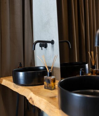 JTdCJTIyaXQlMjIlM0ElMjJWaWxsYSUyME51bnppYXRpbmElMjAlQzMlQTglMjB1bmElMjBzcGxlbmRpZGElMjB2aWxsYSUyMGltbWVyc2ElMjBuZWwlMjB2ZXJkZSUyQyUyMHNpdHVhdGElMjBpbiUyMHVuYSUyMHBvc2l6aW9uZSUyMHN0cmF0ZWdpY2ElMjB0cmElMjBDYXRhbmlhJTIwZSUyMFNpcmFjdXNhJTJDJTIwdmljaW5vJTIwYSUyMENhcmxlbnRpbmklMkMlMjBpZGVhbGUlMjBwZXIlMjBjaGklMjBkZXNpZGVyYSUyMHVuJTIwYW1iaWVudGUlMjB0cmFucXVpbGxvJTIwZSUyMHJpc2VydmF0byUyMHBlciUyMGNlbGVicmFyZSUyMG1hdHJpbW9uaSUyMGVkJTIwZXZlbnRpJTIwaW5kaW1lbnRpY2FiaWxpLiUyMCUyMExhJTIwdmlsbGElMjBvZmZyZSUyMGFtcGklMjBzcGF6aSUyMGVzdGVybmklMkMlMjB0cmElMjBjdWklM0ElMjAlMjBVbmElMjB6b25hJTIwYWRpYWNlbnRlJTIwYWxsYSUyMHBpc2NpbmElMkMlMjBwZXJmZXR0YSUyMHBlciUyMGNvY2t0YWlsJTIwZGklMjBiZW52ZW51dG8lMkMlMjBhcGVyaXRpdmklMjBvJTIwbW9tZW50aSUyMGRpJTIwcmVsYXglMjBpbW1lcnNpJTIwbmVsbGElMjBsdWNlJTIwZGVsJTIwc29sZS4lMjAlMjBVbiUyMGdyYW5kZSUyMHNwYXppbyUyMHZlcmRlJTIwZGklMjA2NTAlMjBtcSUyQyUyMGlkZWFsZSUyMHBlciUyMGFsbGVzdGltZW50aSUyMGRpJTIwYmFuY2hldHRpJTJDJTIwcHJhbnppJTIwZSUyMGNlbmUlMjBhbGwlRTIlODAlOTlhcGVydG8lMkMlMjBjb24lMjBsYSUyMHBvc3NpYmlsaXQlQzMlQTAlMjBkaSUyMG9yZ2FuaXp6YXJlJTIwbGElMjBkaXNwb3NpemlvbmUlMjBkZWdsaSUyMG9zcGl0aSUyMGluJTIwdG90YWxlJTIwbGliZXJ0JUMzJUEwLiUyMCUyMFVuJTIwc3VnZ2VzdGl2byUyMGJvc2NvJTJDJTIwdXRpbGl6emFiaWxlJTIwcGVyJTIwYnVmZmV0JTJDJTIwbW9tZW50aSUyMGNvbnZpdmlhbGklMjBvJTIwcGVyJTIwY2VsZWJyYXJlJTIwcml0aSUyMHNpbWJvbGljaSUyMGUlMjBjZXJpbW9uaWUlMjBpbiUyMHVuJUUyJTgwJTk5YXRtb3NmZXJhJTIwbmF0dXJhbGUlMjBlJTIwaW50aW1hLiUyMCUyMFNlcnZpemlvJTIwZ29sZiUyMGNhciUyMEFtcGlhJTIwcGFsZXN0cmElMjAlMjAlMjBMYSUyMHBhcnRlJTIwZGVkaWNhdGElMjBhbGxhJTIwYmFuY2hldHRpc3RpY2ElMjAlQzMlQTglMjBzZXJ2aXRhJTIwZGElMjBzZXJ2aXppJTIwaWdpZW5pY2klMjBzZXBhcmF0aSUyQyUyMGNvbW9kYW1lbnRlJTIwdmljaW5pJTIwYWxsJUUyJTgwJTk5YXJlYSUyQyUyMGdhcmFudGVuZG8lMjBwcmF0aWNpdCVDMyVBMCUyMGUlMjBjb21mb3J0JTIwYWdsaSUyMG9zcGl0aS4lMjAlMjBMYSUyMHZpbGxhJTIwZGlzcG9uZSUyMGFuY2hlJTIwZGklMjBwYXJjaGVnZ2lvJTIwcGVyJTIwZ2xpJTIwb3NwaXRpJTIwZSUyMG9mZnJlJTIwbGElMjBwb3NzaWJpbGl0JUMzJUEwJTIwZGklMjB1c3VmcnVpcmUlMjBkZWdsaSUyMHNwYXppJTIwaW50ZXJuaSUyMHBlciUyMHRyZSUyMGdpb3JuaSUyMGNvbnNlY3V0aXZpJTJDJTIwcHJldmlvJTIwYWNjb3JkbyUyMGUlMjBwcmVub3RhemlvbmUuJTIwUXVlc3RhJTIwb3B6aW9uZSUyMGNvbnNlbnRlJTIwYWdsaSUyMHNwb3NpJTIwZSUyMGFsbGUlMjBwZXJzb25lJTIwcGklQzMlQjklMjBjYXJlJTIwZGklMjB2aXZlcmUlMjBsJUUyJTgwJTk5aW50ZXJhJTIwZXNwZXJpZW56YSUyMGRlbCUyMG1hdHJpbW9uaW8lMjBpbiUyMHRvdGFsZSUyMHByaXZhY3klMjBlJTIwY29tb2RpdCVDMyVBMC4lMjAlMjBJbW1lcnNhJTIwaW4lMjB1biUyMGNvbnRlc3RvJTIwc2lsZW56aW9zbyUyMGUlMjBuYXR1cmFsZSUyQyUyMFZpbGxhJTIwTnVuemlhdGluYSUyMCVDMyVBOCUyMHBlcmZldHRhJTIwcGVyJTIwZm90b2dyYWZpZSUyMGUlMjByaXByZXNlJTIwZGFsbCVFMiU4MCU5OWFsdG8lMkMlMjBvZmZyZW5kbyUyMHNjZW5hcmklMjBlbGVnYW50aSUyMGUlMjBzdWdnZXN0aXZpJTIwcGVyJTIwY2F0dHVyYXJlJTIwb2duaSUyMG1vbWVudG8lMjBzcGVjaWFsZS4lMjAlMjBTRVJWSVpJJTIwJTIwVmlsbGElMjBOdW56aWF0aW5hJTIwb2ZmcmUlMjBhbXBpJTIwc3BhemklMjBlc3Rlcm5pJTIwZSUyMGFtYmllbnRpJTIwcmFmZmluYXRpJTJDJTIwaWRlYWxpJTIwcGVyJTIwYWNjb2dsaWVyZSUyMG1hdHJpbW9uaSUyMGVkJTIwZXZlbnRpJTIwZXNjbHVzaXZpJTNBJTIwJTVDdCVFMiU4MCVBMiU1Q3RBcmVhJTIwcGlzY2luYSUyMGNvbiUyMHpvbmElMjBhZGlhY2VudGUlMkMlMjBwZXJmZXR0YSUyMHBlciUyMGNvY2t0YWlsJTJDJTIwYXBlcml0aXZpJTIwbyUyMG1vbWVudGklMjBkaSUyMHJlbGF4JTIwaW1tZXJzaSUyMG5lbGxhJTIwbmF0dXJhJTIwZSUyMG5lbGxhJTIwbHVjZSUyMGRlbCUyMHNvbGUuJTIwJTVDdCVFMiU4MCVBMiU1Q3RBbXBpbyUyMGdpYXJkaW5vJTIwZGklMjA2NTAlMjBtcSUyQyUyMGlkZWFsZSUyMHBlciUyMGJhbmNoZXR0aSUyQyUyMHByYW56aSUyMGUlMjBjZW5lJTIwYWxsJUUyJTgwJTk5YXBlcnRvJTJDJTIwY29uJTIwbGElMjBwb3NzaWJpbGl0JUMzJUEwJTIwZGklMjBwZXJzb25hbGl6emFyZSUyMGxlJTIwZGlzcG9zaXppb25pJTIwaW4lMjBiYXNlJTIwYWxsZSUyMGVzaWdlbnplJTIwZGVnbGklMjBvc3BpdGkuJTIwJTVDdCVFMiU4MCVBMiU1Q3RCb3NjbyUyMHN1Z2dlc3Rpdm8lMkMlMjB1dGlsaXp6YWJpbGUlMjBwZXIlMjBidWZmZXQlMkMlMjBtb21lbnRpJTIwY29udml2aWFsaSUyMG8lMjBwZXIlMjByaXRpJTIwc2ltYm9saWNpJTIwZSUyMGNlcmltb25pZSUyMGluJTIwdW4lRTIlODAlOTlhdG1vc2ZlcmElMjBuYXR1cmFsZSUyMGUlMjBpbnRpbWEuJTIwJTVDdCVFMiU4MCVBMiU1Q3RQaWFubyUyMEIlMjBnYXJhbnRpdG8lM0ElMjBpbiUyMGNhc28lMjBkaSUyMGNvbmRpemlvbmklMjBtZXRlb3JvbG9naWNoZSUyMGF2dmVyc2UlMkMlMjAlQzMlQTglMjBkaXNwb25pYmlsZSUyMHVuYSUyMHRlbnNvc3RydXR0dXJhJTIwY29wZXJ0YSUyMChDcmlzdGFsKSUyMGNvbiUyMHVuYSUyMGNhcGllbnphJTIwZmlubyUyMGElMjAyNTAlMjBwZXJzb25lLiUyMChJbnNlcmlyZSUyMGZvdG8lMjB0ZW5kb3N0cnV0dHVyYSUyMENyaXN0YWwpJTIwJTIwRG90YXppb25pJTIwJTVDdCVFMiU4MCVBMiU1Q3RQaXNjaW5hJTIwJTVDdCVFMiU4MCVBMiU1Q3Rab25hJTIwc29sYXJpdW0lMjAlNUN0JUUyJTgwJUEyJTVDdEdpYXJkaW5vJTIwJTVDdCVFMiU4MCVBMiU1Q3RQYXJjaGVnZ2lvJTIwcHJpdmF0byUyMCU1Q3QlRTIlODAlQTIlNUN0QXJlYSUyMGZpdG5lc3MlMjAlNUN0JUUyJTgwJUEyJTVDdFdpLUZpJTIwJTVDdCVFMiU4MCVBMiU1Q3RBcmVhJTIwcmljZXZpbWVudGklMjAlNUN0JUUyJTgwJUEyJTVDdFNlcnZpemlvJTIwZ29sZiUyMGNhcnQlMjAlMjBDYW1lcmUlMjAlNUN0JUUyJTgwJUEyJTVDdDElMjBTdWl0ZSUyMFN1cGVyaW9yJTIwY29uJTIwdmFzY2ElMjBpZHJvbWFzc2FnZ2lvJTIwaW4lMjBjYW1lcmElMjAlNUN0JUUyJTgwJUEyJTVDdDElMjBDYW1lcmElMjBEZWx1eGUlMjAlNUN0JUUyJTgwJUEyJTVDdDElMjBDYW1lcmElMjBTdGFuZGFyZCUyMGNvbiUyMG1hbnNhcmRhJTIwJUYwJTlGJTkxJTg5JTIwVG90YWxlJTNBJTIwNyUyMHBvc3RpJTIwbGV0dG8lMjAlMjAlRTIlQjglQkIlMjAlMjBTRVJWSVpJJTIwQUdHSVVOVElWSSUyMCUyMFBlciUyMHJlbmRlcmUlMjBsJUUyJTgwJTk5ZXNwZXJpZW56YSUyMGFuY29yYSUyMHBpJUMzJUI5JTIwZXNjbHVzaXZhJTJDJTIwbGElMjB2aWxsYSUyMG1ldHRlJTIwYSUyMGRpc3Bvc2l6aW9uZSUyMHVuYSUyMHNlbGV6aW9uZSUyMGRpJTIwc2Vydml6aSUyMHByZW1pdW0lMjBmb3JuaXRpJTIwZGElMjBwYXJ0bmVyJTIwZXN0ZXJuaSUyMHF1YWxpZmljYXRpJTNBJTIwJTVDdCVFMiU4MCVBMiU1Q3RNYXNzYWdnaW8lMjBkaSUyMGNvcHBpYSUyMGNvbiUyMHZpc3RhJTIwcGFub3JhbWljYSUyMCU1Q3QlRTIlODAlQTIlNUN0UGl6emElMjBQYXJ0eSUyMCU1Q3QlRTIlODAlQTIlNUN0UG9vbCUyMFBhcnR5JTIwQnJ1bmNoJTIwJTVDdCVFMiU4MCVBMiU1Q3RUcmFzcG9ydG8lMjBwcml2YXRvJTIwJTVDdCVFMiU4MCVBMiU1Q3ROb2xlZ2dpbyUyMHlhY2h0JTIwJTIwJTIwJTIwJTIwJTIwJTIwJUUyJTgwJUEyJTIwJTIwJTIwJTIwJTIwJTIwQXV0byUyMGQlRTIlODAlOTllcG9jYSUyMCUyMCUyMCVFMiVCOCVCQiUyMCUyMENISSUyMFNJQU1PJTIwJTIwSW1tZXJzYSUyMG5lbCUyMHZlcmRlJTIwZSUyMHNpdHVhdGElMjBpbiUyMHVuYSUyMHBvc2l6aW9uZSUyMHN0cmF0ZWdpY2ElMjB0cmElMjBDYXRhbmlhJTIwZSUyMFNpcmFjdXNhJTJDJTIwYSUyMHBvY2hpJTIwcGFzc2klMjBkYSUyMENhcmxlbnRpbmklMkMlMjBWaWxsYSUyME51bnppYXRpbmElMjAlQzMlQTglMjBsYSUyMHNjZWx0YSUyMGlkZWFsZSUyMHBlciUyMGNoaSUyMGRlc2lkZXJhJTIwdW4lMjBhbWJpZW50ZSUyMHRyYW5xdWlsbG8lMjBlJTIwcmlzZXJ2YXRvJTIwcGVyJTIwY2VsZWJyYXJlJTIwbWF0cmltb25pJTIwZWQlMjBldmVudGklMjBpbmRpbWVudGljYWJpbGkuJTIwJTIwTGElMjB2aWxsYSUyMGRpc3BvbmUlMjBkaSUyMHNwYXppJTIwdmVyc2F0aWxpJTIwZSUyMHN1Z2dlc3RpdmklM0ElMjBsJUUyJTgwJTk5YXJlYSUyMHBpc2NpbmElMjBwZXIlMjBhY2NvZ2xpZXJlJTIwZ2xpJTIwb3NwaXRpJTIwY29uJTIwY29ja3RhaWwlMjBlJTIwYXBlcml0aXZpJTJDJTIwaWwlMjBnaWFyZGlubyUyMGRpJTIwNjUwJTIwbXElMjBwZXIlMjBwcmFuemklMjBlJTIwY2VuZSUyMGFsbCVFMiU4MCU5OWFwZXJ0byUyMGUlMjB1biUyMGJvc2NvJTIwaW5jYW50ZXZvbGUlMjBwZXJmZXR0byUyMHBlciUyMHJpdGklMjBzaW1ib2xpY2klMjBvJTIwbW9tZW50aSUyMGNvbnZpdmlhbGklMjBpbiUyMHVuJUUyJTgwJTk5YXRtb3NmZXJhJTIwaW50aW1hJTIwZSUyMG5hdHVyYWxlLiUyMCUyMEdsaSUyMHNwYXppJTIwaW50ZXJuaSUyQyUyMGRpc3BvbmliaWxpJTIwc3UlMjBwcmVub3RhemlvbmUlMjBwZXIlMjB1biUyMHNvZ2dpb3JubyUyMGZpbm8lMjBhJTIwdHJlJTIwZ2lvcm5pJTIwY29uc2VjdXRpdmklMkMlMjBjb25zZW50b25vJTIwYWdsaSUyMHNwb3NpJTIwZSUyMGFpJTIwbG9ybyUyMGNhcmklMjBkaSUyMHZpdmVyZSUyMGwlRTIlODAlOTlpbnRlcmElMjBlc3BlcmllbnphJTIwZGVsJTIwbWF0cmltb25pbyUyMGluJTIwdG90YWxlJTIwcHJpdmFjeSUyMGUlMjBjb21mb3J0LiUyMCUyMEdyYXppZSUyMGFsbGElMjBzdWElMjBwb3NpemlvbmUlMjBwcml2aWxlZ2lhdGElMjBlJTIwYWklMjBwYWVzYWdnaSUyMGNpcmNvc3RhbnRpJTJDJTIwVmlsbGElMjBOdW56aWF0aW5hJTIwcmFwcHJlc2VudGElMjBhbmNoZSUyMHVuYSUyMGNvcm5pY2UlMjBpZGVhbGUlMjBwZXIlMjBmb3RvZ3JhZmllJTIwZSUyMHJpcHJlc2UlMjBhZXJlZSUyQyUyMHJlZ2FsYW5kbyUyMHNjZW5hcmklMjBlbGVnYW50aSUyMGUlMjBzZW56YSUyMHRlbXBvLiUyMiU3RA==