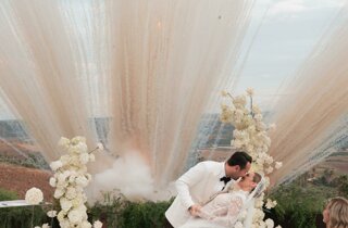 JTdCJTIyaXQlMjIlM0ElMjJWaWxsYSUyME51bnppYXRpbmElMjAlQzMlQTglMjB1bmElMjBzcGxlbmRpZGElMjB2aWxsYSUyMGltbWVyc2ElMjBuZWwlMjB2ZXJkZSUyQyUyMHNpdHVhdGElMjBpbiUyMHVuYSUyMHBvc2l6aW9uZSUyMHN0cmF0ZWdpY2ElMjB0cmElMjBDYXRhbmlhJTIwZSUyMFNpcmFjdXNhJTJDJTIwdmljaW5vJTIwYSUyMENhcmxlbnRpbmklMkMlMjBpZGVhbGUlMjBwZXIlMjBjaGklMjBkZXNpZGVyYSUyMHVuJTIwYW1iaWVudGUlMjB0cmFucXVpbGxvJTIwZSUyMHJpc2VydmF0byUyMHBlciUyMGNlbGVicmFyZSUyMG1hdHJpbW9uaSUyMGVkJTIwZXZlbnRpJTIwaW5kaW1lbnRpY2FiaWxpLiUyMCUyMExhJTIwdmlsbGElMjBvZmZyZSUyMGFtcGklMjBzcGF6aSUyMGVzdGVybmklMkMlMjB0cmElMjBjdWklM0ElMjAlMjBVbmElMjB6b25hJTIwYWRpYWNlbnRlJTIwYWxsYSUyMHBpc2NpbmElMkMlMjBwZXJmZXR0YSUyMHBlciUyMGNvY2t0YWlsJTIwZGklMjBiZW52ZW51dG8lMkMlMjBhcGVyaXRpdmklMjBvJTIwbW9tZW50aSUyMGRpJTIwcmVsYXglMjBpbW1lcnNpJTIwbmVsbGElMjBsdWNlJTIwZGVsJTIwc29sZS4lMjAlMjBVbiUyMGdyYW5kZSUyMHNwYXppbyUyMHZlcmRlJTIwZGklMjA2NTAlMjBtcSUyQyUyMGlkZWFsZSUyMHBlciUyMGFsbGVzdGltZW50aSUyMGRpJTIwYmFuY2hldHRpJTJDJTIwcHJhbnppJTIwZSUyMGNlbmUlMjBhbGwlRTIlODAlOTlhcGVydG8lMkMlMjBjb24lMjBsYSUyMHBvc3NpYmlsaXQlQzMlQTAlMjBkaSUyMG9yZ2FuaXp6YXJlJTIwbGElMjBkaXNwb3NpemlvbmUlMjBkZWdsaSUyMG9zcGl0aSUyMGluJTIwdG90YWxlJTIwbGliZXJ0JUMzJUEwLiUyMCUyMFVuJTIwc3VnZ2VzdGl2byUyMGJvc2NvJTJDJTIwdXRpbGl6emFiaWxlJTIwcGVyJTIwYnVmZmV0JTJDJTIwbW9tZW50aSUyMGNvbnZpdmlhbGklMjBvJTIwcGVyJTIwY2VsZWJyYXJlJTIwcml0aSUyMHNpbWJvbGljaSUyMGUlMjBjZXJpbW9uaWUlMjBpbiUyMHVuJUUyJTgwJTk5YXRtb3NmZXJhJTIwbmF0dXJhbGUlMjBlJTIwaW50aW1hLiUyMCUyMFNlcnZpemlvJTIwZ29sZiUyMGNhciUyMEFtcGlhJTIwcGFsZXN0cmElMjAlMjAlMjBMYSUyMHBhcnRlJTIwZGVkaWNhdGElMjBhbGxhJTIwYmFuY2hldHRpc3RpY2ElMjAlQzMlQTglMjBzZXJ2aXRhJTIwZGElMjBzZXJ2aXppJTIwaWdpZW5pY2klMjBzZXBhcmF0aSUyQyUyMGNvbW9kYW1lbnRlJTIwdmljaW5pJTIwYWxsJUUyJTgwJTk5YXJlYSUyQyUyMGdhcmFudGVuZG8lMjBwcmF0aWNpdCVDMyVBMCUyMGUlMjBjb21mb3J0JTIwYWdsaSUyMG9zcGl0aS4lMjAlMjBMYSUyMHZpbGxhJTIwZGlzcG9uZSUyMGFuY2hlJTIwZGklMjBwYXJjaGVnZ2lvJTIwcGVyJTIwZ2xpJTIwb3NwaXRpJTIwZSUyMG9mZnJlJTIwbGElMjBwb3NzaWJpbGl0JUMzJUEwJTIwZGklMjB1c3VmcnVpcmUlMjBkZWdsaSUyMHNwYXppJTIwaW50ZXJuaSUyMHBlciUyMHRyZSUyMGdpb3JuaSUyMGNvbnNlY3V0aXZpJTJDJTIwcHJldmlvJTIwYWNjb3JkbyUyMGUlMjBwcmVub3RhemlvbmUuJTIwUXVlc3RhJTIwb3B6aW9uZSUyMGNvbnNlbnRlJTIwYWdsaSUyMHNwb3NpJTIwZSUyMGFsbGUlMjBwZXJzb25lJTIwcGklQzMlQjklMjBjYXJlJTIwZGklMjB2aXZlcmUlMjBsJUUyJTgwJTk5aW50ZXJhJTIwZXNwZXJpZW56YSUyMGRlbCUyMG1hdHJpbW9uaW8lMjBpbiUyMHRvdGFsZSUyMHByaXZhY3klMjBlJTIwY29tb2RpdCVDMyVBMC4lMjAlMjBJbW1lcnNhJTIwaW4lMjB1biUyMGNvbnRlc3RvJTIwc2lsZW56aW9zbyUyMGUlMjBuYXR1cmFsZSUyQyUyMFZpbGxhJTIwTnVuemlhdGluYSUyMCVDMyVBOCUyMHBlcmZldHRhJTIwcGVyJTIwZm90b2dyYWZpZSUyMGUlMjByaXByZXNlJTIwZGFsbCVFMiU4MCU5OWFsdG8lMkMlMjBvZmZyZW5kbyUyMHNjZW5hcmklMjBlbGVnYW50aSUyMGUlMjBzdWdnZXN0aXZpJTIwcGVyJTIwY2F0dHVyYXJlJTIwb2duaSUyMG1vbWVudG8lMjBzcGVjaWFsZS4lMjAlMjBTRVJWSVpJJTIwJTIwVmlsbGElMjBOdW56aWF0aW5hJTIwb2ZmcmUlMjBhbXBpJTIwc3BhemklMjBlc3Rlcm5pJTIwZSUyMGFtYmllbnRpJTIwcmFmZmluYXRpJTJDJTIwaWRlYWxpJTIwcGVyJTIwYWNjb2dsaWVyZSUyMG1hdHJpbW9uaSUyMGVkJTIwZXZlbnRpJTIwZXNjbHVzaXZpJTNBJTIwJTVDdCVFMiU4MCVBMiU1Q3RBcmVhJTIwcGlzY2luYSUyMGNvbiUyMHpvbmElMjBhZGlhY2VudGUlMkMlMjBwZXJmZXR0YSUyMHBlciUyMGNvY2t0YWlsJTJDJTIwYXBlcml0aXZpJTIwbyUyMG1vbWVudGklMjBkaSUyMHJlbGF4JTIwaW1tZXJzaSUyMG5lbGxhJTIwbmF0dXJhJTIwZSUyMG5lbGxhJTIwbHVjZSUyMGRlbCUyMHNvbGUuJTIwJTVDdCVFMiU4MCVBMiU1Q3RBbXBpbyUyMGdpYXJkaW5vJTIwZGklMjA2NTAlMjBtcSUyQyUyMGlkZWFsZSUyMHBlciUyMGJhbmNoZXR0aSUyQyUyMHByYW56aSUyMGUlMjBjZW5lJTIwYWxsJUUyJTgwJTk5YXBlcnRvJTJDJTIwY29uJTIwbGElMjBwb3NzaWJpbGl0JUMzJUEwJTIwZGklMjBwZXJzb25hbGl6emFyZSUyMGxlJTIwZGlzcG9zaXppb25pJTIwaW4lMjBiYXNlJTIwYWxsZSUyMGVzaWdlbnplJTIwZGVnbGklMjBvc3BpdGkuJTIwJTVDdCVFMiU4MCVBMiU1Q3RCb3NjbyUyMHN1Z2dlc3Rpdm8lMkMlMjB1dGlsaXp6YWJpbGUlMjBwZXIlMjBidWZmZXQlMkMlMjBtb21lbnRpJTIwY29udml2aWFsaSUyMG8lMjBwZXIlMjByaXRpJTIwc2ltYm9saWNpJTIwZSUyMGNlcmltb25pZSUyMGluJTIwdW4lRTIlODAlOTlhdG1vc2ZlcmElMjBuYXR1cmFsZSUyMGUlMjBpbnRpbWEuJTIwJTVDdCVFMiU4MCVBMiU1Q3RQaWFubyUyMEIlMjBnYXJhbnRpdG8lM0ElMjBpbiUyMGNhc28lMjBkaSUyMGNvbmRpemlvbmklMjBtZXRlb3JvbG9naWNoZSUyMGF2dmVyc2UlMkMlMjAlQzMlQTglMjBkaXNwb25pYmlsZSUyMHVuYSUyMHRlbnNvc3RydXR0dXJhJTIwY29wZXJ0YSUyMChDcmlzdGFsKSUyMGNvbiUyMHVuYSUyMGNhcGllbnphJTIwZmlubyUyMGElMjAyNTAlMjBwZXJzb25lLiUyMChJbnNlcmlyZSUyMGZvdG8lMjB0ZW5kb3N0cnV0dHVyYSUyMENyaXN0YWwpJTIwJTIwRG90YXppb25pJTIwJTVDdCVFMiU4MCVBMiU1Q3RQaXNjaW5hJTIwJTVDdCVFMiU4MCVBMiU1Q3Rab25hJTIwc29sYXJpdW0lMjAlNUN0JUUyJTgwJUEyJTVDdEdpYXJkaW5vJTIwJTVDdCVFMiU4MCVBMiU1Q3RQYXJjaGVnZ2lvJTIwcHJpdmF0byUyMCU1Q3QlRTIlODAlQTIlNUN0QXJlYSUyMGZpdG5lc3MlMjAlNUN0JUUyJTgwJUEyJTVDdFdpLUZpJTIwJTVDdCVFMiU4MCVBMiU1Q3RBcmVhJTIwcmljZXZpbWVudGklMjAlNUN0JUUyJTgwJUEyJTVDdFNlcnZpemlvJTIwZ29sZiUyMGNhcnQlMjAlMjBDYW1lcmUlMjAlNUN0JUUyJTgwJUEyJTVDdDElMjBTdWl0ZSUyMFN1cGVyaW9yJTIwY29uJTIwdmFzY2ElMjBpZHJvbWFzc2FnZ2lvJTIwaW4lMjBjYW1lcmElMjAlNUN0JUUyJTgwJUEyJTVDdDElMjBDYW1lcmElMjBEZWx1eGUlMjAlNUN0JUUyJTgwJUEyJTVDdDElMjBDYW1lcmElMjBTdGFuZGFyZCUyMGNvbiUyMG1hbnNhcmRhJTIwJUYwJTlGJTkxJTg5JTIwVG90YWxlJTNBJTIwNyUyMHBvc3RpJTIwbGV0dG8lMjAlMjAlRTIlQjglQkIlMjAlMjBTRVJWSVpJJTIwQUdHSVVOVElWSSUyMCUyMFBlciUyMHJlbmRlcmUlMjBsJUUyJTgwJTk5ZXNwZXJpZW56YSUyMGFuY29yYSUyMHBpJUMzJUI5JTIwZXNjbHVzaXZhJTJDJTIwbGElMjB2aWxsYSUyMG1ldHRlJTIwYSUyMGRpc3Bvc2l6aW9uZSUyMHVuYSUyMHNlbGV6aW9uZSUyMGRpJTIwc2Vydml6aSUyMHByZW1pdW0lMjBmb3JuaXRpJTIwZGElMjBwYXJ0bmVyJTIwZXN0ZXJuaSUyMHF1YWxpZmljYXRpJTNBJTIwJTVDdCVFMiU4MCVBMiU1Q3RNYXNzYWdnaW8lMjBkaSUyMGNvcHBpYSUyMGNvbiUyMHZpc3RhJTIwcGFub3JhbWljYSUyMCU1Q3QlRTIlODAlQTIlNUN0UGl6emElMjBQYXJ0eSUyMCU1Q3QlRTIlODAlQTIlNUN0UG9vbCUyMFBhcnR5JTIwQnJ1bmNoJTIwJTVDdCVFMiU4MCVBMiU1Q3RUcmFzcG9ydG8lMjBwcml2YXRvJTIwJTVDdCVFMiU4MCVBMiU1Q3ROb2xlZ2dpbyUyMHlhY2h0JTIwJTIwJTIwJTIwJTIwJTIwJTIwJUUyJTgwJUEyJTIwJTIwJTIwJTIwJTIwJTIwQXV0byUyMGQlRTIlODAlOTllcG9jYSUyMCUyMCUyMCVFMiVCOCVCQiUyMCUyMENISSUyMFNJQU1PJTIwJTIwSW1tZXJzYSUyMG5lbCUyMHZlcmRlJTIwZSUyMHNpdHVhdGElMjBpbiUyMHVuYSUyMHBvc2l6aW9uZSUyMHN0cmF0ZWdpY2ElMjB0cmElMjBDYXRhbmlhJTIwZSUyMFNpcmFjdXNhJTJDJTIwYSUyMHBvY2hpJTIwcGFzc2klMjBkYSUyMENhcmxlbnRpbmklMkMlMjBWaWxsYSUyME51bnppYXRpbmElMjAlQzMlQTglMjBsYSUyMHNjZWx0YSUyMGlkZWFsZSUyMHBlciUyMGNoaSUyMGRlc2lkZXJhJTIwdW4lMjBhbWJpZW50ZSUyMHRyYW5xdWlsbG8lMjBlJTIwcmlzZXJ2YXRvJTIwcGVyJTIwY2VsZWJyYXJlJTIwbWF0cmltb25pJTIwZWQlMjBldmVudGklMjBpbmRpbWVudGljYWJpbGkuJTIwJTIwTGElMjB2aWxsYSUyMGRpc3BvbmUlMjBkaSUyMHNwYXppJTIwdmVyc2F0aWxpJTIwZSUyMHN1Z2dlc3RpdmklM0ElMjBsJUUyJTgwJTk5YXJlYSUyMHBpc2NpbmElMjBwZXIlMjBhY2NvZ2xpZXJlJTIwZ2xpJTIwb3NwaXRpJTIwY29uJTIwY29ja3RhaWwlMjBlJTIwYXBlcml0aXZpJTJDJTIwaWwlMjBnaWFyZGlubyUyMGRpJTIwNjUwJTIwbXElMjBwZXIlMjBwcmFuemklMjBlJTIwY2VuZSUyMGFsbCVFMiU4MCU5OWFwZXJ0byUyMGUlMjB1biUyMGJvc2NvJTIwaW5jYW50ZXZvbGUlMjBwZXJmZXR0byUyMHBlciUyMHJpdGklMjBzaW1ib2xpY2klMjBvJTIwbW9tZW50aSUyMGNvbnZpdmlhbGklMjBpbiUyMHVuJUUyJTgwJTk5YXRtb3NmZXJhJTIwaW50aW1hJTIwZSUyMG5hdHVyYWxlLiUyMCUyMEdsaSUyMHNwYXppJTIwaW50ZXJuaSUyQyUyMGRpc3BvbmliaWxpJTIwc3UlMjBwcmVub3RhemlvbmUlMjBwZXIlMjB1biUyMHNvZ2dpb3JubyUyMGZpbm8lMjBhJTIwdHJlJTIwZ2lvcm5pJTIwY29uc2VjdXRpdmklMkMlMjBjb25zZW50b25vJTIwYWdsaSUyMHNwb3NpJTIwZSUyMGFpJTIwbG9ybyUyMGNhcmklMjBkaSUyMHZpdmVyZSUyMGwlRTIlODAlOTlpbnRlcmElMjBlc3BlcmllbnphJTIwZGVsJTIwbWF0cmltb25pbyUyMGluJTIwdG90YWxlJTIwcHJpdmFjeSUyMGUlMjBjb21mb3J0LiUyMCUyMEdyYXppZSUyMGFsbGElMjBzdWElMjBwb3NpemlvbmUlMjBwcml2aWxlZ2lhdGElMjBlJTIwYWklMjBwYWVzYWdnaSUyMGNpcmNvc3RhbnRpJTJDJTIwVmlsbGElMjBOdW56aWF0aW5hJTIwcmFwcHJlc2VudGElMjBhbmNoZSUyMHVuYSUyMGNvcm5pY2UlMjBpZGVhbGUlMjBwZXIlMjBmb3RvZ3JhZmllJTIwZSUyMHJpcHJlc2UlMjBhZXJlZSUyQyUyMHJlZ2FsYW5kbyUyMHNjZW5hcmklMjBlbGVnYW50aSUyMGUlMjBzZW56YSUyMHRlbXBvLiUyMiU3RA== JTdCJTIyaXQlMjIlM0ElMjJWaWxsYSUyME51bnppYXRpbmElMjAlQzMlQTglMjB1bmElMjBzcGxlbmRpZGElMjB2aWxsYSUyMGltbWVyc2ElMjBuZWwlMjB2ZXJkZSUyQyUyMHNpdHVhdGElMjBpbiUyMHVuYSUyMHBvc2l6aW9uZSUyMHN0cmF0ZWdpY2ElMjB0cmElMjBDYXRhbmlhJTIwZSUyMFNpcmFjdXNhJTJDJTIwdmljaW5vJTIwYSUyMENhcmxlbnRpbmklMkMlMjBpZGVhbGUlMjBwZXIlMjBjaGklMjBkZXNpZGVyYSUyMHVuJTIwYW1iaWVudGUlMjB0cmFucXVpbGxvJTIwZSUyMHJpc2VydmF0byUyMHBlciUyMGNlbGVicmFyZSUyMG1hdHJpbW9uaSUyMGVkJTIwZXZlbnRpJTIwaW5kaW1lbnRpY2FiaWxpLiUyMCUyMExhJTIwdmlsbGElMjBvZmZyZSUyMGFtcGklMjBzcGF6aSUyMGVzdGVybmklMkMlMjB0cmElMjBjdWklM0ElMjAlMjBVbmElMjB6b25hJTIwYWRpYWNlbnRlJTIwYWxsYSUyMHBpc2NpbmElMkMlMjBwZXJmZXR0YSUyMHBlciUyMGNvY2t0YWlsJTIwZGklMjBiZW52ZW51dG8lMkMlMjBhcGVyaXRpdmklMjBvJTIwbW9tZW50aSUyMGRpJTIwcmVsYXglMjBpbW1lcnNpJTIwbmVsbGElMjBsdWNlJTIwZGVsJTIwc29sZS4lMjAlMjBVbiUyMGdyYW5kZSUyMHNwYXppbyUyMHZlcmRlJTIwZGklMjA2NTAlMjBtcSUyQyUyMGlkZWFsZSUyMHBlciUyMGFsbGVzdGltZW50aSUyMGRpJTIwYmFuY2hldHRpJTJDJTIwcHJhbnppJTIwZSUyMGNlbmUlMjBhbGwlRTIlODAlOTlhcGVydG8lMkMlMjBjb24lMjBsYSUyMHBvc3NpYmlsaXQlQzMlQTAlMjBkaSUyMG9yZ2FuaXp6YXJlJTIwbGElMjBkaXNwb3NpemlvbmUlMjBkZWdsaSUyMG9zcGl0aSUyMGluJTIwdG90YWxlJTIwbGliZXJ0JUMzJUEwLiUyMCUyMFVuJTIwc3VnZ2VzdGl2byUyMGJvc2NvJTJDJTIwdXRpbGl6emFiaWxlJTIwcGVyJTIwYnVmZmV0JTJDJTIwbW9tZW50aSUyMGNvbnZpdmlhbGklMjBvJTIwcGVyJTIwY2VsZWJyYXJlJTIwcml0aSUyMHNpbWJvbGljaSUyMGUlMjBjZXJpbW9uaWUlMjBpbiUyMHVuJUUyJTgwJTk5YXRtb3NmZXJhJTIwbmF0dXJhbGUlMjBlJTIwaW50aW1hLiUyMCUyMFNlcnZpemlvJTIwZ29sZiUyMGNhciUyMEFtcGlhJTIwcGFsZXN0cmElMjAlMjAlMjBMYSUyMHBhcnRlJTIwZGVkaWNhdGElMjBhbGxhJTIwYmFuY2hldHRpc3RpY2ElMjAlQzMlQTglMjBzZXJ2aXRhJTIwZGElMjBzZXJ2aXppJTIwaWdpZW5pY2klMjBzZXBhcmF0aSUyQyUyMGNvbW9kYW1lbnRlJTIwdmljaW5pJTIwYWxsJUUyJTgwJTk5YXJlYSUyQyUyMGdhcmFudGVuZG8lMjBwcmF0aWNpdCVDMyVBMCUyMGUlMjBjb21mb3J0JTIwYWdsaSUyMG9zcGl0aS4lMjAlMjBMYSUyMHZpbGxhJTIwZGlzcG9uZSUyMGFuY2hlJTIwZGklMjBwYXJjaGVnZ2lvJTIwcGVyJTIwZ2xpJTIwb3NwaXRpJTIwZSUyMG9mZnJlJTIwbGElMjBwb3NzaWJpbGl0JUMzJUEwJTIwZGklMjB1c3VmcnVpcmUlMjBkZWdsaSUyMHNwYXppJTIwaW50ZXJuaSUyMHBlciUyMHRyZSUyMGdpb3JuaSUyMGNvbnNlY3V0aXZpJTJDJTIwcHJldmlvJTIwYWNjb3JkbyUyMGUlMjBwcmVub3RhemlvbmUuJTIwUXVlc3RhJTIwb3B6aW9uZSUyMGNvbnNlbnRlJTIwYWdsaSUyMHNwb3NpJTIwZSUyMGFsbGUlMjBwZXJzb25lJTIwcGklQzMlQjklMjBjYXJlJTIwZGklMjB2aXZlcmUlMjBsJUUyJTgwJTk5aW50ZXJhJTIwZXNwZXJpZW56YSUyMGRlbCUyMG1hdHJpbW9uaW8lMjBpbiUyMHRvdGFsZSUyMHByaXZhY3klMjBlJTIwY29tb2RpdCVDMyVBMC4lMjAlMjBJbW1lcnNhJTIwaW4lMjB1biUyMGNvbnRlc3RvJTIwc2lsZW56aW9zbyUyMGUlMjBuYXR1cmFsZSUyQyUyMFZpbGxhJTIwTnVuemlhdGluYSUyMCVDMyVBOCUyMHBlcmZldHRhJTIwcGVyJTIwZm90b2dyYWZpZSUyMGUlMjByaXByZXNlJTIwZGFsbCVFMiU4MCU5OWFsdG8lMkMlMjBvZmZyZW5kbyUyMHNjZW5hcmklMjBlbGVnYW50aSUyMGUlMjBzdWdnZXN0aXZpJTIwcGVyJTIwY2F0dHVyYXJlJTIwb2duaSUyMG1vbWVudG8lMjBzcGVjaWFsZS4lMjAlMjBTRVJWSVpJJTIwJTIwVmlsbGElMjBOdW56aWF0aW5hJTIwb2ZmcmUlMjBhbXBpJTIwc3BhemklMjBlc3Rlcm5pJTIwZSUyMGFtYmllbnRpJTIwcmFmZmluYXRpJTJDJTIwaWRlYWxpJTIwcGVyJTIwYWNjb2dsaWVyZSUyMG1hdHJpbW9uaSUyMGVkJTIwZXZlbnRpJTIwZXNjbHVzaXZpJTNBJTIwJTVDdCVFMiU4MCVBMiU1Q3RBcmVhJTIwcGlzY2luYSUyMGNvbiUyMHpvbmElMjBhZGlhY2VudGUlMkMlMjBwZXJmZXR0YSUyMHBlciUyMGNvY2t0YWlsJTJDJTIwYXBlcml0aXZpJTIwbyUyMG1vbWVudGklMjBkaSUyMHJlbGF4JTIwaW1tZXJzaSUyMG5lbGxhJTIwbmF0dXJhJTIwZSUyMG5lbGxhJTIwbHVjZSUyMGRlbCUyMHNvbGUuJTIwJTVDdCVFMiU4MCVBMiU1Q3RBbXBpbyUyMGdpYXJkaW5vJTIwZGklMjA2NTAlMjBtcSUyQyUyMGlkZWFsZSUyMHBlciUyMGJhbmNoZXR0aSUyQyUyMHByYW56aSUyMGUlMjBjZW5lJTIwYWxsJUUyJTgwJTk5YXBlcnRvJTJDJTIwY29uJTIwbGElMjBwb3NzaWJpbGl0JUMzJUEwJTIwZGklMjBwZXJzb25hbGl6emFyZSUyMGxlJTIwZGlzcG9zaXppb25pJTIwaW4lMjBiYXNlJTIwYWxsZSUyMGVzaWdlbnplJTIwZGVnbGklMjBvc3BpdGkuJTIwJTVDdCVFMiU4MCVBMiU1Q3RCb3NjbyUyMHN1Z2dlc3Rpdm8lMkMlMjB1dGlsaXp6YWJpbGUlMjBwZXIlMjBidWZmZXQlMkMlMjBtb21lbnRpJTIwY29udml2aWFsaSUyMG8lMjBwZXIlMjByaXRpJTIwc2ltYm9saWNpJTIwZSUyMGNlcmltb25pZSUyMGluJTIwdW4lRTIlODAlOTlhdG1vc2ZlcmElMjBuYXR1cmFsZSUyMGUlMjBpbnRpbWEuJTIwJTVDdCVFMiU4MCVBMiU1Q3RQaWFubyUyMEIlMjBnYXJhbnRpdG8lM0ElMjBpbiUyMGNhc28lMjBkaSUyMGNvbmRpemlvbmklMjBtZXRlb3JvbG9naWNoZSUyMGF2dmVyc2UlMkMlMjAlQzMlQTglMjBkaXNwb25pYmlsZSUyMHVuYSUyMHRlbnNvc3RydXR0dXJhJTIwY29wZXJ0YSUyMChDcmlzdGFsKSUyMGNvbiUyMHVuYSUyMGNhcGllbnphJTIwZmlubyUyMGElMjAyNTAlMjBwZXJzb25lLiUyMChJbnNlcmlyZSUyMGZvdG8lMjB0ZW5kb3N0cnV0dHVyYSUyMENyaXN0YWwpJTIwJTIwRG90YXppb25pJTIwJTVDdCVFMiU4MCVBMiU1Q3RQaXNjaW5hJTIwJTVDdCVFMiU4MCVBMiU1Q3Rab25hJTIwc29sYXJpdW0lMjAlNUN0JUUyJTgwJUEyJTVDdEdpYXJkaW5vJTIwJTVDdCVFMiU4MCVBMiU1Q3RQYXJjaGVnZ2lvJTIwcHJpdmF0byUyMCU1Q3QlRTIlODAlQTIlNUN0QXJlYSUyMGZpdG5lc3MlMjAlNUN0JUUyJTgwJUEyJTVDdFdpLUZpJTIwJTVDdCVFMiU4MCVBMiU1Q3RBcmVhJTIwcmljZXZpbWVudGklMjAlNUN0JUUyJTgwJUEyJTVDdFNlcnZpemlvJTIwZ29sZiUyMGNhcnQlMjAlMjBDYW1lcmUlMjAlNUN0JUUyJTgwJUEyJTVDdDElMjBTdWl0ZSUyMFN1cGVyaW9yJTIwY29uJTIwdmFzY2ElMjBpZHJvbWFzc2FnZ2lvJTIwaW4lMjBjYW1lcmElMjAlNUN0JUUyJTgwJUEyJTVDdDElMjBDYW1lcmElMjBEZWx1eGUlMjAlNUN0JUUyJTgwJUEyJTVDdDElMjBDYW1lcmElMjBTdGFuZGFyZCUyMGNvbiUyMG1hbnNhcmRhJTIwJUYwJTlGJTkxJTg5JTIwVG90YWxlJTNBJTIwNyUyMHBvc3RpJTIwbGV0dG8lMjAlMjAlRTIlQjglQkIlMjAlMjBTRVJWSVpJJTIwQUdHSVVOVElWSSUyMCUyMFBlciUyMHJlbmRlcmUlMjBsJUUyJTgwJTk5ZXNwZXJpZW56YSUyMGFuY29yYSUyMHBpJUMzJUI5JTIwZXNjbHVzaXZhJTJDJTIwbGElMjB2aWxsYSUyMG1ldHRlJTIwYSUyMGRpc3Bvc2l6aW9uZSUyMHVuYSUyMHNlbGV6aW9uZSUyMGRpJTIwc2Vydml6aSUyMHByZW1pdW0lMjBmb3JuaXRpJTIwZGElMjBwYXJ0bmVyJTIwZXN0ZXJuaSUyMHF1YWxpZmljYXRpJTNBJTIwJTVDdCVFMiU4MCVBMiU1Q3RNYXNzYWdnaW8lMjBkaSUyMGNvcHBpYSUyMGNvbiUyMHZpc3RhJTIwcGFub3JhbWljYSUyMCU1Q3QlRTIlODAlQTIlNUN0UGl6emElMjBQYXJ0eSUyMCU1Q3QlRTIlODAlQTIlNUN0UG9vbCUyMFBhcnR5JTIwQnJ1bmNoJTIwJTVDdCVFMiU4MCVBMiU1Q3RUcmFzcG9ydG8lMjBwcml2YXRvJTIwJTVDdCVFMiU4MCVBMiU1Q3ROb2xlZ2dpbyUyMHlhY2h0JTIwJTIwJTIwJTIwJTIwJTIwJTIwJUUyJTgwJUEyJTIwJTIwJTIwJTIwJTIwJTIwQXV0byUyMGQlRTIlODAlOTllcG9jYSUyMCUyMCUyMCVFMiVCOCVCQiUyMCUyMENISSUyMFNJQU1PJTIwJTIwSW1tZXJzYSUyMG5lbCUyMHZlcmRlJTIwZSUyMHNpdHVhdGElMjBpbiUyMHVuYSUyMHBvc2l6aW9uZSUyMHN0cmF0ZWdpY2ElMjB0cmElMjBDYXRhbmlhJTIwZSUyMFNpcmFjdXNhJTJDJTIwYSUyMHBvY2hpJTIwcGFzc2klMjBkYSUyMENhcmxlbnRpbmklMkMlMjBWaWxsYSUyME51bnppYXRpbmElMjAlQzMlQTglMjBsYSUyMHNjZWx0YSUyMGlkZWFsZSUyMHBlciUyMGNoaSUyMGRlc2lkZXJhJTIwdW4lMjBhbWJpZW50ZSUyMHRyYW5xdWlsbG8lMjBlJTIwcmlzZXJ2YXRvJTIwcGVyJTIwY2VsZWJyYXJlJTIwbWF0cmltb25pJTIwZWQlMjBldmVudGklMjBpbmRpbWVudGljYWJpbGkuJTIwJTIwTGElMjB2aWxsYSUyMGRpc3BvbmUlMjBkaSUyMHNwYXppJTIwdmVyc2F0aWxpJTIwZSUyMHN1Z2dlc3RpdmklM0ElMjBsJUUyJTgwJTk5YXJlYSUyMHBpc2NpbmElMjBwZXIlMjBhY2NvZ2xpZXJlJTIwZ2xpJTIwb3NwaXRpJTIwY29uJTIwY29ja3RhaWwlMjBlJTIwYXBlcml0aXZpJTJDJTIwaWwlMjBnaWFyZGlubyUyMGRpJTIwNjUwJTIwbXElMjBwZXIlMjBwcmFuemklMjBlJTIwY2VuZSUyMGFsbCVFMiU4MCU5OWFwZXJ0byUyMGUlMjB1biUyMGJvc2NvJTIwaW5jYW50ZXZvbGUlMjBwZXJmZXR0byUyMHBlciUyMHJpdGklMjBzaW1ib2xpY2klMjBvJTIwbW9tZW50aSUyMGNvbnZpdmlhbGklMjBpbiUyMHVuJUUyJTgwJTk5YXRtb3NmZXJhJTIwaW50aW1hJTIwZSUyMG5hdHVyYWxlLiUyMCUyMEdsaSUyMHNwYXppJTIwaW50ZXJuaSUyQyUyMGRpc3BvbmliaWxpJTIwc3UlMjBwcmVub3RhemlvbmUlMjBwZXIlMjB1biUyMHNvZ2dpb3JubyUyMGZpbm8lMjBhJTIwdHJlJTIwZ2lvcm5pJTIwY29uc2VjdXRpdmklMkMlMjBjb25zZW50b25vJTIwYWdsaSUyMHNwb3NpJTIwZSUyMGFpJTIwbG9ybyUyMGNhcmklMjBkaSUyMHZpdmVyZSUyMGwlRTIlODAlOTlpbnRlcmElMjBlc3BlcmllbnphJTIwZGVsJTIwbWF0cmltb25pbyUyMGluJTIwdG90YWxlJTIwcHJpdmFjeSUyMGUlMjBjb21mb3J0LiUyMCUyMEdyYXppZSUyMGFsbGElMjBzdWElMjBwb3NpemlvbmUlMjBwcml2aWxlZ2lhdGElMjBlJTIwYWklMjBwYWVzYWdnaSUyMGNpcmNvc3RhbnRpJTJDJTIwVmlsbGElMjBOdW56aWF0aW5hJTIwcmFwcHJlc2VudGElMjBhbmNoZSUyMHVuYSUyMGNvcm5pY2UlMjBpZGVhbGUlMjBwZXIlMjBmb3RvZ3JhZmllJTIwZSUyMHJpcHJlc2UlMjBhZXJlZSUyQyUyMHJlZ2FsYW5kbyUyMHNjZW5hcmklMjBlbGVnYW50aSUyMGUlMjBzZW56YSUyMHRlbXBvLiUyMiU3RA==