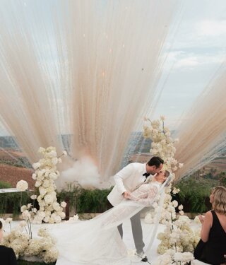 JTdCJTIyaXQlMjIlM0ElMjJWaWxsYSUyME51bnppYXRpbmElMjAlQzMlQTglMjB1bmElMjBzcGxlbmRpZGElMjB2aWxsYSUyMGltbWVyc2ElMjBuZWwlMjB2ZXJkZSUyQyUyMHNpdHVhdGElMjBpbiUyMHVuYSUyMHBvc2l6aW9uZSUyMHN0cmF0ZWdpY2ElMjB0cmElMjBDYXRhbmlhJTIwZSUyMFNpcmFjdXNhJTJDJTIwdmljaW5vJTIwYSUyMENhcmxlbnRpbmklMkMlMjBpZGVhbGUlMjBwZXIlMjBjaGklMjBkZXNpZGVyYSUyMHVuJTIwYW1iaWVudGUlMjB0cmFucXVpbGxvJTIwZSUyMHJpc2VydmF0byUyMHBlciUyMGNlbGVicmFyZSUyMG1hdHJpbW9uaSUyMGVkJTIwZXZlbnRpJTIwaW5kaW1lbnRpY2FiaWxpLiUyMCUyMExhJTIwdmlsbGElMjBvZmZyZSUyMGFtcGklMjBzcGF6aSUyMGVzdGVybmklMkMlMjB0cmElMjBjdWklM0ElMjAlMjBVbmElMjB6b25hJTIwYWRpYWNlbnRlJTIwYWxsYSUyMHBpc2NpbmElMkMlMjBwZXJmZXR0YSUyMHBlciUyMGNvY2t0YWlsJTIwZGklMjBiZW52ZW51dG8lMkMlMjBhcGVyaXRpdmklMjBvJTIwbW9tZW50aSUyMGRpJTIwcmVsYXglMjBpbW1lcnNpJTIwbmVsbGElMjBsdWNlJTIwZGVsJTIwc29sZS4lMjAlMjBVbiUyMGdyYW5kZSUyMHNwYXppbyUyMHZlcmRlJTIwZGklMjA2NTAlMjBtcSUyQyUyMGlkZWFsZSUyMHBlciUyMGFsbGVzdGltZW50aSUyMGRpJTIwYmFuY2hldHRpJTJDJTIwcHJhbnppJTIwZSUyMGNlbmUlMjBhbGwlRTIlODAlOTlhcGVydG8lMkMlMjBjb24lMjBsYSUyMHBvc3NpYmlsaXQlQzMlQTAlMjBkaSUyMG9yZ2FuaXp6YXJlJTIwbGElMjBkaXNwb3NpemlvbmUlMjBkZWdsaSUyMG9zcGl0aSUyMGluJTIwdG90YWxlJTIwbGliZXJ0JUMzJUEwLiUyMCUyMFVuJTIwc3VnZ2VzdGl2byUyMGJvc2NvJTJDJTIwdXRpbGl6emFiaWxlJTIwcGVyJTIwYnVmZmV0JTJDJTIwbW9tZW50aSUyMGNvbnZpdmlhbGklMjBvJTIwcGVyJTIwY2VsZWJyYXJlJTIwcml0aSUyMHNpbWJvbGljaSUyMGUlMjBjZXJpbW9uaWUlMjBpbiUyMHVuJUUyJTgwJTk5YXRtb3NmZXJhJTIwbmF0dXJhbGUlMjBlJTIwaW50aW1hLiUyMCUyMFNlcnZpemlvJTIwZ29sZiUyMGNhciUyMEFtcGlhJTIwcGFsZXN0cmElMjAlMjAlMjBMYSUyMHBhcnRlJTIwZGVkaWNhdGElMjBhbGxhJTIwYmFuY2hldHRpc3RpY2ElMjAlQzMlQTglMjBzZXJ2aXRhJTIwZGElMjBzZXJ2aXppJTIwaWdpZW5pY2klMjBzZXBhcmF0aSUyQyUyMGNvbW9kYW1lbnRlJTIwdmljaW5pJTIwYWxsJUUyJTgwJTk5YXJlYSUyQyUyMGdhcmFudGVuZG8lMjBwcmF0aWNpdCVDMyVBMCUyMGUlMjBjb21mb3J0JTIwYWdsaSUyMG9zcGl0aS4lMjAlMjBMYSUyMHZpbGxhJTIwZGlzcG9uZSUyMGFuY2hlJTIwZGklMjBwYXJjaGVnZ2lvJTIwcGVyJTIwZ2xpJTIwb3NwaXRpJTIwZSUyMG9mZnJlJTIwbGElMjBwb3NzaWJpbGl0JUMzJUEwJTIwZGklMjB1c3VmcnVpcmUlMjBkZWdsaSUyMHNwYXppJTIwaW50ZXJuaSUyMHBlciUyMHRyZSUyMGdpb3JuaSUyMGNvbnNlY3V0aXZpJTJDJTIwcHJldmlvJTIwYWNjb3JkbyUyMGUlMjBwcmVub3RhemlvbmUuJTIwUXVlc3RhJTIwb3B6aW9uZSUyMGNvbnNlbnRlJTIwYWdsaSUyMHNwb3NpJTIwZSUyMGFsbGUlMjBwZXJzb25lJTIwcGklQzMlQjklMjBjYXJlJTIwZGklMjB2aXZlcmUlMjBsJUUyJTgwJTk5aW50ZXJhJTIwZXNwZXJpZW56YSUyMGRlbCUyMG1hdHJpbW9uaW8lMjBpbiUyMHRvdGFsZSUyMHByaXZhY3klMjBlJTIwY29tb2RpdCVDMyVBMC4lMjAlMjBJbW1lcnNhJTIwaW4lMjB1biUyMGNvbnRlc3RvJTIwc2lsZW56aW9zbyUyMGUlMjBuYXR1cmFsZSUyQyUyMFZpbGxhJTIwTnVuemlhdGluYSUyMCVDMyVBOCUyMHBlcmZldHRhJTIwcGVyJTIwZm90b2dyYWZpZSUyMGUlMjByaXByZXNlJTIwZGFsbCVFMiU4MCU5OWFsdG8lMkMlMjBvZmZyZW5kbyUyMHNjZW5hcmklMjBlbGVnYW50aSUyMGUlMjBzdWdnZXN0aXZpJTIwcGVyJTIwY2F0dHVyYXJlJTIwb2duaSUyMG1vbWVudG8lMjBzcGVjaWFsZS4lMjAlMjBTRVJWSVpJJTIwJTIwVmlsbGElMjBOdW56aWF0aW5hJTIwb2ZmcmUlMjBhbXBpJTIwc3BhemklMjBlc3Rlcm5pJTIwZSUyMGFtYmllbnRpJTIwcmFmZmluYXRpJTJDJTIwaWRlYWxpJTIwcGVyJTIwYWNjb2dsaWVyZSUyMG1hdHJpbW9uaSUyMGVkJTIwZXZlbnRpJTIwZXNjbHVzaXZpJTNBJTIwJTVDdCVFMiU4MCVBMiU1Q3RBcmVhJTIwcGlzY2luYSUyMGNvbiUyMHpvbmElMjBhZGlhY2VudGUlMkMlMjBwZXJmZXR0YSUyMHBlciUyMGNvY2t0YWlsJTJDJTIwYXBlcml0aXZpJTIwbyUyMG1vbWVudGklMjBkaSUyMHJlbGF4JTIwaW1tZXJzaSUyMG5lbGxhJTIwbmF0dXJhJTIwZSUyMG5lbGxhJTIwbHVjZSUyMGRlbCUyMHNvbGUuJTIwJTVDdCVFMiU4MCVBMiU1Q3RBbXBpbyUyMGdpYXJkaW5vJTIwZGklMjA2NTAlMjBtcSUyQyUyMGlkZWFsZSUyMHBlciUyMGJhbmNoZXR0aSUyQyUyMHByYW56aSUyMGUlMjBjZW5lJTIwYWxsJUUyJTgwJTk5YXBlcnRvJTJDJTIwY29uJTIwbGElMjBwb3NzaWJpbGl0JUMzJUEwJTIwZGklMjBwZXJzb25hbGl6emFyZSUyMGxlJTIwZGlzcG9zaXppb25pJTIwaW4lMjBiYXNlJTIwYWxsZSUyMGVzaWdlbnplJTIwZGVnbGklMjBvc3BpdGkuJTIwJTVDdCVFMiU4MCVBMiU1Q3RCb3NjbyUyMHN1Z2dlc3Rpdm8lMkMlMjB1dGlsaXp6YWJpbGUlMjBwZXIlMjBidWZmZXQlMkMlMjBtb21lbnRpJTIwY29udml2aWFsaSUyMG8lMjBwZXIlMjByaXRpJTIwc2ltYm9saWNpJTIwZSUyMGNlcmltb25pZSUyMGluJTIwdW4lRTIlODAlOTlhdG1vc2ZlcmElMjBuYXR1cmFsZSUyMGUlMjBpbnRpbWEuJTIwJTVDdCVFMiU4MCVBMiU1Q3RQaWFubyUyMEIlMjBnYXJhbnRpdG8lM0ElMjBpbiUyMGNhc28lMjBkaSUyMGNvbmRpemlvbmklMjBtZXRlb3JvbG9naWNoZSUyMGF2dmVyc2UlMkMlMjAlQzMlQTglMjBkaXNwb25pYmlsZSUyMHVuYSUyMHRlbnNvc3RydXR0dXJhJTIwY29wZXJ0YSUyMChDcmlzdGFsKSUyMGNvbiUyMHVuYSUyMGNhcGllbnphJTIwZmlubyUyMGElMjAyNTAlMjBwZXJzb25lLiUyMChJbnNlcmlyZSUyMGZvdG8lMjB0ZW5kb3N0cnV0dHVyYSUyMENyaXN0YWwpJTIwJTIwRG90YXppb25pJTIwJTVDdCVFMiU4MCVBMiU1Q3RQaXNjaW5hJTIwJTVDdCVFMiU4MCVBMiU1Q3Rab25hJTIwc29sYXJpdW0lMjAlNUN0JUUyJTgwJUEyJTVDdEdpYXJkaW5vJTIwJTVDdCVFMiU4MCVBMiU1Q3RQYXJjaGVnZ2lvJTIwcHJpdmF0byUyMCU1Q3QlRTIlODAlQTIlNUN0QXJlYSUyMGZpdG5lc3MlMjAlNUN0JUUyJTgwJUEyJTVDdFdpLUZpJTIwJTVDdCVFMiU4MCVBMiU1Q3RBcmVhJTIwcmljZXZpbWVudGklMjAlNUN0JUUyJTgwJUEyJTVDdFNlcnZpemlvJTIwZ29sZiUyMGNhcnQlMjAlMjBDYW1lcmUlMjAlNUN0JUUyJTgwJUEyJTVDdDElMjBTdWl0ZSUyMFN1cGVyaW9yJTIwY29uJTIwdmFzY2ElMjBpZHJvbWFzc2FnZ2lvJTIwaW4lMjBjYW1lcmElMjAlNUN0JUUyJTgwJUEyJTVDdDElMjBDYW1lcmElMjBEZWx1eGUlMjAlNUN0JUUyJTgwJUEyJTVDdDElMjBDYW1lcmElMjBTdGFuZGFyZCUyMGNvbiUyMG1hbnNhcmRhJTIwJUYwJTlGJTkxJTg5JTIwVG90YWxlJTNBJTIwNyUyMHBvc3RpJTIwbGV0dG8lMjAlMjAlRTIlQjglQkIlMjAlMjBTRVJWSVpJJTIwQUdHSVVOVElWSSUyMCUyMFBlciUyMHJlbmRlcmUlMjBsJUUyJTgwJTk5ZXNwZXJpZW56YSUyMGFuY29yYSUyMHBpJUMzJUI5JTIwZXNjbHVzaXZhJTJDJTIwbGElMjB2aWxsYSUyMG1ldHRlJTIwYSUyMGRpc3Bvc2l6aW9uZSUyMHVuYSUyMHNlbGV6aW9uZSUyMGRpJTIwc2Vydml6aSUyMHByZW1pdW0lMjBmb3JuaXRpJTIwZGElMjBwYXJ0bmVyJTIwZXN0ZXJuaSUyMHF1YWxpZmljYXRpJTNBJTIwJTVDdCVFMiU4MCVBMiU1Q3RNYXNzYWdnaW8lMjBkaSUyMGNvcHBpYSUyMGNvbiUyMHZpc3RhJTIwcGFub3JhbWljYSUyMCU1Q3QlRTIlODAlQTIlNUN0UGl6emElMjBQYXJ0eSUyMCU1Q3QlRTIlODAlQTIlNUN0UG9vbCUyMFBhcnR5JTIwQnJ1bmNoJTIwJTVDdCVFMiU4MCVBMiU1Q3RUcmFzcG9ydG8lMjBwcml2YXRvJTIwJTVDdCVFMiU4MCVBMiU1Q3ROb2xlZ2dpbyUyMHlhY2h0JTIwJTIwJTIwJTIwJTIwJTIwJTIwJUUyJTgwJUEyJTIwJTIwJTIwJTIwJTIwJTIwQXV0byUyMGQlRTIlODAlOTllcG9jYSUyMCUyMCUyMCVFMiVCOCVCQiUyMCUyMENISSUyMFNJQU1PJTIwJTIwSW1tZXJzYSUyMG5lbCUyMHZlcmRlJTIwZSUyMHNpdHVhdGElMjBpbiUyMHVuYSUyMHBvc2l6aW9uZSUyMHN0cmF0ZWdpY2ElMjB0cmElMjBDYXRhbmlhJTIwZSUyMFNpcmFjdXNhJTJDJTIwYSUyMHBvY2hpJTIwcGFzc2klMjBkYSUyMENhcmxlbnRpbmklMkMlMjBWaWxsYSUyME51bnppYXRpbmElMjAlQzMlQTglMjBsYSUyMHNjZWx0YSUyMGlkZWFsZSUyMHBlciUyMGNoaSUyMGRlc2lkZXJhJTIwdW4lMjBhbWJpZW50ZSUyMHRyYW5xdWlsbG8lMjBlJTIwcmlzZXJ2YXRvJTIwcGVyJTIwY2VsZWJyYXJlJTIwbWF0cmltb25pJTIwZWQlMjBldmVudGklMjBpbmRpbWVudGljYWJpbGkuJTIwJTIwTGElMjB2aWxsYSUyMGRpc3BvbmUlMjBkaSUyMHNwYXppJTIwdmVyc2F0aWxpJTIwZSUyMHN1Z2dlc3RpdmklM0ElMjBsJUUyJTgwJTk5YXJlYSUyMHBpc2NpbmElMjBwZXIlMjBhY2NvZ2xpZXJlJTIwZ2xpJTIwb3NwaXRpJTIwY29uJTIwY29ja3RhaWwlMjBlJTIwYXBlcml0aXZpJTJDJTIwaWwlMjBnaWFyZGlubyUyMGRpJTIwNjUwJTIwbXElMjBwZXIlMjBwcmFuemklMjBlJTIwY2VuZSUyMGFsbCVFMiU4MCU5OWFwZXJ0byUyMGUlMjB1biUyMGJvc2NvJTIwaW5jYW50ZXZvbGUlMjBwZXJmZXR0byUyMHBlciUyMHJpdGklMjBzaW1ib2xpY2klMjBvJTIwbW9tZW50aSUyMGNvbnZpdmlhbGklMjBpbiUyMHVuJUUyJTgwJTk5YXRtb3NmZXJhJTIwaW50aW1hJTIwZSUyMG5hdHVyYWxlLiUyMCUyMEdsaSUyMHNwYXppJTIwaW50ZXJuaSUyQyUyMGRpc3BvbmliaWxpJTIwc3UlMjBwcmVub3RhemlvbmUlMjBwZXIlMjB1biUyMHNvZ2dpb3JubyUyMGZpbm8lMjBhJTIwdHJlJTIwZ2lvcm5pJTIwY29uc2VjdXRpdmklMkMlMjBjb25zZW50b25vJTIwYWdsaSUyMHNwb3NpJTIwZSUyMGFpJTIwbG9ybyUyMGNhcmklMjBkaSUyMHZpdmVyZSUyMGwlRTIlODAlOTlpbnRlcmElMjBlc3BlcmllbnphJTIwZGVsJTIwbWF0cmltb25pbyUyMGluJTIwdG90YWxlJTIwcHJpdmFjeSUyMGUlMjBjb21mb3J0LiUyMCUyMEdyYXppZSUyMGFsbGElMjBzdWElMjBwb3NpemlvbmUlMjBwcml2aWxlZ2lhdGElMjBlJTIwYWklMjBwYWVzYWdnaSUyMGNpcmNvc3RhbnRpJTJDJTIwVmlsbGElMjBOdW56aWF0aW5hJTIwcmFwcHJlc2VudGElMjBhbmNoZSUyMHVuYSUyMGNvcm5pY2UlMjBpZGVhbGUlMjBwZXIlMjBmb3RvZ3JhZmllJTIwZSUyMHJpcHJlc2UlMjBhZXJlZSUyQyUyMHJlZ2FsYW5kbyUyMHNjZW5hcmklMjBlbGVnYW50aSUyMGUlMjBzZW56YSUyMHRlbXBvLiUyMiU3RA==