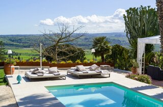 JTdCJTIyaXQlMjIlM0ElMjJWaWxsYSUyME51bnppYXRpbmElMjAlQzMlQTglMjB1bmElMjBzcGxlbmRpZGElMjB2aWxsYSUyMGltbWVyc2ElMjBuZWwlMjB2ZXJkZSUyQyUyMHNpdHVhdGElMjBpbiUyMHVuYSUyMHBvc2l6aW9uZSUyMHN0cmF0ZWdpY2ElMjB0cmElMjBDYXRhbmlhJTIwZSUyMFNpcmFjdXNhJTJDJTIwdmljaW5vJTIwYSUyMENhcmxlbnRpbmklMkMlMjBpZGVhbGUlMjBwZXIlMjBjaGklMjBkZXNpZGVyYSUyMHVuJTIwYW1iaWVudGUlMjB0cmFucXVpbGxvJTIwZSUyMHJpc2VydmF0byUyMHBlciUyMGNlbGVicmFyZSUyMG1hdHJpbW9uaSUyMGVkJTIwZXZlbnRpJTIwaW5kaW1lbnRpY2FiaWxpLiUyMCUyMExhJTIwdmlsbGElMjBvZmZyZSUyMGFtcGklMjBzcGF6aSUyMGVzdGVybmklMkMlMjB0cmElMjBjdWklM0ElMjAlMjBVbmElMjB6b25hJTIwYWRpYWNlbnRlJTIwYWxsYSUyMHBpc2NpbmElMkMlMjBwZXJmZXR0YSUyMHBlciUyMGNvY2t0YWlsJTIwZGklMjBiZW52ZW51dG8lMkMlMjBhcGVyaXRpdmklMjBvJTIwbW9tZW50aSUyMGRpJTIwcmVsYXglMjBpbW1lcnNpJTIwbmVsbGElMjBsdWNlJTIwZGVsJTIwc29sZS4lMjAlMjBVbiUyMGdyYW5kZSUyMHNwYXppbyUyMHZlcmRlJTIwZGklMjA2NTAlMjBtcSUyQyUyMGlkZWFsZSUyMHBlciUyMGFsbGVzdGltZW50aSUyMGRpJTIwYmFuY2hldHRpJTJDJTIwcHJhbnppJTIwZSUyMGNlbmUlMjBhbGwlRTIlODAlOTlhcGVydG8lMkMlMjBjb24lMjBsYSUyMHBvc3NpYmlsaXQlQzMlQTAlMjBkaSUyMG9yZ2FuaXp6YXJlJTIwbGElMjBkaXNwb3NpemlvbmUlMjBkZWdsaSUyMG9zcGl0aSUyMGluJTIwdG90YWxlJTIwbGliZXJ0JUMzJUEwLiUyMCUyMFVuJTIwc3VnZ2VzdGl2byUyMGJvc2NvJTJDJTIwdXRpbGl6emFiaWxlJTIwcGVyJTIwYnVmZmV0JTJDJTIwbW9tZW50aSUyMGNvbnZpdmlhbGklMjBvJTIwcGVyJTIwY2VsZWJyYXJlJTIwcml0aSUyMHNpbWJvbGljaSUyMGUlMjBjZXJpbW9uaWUlMjBpbiUyMHVuJUUyJTgwJTk5YXRtb3NmZXJhJTIwbmF0dXJhbGUlMjBlJTIwaW50aW1hLiUyMCUyMFNlcnZpemlvJTIwZ29sZiUyMGNhciUyMEFtcGlhJTIwcGFsZXN0cmElMjAlMjAlMjBMYSUyMHBhcnRlJTIwZGVkaWNhdGElMjBhbGxhJTIwYmFuY2hldHRpc3RpY2ElMjAlQzMlQTglMjBzZXJ2aXRhJTIwZGElMjBzZXJ2aXppJTIwaWdpZW5pY2klMjBzZXBhcmF0aSUyQyUyMGNvbW9kYW1lbnRlJTIwdmljaW5pJTIwYWxsJUUyJTgwJTk5YXJlYSUyQyUyMGdhcmFudGVuZG8lMjBwcmF0aWNpdCVDMyVBMCUyMGUlMjBjb21mb3J0JTIwYWdsaSUyMG9zcGl0aS4lMjAlMjBMYSUyMHZpbGxhJTIwZGlzcG9uZSUyMGFuY2hlJTIwZGklMjBwYXJjaGVnZ2lvJTIwcGVyJTIwZ2xpJTIwb3NwaXRpJTIwZSUyMG9mZnJlJTIwbGElMjBwb3NzaWJpbGl0JUMzJUEwJTIwZGklMjB1c3VmcnVpcmUlMjBkZWdsaSUyMHNwYXppJTIwaW50ZXJuaSUyMHBlciUyMHRyZSUyMGdpb3JuaSUyMGNvbnNlY3V0aXZpJTJDJTIwcHJldmlvJTIwYWNjb3JkbyUyMGUlMjBwcmVub3RhemlvbmUuJTIwUXVlc3RhJTIwb3B6aW9uZSUyMGNvbnNlbnRlJTIwYWdsaSUyMHNwb3NpJTIwZSUyMGFsbGUlMjBwZXJzb25lJTIwcGklQzMlQjklMjBjYXJlJTIwZGklMjB2aXZlcmUlMjBsJUUyJTgwJTk5aW50ZXJhJTIwZXNwZXJpZW56YSUyMGRlbCUyMG1hdHJpbW9uaW8lMjBpbiUyMHRvdGFsZSUyMHByaXZhY3klMjBlJTIwY29tb2RpdCVDMyVBMC4lMjAlMjBJbW1lcnNhJTIwaW4lMjB1biUyMGNvbnRlc3RvJTIwc2lsZW56aW9zbyUyMGUlMjBuYXR1cmFsZSUyQyUyMFZpbGxhJTIwTnVuemlhdGluYSUyMCVDMyVBOCUyMHBlcmZldHRhJTIwcGVyJTIwZm90b2dyYWZpZSUyMGUlMjByaXByZXNlJTIwZGFsbCVFMiU4MCU5OWFsdG8lMkMlMjBvZmZyZW5kbyUyMHNjZW5hcmklMjBlbGVnYW50aSUyMGUlMjBzdWdnZXN0aXZpJTIwcGVyJTIwY2F0dHVyYXJlJTIwb2duaSUyMG1vbWVudG8lMjBzcGVjaWFsZS4lMjAlMjBTRVJWSVpJJTIwJTIwVmlsbGElMjBOdW56aWF0aW5hJTIwb2ZmcmUlMjBhbXBpJTIwc3BhemklMjBlc3Rlcm5pJTIwZSUyMGFtYmllbnRpJTIwcmFmZmluYXRpJTJDJTIwaWRlYWxpJTIwcGVyJTIwYWNjb2dsaWVyZSUyMG1hdHJpbW9uaSUyMGVkJTIwZXZlbnRpJTIwZXNjbHVzaXZpJTNBJTIwJTVDdCVFMiU4MCVBMiU1Q3RBcmVhJTIwcGlzY2luYSUyMGNvbiUyMHpvbmElMjBhZGlhY2VudGUlMkMlMjBwZXJmZXR0YSUyMHBlciUyMGNvY2t0YWlsJTJDJTIwYXBlcml0aXZpJTIwbyUyMG1vbWVudGklMjBkaSUyMHJlbGF4JTIwaW1tZXJzaSUyMG5lbGxhJTIwbmF0dXJhJTIwZSUyMG5lbGxhJTIwbHVjZSUyMGRlbCUyMHNvbGUuJTIwJTVDdCVFMiU4MCVBMiU1Q3RBbXBpbyUyMGdpYXJkaW5vJTIwZGklMjA2NTAlMjBtcSUyQyUyMGlkZWFsZSUyMHBlciUyMGJhbmNoZXR0aSUyQyUyMHByYW56aSUyMGUlMjBjZW5lJTIwYWxsJUUyJTgwJTk5YXBlcnRvJTJDJTIwY29uJTIwbGElMjBwb3NzaWJpbGl0JUMzJUEwJTIwZGklMjBwZXJzb25hbGl6emFyZSUyMGxlJTIwZGlzcG9zaXppb25pJTIwaW4lMjBiYXNlJTIwYWxsZSUyMGVzaWdlbnplJTIwZGVnbGklMjBvc3BpdGkuJTIwJTVDdCVFMiU4MCVBMiU1Q3RCb3NjbyUyMHN1Z2dlc3Rpdm8lMkMlMjB1dGlsaXp6YWJpbGUlMjBwZXIlMjBidWZmZXQlMkMlMjBtb21lbnRpJTIwY29udml2aWFsaSUyMG8lMjBwZXIlMjByaXRpJTIwc2ltYm9saWNpJTIwZSUyMGNlcmltb25pZSUyMGluJTIwdW4lRTIlODAlOTlhdG1vc2ZlcmElMjBuYXR1cmFsZSUyMGUlMjBpbnRpbWEuJTIwJTVDdCVFMiU4MCVBMiU1Q3RQaWFubyUyMEIlMjBnYXJhbnRpdG8lM0ElMjBpbiUyMGNhc28lMjBkaSUyMGNvbmRpemlvbmklMjBtZXRlb3JvbG9naWNoZSUyMGF2dmVyc2UlMkMlMjAlQzMlQTglMjBkaXNwb25pYmlsZSUyMHVuYSUyMHRlbnNvc3RydXR0dXJhJTIwY29wZXJ0YSUyMChDcmlzdGFsKSUyMGNvbiUyMHVuYSUyMGNhcGllbnphJTIwZmlubyUyMGElMjAyNTAlMjBwZXJzb25lLiUyMChJbnNlcmlyZSUyMGZvdG8lMjB0ZW5kb3N0cnV0dHVyYSUyMENyaXN0YWwpJTIwJTIwRG90YXppb25pJTIwJTVDdCVFMiU4MCVBMiU1Q3RQaXNjaW5hJTIwJTVDdCVFMiU4MCVBMiU1Q3Rab25hJTIwc29sYXJpdW0lMjAlNUN0JUUyJTgwJUEyJTVDdEdpYXJkaW5vJTIwJTVDdCVFMiU4MCVBMiU1Q3RQYXJjaGVnZ2lvJTIwcHJpdmF0byUyMCU1Q3QlRTIlODAlQTIlNUN0QXJlYSUyMGZpdG5lc3MlMjAlNUN0JUUyJTgwJUEyJTVDdFdpLUZpJTIwJTVDdCVFMiU4MCVBMiU1Q3RBcmVhJTIwcmljZXZpbWVudGklMjAlNUN0JUUyJTgwJUEyJTVDdFNlcnZpemlvJTIwZ29sZiUyMGNhcnQlMjAlMjBDYW1lcmUlMjAlNUN0JUUyJTgwJUEyJTVDdDElMjBTdWl0ZSUyMFN1cGVyaW9yJTIwY29uJTIwdmFzY2ElMjBpZHJvbWFzc2FnZ2lvJTIwaW4lMjBjYW1lcmElMjAlNUN0JUUyJTgwJUEyJTVDdDElMjBDYW1lcmElMjBEZWx1eGUlMjAlNUN0JUUyJTgwJUEyJTVDdDElMjBDYW1lcmElMjBTdGFuZGFyZCUyMGNvbiUyMG1hbnNhcmRhJTIwJUYwJTlGJTkxJTg5JTIwVG90YWxlJTNBJTIwNyUyMHBvc3RpJTIwbGV0dG8lMjAlMjAlRTIlQjglQkIlMjAlMjBTRVJWSVpJJTIwQUdHSVVOVElWSSUyMCUyMFBlciUyMHJlbmRlcmUlMjBsJUUyJTgwJTk5ZXNwZXJpZW56YSUyMGFuY29yYSUyMHBpJUMzJUI5JTIwZXNjbHVzaXZhJTJDJTIwbGElMjB2aWxsYSUyMG1ldHRlJTIwYSUyMGRpc3Bvc2l6aW9uZSUyMHVuYSUyMHNlbGV6aW9uZSUyMGRpJTIwc2Vydml6aSUyMHByZW1pdW0lMjBmb3JuaXRpJTIwZGElMjBwYXJ0bmVyJTIwZXN0ZXJuaSUyMHF1YWxpZmljYXRpJTNBJTIwJTVDdCVFMiU4MCVBMiU1Q3RNYXNzYWdnaW8lMjBkaSUyMGNvcHBpYSUyMGNvbiUyMHZpc3RhJTIwcGFub3JhbWljYSUyMCU1Q3QlRTIlODAlQTIlNUN0UGl6emElMjBQYXJ0eSUyMCU1Q3QlRTIlODAlQTIlNUN0UG9vbCUyMFBhcnR5JTIwQnJ1bmNoJTIwJTVDdCVFMiU4MCVBMiU1Q3RUcmFzcG9ydG8lMjBwcml2YXRvJTIwJTVDdCVFMiU4MCVBMiU1Q3ROb2xlZ2dpbyUyMHlhY2h0JTIwJTIwJTIwJTIwJTIwJTIwJTIwJUUyJTgwJUEyJTIwJTIwJTIwJTIwJTIwJTIwQXV0byUyMGQlRTIlODAlOTllcG9jYSUyMCUyMCUyMCVFMiVCOCVCQiUyMCUyMENISSUyMFNJQU1PJTIwJTIwSW1tZXJzYSUyMG5lbCUyMHZlcmRlJTIwZSUyMHNpdHVhdGElMjBpbiUyMHVuYSUyMHBvc2l6aW9uZSUyMHN0cmF0ZWdpY2ElMjB0cmElMjBDYXRhbmlhJTIwZSUyMFNpcmFjdXNhJTJDJTIwYSUyMHBvY2hpJTIwcGFzc2klMjBkYSUyMENhcmxlbnRpbmklMkMlMjBWaWxsYSUyME51bnppYXRpbmElMjAlQzMlQTglMjBsYSUyMHNjZWx0YSUyMGlkZWFsZSUyMHBlciUyMGNoaSUyMGRlc2lkZXJhJTIwdW4lMjBhbWJpZW50ZSUyMHRyYW5xdWlsbG8lMjBlJTIwcmlzZXJ2YXRvJTIwcGVyJTIwY2VsZWJyYXJlJTIwbWF0cmltb25pJTIwZWQlMjBldmVudGklMjBpbmRpbWVudGljYWJpbGkuJTIwJTIwTGElMjB2aWxsYSUyMGRpc3BvbmUlMjBkaSUyMHNwYXppJTIwdmVyc2F0aWxpJTIwZSUyMHN1Z2dlc3RpdmklM0ElMjBsJUUyJTgwJTk5YXJlYSUyMHBpc2NpbmElMjBwZXIlMjBhY2NvZ2xpZXJlJTIwZ2xpJTIwb3NwaXRpJTIwY29uJTIwY29ja3RhaWwlMjBlJTIwYXBlcml0aXZpJTJDJTIwaWwlMjBnaWFyZGlubyUyMGRpJTIwNjUwJTIwbXElMjBwZXIlMjBwcmFuemklMjBlJTIwY2VuZSUyMGFsbCVFMiU4MCU5OWFwZXJ0byUyMGUlMjB1biUyMGJvc2NvJTIwaW5jYW50ZXZvbGUlMjBwZXJmZXR0byUyMHBlciUyMHJpdGklMjBzaW1ib2xpY2klMjBvJTIwbW9tZW50aSUyMGNvbnZpdmlhbGklMjBpbiUyMHVuJUUyJTgwJTk5YXRtb3NmZXJhJTIwaW50aW1hJTIwZSUyMG5hdHVyYWxlLiUyMCUyMEdsaSUyMHNwYXppJTIwaW50ZXJuaSUyQyUyMGRpc3BvbmliaWxpJTIwc3UlMjBwcmVub3RhemlvbmUlMjBwZXIlMjB1biUyMHNvZ2dpb3JubyUyMGZpbm8lMjBhJTIwdHJlJTIwZ2lvcm5pJTIwY29uc2VjdXRpdmklMkMlMjBjb25zZW50b25vJTIwYWdsaSUyMHNwb3NpJTIwZSUyMGFpJTIwbG9ybyUyMGNhcmklMjBkaSUyMHZpdmVyZSUyMGwlRTIlODAlOTlpbnRlcmElMjBlc3BlcmllbnphJTIwZGVsJTIwbWF0cmltb25pbyUyMGluJTIwdG90YWxlJTIwcHJpdmFjeSUyMGUlMjBjb21mb3J0LiUyMCUyMEdyYXppZSUyMGFsbGElMjBzdWElMjBwb3NpemlvbmUlMjBwcml2aWxlZ2lhdGElMjBlJTIwYWklMjBwYWVzYWdnaSUyMGNpcmNvc3RhbnRpJTJDJTIwVmlsbGElMjBOdW56aWF0aW5hJTIwcmFwcHJlc2VudGElMjBhbmNoZSUyMHVuYSUyMGNvcm5pY2UlMjBpZGVhbGUlMjBwZXIlMjBmb3RvZ3JhZmllJTIwZSUyMHJpcHJlc2UlMjBhZXJlZSUyQyUyMHJlZ2FsYW5kbyUyMHNjZW5hcmklMjBlbGVnYW50aSUyMGUlMjBzZW56YSUyMHRlbXBvLiUyMiU3RA== JTdCJTIyaXQlMjIlM0ElMjJWaWxsYSUyME51bnppYXRpbmElMjAlQzMlQTglMjB1bmElMjBzcGxlbmRpZGElMjB2aWxsYSUyMGltbWVyc2ElMjBuZWwlMjB2ZXJkZSUyQyUyMHNpdHVhdGElMjBpbiUyMHVuYSUyMHBvc2l6aW9uZSUyMHN0cmF0ZWdpY2ElMjB0cmElMjBDYXRhbmlhJTIwZSUyMFNpcmFjdXNhJTJDJTIwdmljaW5vJTIwYSUyMENhcmxlbnRpbmklMkMlMjBpZGVhbGUlMjBwZXIlMjBjaGklMjBkZXNpZGVyYSUyMHVuJTIwYW1iaWVudGUlMjB0cmFucXVpbGxvJTIwZSUyMHJpc2VydmF0byUyMHBlciUyMGNlbGVicmFyZSUyMG1hdHJpbW9uaSUyMGVkJTIwZXZlbnRpJTIwaW5kaW1lbnRpY2FiaWxpLiUyMCUyMExhJTIwdmlsbGElMjBvZmZyZSUyMGFtcGklMjBzcGF6aSUyMGVzdGVybmklMkMlMjB0cmElMjBjdWklM0ElMjAlMjBVbmElMjB6b25hJTIwYWRpYWNlbnRlJTIwYWxsYSUyMHBpc2NpbmElMkMlMjBwZXJmZXR0YSUyMHBlciUyMGNvY2t0YWlsJTIwZGklMjBiZW52ZW51dG8lMkMlMjBhcGVyaXRpdmklMjBvJTIwbW9tZW50aSUyMGRpJTIwcmVsYXglMjBpbW1lcnNpJTIwbmVsbGElMjBsdWNlJTIwZGVsJTIwc29sZS4lMjAlMjBVbiUyMGdyYW5kZSUyMHNwYXppbyUyMHZlcmRlJTIwZGklMjA2NTAlMjBtcSUyQyUyMGlkZWFsZSUyMHBlciUyMGFsbGVzdGltZW50aSUyMGRpJTIwYmFuY2hldHRpJTJDJTIwcHJhbnppJTIwZSUyMGNlbmUlMjBhbGwlRTIlODAlOTlhcGVydG8lMkMlMjBjb24lMjBsYSUyMHBvc3NpYmlsaXQlQzMlQTAlMjBkaSUyMG9yZ2FuaXp6YXJlJTIwbGElMjBkaXNwb3NpemlvbmUlMjBkZWdsaSUyMG9zcGl0aSUyMGluJTIwdG90YWxlJTIwbGliZXJ0JUMzJUEwLiUyMCUyMFVuJTIwc3VnZ2VzdGl2byUyMGJvc2NvJTJDJTIwdXRpbGl6emFiaWxlJTIwcGVyJTIwYnVmZmV0JTJDJTIwbW9tZW50aSUyMGNvbnZpdmlhbGklMjBvJTIwcGVyJTIwY2VsZWJyYXJlJTIwcml0aSUyMHNpbWJvbGljaSUyMGUlMjBjZXJpbW9uaWUlMjBpbiUyMHVuJUUyJTgwJTk5YXRtb3NmZXJhJTIwbmF0dXJhbGUlMjBlJTIwaW50aW1hLiUyMCUyMFNlcnZpemlvJTIwZ29sZiUyMGNhciUyMEFtcGlhJTIwcGFsZXN0cmElMjAlMjAlMjBMYSUyMHBhcnRlJTIwZGVkaWNhdGElMjBhbGxhJTIwYmFuY2hldHRpc3RpY2ElMjAlQzMlQTglMjBzZXJ2aXRhJTIwZGElMjBzZXJ2aXppJTIwaWdpZW5pY2klMjBzZXBhcmF0aSUyQyUyMGNvbW9kYW1lbnRlJTIwdmljaW5pJTIwYWxsJUUyJTgwJTk5YXJlYSUyQyUyMGdhcmFudGVuZG8lMjBwcmF0aWNpdCVDMyVBMCUyMGUlMjBjb21mb3J0JTIwYWdsaSUyMG9zcGl0aS4lMjAlMjBMYSUyMHZpbGxhJTIwZGlzcG9uZSUyMGFuY2hlJTIwZGklMjBwYXJjaGVnZ2lvJTIwcGVyJTIwZ2xpJTIwb3NwaXRpJTIwZSUyMG9mZnJlJTIwbGElMjBwb3NzaWJpbGl0JUMzJUEwJTIwZGklMjB1c3VmcnVpcmUlMjBkZWdsaSUyMHNwYXppJTIwaW50ZXJuaSUyMHBlciUyMHRyZSUyMGdpb3JuaSUyMGNvbnNlY3V0aXZpJTJDJTIwcHJldmlvJTIwYWNjb3JkbyUyMGUlMjBwcmVub3RhemlvbmUuJTIwUXVlc3RhJTIwb3B6aW9uZSUyMGNvbnNlbnRlJTIwYWdsaSUyMHNwb3NpJTIwZSUyMGFsbGUlMjBwZXJzb25lJTIwcGklQzMlQjklMjBjYXJlJTIwZGklMjB2aXZlcmUlMjBsJUUyJTgwJTk5aW50ZXJhJTIwZXNwZXJpZW56YSUyMGRlbCUyMG1hdHJpbW9uaW8lMjBpbiUyMHRvdGFsZSUyMHByaXZhY3klMjBlJTIwY29tb2RpdCVDMyVBMC4lMjAlMjBJbW1lcnNhJTIwaW4lMjB1biUyMGNvbnRlc3RvJTIwc2lsZW56aW9zbyUyMGUlMjBuYXR1cmFsZSUyQyUyMFZpbGxhJTIwTnVuemlhdGluYSUyMCVDMyVBOCUyMHBlcmZldHRhJTIwcGVyJTIwZm90b2dyYWZpZSUyMGUlMjByaXByZXNlJTIwZGFsbCVFMiU4MCU5OWFsdG8lMkMlMjBvZmZyZW5kbyUyMHNjZW5hcmklMjBlbGVnYW50aSUyMGUlMjBzdWdnZXN0aXZpJTIwcGVyJTIwY2F0dHVyYXJlJTIwb2duaSUyMG1vbWVudG8lMjBzcGVjaWFsZS4lMjAlMjBTRVJWSVpJJTIwJTIwVmlsbGElMjBOdW56aWF0aW5hJTIwb2ZmcmUlMjBhbXBpJTIwc3BhemklMjBlc3Rlcm5pJTIwZSUyMGFtYmllbnRpJTIwcmFmZmluYXRpJTJDJTIwaWRlYWxpJTIwcGVyJTIwYWNjb2dsaWVyZSUyMG1hdHJpbW9uaSUyMGVkJTIwZXZlbnRpJTIwZXNjbHVzaXZpJTNBJTIwJTVDdCVFMiU4MCVBMiU1Q3RBcmVhJTIwcGlzY2luYSUyMGNvbiUyMHpvbmElMjBhZGlhY2VudGUlMkMlMjBwZXJmZXR0YSUyMHBlciUyMGNvY2t0YWlsJTJDJTIwYXBlcml0aXZpJTIwbyUyMG1vbWVudGklMjBkaSUyMHJlbGF4JTIwaW1tZXJzaSUyMG5lbGxhJTIwbmF0dXJhJTIwZSUyMG5lbGxhJTIwbHVjZSUyMGRlbCUyMHNvbGUuJTIwJTVDdCVFMiU4MCVBMiU1Q3RBbXBpbyUyMGdpYXJkaW5vJTIwZGklMjA2NTAlMjBtcSUyQyUyMGlkZWFsZSUyMHBlciUyMGJhbmNoZXR0aSUyQyUyMHByYW56aSUyMGUlMjBjZW5lJTIwYWxsJUUyJTgwJTk5YXBlcnRvJTJDJTIwY29uJTIwbGElMjBwb3NzaWJpbGl0JUMzJUEwJTIwZGklMjBwZXJzb25hbGl6emFyZSUyMGxlJTIwZGlzcG9zaXppb25pJTIwaW4lMjBiYXNlJTIwYWxsZSUyMGVzaWdlbnplJTIwZGVnbGklMjBvc3BpdGkuJTIwJTVDdCVFMiU4MCVBMiU1Q3RCb3NjbyUyMHN1Z2dlc3Rpdm8lMkMlMjB1dGlsaXp6YWJpbGUlMjBwZXIlMjBidWZmZXQlMkMlMjBtb21lbnRpJTIwY29udml2aWFsaSUyMG8lMjBwZXIlMjByaXRpJTIwc2ltYm9saWNpJTIwZSUyMGNlcmltb25pZSUyMGluJTIwdW4lRTIlODAlOTlhdG1vc2ZlcmElMjBuYXR1cmFsZSUyMGUlMjBpbnRpbWEuJTIwJTVDdCVFMiU4MCVBMiU1Q3RQaWFubyUyMEIlMjBnYXJhbnRpdG8lM0ElMjBpbiUyMGNhc28lMjBkaSUyMGNvbmRpemlvbmklMjBtZXRlb3JvbG9naWNoZSUyMGF2dmVyc2UlMkMlMjAlQzMlQTglMjBkaXNwb25pYmlsZSUyMHVuYSUyMHRlbnNvc3RydXR0dXJhJTIwY29wZXJ0YSUyMChDcmlzdGFsKSUyMGNvbiUyMHVuYSUyMGNhcGllbnphJTIwZmlubyUyMGElMjAyNTAlMjBwZXJzb25lLiUyMChJbnNlcmlyZSUyMGZvdG8lMjB0ZW5kb3N0cnV0dHVyYSUyMENyaXN0YWwpJTIwJTIwRG90YXppb25pJTIwJTVDdCVFMiU4MCVBMiU1Q3RQaXNjaW5hJTIwJTVDdCVFMiU4MCVBMiU1Q3Rab25hJTIwc29sYXJpdW0lMjAlNUN0JUUyJTgwJUEyJTVDdEdpYXJkaW5vJTIwJTVDdCVFMiU4MCVBMiU1Q3RQYXJjaGVnZ2lvJTIwcHJpdmF0byUyMCU1Q3QlRTIlODAlQTIlNUN0QXJlYSUyMGZpdG5lc3MlMjAlNUN0JUUyJTgwJUEyJTVDdFdpLUZpJTIwJTVDdCVFMiU4MCVBMiU1Q3RBcmVhJTIwcmljZXZpbWVudGklMjAlNUN0JUUyJTgwJUEyJTVDdFNlcnZpemlvJTIwZ29sZiUyMGNhcnQlMjAlMjBDYW1lcmUlMjAlNUN0JUUyJTgwJUEyJTVDdDElMjBTdWl0ZSUyMFN1cGVyaW9yJTIwY29uJTIwdmFzY2ElMjBpZHJvbWFzc2FnZ2lvJTIwaW4lMjBjYW1lcmElMjAlNUN0JUUyJTgwJUEyJTVDdDElMjBDYW1lcmElMjBEZWx1eGUlMjAlNUN0JUUyJTgwJUEyJTVDdDElMjBDYW1lcmElMjBTdGFuZGFyZCUyMGNvbiUyMG1hbnNhcmRhJTIwJUYwJTlGJTkxJTg5JTIwVG90YWxlJTNBJTIwNyUyMHBvc3RpJTIwbGV0dG8lMjAlMjAlRTIlQjglQkIlMjAlMjBTRVJWSVpJJTIwQUdHSVVOVElWSSUyMCUyMFBlciUyMHJlbmRlcmUlMjBsJUUyJTgwJTk5ZXNwZXJpZW56YSUyMGFuY29yYSUyMHBpJUMzJUI5JTIwZXNjbHVzaXZhJTJDJTIwbGElMjB2aWxsYSUyMG1ldHRlJTIwYSUyMGRpc3Bvc2l6aW9uZSUyMHVuYSUyMHNlbGV6aW9uZSUyMGRpJTIwc2Vydml6aSUyMHByZW1pdW0lMjBmb3JuaXRpJTIwZGElMjBwYXJ0bmVyJTIwZXN0ZXJuaSUyMHF1YWxpZmljYXRpJTNBJTIwJTVDdCVFMiU4MCVBMiU1Q3RNYXNzYWdnaW8lMjBkaSUyMGNvcHBpYSUyMGNvbiUyMHZpc3RhJTIwcGFub3JhbWljYSUyMCU1Q3QlRTIlODAlQTIlNUN0UGl6emElMjBQYXJ0eSUyMCU1Q3QlRTIlODAlQTIlNUN0UG9vbCUyMFBhcnR5JTIwQnJ1bmNoJTIwJTVDdCVFMiU4MCVBMiU1Q3RUcmFzcG9ydG8lMjBwcml2YXRvJTIwJTVDdCVFMiU4MCVBMiU1Q3ROb2xlZ2dpbyUyMHlhY2h0JTIwJTIwJTIwJTIwJTIwJTIwJTIwJUUyJTgwJUEyJTIwJTIwJTIwJTIwJTIwJTIwQXV0byUyMGQlRTIlODAlOTllcG9jYSUyMCUyMCUyMCVFMiVCOCVCQiUyMCUyMENISSUyMFNJQU1PJTIwJTIwSW1tZXJzYSUyMG5lbCUyMHZlcmRlJTIwZSUyMHNpdHVhdGElMjBpbiUyMHVuYSUyMHBvc2l6aW9uZSUyMHN0cmF0ZWdpY2ElMjB0cmElMjBDYXRhbmlhJTIwZSUyMFNpcmFjdXNhJTJDJTIwYSUyMHBvY2hpJTIwcGFzc2klMjBkYSUyMENhcmxlbnRpbmklMkMlMjBWaWxsYSUyME51bnppYXRpbmElMjAlQzMlQTglMjBsYSUyMHNjZWx0YSUyMGlkZWFsZSUyMHBlciUyMGNoaSUyMGRlc2lkZXJhJTIwdW4lMjBhbWJpZW50ZSUyMHRyYW5xdWlsbG8lMjBlJTIwcmlzZXJ2YXRvJTIwcGVyJTIwY2VsZWJyYXJlJTIwbWF0cmltb25pJTIwZWQlMjBldmVudGklMjBpbmRpbWVudGljYWJpbGkuJTIwJTIwTGElMjB2aWxsYSUyMGRpc3BvbmUlMjBkaSUyMHNwYXppJTIwdmVyc2F0aWxpJTIwZSUyMHN1Z2dlc3RpdmklM0ElMjBsJUUyJTgwJTk5YXJlYSUyMHBpc2NpbmElMjBwZXIlMjBhY2NvZ2xpZXJlJTIwZ2xpJTIwb3NwaXRpJTIwY29uJTIwY29ja3RhaWwlMjBlJTIwYXBlcml0aXZpJTJDJTIwaWwlMjBnaWFyZGlubyUyMGRpJTIwNjUwJTIwbXElMjBwZXIlMjBwcmFuemklMjBlJTIwY2VuZSUyMGFsbCVFMiU4MCU5OWFwZXJ0byUyMGUlMjB1biUyMGJvc2NvJTIwaW5jYW50ZXZvbGUlMjBwZXJmZXR0byUyMHBlciUyMHJpdGklMjBzaW1ib2xpY2klMjBvJTIwbW9tZW50aSUyMGNvbnZpdmlhbGklMjBpbiUyMHVuJUUyJTgwJTk5YXRtb3NmZXJhJTIwaW50aW1hJTIwZSUyMG5hdHVyYWxlLiUyMCUyMEdsaSUyMHNwYXppJTIwaW50ZXJuaSUyQyUyMGRpc3BvbmliaWxpJTIwc3UlMjBwcmVub3RhemlvbmUlMjBwZXIlMjB1biUyMHNvZ2dpb3JubyUyMGZpbm8lMjBhJTIwdHJlJTIwZ2lvcm5pJTIwY29uc2VjdXRpdmklMkMlMjBjb25zZW50b25vJTIwYWdsaSUyMHNwb3NpJTIwZSUyMGFpJTIwbG9ybyUyMGNhcmklMjBkaSUyMHZpdmVyZSUyMGwlRTIlODAlOTlpbnRlcmElMjBlc3BlcmllbnphJTIwZGVsJTIwbWF0cmltb25pbyUyMGluJTIwdG90YWxlJTIwcHJpdmFjeSUyMGUlMjBjb21mb3J0LiUyMCUyMEdyYXppZSUyMGFsbGElMjBzdWElMjBwb3NpemlvbmUlMjBwcml2aWxlZ2lhdGElMjBlJTIwYWklMjBwYWVzYWdnaSUyMGNpcmNvc3RhbnRpJTJDJTIwVmlsbGElMjBOdW56aWF0aW5hJTIwcmFwcHJlc2VudGElMjBhbmNoZSUyMHVuYSUyMGNvcm5pY2UlMjBpZGVhbGUlMjBwZXIlMjBmb3RvZ3JhZmllJTIwZSUyMHJpcHJlc2UlMjBhZXJlZSUyQyUyMHJlZ2FsYW5kbyUyMHNjZW5hcmklMjBlbGVnYW50aSUyMGUlMjBzZW56YSUyMHRlbXBvLiUyMiU3RA==