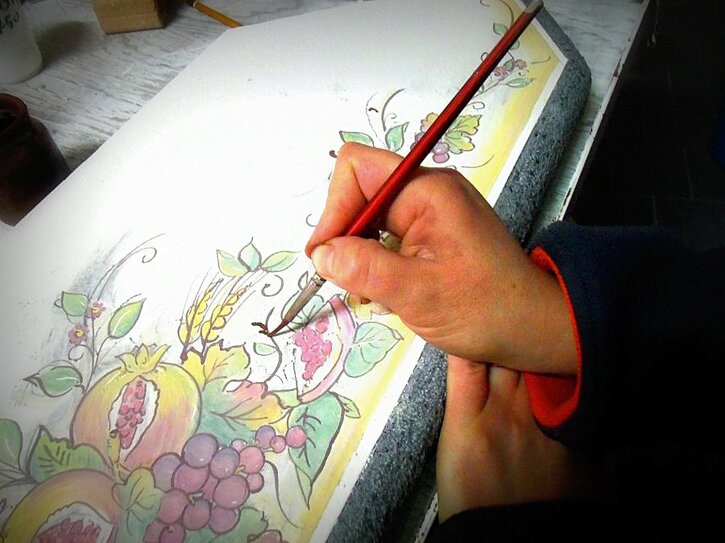 JTdCJTIyaXQlMjIlM0ElMjJDcmVhcnQlMjBDZXJhbWljaGUlMjAlRTIlODAlOTMlMjBUcmFkaXppb25lJTIwZSUyMEFydGlnaWFuYWxpdCVDMyVBMCUyMFNpY2lsaWFuYSUyMiU3RA==