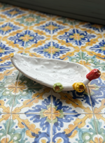vassoio-in-ceramica-siciliana-a-forma-di-fico-dindia-con-frutti-bianco-decorato-a-mano