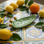 vassoio-in-ceramica-verde-a-forma-di-fico-dindia-con-frutti-decorato-a-mano