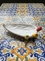 vassoio-in-ceramica-siciliana-a-forma-di-fico-dindia-con-frutti-bianco-decorato-a-mano