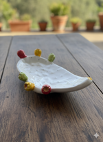 vassoio-in-ceramica-siciliana-a-forma-di-fico-dindia-con-frutti-bianco-decorato-a-mano