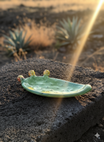 vassoio-in-ceramica-verde-a-forma-di-fico-dindia-con-frutti-decorato-a-mano