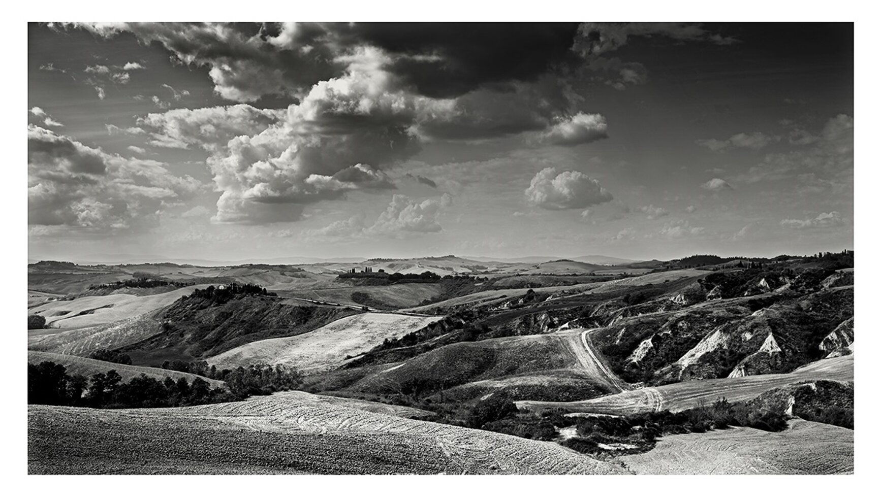 volterra la toscana1-bw.jpeg