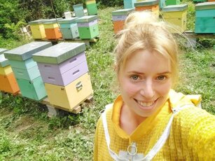 Apicoltore con Alveari (donna sorridente con alveari)