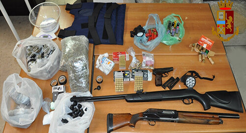 Cinque arresti della Polizia ad Adrano per spaccio di droga, colpito il clan Santangelo-Taccuni