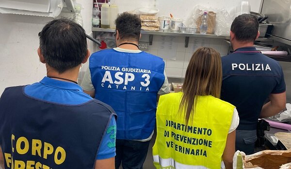 Controlli della task force coordinata dalla Polizia di Stato in 6 attivit&agrave; commerciali presenti in aeroporto, sospesa l&rsquo;attivit&agrave; di 3 bar, uno per lavoro in nero e due per la presenza di blatte e cattive condizioni igieniche