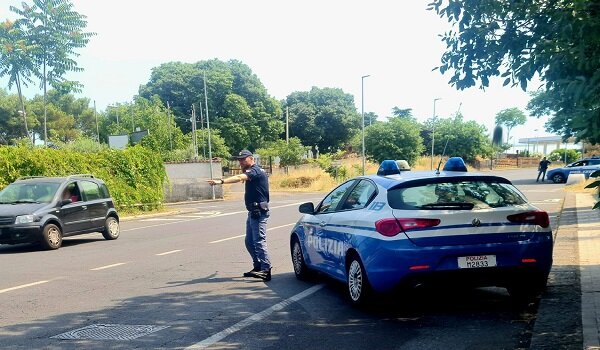 Controlli della Polizia di Stato nel territorio di Pedara e Trecastagni, pattugliamento di strade e piazze, sequestri amministrativi e sanzioni per 5000 euro