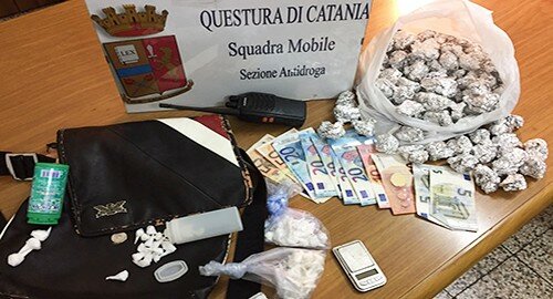 Arrestati dalla Polizia in via Capo Passero due spacciatori, sequestrati numerosi involucri di sostanza stupefacente
