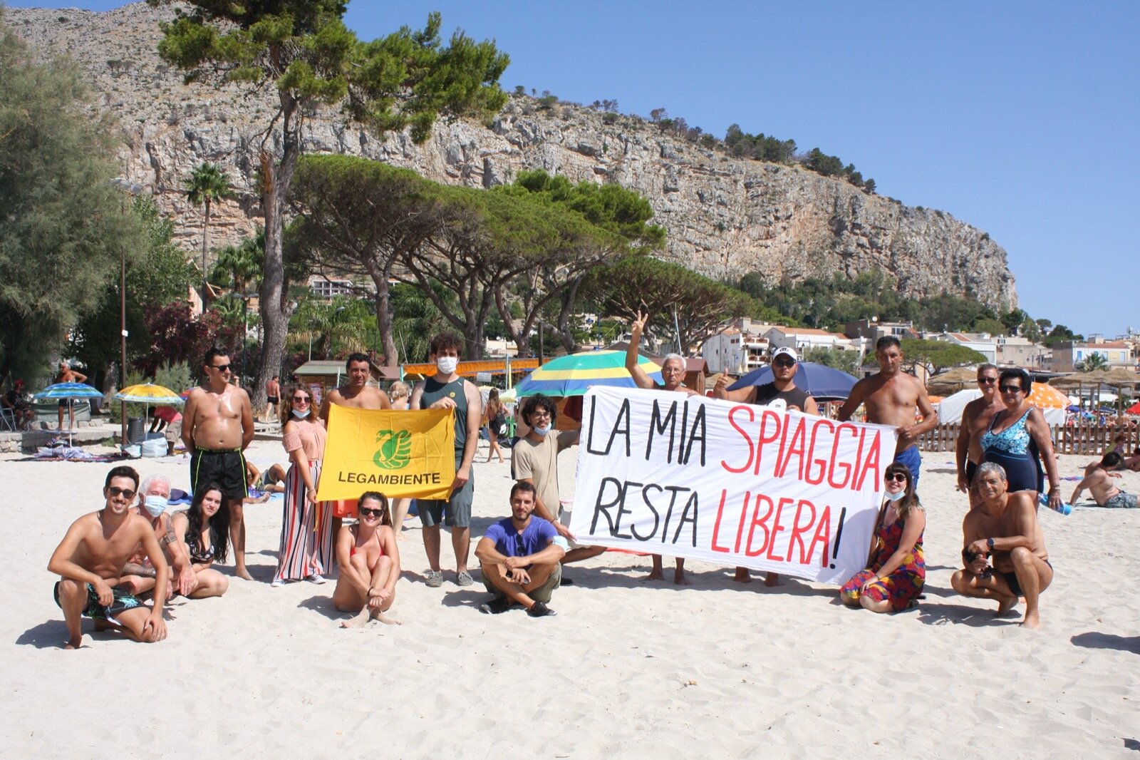 &ldquo;La mia spiaggia resta libera&rdquo;, flash mob di Legambiente Palermo sulla spiaggia di Mondello
