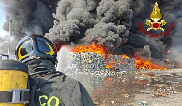 Vigili del Fuoco in emergenza, la denuncia dell'Ugl: "Pochi uomini e mezzi, in difficolt&agrave; contro gli incendi"