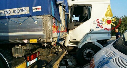 Incidente ieri pomeriggio in viale Kennedy tra mezzi pesanti, ferito autista di un camion, intervento dei Vigili del Fuoco Incidente ieri pomeriggio in viale Kennedy tra mezzi pesanti, ferito autista di un camion, intervento dei Vigili del Fuoco