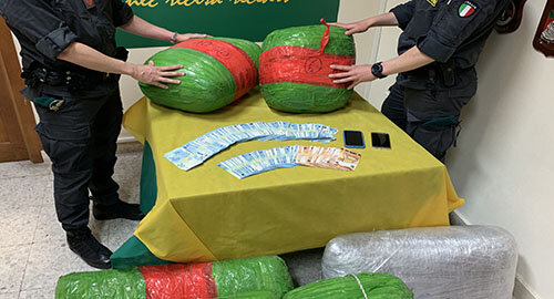 Sequestrati dalla Guardia di Finanza in un garage di Misterbianco 136 kg di marijuana, arrestato un corriere