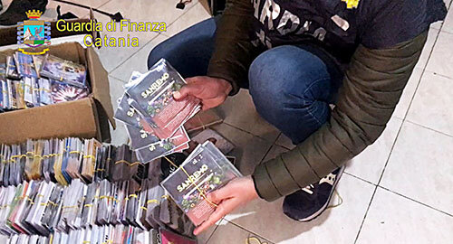 Scoperta dalla Guardia di Finanza centrale di masterizzazione e contraffazione nel quartiere di San Cristoforo