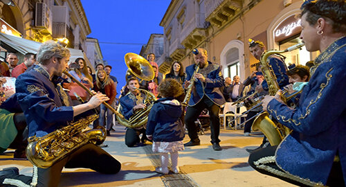 L&rsquo;arte circense di "Scenica" conquista Vittoria, primo fine settimana del festival di magia e arte del circo con ospiti da tutto il mondo