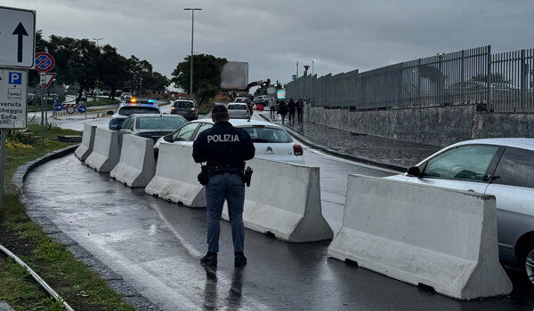 Pioggia di sanzioni della Polizia di Stato per i veicoli in sosta selvaggia nelle corsie riservate ai mezzi di soccorso in via Santa Sofia